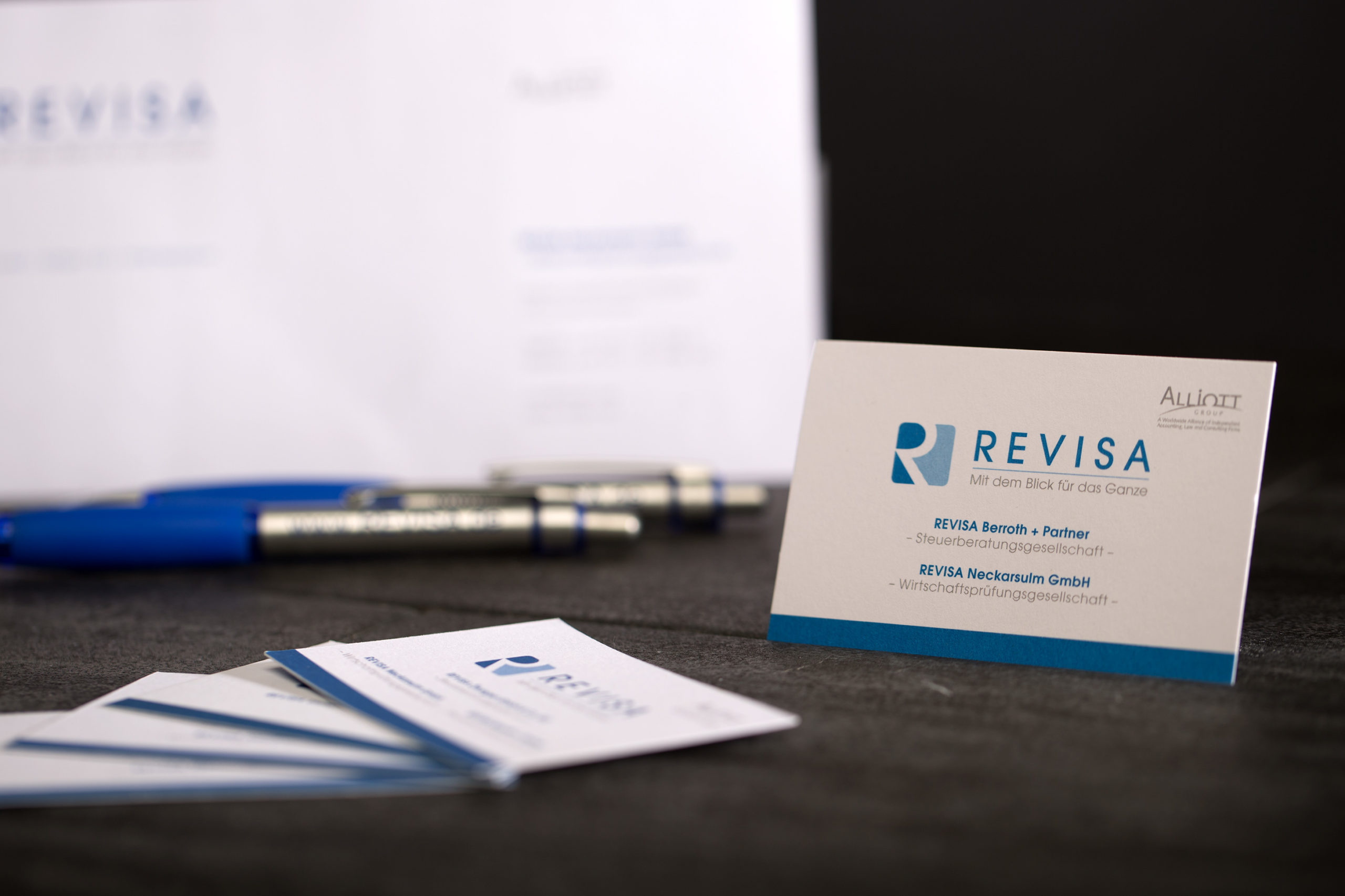 Crossvertise Kontakt Login Registrieren Warenkorb 0 Alle Medien Plakat DOOH Radio Print Online Kino TV Specials Willkommen im Glossar Begriffe aus Werbung und Medien Hier finden Sie eine Erläuterung der wichtigsten Fachbegriffe aus der Medienbranche rund ums Thema Werbung und Medien. crossvertise ist der einzigartige Onlinemarktplatz für Werbemedien aller Art. Entsprechend erwarten Sie hier Begriffserläuterungen aus den Bereichen Plakatwerbung, Außenwerbung, Radiowerbung, Printwerbung, Kinowerbung, Mobilewerbung, Onlinewerbung und TV-Werbung. Download-Tipp Previous Social Media slider-epaper-social-media Außenwerbung slider-epaper-aussenwerbung Radiowerbung slider-epaper-radiowerbung Onlinewerbung slider-epaper-onlinewerbung TV-Werbung slider-epaper-tv-werbung Recruiting slider-epaper-recruiting Mediastrategie slider-epaper-mediastrategie Printwerbung slider-epaper-printwerbung Kinowerbung slider-epaper-kinowerbung Digital OoH slider-epaper-dooh Verkehrsmittel slider-epaper-verkehrsmittelwerbung Display Advertising slider-epaper-display Social Media slider-epaper-social-media Außenwerbung slider-epaper-aussenwerbung Radiowerbung slider-epaper-radiowerbung Onlinewerbung slider-epaper-onlinewerbung TV-Werbung slider-epaper-tv-werbung Recruiting slider-epaper-recruiting Mediastrategie slider-epaper-mediastrategie Printwerbung slider-epaper-printwerbung Kinowerbung slider-epaper-kinowerbung Digital OoH slider-epaper-dooh Verkehrsmittel slider-epaper-verkehrsmittelwerbung Display Advertising slider-epaper-display Social Media slider-epaper-social-media Next A B C D E F G H I J K L M N O P Q R S T U V W X Y Z Zur Listenansicht wechseln A Above-the-Line Medien Above-the-Line Medien beschreiben medienbezogene Kommunikationsmaßnahmen im Sinne der klassischen Kommunikationsmittel, wie Printwerbung, TV-Werbung, Radiowerbung, Plakatwerbung, Kinowerbung und Online-Werbeanzeigen. Sie steht damit im Gegensatz zur Below-the-Line-Werbung. Zurück nach oben Aufenthaltszeit Es ist nicht nur wichtig, wie viele Nutzer auf die Seite kommen, sondern ebenso wie intensiv sie sich mit der Seite beschäftigen. Darüber gibt die Aufenthaltszeit Aufschluss. Ist die Aufenthaltszeit zu gering, kommen entweder Nutzer auf die Seite, die an dem Inhalt gar nicht interessiert sind. Oder die Seite ist nicht spannend genug aufbereitet. Zurück nach oben Abmelderate Bei der Abmelderate wird erfasst, wie viel Prozent der Empfänger einer E-Mail sich anschließend abgemeldet haben. Zurück nach oben Anschnitt Jedes Plakatmotiv wird je nach Format vor dem Plakatieren entweder noch zugeschnitten oder beim Befestigen in sogenannte Plakat-Halterungen eingehängt. Deshalb muss beim Anlegen der Grafik-Datei darauf geachtet werden, zusätzlich zur normalen Datei-Größe immer noch einen umlaufenden Beschnitt von drei Millimetern einzubauen. Dieser stellt sicher, dass später auch alles zu sehen ist, wenn das Plakat hängt. Zurück nach oben Abspannsplit Werbeeinblendungen beim Abspann von Fernsehformaten wie Filmen und Serien. Der emotionale Ausklang eines Formates und die hohe Aufmerksamkeit der Zuschauer machen diese Werbeform interessant. Mehr zu TV-Werbung Zurück nach oben Ad Abkürzung für englisch: "Advertisement"= deutsch: Werbung / Anzeige. Im Internet sind damit auch Pop-ups und Werbebanner gemeint. Mehr zu Onlinewerbung Zurück nach oben Allonge Die Allonge ist werbesprachlich ein Anhang an einen Werbefilm oder einen Radiospot. Ein Beispiel ist die schriftliche oder akustische Aufführung von Händler- oder Bezugsadressen im Anschluss an eine Filmsequenz oder einen Werbespot im Radio. So wird z.B. oft bei Kinowerbung die Produktwerbung für Markenartikel durch die Nennung eines lokalen Händlers und/oder Aufführung eines bekannten Firmenauftritts für den lokalen oder zeitlich begrenzten Einsatz (Diese Woche besonders günstig bei …) angepasst. Zurück nach oben AdClicks AdClicks bezeichnen Klicks auf ein Werbemittel, der i.d.R. zum Angebot des Werbetreibenden führt. Besonders für die Bewertung von Response-Kampagnen ist der Klick eine wichtige Kennzahl, da er die Reaktion der Nutzer direkt wiedergibt. Zur Bewertung von Branding-Kampagnen ist er nur bedingt geeignet. mehr zu Onlinewerbung Zurück nach oben Ambient Media Ambient Media bezeichnet Werbemittel, die im Außenbereich im direkten Umfeld der Zielkunden eingesetzt werden. Beispiele sind Werbeträger in Restaurants, Schwimmbädern oder Fitnessstudios. mehr zu Ambientwerbung Zurück nach oben AdImpression (AI) Anzahl der Einblendungen einer Onlinewerbung. Die Zählung erfolgt, wenn das Werbemittel vollständig eingeblendet wurde. mehr zu Onlinewerbung Zurück nach oben Ambush-Marketing Auch Parasiten- oder Schmarotzer-Marketing genannt. Gezielte Marketingaktivitäten, die die mediale Aufmerksamkeit eines Events ausnutzen ohne selbst Sponsor zu sein. Der Begriff Ambush kommt aus dem Englischen und bedeutet Hinterhalt. mehr zu Mediaplanung Zurück nach oben Antizyklistische Werbung Werbeaktivitäten aus konjunkturellem Anlass. Überproportionale Werbeaufwendung zu einem Zeitpunkt, in dem Nachfrage und Beschäftigung in der Volkswirtschaft rückläufig sind (Rezession) bzw. bei Einschränkung der Werbeaufwendungen in Boomzeiten. Zurück nach oben Adserver Datenbankbasiertes System zur Bereitstellung und Verwaltung von Werbeflächen im Internet, das durch Protokollierung den Werbeerfolg einer Online-Werbeschaltung messbar macht. mehr zu Onlinewerbung Zurück nach oben AE Die Abkürzung steht für "Annoncen Expedition". Damalige Bezeichnung der Vermittler (Vorläufer der Werbeagenturen) zwischen Zeitung und werbetreibenden Unternehmen, die eine Anzeige schalten wollten. mehr zu Printwerbung Zurück nach oben AS Abkürzung für Anzeigenschluss im Printbereich. mehr zu Printwerbung Zurück nach oben Auflage Bezeichnung für die Zahl der auf einmal – in einem Druckvorgang – produzierten Exemplare einer Publikationen im Verlagswesen (Zeitung, Bücher, etc.). Zurück nach oben Affinität Die Affinität bezeichnet, wie hoch der Nutzeranteil einer bestimmten Zielgruppe an der Gesamtbevölkerung ist. Sie wird als Indexwert zur Zielgruppennähe eines Mediums angegeben. Ein Index von 110 bedeutet beispielsweise, dass der Anteil der Sehbeteiligung einer bestimmten Zielgruppe im betreffenden Medium um 10 % höher liegt als der Anteil dieser Zielgruppe an der Gesamtbevölkerung. Formel: (RW in der ZG / RW in der Ges. Bev.) x 100 mehr zu TV Werbung Zurück nach oben Ausgabe Unterscheidung der Aufmachung oder des Inhalts einer Auflage von anderen Auflagen desselben Werkes. Zurück nach oben Affichenpapier Spezielles, nassreißfestes Druckpapier mit blauer Rückseite, um ein Durchscheinen überklebter Plakate zu verhindern. Zurück nach oben Außenwerbeträger Instrument der Außenwerbung, das zur Anbringung eines Außenwerbemittels dient u.a. Allgemeinstelle, City-Light-Poster, Ganzsäule, Großfläche, Litfasssäule. mehr zu Außenwerbung Zurück nach oben Außenwerbung Auch Out-of-Home genannt, umfasst alle Werbeformen, bei denen sich die Werbeträger im öffentlichen Raum befinden. mehr zu Außenwerbung Zurück nach oben ag.ma Eine Abkürzung für die Arbeitsgemeinschaft Media-Analyse e. V.. Als Joint Industry Committee (JIC) forscht der Verein unter Einbeziehung aller im Markt agierenden Verkäufer und Käufer von Medialeistungen. mehr zu Mediaplanung Zurück nach oben AGF Die Arbeitsgemeinschaft Fernsehforschung ist ein Zusammenschluss der Sender ARD, ProSiebenSat1 Media AG, RTL und ZDF zur gemeinsamen Durchführung und Weiterentwicklung der kontinuierlichen quantitativen Fernsehzuschauerforschung in Deutschland. Werbekunden, Media-Agenturen sowie weitere Sender sind in den Arbeitsgremien der AGF ebenfalls vertreten. Durch diese breite Mitgliedsbasis haben sich die von der AGF herausgegebenen Fernsehnutzungsdaten als allgemein anerkannte "Marktwährung" etabliert. mehr zu TV Werbung Zurück nach oben AWA Die Allensbacher Markt- und Werbeträger-Analyse, die die Mediennutzung sowie das Konsumverhalten und die Einstellungen Erwachsener ab 14 Jahre erfasst, wird vom Institut für Demoskopie Allensbach einmal pro Jahr erstellt. Die AWA weist im Vergleich zu MA niedrigere Fallzahlen, ein anderes Verfahren zum Stichprobenziehen von den Befragten sowie weitreichende Fragen zu Lifestyle und Produkt- und Markenverwendung auf. Zurück nach oben AGOF Die Arbeitsgemeinschaft Online-Forschung ist der Zusammenschluss der führenden Online-Vermarkter Deutschlands mit dem Ziel, eine einheitliche Online-Währung zu etablieren. mehr zu Onlinewerbung Zurück nach oben Awareness Die Bekanntheit einer Marke oder eines Anbieters beim Verbraucher. Zurück nach oben AIDA-Modell Der Name ist ein Akronym, welches sich aus den Anfangsbuchstaben der einzelnen Phasen zusammensetzt: Attention (Aufmerksamkeit): Der Kunde wird auf das Produkt aufmerksam. Interest (Interesse): Der Kunde bekundet sein Interesse am Produkt. Desire (Verlangen): Der Kunde will das Produkt besitzen. Action (Handeln): Der Kunde erewirbt das Produkt. Zurück nach oben B Branding Unter Branding versteht man den Aufbau einer Marke, also das Image. Durch ihr Alleinstellungsmerkmal wird die Marke zum Aushängeschild des Unternehmens. Gezielte Marketingmaßnahmen steigern ihren Wiedererkennungswert und führen dazu, dass die Marke lange in den Köpfen der Kunden/Konsumenten bleibt. Zurück nach oben Bounce-Rate (Absprungrate) Die Bounce-Rate bzw. Absprungrate gibt an wie viele Nutzer eine Webseite direkt auf der Einstiegsseite wieder verlassen ohne weitere Klicks bzw. Seitenaufrufe zu tätigen. Finden Nutzer in kurzer Zeit nicht das, wonach sie suchen, verzeichnen Websites oft eine hohe Bounce-Rate. Das kann in erster Linie 2 Gründe haben: Entweder sind die falschen Inhalte auf der Seite oder es werden mit Online-Maßnahmen die falschen Nutzer auf die Seite geholt. Die Bounce-Rate gibt es auch im E-Mail-Marketing. Hier wird mit der Bounce-Rate ermittelt, wie viele E-Mails nicht zugestellt werden konnten. Dabei gibt es die Unterscheidung zwischen Soft-Bounces und Hard-Bounces. Soft-Bounces können nur vorübergehend nicht zugestellt werden, Hard-Bounces dagegen können grundsätzlich nicht mehr zugestellt werden. Zurück nach oben Below-the-Line Medien Als Below-the-Line Medien werden alle „nicht-klassischen“ Werbe- & Kommunikationsmaßnahmen bezeichnet. Im Gegensatz zu den Above-the-line-Maßnahmen gilt Below-the-line-Werbung insgesamt als direkter, persönlicher und zielgruppenspezifischer. Zu den Below-the-Line Medien gehören z. B. Promotion-Teams, Event Marketing, Sponsoring, Direct Marketing oder neue alternative Werbeformen wie Viral Marketing, Guerilla Marketing oder Ambient Medien. Zurück nach oben B-to-B oder B2B Business to Business. Handels- und Kommunikationsbeziehungen zwischen mindestens zwei Unternehmen oder Behörden. Zurück nach oben B-to-C oder B2C Business to Consumer. Handels- und Kommunikationsbeziehungen zwischen Unternehmen und Privatpersonen / Konsumenten. Zurück nach oben Banderole Plastik- oder Papierband, das ein Produkt umschließt. Häufig um Zeitschriften oder Pappbecher zu finden. Zurück nach oben Basisauszählung Der Anteil der Zielgruppe an der Gesamtbevölkerung wird durch eine Basisauszählung bestimmt. Zurück nach oben Basiserhebung Eine Analyse, die nur generelle Einsichten ermittelt. Sie kann Grundlage für Untersuchungen mit bestimmter Zielsetzung sein (z. B. Analyse von Konsumgewohnheiten). Zurück nach oben Behavioral Targeting Behavioral Targeting bedeutet, die Werbeauslieferung davon abhängig zu machen, welche Online-Inhalte die Internet-Nutzer zuvor aufgerufen haben. Somit kann etwa Besuchern von Auto-Seiten auch dann Auto-Werbung eingeblendet werden, wenn sie später auf Finanz-Seiten surfen. mehr zu Onlinewerbung Zurück nach oben Beilage Diese Zustellform der Haushaltswerbung erfolgt als Beilage in einer kostenlosen Wochenzeitung/Anzeigenblatt. Oftmals dürfen bei dieser Zustellform auch Werbeverweigerer mit bedient werden. Zurück nach oben Bekanntheitsgrad Ausmaß, in dem eine bestimmte Marke, ein Name oder Produkt "bekannt" ist. Man unterscheidet dabei nach "aktiver" (Ermittlung mit Unaided Recall / ungestützt) und "passiver" Bekanntheit (Ermittlung mit Aided Recall / gestützt). Der Bekanntheitsgrad kann einen sehr starken Einfluß auf die Ergebnisse von Anzeigen-Tests haben: Je höher der Bekanntheitsgrad einer Marke, um so höher auch die Chance der Wiedererkennung. Zurück nach oben Brand Awareness Engl. für „Markenbekanntheit“. Die Markenbekanntheit bezeichnet einen durch die Befragung von Zielgruppen ermittelten Wert, der angibt, wie viel Prozent der Befragten sich an eine bestimmte Marke erinnern konnten und unter welchen Bedingungen sie sich erinnern. Unter anderem wird dabei untersucht, ob die Befragten die Marke der richtigen Produktkategorie zuordnen können, dieser Marke vertrauen und sie mit positiven bzw. negativen Eigenschaften verknüpfen. Zurück nach oben Briefing Informationsgrundlage für die Werbeagentur, um eine Werbestrategie oder -kampagne zu entwickeln. Ein Briefing wird entweder vom Kunden gestellt oder sinnvollerweise mit der Werbeagentur erarbeitet. Zurück nach oben Budget / Etat Er bezeichnet die finanziellen Mittel, die in einem bestimmten Zeitraum für eine Werbekampagne zur Verfügung stehen. In der Regel entfällt der weitaus größte Teil des gesamten Werbeetats auf den Medieneinsatz. Er bildet die Basis für eine optimale Umsetzung der Aufgabenstellung und für einen erfolgreichen Mediaplan. Zurück nach oben C CTR - Click-Through-Rate Die Click-Through-Rate (dt. Klickrate) gibt es Verhältnis von Klicks auf eine Landeseite zur Anzahl der Anzeigeneinblendungen an. Zurück nach oben CPO - Cost per Order Gibt die Kosten pro Auftrag/Bestellung an. Diese Vergütung ist vor allem im Affiliate-Bereich weit verbreitet. Meist wird ein prozentualer Wert festgelegt, z.B. 10% vom Warenkorb. Es gibt auch die Möglichkeit einer festen Vergütung, z.B. 10,00 € pro Bestellung, unabhängig von der Höhe des Warenkorbs. Zurück nach oben CPL - Cost per Lead CPL gibt die Kosten pro gewonnenem Lead an. Bei diesem Abrechnungsmodell wird zumeist eine Kontaktaufnahme, Teilnahme am Gewinnspiel oder das Ausfüllen eines Formulars vergütet. Zurück nach oben CPA - Cost per Action/ Aquisition Beim CPA-Modell handelt es sich um ein Vergütungssystem, bei dem eine bestimmte Aktion vergütet wird. Diese sehr allgemeine Bezeichnung lässt dabei viele Möglichkeiten zu, z.B. der Download eines Whitepapers, die Anmeldung zu einem Newsletter oder das Registrieren auf einer Webseite. Zurück nach oben CPM - Cost per Mille Bei dieser Abrechnungsmethode werden Vergütungen pro tausend Kontakte abgerechnet. Dieses Modell wird auch als TKP bezeichnet. Zurück nach oben Conversion Als Conversions werden bestimmte Aktionen bezeichnet. Das ist oftmals der Kauf eines Produktes. Es können aber auch Aktionen wie die Anmeldung zu einem Newsletter oder ein PDF-Download sein. Zurück nach oben Conversion-Rate Die Conversion-Rate (CR) gibt dass prozentuale Verhältnis zwischen Bannerviews (oder Bannersicht) und den erreichten Conversions an. Die Steigerung der Conversion-Rate sollte ein erstrebenswertes Ziel sein. Denn damit erreicht man mit dem gleichen Budget-Einsatz mehr Abschlüsse. Zurück nach oben City-Light-Board Verglaste und hinterleuchtete Vitrine in 2,50 m Höhe, in die ein Plakat eingesetzt wird. mehr zu City-Light-Board Zurück nach oben City-Light-Poster Verglaste und hinterleuchtete Vitrine, in die ein Plakat eingesetzt wird. mehr zu City-Light-Poster Zurück nach oben City-Light-Säule Vollverglaste hinterleuchtete Litfaßsäule. mehr zu City-Light-Säule Zurück nach oben Cityplex-Kino Modernes kleineres Kinocenter in der Innenstadt mit 3-6 Leinwänden. In Ausstattung und Komfort vergleichbar mit modernen Großkinos, wegen des kleineren Publikums allerdings nicht den Multiplexkinos zuzuordnen. Häufig in mittelgroßen Städten zu finden. mehr zu Kinowerbung Zurück nach oben Click-Through-Rate Gibt an, wie viele Klicks eine Werbeanzeige pro Seitenaufruf erhält. mehr zu Mobilewerbung Zurück nach oben Cluster Statistische Personengruppe, deren Mitglieder bestimmte gemeinsame Merkmale aufweisen, die sich von allen anderen Teilgruppen einer Grundgesamtheit unterscheiden. Zurück nach oben Content Ad/ Medium Rectangle Die ContentAd bezeichnet ein Werbemittelformat in der Onlinewerbung. Hier wird das Werbemittel direkt im redaktionellen Umfeld platziert, was eine erhöhte Aufmerksamkeit der Nutzer erzeugt. Das Format des Medium Rectangles ist wie der Name sagt ein Rechteck, die Abmessungen betragen üblicherweise 300 x 250 Pixel - aber auch andere Formate sind möglich. Zurück nach oben Contentsplit Fernsehspot, der in einem vorgegebenen Rahmen des Senders ausgestrahlt wird. Dieser Rahmen umfasst Informationen (Wetterdaten, Fußballergebnisse, o.ä.) für den Zuschauer und erhöht dadurch dessen Aufmerksamkeit. Zurück nach oben Cost per GRP Der GRP-Preis ist ein Index zur Wirtschaftlichkeitskontrolle von Kampagnen. Er orientiert sich an den Kosten, die für die Kontaktchance mit 1% der Zielgruppe entstehen. In der TV-Branche berechnet man den Cost per GRP meist auf der Basis des Halb-Minuten-Preises. mehr zu TV-Werbung Zurück nach oben CPC CPC steht für Cost per Click und bezeichnet den Klickpreis. Es ist eine weit verbreitete Abrechnungsmethode vor allem bei den bezahlten Suchanzeigen und gibt die Kosten an, die ein Klick verursacht hat. Zurück nach oben CPV - Cost-per-Visit Steht für Kosten pro Besuch. Der Werbungtreibende zahlt nicht für die Einblendung seiner Anzeige, sondern erst dann, wenn ein Nutzer die Reklame anklickt und die beworbene Website tatsächlich besucht. mehr zu Onlinewerbung Zurück nach oben Crawl Werbeeinblendung im Laufband von Nachrichtensendern wie z.B. n-tv. Ein Laufband ist ein News-Ticker, der am unteren Bildschirmrand die aktuellsten Neuigkeiten wie z.B. Börsenwerte oder Hochrechnungen einblendet. mehr zu TV-Werbung Zurück nach oben Crossmedia Die Kommunikation über mehrere inhaltlich, gestalterisch und redaktionell verknüpfte Kanäle, die den Nutzer zielgerichtet über die verschiedenen Medien führt und auf einen Rückkanal verweist. Zurück nach oben Crossmedia-Werbung Mit Crossmedia-Werbung können Werbetreibende die Synergieeffekte vernetzter Kommunikation nutzen. Die Werbebotschaft wird nicht nur On Air kommuniziert, sondern durch die Einbindung ins Off Air (Events) und Online Programm des Senders integriert. Auf diese Weise werden die spezifischen Stärken der jeweiligen Medien optimal genutzt. mehr zu Radiowerbung mehr zu TV-Werbung mehr zu Onlinewerbung Zurück nach oben Customer Journey Die Customer Journey beschreibt den Weg des Users im Internet – von der Bedarfserkennung bis hin zum Kaufabschluss. Einen Großteil dieses Weges zu kennen, bedeutet für Werbetreibende einen entscheidenden Vorteil: Sie wissen, welche Maßnahmen einzeln oder in Kombination (finanziellen) Erfolg bringen. mehr zu Onlinewerbung Zurück nach oben D Dekade Bezeichnet eine Buchungsperiode im Außenwerbebereich. Das Kalenderjahr besteht insgesamt aus 34 Dekaden. Eine Dekade umfasst dabei abwechselnd 10 bzw. 11 Tage, in dem Plakatstellen gebucht werden können. Jeweils zu Beginn und zum Ende eines Jahres gibt es eine Dekade mit 14 Tagen. Die genauen Termine können dem Dekadenplan entnommen werden. mehr zu Plakatwerbung Zurück nach oben Demographische Merkmale Sie beschreiben wirtschaftliche und - eingeschränkt - soziale Eigenschaften von Personen oder auch Ländern, Gemeinden, Gesellschaften. Zu den typischen und häufig benutzten demographischen Merkmalen gehören Alter, Geschlecht, Familienstand, Schulbildung, Berufstätigkeit, Art der Berufstätigkeit und die Wohnortgröße. Sie sind die Unterscheidungsmerkmale in der Planung und Forschung. Zurück nach oben Digitaldruck Innovatives Druckverfahren, welches sich für die kostengünstige Herstellung von Kleinstauflagen bis ca. 200 Stück eignet. Zurück nach oben Direkt-Mailing Oberbegriff für jede Direkt-Werbesendung, die den Empfänger per Post erreicht. Zurück nach oben Direktverteilung Die Zustellung erfolgt an Privathaushalte im Zustellgebiet durch Einstecken der Prospekte in vorhandene Briefkästen mit Namensschild. Briefkästen mit Werbeverbot dürfen nicht beliefert werden. Zurück nach oben Direktwerbung Direktwerbung umfasst alle Formen der individuellen, nicht persönlichen Kommunikation zwischen Anbieter und ausgewählten Nachfragern, vorrangig Werbebriefe, Prospekte, Kataloge, Warenproben. Sie ist untergeordneter Bestandteil des Direktmarketing innerhalb der Marktkommunikation des Marketings. Zurück nach oben DPI Dots per Inch ist eine Maßeinheit für die Auflösung beim Druck. Zurück nach oben Drive Time Bezeichnet die Hauptsendezeit im Radio, die jeweils für wenige Stunden am Morgen und Abend überwiegend Pendler über das Autoradio erreicht. Zurück nach oben Druckauflage Die Druckauflage umfasst die Anzahl der gedruckten Exemplare eines Printmediums. Zurück nach oben DU Abkürzung für Druckunterlagen im Print-Bereich. mehr zu Printwerbung Zurück nach oben Duftpunkt Auf Anzeigen oder Beilagen kann durch Duftlack ein Geruch angebracht werden, durch den z.B. Gerüche von Parfums angenähert werden. mehr zu Printwerbung Zurück nach oben E Einschaltquoten Die Einschaltquote einer Radio- oder Fernsehsendung ist der prozentuelle Anteil der Empfangshaushalte, die zu einem gegebenen Zeitpunkt die Sendung verfolgten, an der Gesamtmenge aller Empfangshaushalte: Die Prozentzahl lässt somit Rückschlüsse auf die absolute Zuschauerzahl zu. Umgangssprachlich ist manchmal auch diese absolute Zuschaueranzahl die Einschaltquote. Die Erhebung dieser Daten findet über die Gesellschaft für Konsumforschung (GfK) statt. Zurück nach oben Erhebung Sie bezeichnet die systematische Untersuchung, Auszählung oder Beobachtung einer Gesamtheit oder Stichprobe von Elementen. Sie soll die Häufigkeit, Intensität und Beziehung von bestimmten Merkmalen dieser Elemente feststellen. Zurück nach oben Evaluierung Bewertung vorgegebener alternativen Streupläne anhand von bestimmten Bewertungskriterien, wie z. B. Nettoreichweite, Tausendleserpreis, Kontaktverteilung. Zurück nach oben EVT Abkürzung für Erstveröffentlichungstag einer Anzeige im Print-Bereich. mehr zu Printwerbung Zurück nach oben EX Abkürzung für Exemplar im Printbereich. Zurück nach oben Expandables Werbemittel, das sich bei Mouse-Over oder Klick vergrößert. mehr zu Onlinewerbung Zurück nach oben Externe Überschneidung Überschneidung der Nutzerschaft bei Belegung verschiedener Medien. Beispiel: Eine bestimmte Anzahl von Personen hört denselben Werbespot auf verschiedenen Hörfunksendern. Zurück nach oben F Format Form, Art und Weise, z. B. Größe von Papier, Büchern und anderen Druckerzeugnissen. Auch beim Film sowie eine Sendung oder Serie, die im TV ausgestrahlt wird. mehr zu TV Werbung mehr zu Printwerbung Zurück nach oben Frequency Cap Frequency Cap bedeutet, dass ein Online-Werbemittel an einen erreichten Nutzer mit einer vorher definierten maximalen Anzahl ausgeliefert werden darf. Dahinter steckt die Überlegung, dass dieser erreichte Nutzer offensichtlich nicht durch mehrmaligen Werbemittelkontakt zu einer Interaktion, bspw. einen Klick auf das Werbemittel, zu bewegen ist. Die durch die Auslieferung entstehenden Kosten im Falle einer Abrechnung auf TKP-Basis (Tausenderkontaktpreis) können somit bei einem anderen Nutzer sinnvoller eingesetzt werden und es wird außerdem verhindert, dass sich der Nutzer vom aus seiner Sicht penetranten Erscheinen des Werbemittels gestört fühlt. mehr zu Onlinewerbung Zurück nach oben Frequenz Häufigkeit, mit der ein Werbemedium oder Werbemitteln erscheint z. B. Fernsehspot. Zurück nach oben FullBanner/ SuperBanner Dabei handelt es sich um ein Onlinemedium welches sich horizontal in die Werbeträgerseite integriert, meist am oberen Bildrand. mehr zu Onlinewerbung Zurück nach oben G Genre (Gattung) Unterteilung der verschiedenen Formate in bestimmte Gruppen, z.B. bei den Medien: TV, Print, Online etc. Zurück nach oben Geo-Marketing Geo-Marketing legt seinen Fokus auf räumliche (geographische) Aspekte im Marketing und ergänzt somit die Bereiche des klassischen Marketing-Mixes jeweils um die räumliche Sicht. Das Geo-Marketing hat das Ziel den Markt räumlich zu untergliedern und somit auf regionaler Ebene spezifische Werbemaßnahmen durchzuführen. Zurück nach oben Gesellschaft für Konsumforschung (GfK) Eines der größten Marktforschungsunternehmen der Welt. Seine Forschungsangebote sind in drei Sektoren aufgeteilt: Custom Research, Retail und Technology and Media. Zurück nach oben Gewinnspielkooperation Werbeform, bei der ein Unternehmen den Hauptgewinn eines Gewinnspiels, das inhaltlich in eine Sendung eingebunden ist, zur Verfügung stellt. Je nach Kundenwunsch wird das Produkt genannt, gezeigt oder mithilfe eines Spots vorgestellt. Zurück nach oben Give-Away Ein mit Werbeaufdruck versehenes Präsent, welches bei Aktionen zur Verkaufsförderung oder Messen an potentielle Kunden verteilt wird (z.B.: Kugelschreiber, Schlüsselanhänger, Feuerzeuge). Zurück nach oben Google Adwords Marketing Adwords Marketing sind klassische PPC Anzeige (Pay per Click), die den Werbetreibenden die Möglichkeit gibt in Suchmaschinen Textanzeigen zu schalten. Sobald ein Adwords-Konto bei Google eingerichtet ist, erscheinen die gewünschten Textanzeigen rechts und oberhalb der Suchergebnisse. Huckleberry Friends AG ist Google-Professional-Partner und auf den Bereich Adwordsmarketing mit einer hierfür speziell entwickelten Software spezialisiert. mehr zu Onlinewerbung Zurück nach oben Großfläche Umrahmtes und teils beleuchtetes Plakat im Format 18/1 (600 mm x 426 mm ). mehr zu Großflächenwerbung Zurück nach oben Gross Rating Points (GRP) Der GRP gibt die Brutto-Reichweite eines Werbeträgers in Prozent innerhalb eines Zielgruppenpotenzials an. Die Berechnung des GRP: Netto-Reichweite in Prozent multipliziert mit den Durchschnittskontakten. Siehe auch: Share of Voice Zurück nach oben Grundgesamtheit Gesamtheit aller Personen, die an einer Stichprobe beteiligt waren und durch diese repräsentiert werden. Das kann z.B. eine Stichprobe sein die Gesamtbevölkerung ab 18 Jahren repräsentiert. Zurück nach oben H Haushaltswerbung Form der Direktwerbung, bei der gedruckte Werbeträger (üblicherweise Prospekte/Flyer) an private Haushalte unadressiert durch Zustelldienste verteilt werden. Dabei kann der Werbungtreibende zwischen der Streuung an bestimmte Zielgruppen (Festlegung zum Beispiel nach Beruf, Einkommen, Alter usw.) oder flächendeckender Verteilung nach geographischen Gesichtspunkten wählen. Zurück nach oben Haushaltszahlen Über die Ermittlung der Haushaltszahlen wird die zustellbare Auflage für einen Verteilauftrag via Haushaltswerbung ermittelt. Zum einem werden durch die Zustelldienste regelmäßige Zählungen in den Verteilgebieten durchgeführt, zum anderen liefern Datenspezialisten weitere Informationen zu den Haushalten im Verteilgebiet. Man unterscheidet dabei zwischen Haushaltszahlen brutto (alle Haushalte im Verteilgebiet) und Haushaltszahlen netto (Haushalte abzüglich Werbeverweigerer, also die über Werbung erreichbaren Haushalte). Zurück nach oben I Influencer Marketing Beim Influencer Marketing wird der Einfluss und die Reichweite von Influencern genutzt. Diese stellen Produkte oder Dienstleistungen des Unternehmens auf Ihren verschiedenen Social-Media-Kanälen (z.B. Instagram, Youtube, Facebook, Twitter oder eigenen Blogs) nach Absprache vor. Zurück nach oben Image Sie bezeichnet die Gesamtheit aller Vorstellungen und Einstellungen zu einem Produkt, einer Marke, einem Medium usw. Zurück nach oben IMAX-Kinos Kinos, auf deren übergroßen und gekrümmten Leinwänden speziell produzierte Filme in hoher Bild- und Tonqualität vorgeführt werden. mehr zu Kinowerbung Zurück nach oben Individualrabatt außervertraglicher, nicht vorhergesehner Rabatt. Zurück nach oben In-Page Ads Werbung innerhalb von Webseiten. Neben Standard-Werbebannern, deren Formate vom Interactive Advertising Board festgelegt werden, gibt es ebenfalls standardisierte Premiumwerbeformen, die besonders hohe Aufmerksamkeitswerte erzielen. Sonderwerbeformen ermöglichen mehr Kreativität bei der Gestaltung und können an besonderen Stellen auf einer Webseite stehen. Die Einbettung von Werbevideos in Webseiten ist ebenfalls möglich und wird zu den In-Page Ads. Zurück nach oben Insel-Anzeige Eine Anzeige, die an allen Seiten von redaktionellem Inhalt umschlossen ist. mehr zu Printwerbung mehr zu Onlinewerbung Zurück nach oben In-Stream Video Ads In Onlinevideos und Livestreams können Werbevideos an verschiedenen Positionen des Contents eingefügt werden. Diese werden als Linear Video Ads bezeichnet. Non-Linear Video Ads werden parallel zum Content dargestellt, z.B. als Überlagerung oder Einblendung. Zurück nach oben Intermediaselektion Wahl zwischen verschiedenen Werbemedien (TV, Print, Hörfunk). Zurück nach oben Interne Überschneidung Sie bezeichnet die Überschneidungen der Nutzerschaft bei Mehrfachbelegung in ein und demselben Medium. Beispiel: Eine bestimmte Anzahl von Personen kauft jeden Monat die aktuelle Ausgabe einer Zeitschrift, in der die Werbung platziert ist. Zurück nach oben Internetwerbung Internet beinhaltet alle Werbemaßnahmen im World Wide Web. mehr zu Internetwerbung Zurück nach oben Interstitial Interstitials sind der TV-Werbung nachempfunden (Unterbrecherwerbung). Es erscheint bildschirmfüllend innerhalb des Browserfensters und schließt automatisch wieder. mehr zu Onlinewerbung Zurück nach oben Intramediaselektion Wahl zwischen Werbeträgern (Zeitung, Plakatsäulen, Fernsehsendungen) Zurück nach oben Involvement Im Marketing verwendeter Begriff, der aussagt, wie sehr sich ein potentieller Kunde mit einem Produkt oder einer Dienstleistung identifiziert bzw. wie hoch dessen Nutzen für ihn ist. Zurück nach oben ISSN Abkürzung für International Standard Serial Number. Die Internationale Standardseriennummer dient der genauen Identifizierung von Zeitschriften und Zeitschriftenreihen. Zurück nach oben IVW Informationsgemeinschaft zur Feststellung der Verbreitung von Werbeträgern e.V. Funktion ist die Sammlung und Bereitstellung von validen Daten für die Leistungskontrolle von Werbeträgern. Zurück nach oben J J - Keine Einträge. Zurück nach oben K Kontakte per Termin Als Berechnungsgrundlage der Kontakte pro Termin dient der PPS (Plakatseher pro Stelle). Dabei wird mit einer durchschnittlichen Anzahl von 10.5 Tagen pro Termin (=Dekade) kalkuliert. Es handelt sich bei den Angaben um Bruttoreichweiten. Zurück nach oben K1-Wert Der K1-Wert beschreibt die durchschnittliche Leserschaft einer Zeitung oder Zeitschrift. Damit er erhoben werden kann, stellt man ausgewählten Personen des weitesten Leserkreises gewisse Fragen, die auf die Lesehäufigkeit der Leser abzielen. Mit diesen Angaben wird die Kontaktwahrscheinlichkeit eines Printmediums pro Ausgabe ermittelt. In der optimistischen Annahme, dass alle Leser ihr Leseverhalten richtig einschätzen, gibt der K1-Wert die Nettoreichweite eines Printmediums an. mehr zu Printwerbung Zurück nach oben Kampagne Eine Kampagne umfasst alle für ein Produkt in einem bestimmten Zeitraum getroffenen Werbemaßnahmen. Zurück nach oben Kinovermarkter Agentur, die den Kunden berät und Kinowerbung zu Originalpreisen über die jeweiligen Werbeverwaltungen in den gewünschten Kinos platziert. mehr zu Kinowerbung Zurück nach oben Klassische Medien Zu den klassischen Medien werden TV, Kino, Print, Radio und Plakat gezählt. Zurück nach oben Klebeblock Innerhalb des Dekadenplans wird nach Klebeblöcken (A, B und C) unterschieden. Diese Unterscheidung dient zur Organisation der Kleberouten und der gleichmäßigen Auslastung der Plakatkleber, die nach festgelegten Touren arbeiten. In der Außenwerbung wird eine Dekade aus logistischen Gründen in drei Klebeblöcke unterteilt, die jeweils drei bis vier Tage versetzt beginnen und enden. Innerhalb einer Dekade beginnt die Plakatierung in den Klebeblöcken A, B und C, also an unterschiedlichen Tagen. mehr zu Plakatwerbung Zurück nach oben Klickbetrug Betrug bei klickbasierten Abrechnungsmodellen im Onlinebereich. Manuell oder mithilfe von Programmen wird immer wieder auf einen Werbebanner geklickt, um dem Werbetreibenden erhöhte Kosten zu bereiten. Mögliche Motive sind erhöhte Werbeeinahmen oder das Verschaffen eines Wettbewerbsvorteils. mehr zu Onlinewerbung Zurück nach oben Kontaktchance Chance eine Person durch ein Werbemittel oder einen Werbeträger als Zuschauer oder Nutzer eines Mediums zu gewinnen. Zurück nach oben Kontaktdosis Durchschnittskontakte Zurück nach oben Kontaktverteilung Wenn ein Nutzer in unterschiedlicher Häufigkeit Kontakt mit einem Medium hatte, gehört er automatisch mehreren Kontaktklassen an. Durch die Kontaktverteilung bekommt man einen Eindruck davon, wie viele Personen tatsächlich den einzelnen Kontaktklassen zugetragen werden. Diese Werte können zur Beurteilung der Werbewirkung als Maßstab hergenommen werden. Es sollten möglichst viele Nutzer mit einer mittelstarken Kontaktdosis (d.h. zwei bis sechs Mehrfachkontakte) erreicht werden. Zurück nach oben Konterdruck Art der Plakatproduktion für hinterleuchtete Werbeträger (z.B. City-Light-Poster). Zusätzlich zum normalen Motivdruck erfolgt ein seitenverkehrter Rückseitendruck. Dadurch wird die Farbbrillanz der Motive bei einer Hinterleuchtung gestärkt. Zurück nach oben Konvergenz Konvergenz beschreibt die Annäherung bzw. das Zusammenwachsen verschiedener Medien (z.B. TV und Internet zum interaktiven Fernsehen oder Video-on-Demand). Entsprechend nutzen konvergente Kampagnen nicht nur einen Media-Mix sondern vernetzen die Werbeauftritte und verweisen den Nutzer auf zusätzliche Informationen und Interaktionsmöglichkeiten in weiteren Medien. Zurück nach oben Korrelation Statistische Beziehung zwischen zwei oder mehreren Variablen, die in Wechselwirkung zueinander stehen. Zurück nach oben Kumulation Sukzessive Summierung. Im Bereich der Mediaplanung handelt es sich bei einer Kumulation um das Summieren der Einzel-Reichweiten einer Werbekampagne zur Brutto- oder Netto-Reichweite der Gesamtkampagne einer Mediengattung. Der Kumulationsverlauf ist abhängig von Frequenz und Reichweite. Zurück nach oben L Leads Als Lead wird im Onlinemarketing die Gewinnung eines neuen Kontaktes bezeichnet, z.B. die Gewinnung einer E-Mail-Adresse für das E-Mail-Marketing. Zurück nach oben Local Listing Unter Local Listing versteht man Firmeneinträge in Branchenbüchern und Online-Verzeichnissen. Zurück nach oben Landingpage (Landeseite) Eine Landingpage (auch Landeseite) ist die Website, auf die ein potenzieller Kunde über die Eingabe in eine Suchmaschine oder über eine Online-Werbeanzeige geführt wird. Zurück nach oben L-Anzeige Die L-Anzeige ist eine Kombination aus einer horizontalen und einer vertikalen Streifenanzeige. Sie ist an zwei Seiten durch redaktionellen Inhalt eingerahmt und hat eine Alleinstellung auf der Seite, in der sie eingebunden ist. mehr zu Printwerbung Zurück nach oben LAE Leser-Analyse von Entscheidungsträgern in Wirtschaft und Verwaltung. Periodische Markt-Media-Untersuchung der meinungsbildenden Presse und der Wirtschafts-Presse. Zurück nach oben Launch Amerikanische Bezeichnung für die Einführung einer neuen Marke oder eines neuen Produkts, aber auch einer neuen Werbekampagne oder eines Internetauftritts. Zurück nach oben Layer Sind Werbemittel, welche sich über die Werbeträgerseite legen, was hohe Aufmerksamkeit garantiert. Ähnlich wie bei den Pop-Ups ist mäßiger Einsatz ratsam, um Reaktanzen beim User vorzubeugen. mehr zu Bannerwerbung Zurück nach oben Layout Das komplette Erscheinungsbild eines Medienprodukts. Zurück nach oben Link Querverweis, Verbindung zu weiteren Seiten. Zurück nach oben Live Reader Hierbei handelt es sich um eine Radio-Werbeform. Der gewünschte Text wird live von einem Mitglied der Redaktion verlesen. mehr zu Radiowerbung Zurück nach oben Location Based Advertising (LBA) Ortsbezogene Mobile-Werbung wird als Location Based Advertising bezeichnet. Mit LBA ist es möglich, den aktuellen Aufenthaltsort der Mobile-Nutzer zu berücksichtigen, um so zum Beispiel für gewünschte Produkte oder Dienstleistungen das günstigste Angebot oder besondere Aktionen in der Nähe anzuzeigen. mehr zu Mobilewerbung Zurück nach oben LpA Leser pro Ausgabe. Dieser Wert gibt Zahl der Personen an, die im Durchschnitt eine Zeitung oder Zeitschrift lesen. Nutzungswahrscheinlichkeit ("wie viele Ausgaben von ... gelesen") mehr zu Printwerbung Zurück nach oben LpE Leser pro Exemplar. Anzahl der Personen, die durchschnittlich ein und dasselbe Exemplar eines Titels lesen. mehr zu Printwerbung Zurück nach oben LpN Leser pro Nummer im untersuchten Erscheinungsintervall ("gelesen oder durchgeblättert"). mehr zu Printwerbung Zurück nach oben LpS Leser pro Seite. Kontaktchance mit einer durchschnittlichen Seite einer Ausgabe. mehr zu Printwerbung Zurück nach oben M Marketingstrategie Die Marketingstrategie ist der langfristige Plan für die Entwicklung eines Marketing-Mix, der es dem Unternehmen erlaubt, seine Ziele durch Befriedigung der Bedürfnisse des Zielmarktes zu erreichen. Zurück nach oben Marketingziele Definierte Ziele, die dem Unternehmensbereich Marketing gesetzten und durch Marketingmaßnahmen beeinflussbaren Vorgaben (Sollzustände). Diese Marketingmaßnahmen beziehen sich auf Gewinn, Marktanteile, Verkaufsvolumen, Marktentwicklung und Durchdringung. Sie müssen einen Anreiz enthalten, dürfen aber durch ihre Nichterfüllbarkeit auch nicht bremsend und demotivierend wirken. Es wird zwischen qualitativen und quantitativen Zielen unterschieden. Zurück nach oben Marktanalyse Erhebung von relevanten Daten des anvisierten Marktes. Signale des Marktes sollen aufgenommen und identifiziert werden, um Kundenwünsche berücksichtigen zu können. Dazu müssen die erhobenen Daten ausgewertet und aufbereitet werden. Dabei können nur bereits existierende Märkte erforscht werden. Zurück nach oben Marktforschung Eine effektive Mediaplanung setzt eine solide Marktforschung über das jeweilige Marktsegment bzw. die Zielgruppe, die werbewirksam erreicht werden soll, voraus. Marktforschung ist die systematische (kurzzeitige oder kontinuierliche) Analyse des Marktes, um die gegebene Marktstruktur sowie die spezifischen Verhaltensweisen des Konsumenten in diesem Markt aufzuzeigen. Zurück nach oben Markt-Media-Analyse Bei einer Markt-Media-Analyse handelt es sich um eine Untersuchung, bei der Informationen über das Konsumverhalten verschiedener Zielgruppen sowie deren Mediennutzung analysiert werden. Zurück nach oben Marktnische Immer wieder entstehen Lücken im Markt, da sich die Bedürfnisse der Konsumenten dauernd entwickeln und neue Produkte zur Befriedigung gebraucht werden. Man unterscheidet zwischen manifestierter Nische (Marktlücke) und latenter Nische (Versorgungslücke). Zur Eroberung dieser Nischen verfolgt der Hersteller eine sogenannte Nischenstrategie, die ihm wiederum viele Vorteile und Wettbewerbsvorteile bringen kann. Eine Marktnische kann auch durch eine abrupte Nachfrageänderung oder Veränderung der Angebotsstruktur entstehen. Eine Marktnische kann sich zu einem Nischenmarkt weiter entwickeln oder unentwickelt bleiben. Zurück nach oben Marktsegmentierung Die Aufteilung eines Gesamtmarktes in bezüglich ihrer Marktreaktion in sich homogene und untereinander heterogene Untergruppen (Marktsegmente) sowie die Bearbeitung eines oder mehrerer dieser Marktsegmente. Zurück nach oben Massenmedien Sammelbezeichnung für TV, Presse, Radio und Internet. Im weiteren Sinne auch für Bücher, CDs und Videos, also für Mittel (= Medien), mit denen Nachrichten und Unterhaltung in Schrift, Ton und Bild zu einem breiten Publikum gelangen. mehr zu Massenmedien Zurück nach oben Media-Controlling Die laufende Analyse der Media-Aktivitäten (Media-Strategie, -Einkauf, -Planung, -Leistung, -Abrechnung) mit dem Ziel, bei mittelständischen und großen Werbetreibenden Transparenz zu schaffen, Effizienz zu steigern sowie die Effektivität zu kontrollieren, wird als Media-Controlling genannt. mehr zu Mediaplanung Zurück nach oben Media-Einkauf Einkauf von Werbeflächen bzw. Werbezeiten. Er setzt die Ergebnisse der Mediaforschung, Mediaplanung und Mediaberatung um und ist dem kaufmännischen bzw. finanzwirtschaftlichen Arbeitsbereich in einer Werbe- oder Mediaagentur zugeordnet. mehr zu Mediaplanung Zurück nach oben Media-Mix Der Media-Mix bezeichnet die Kombination verschiedener Werbemedien, wie Radio, Print, TV, Kino, Außenwerbung, Mobile und Internet. Zurück nach oben Media-Planung In einer Mediaplanung stellt man den optimalen Mix an Medien und den zugehörigen Werbemitteln und -trägern zusammen. Als Ergebnis entsteht ein Mediaplan, der bei festgelegtem Werbebudget eine optimierte Wirkung erzielt. Zurück nach oben Mediengattungen Print, TV, Radio, Außenwerbung, Kino, Online, Mobile. Zurück nach oben Millimeterpreis Anzeigenpreis bei Zeitungen und Zeitschriften für das Format einer Spalte mit 1 mm Höhe. mehr zu Printwerbung Zurück nach oben Mobile-Außenwerbung Einsatz von Fahrzeugen oder Fahrzeuganhängern zu Werbezwecken. Diese werden dafür speziell gebaut, umgebaut oder dekoriert sowie gezielt platziert oder nehmen am Straßenverkehr teil. mehr zu Mobile-Außenwerbung Zurück nach oben Mobile-Marketing Die Umschreibung von Marketingmaßnahmen unter Verwendung drahtloser Telekommunikation und mobiler Endgeräte mit dem Ziel, Konsumenten möglichst direkt zu erreichen und zu einem bestimmten Verhalten zu führen. mehr zu Mobilewerbung Zurück nach oben Mouseover Lösen beim Mauskontakt (kein Klick) eine Aktion (z. B. Animation oder Vergrößerung des Banners) aus. Zurück nach oben Multiplex-Kino Hochmoderne und komfortable Kinocenter mit über 6 Leinwänden und mehr als 1000 Sitzplätzen. Ein Saal ist besonders repräsentativ und geräumig gestaltet, um Kinopremieren u.ä. Platz zu bieten. Bars, Cafés und Shops runden das Angebot ab. Mehr zu Kinowerbung Zurück nach oben N Nettoreichweite Unter der Nettoreichweite versteht man die Anzahl der Personen in der Zielgruppe, die mit einer Kampagne oder einem Medium mindestens einmal erreicht wird. Die Netto-Reichweite wird in Prozent oder auch in Anzahl Personen angegeben. Netto-Reichweiten können nicht manuell errechnet werden, sondern nur mit Hilfe von Zählprogrammen. Zurück nach oben Netzbelegung Buchungsmodell im Außenwerbebereich, bei dem mehrere Plakatstellen in sog. Netzen zusammengefasst werden und nur zusammen gebucht werden können. mehr zu Außenwerbung Zurück nach oben Newsletter Rundschreiben mit Nachrichten und Informationen, welches per E-Mail an Abonnenten gesendet wird. Zurück nach oben Nielsen-Gebiete Dabei handelt es sich um die von dem amerikanischen A.C. Nielsen Marktforschungsinstitut vorgenommene Einteilung eines Landes in ungefähr gleichgewichtige Gebiete. In Deutschland bestehen folgende Nielsen Gebiete: Gebiet 1: Schleswig-Holstein, Hamburg, Niedersachsen und Bremen Gebiet 2: Nordrhein-Westfalen Gebiet 3a: Hessen, Rheinland-Pfalz, Saarland Gebiet 3b: Baden-Württemberg Gebiet 4: Bayern Gebiet 5: Berlin Gebiet 6: Mecklenburg-Vorpommern, Brandenburg, Sachsen-Anhalt Gebiet 7: Thüringen, Sachsen. Hinzu kommen 13 Nielsen Ballungsräume, das sind Großstädte und Umgebung bzw. Gebiete wie Rhein-Main und Rhein-Neckar. Die Kaufkraft ist in diesen Gebieten wesentlich höher als in ländlichen Gebieten. Zurück nach oben Nielsen-Media-Research Internationales Marktforschungsinstitut, dessen deutsche Tochtergesellschaft mit Sitz in Hamburg monatlich unter anderem die Brutto-Werbeaufwendungen für die wichtigsten Mediengattungen und Werbeträger nach Wirtschaftsbereichen, Firmen und Produkten (Marken) erhebt. Zurück nach oben Nischenmarkt Es stellt das Gegenteil von einem Massenmarkt dar, weil es weder eine starke Nachfrage, noch eine starke Konkurrenz besteht. Dadurch kann Unternehmen hohe Gewinnmargen erzielen, jedoch keine große Umsätze. Ein Nischenmarkt entwickelt sich aus einer Marktnische. Zurück nach oben Nischenstrategie Form der Marketingstrategie, bei der das Produkt bewusst in eine Marktnische hinein platziert wird. Es versteht sich als wirtschaftliche Betätigung eines Unternehmens auf einem Teilmarkt und ist immer dann sinnvoll, wenn ein Unternehmen aufgrund der eigenen Stärken und Schwächen sein Ziel besser auf einem Teilmarkt als auf dem Gesamtmarkt erreichen kann. Der Vorteil ist hierbei, dass man es mit keinem oder nur wenigen Konkurrenzprodukten aufnehmen muss. Außerdem ist der betreffende Markt in der Regel klar eingrenzbar. Sollte der Anbieter der Erstentdecker einer Nische sein, kann sich dies für ihn als Erstanbieter als sehr rentabel erweisen, da er bis zum Erscheinen erster Nachahmungsprodukte quasi ein Monopol besitzt. Zurück nach oben Nutzer Jede Person, die ein Medium nutzt. Zurück nach oben O Öffnungsrate Die Öffnungsrate beschreibt im E-Mail-Marketing die Anzahl der Nutzer, die eine E-Mail geöffnet haben. Zurück nach oben Öffentlich-rechtliche Sender Von den öffentlich-rechtlichen Fernsehsendern wie ARD und ZDF wird sichergestellt, dass die Meinungsvielfalt und die Grundversorgung für die Bevölkerung gewährleistet sind. Sie bieten Programme die umfassend informieren ohne politisch oder wirtschaftlich zu werten. Jeder Haushalt der öffentlich-rechtliche Rundfunk empfangen will, bezahlt dies aus eigener Finanzierung. Dabei spielt es keine Rolle wie oft und lang die Sender genutzt wurden. Rund 5% des Finanzaufkommens werden aus Werbung gedeckt, wobei die Fernsehwerbung höchstens 20 Minuten täglich betragen darf und auf die Zeit werktags bis 20:00 Uhr beschränkt ist. mehr zu TV Zurück nach oben Offsetdruck Druckverfahren, das sich für Auflagen ab ca. 500 Stück eignet. Zurück nach oben Online Vermarkterkreis (OVK) Ist das zentrale Gremium der deutschen Online- Vermarkter Ziel dieser Vereinigung ist Online-Werbung und Online-Marketing kontinuierlich mehr Gewicht zu verleihen. mehr zu Onlinewerbung Zurück nach oben Opinion-Leader Meinungsbildner innerhalb eines bestimmten Bereichs. Damit ist die Person gemeint, die in seiner Umgebung aufgrund seiner guten Reputation zur besseren Verbreitung der Werbebotschaft bzw. der Produkte beiträgt Zurück nach oben OTH Opportunity to hear. Durchschnittliche Anzahl der Kontakte mit einem Werbeträger oder einer Werbeträgerkombination, bezogen auf alle Personen, die insgesamt von dem Werbeträger bzw. der Kombination erreicht werden, also mindestens einen Kontakt gehabt haben. Berechnung: Summe aller Kontakte (Brutto-Kontakte) / Netto-Reichweite absolut = Durchschnittskontakte. Zurück nach oben OTS Opportunity to see. Durchschnittliche Zahl der Kontakte pro erreichte Zielperson. Zurück nach oben Overflow Als Overflow bezeichnet man die Nutzung von Fernsehsendern außerhalb der Landesgrenzen. Zurück nach oben Overkill Übertriebener Mitteleinsatz, bei dem durch Übersteigerung von Kontakten keine Wirkung mehr erzielt wird. Zurück nach oben P Performance Unter Performance versteht man die Handlung, die man beim Kunden hervorrufen möchte, zum Beispiel ein Webseitenbesuch, eine Terminvereinbarung oder den Kauf des Produkts. Zurück nach oben Programmatic Advertising Programmatic Advertising bezeichnet den automatisierten Einkauf von Werbeflächen auf Webseiten. Dabei wird auf Auktionsbasis auf den richtigen User, zur richtigen Zeit und am perfekten Ort geboten. Zurück nach oben PageImpression Page View, sind eine Kenngrösse zur Messung der Werbeträgerleistung; Messung der Seitenaufrufe von Webseiten, bei der Sichtkonktakte beliebiger Benutzer mit einer Seite gezählt werden. Zurück nach oben Panorama-Anzeige Die Panorama-Anzeige wird über den Bundsteg des Printmediums gedruckt. Sie kann entweder blatthoch oder seitenteilig gebucht werden. mehr zu Printwerbung Zurück nach oben Pay-per-Click Hier wird der Affiliate für jeden Klick eines Users auf einen Werbelink bezahlt. Problematisch hierbei ist zum einen, dass keine Aussage über die Qualität des Besucherstroms getroffen werden kann und dass sogenannter Klickbetrug möglich ist. mehr zu Onlinewerbung Zurück nach oben Pay-per-Lead Zu einer Provisionszahlung kommt es, wenn ein User einem Link auf die Seite des Merchants folgt und sich dort anmeldet oder eine Kontaktaufnahme startet. mehr zu Onlinewerbung Zurück nach oben Pay-per-Sale In diesem Modell wird eine Zahlung fällig, wenn der Kunde einem Link folgt und dadurch auf der Seite des Merchants einen Kauf von Waren bzw. Dienstleistungen oder eine Zahlung tätigt. Die Provisionen können dabei entweder einen fixen Wert aufweisen, prozentual an den Umsätzen gemessen oder nach Warengruppen getrennt berechnet werden. Dieses Modell bietet für den Merchant die größte Planungssicherheit. mehr zu Onlinewerbung Zurück nach oben Performance Marketing Leistungsbasiertes digitales Marketing mehr zu Online-Werbeformen Zurück nach oben Pitch Wettbewerbspräsentation einer (Werbe-)Agentur im Kampf um einen Etat bzw. Klienten. Zurück nach oben PL Abkürzung für Preisliste im allgemeinen Medienbereich. Zurück nach oben Plakatseher pro Stelle (PpS) Bezeichnet die Kontaktsumme eines Werbeträgers pro Tag. Zurück nach oben Plankosten (Rangreihen) Erstellung und Optimierung eines Mediaplanes mit verschiedenen Medien / Belegungseinheiten und Frequenzen. mehr zu Mediaplanung Zurück nach oben Point-of-Interest Point of Interest (POI) sind Orte, welche für den Kunden von Bedeutung sein können. Zurück nach oben Point-of-Sale Die Begriffe Point of Sale (POS) und Point of Purchase (POP) sind gleichzusetzen. Wörtlich übersetzt bedeuten sie: Verkaufs- bzw. Einkaufsstelle aus Sicht des Konsumenten bzw. Verkaufsstelle aus der Sicht des Anbieters. Zurück nach oben Pop-up Pop-ups erscheinen in einem neuen Browserfenster und haben ein hohes Aufmerksamkeitspotenzial. Der User kann sich durch solche Werbeformen auch leicht gestört fühlen. mehr zu Onlinewerbung Zurück nach oben Post-Test Untersuchung nach Durchführung einer Kampagne zur Ermittlung der tatsächlich eingetretenen Wirkung. mehr zu Onlinewerbung Zurück nach oben Predictive Behavioral Targeting Das Predictive Behavioral Targeting verarbeitet Angaben zu Soziodemografie, Lebensart und Produktinteressen des Nutzers, die das System mittels Onlinebefragungen erhält. Sowohl die Befragungs- als auch die Nutzungsdaten der einzelnen User werden anonymisiert gespeichert. Mithilfe statistischer Prognoseverfahren erhalten Nutzer fehlende Befragungsdaten von den befragten Nutzern, die ihnen in ihrem Surfverhalten am ähnlichsten sind. mehr zu Onlinewerbung Zurück nach oben Premium Billboard Verglaste und hinterleuchtete Vitrine meist mit Dreifachwechlser, in die ein Plakat eingesetzt wird mehr zu Plakatwerbung Zurück nach oben Pre-Test Untersuchung vor Durchführung einer Kampagne zur Ermittlung der wahrscheinlichen Wirkung. Zurück nach oben Prime Time Bezeichnet die Hauptsendezeit elektronischer Medien. Zurück nach oben Privates Fernsehen Sender, die von privaten Unternehmen finanziert werden. Für die Zuschauer entstehen keine Gebühren. Die Landesmedienanstalten erteilen die Lizenzen zum Betrieb eines Privatsenders. mehr zu TV Werbung Zurück nach oben Product-Placement Platzierung eines Produktes im redaktionellen Teil eines Werbeträgers, meistens eines Films. In Deutschland ist Product Placement seit April 2010 in Filmen und TV-Serien legal. mehr zu TV Werbung Zurück nach oben Programmsplit Fernsehspot, der ohne Werbetrenner in eine laufende Sendung z.B. vor einem dramaturgischen Höhepunkt eingeblendet wird. Ein programmrelevanter Countdown oder ein Fenster zum paralell weiterlaufenden Programm werden neben dem Werbespot eingeblendet und garantieren eine hohe Aufmerksamkeit der Zielgruppe. mehr zu TV Werbung Zurück nach oben Programmsponsoring Ein ganzes Programm wird präsentiert. Die Standardfloskel lautet: "Diese Sendung wird/wurde präsentiert von ...". mehr zu TV Werbung Zurück nach oben Promostory Minisendung über ein Produkt / ein Unternehmen, das auf diese Weise ausführlich und unterhaltsam präsentiert werden kann. Muss im Unterschied zum deutlich längeren Infomercial nicht dauerhaft als Werbesendung gekennzeichnet werden. mehr zu TV Werbung Zurück nach oben Proximity Marketing Als Proximity Marketing bezeichnet man die ortsbezogene Werbung auf mobilen Endgeräten, die auf Bluetooth oder Ortsmessungen per GPS oder Funk basiert. mehr zu Mobilewerbung Zurück nach oben Public Relations (PR) Öffentlichkeitsarbeit zur Pflege der Beziehungen zwischen einem Unternehmen und der Öffentlichkeit. Zurück nach oben Publikumszeitschrift Eine Gattung unter den Zeitschriften, die auf ein breites Publikum gerichtet ist. Unterhaltung und Information ohne fachliche Prägung stehen daher im Mittelpunkt. mehr zu Printwerbung Zurück nach oben Q Q - Keine Einträge. Zurück nach oben R Rangreihen Ausgewählte Medien werden in vorgegebenen Zielgruppen bewertet und in eine numerische Reihenfolge gebracht. Zurück nach oben Rating Branchenüblicher Begriff für Sehbeteiligung bzw. Einschaltquote, die mit dem GfK-Meter ermittelt wird. mehr zu TV Werbung Zurück nach oben Realer Tausend-Kontakt-Preis (rTKP) Preis, den der Kunde am Ende der Kampagne tatsächlich bezahlt – unter Berücksichtigung aller Rabatte und Überlieferungen. Zurück nach oben Recall In der Markt-, Media- und Werbeforschung bezeichnet Erinnerung meist die Fähigkeit, diese Wahrnehmungen und Erlebnisse ohne Gedächtnisstützen aktiv zu reproduzieren, im Gegensatz zur Wiedererkennung oder der gestützten Erinnerung (Recognition), die eine lediglich passive Gedächtnisleistung bezeichnet. Zurück nach oben Recognition-Test Test zur Ermittlung von Anzeigenerinnerung (Werbewirkungsforschung) unter Vorlage von Anzeigen (gestützte Erinnerung). Zurück nach oben Reichweite Anzahl bzw. Anteil von Zielpersonen, die mit einem oder mehreren Werbeträgern / Werbemittel (z. B eine Anzeige in einer Zeitschrift) mit einer oder mehreren Einschaltungen in Kontakt kommen. Zurück nach oben Relaunch Überarbeitung eines etablierten Produktes und Einführung am Markt. Zurück nach oben Remittenden Remittenden sind die vom Handel nicht verkauften Exemplare, die über einen Großhändler an die Verlage zurückgeschickt oder vernichtet werden. Zurück nach oben Response Die Antwort bzw. Reaktion des Empfängers auf Aktionen des Direktmarketings z.B.: Aufträge, Bestellungen, Anmeldungen etc. Zurück nach oben Re-Targeting Bei Abruf einer bestimmten Seite oder bei Auslösen einer bestimmten Aktion wird genau dieser Event mit einem Cookie verbunden. mehr zu Onlinewerbung Zurück nach oben Return on Investment (ROI) Rückfluss an Einnahmen, als Folge der Ausgaben für die Kundengewinnung. Der ROI ist der Faktor, der in nackten Zahlen bemisst, ob sich eine Investition zur Kundengewinnung gelohnt hat. Zurück nach oben RT Abkürzung für Rücktrittstermin in Medienbereich. Zurück nach oben Rubrikensponsoring Das Sponsoring von einzelnen Sendungsteilen wie dem Wetter. Häufig auch bei Magazinsendungen wie Auto- und Lifestylemagazinen. mehr zu Printwerbung Zurück nach oben Run of Site Begriff aus der Onlinewerbung. Bei „Run of Site“-Buchungen (ROS) wird das gebuchte Werbemittel vom Publisher bzw. Vermarkter frei über die gesamte Website verteilt ausgeliefert, bis die gebuchte Anzahl an Werbemittelkontakten erreicht ist. In der Regel erfolgt die Auslieferung der Werbemittel ohne Spezifikationen wie Frequency Caps. Zurück nach oben S Seiten / Visit Gibt die durchschnittliche Anzahl von aufgerufenen Seiten pro Seitenbesuch an. Je höher der Wert, desto intensiver beschäftigt sich ein Nutzer mit der Seite. Zurück nach oben Share of Market Der Share-of-Market (Marktanteil) gibt an, wie viele der gesamt verfügbaren Flächen im ausgewählten Zielgebiet belegt werden. Der Share of Market wird in Prozent angegeben – niedrig (10 %), mittel (15 %), hoch (20 %). Zurück nach oben Schnittmarken Ein Großflächenplakat wird aufgrund seiner Größe von neun Quadratmetern nicht an einem Stück gedruckt und plakatiert, sondern in vier gleich große Teile geschnitten, die dann auf der Plakatfläche zusammengesetzt werden. Das sind die sogenannten Schnitmarken. Zurück nach oben Satzspiegel Wird auch als Layout einer Seite bezeichnet. Der Satzspiegel bestimmt die Positionen der Grafiken und Texte auf einer Seite (Seitenformat) innerhalb der festgelegten Fläche in der auch der Text des Heftes layoutet wird, so dass um ihn herum noch weiße Fläche bis zu den Seitenrändern bleibt. mehr zu Printwerbung Zurück nach oben Schnelldrehende Konsumgüter Konsumgüter wie Zeitungen, Lebensmittel oder Reinigungsmittel, die Konsumenten spontan, schnell und in der Regel routiniert einkaufen. Zurück nach oben SEA Siehe Suchmaschinenwerbung (SEA) Zurück nach oben Segmentation Statistisches Verfahren, das Personen in Bezug auf ein Außenkriterium (zum Beispiel Fernsehnutzung) in Gruppen mit möglichst verschiedenen Merkmalen aufsplittert. Zurück nach oben Sehbeteiligung Die Sehbeteiligung zeigt auf, wie viele Personen ein Programm in einem bestimmten Zeitintervall (z.B. während eines Werbeblocks) gesehen haben. Für die prozentuale Angabe der Sehbeteiligung wird der Quotient aus gemessener Sehdauer aller Personen und möglicher Sehdauer aller Personen gebildet. mehr zu TV Werbung Zurück nach oben Semiometrie Verfahren von TNS Infratest zur qualitativen Beschreibung von Zielgruppen. Die Wertesysteme von Personen werden über die Bewertung von 210 Begriffen ermittelt. Dadurch können Sendungs- und Markenzielgruppen im Hinblick auf ihre Werthaltungen miteinander verglichen werden. Zurück nach oben SEO Siehe Suchmaschinenoptimierung (SEO) Zurück nach oben Service-Patronate Als Patronat bezeichnet man durch den Werbetreibenden präsentierte Serviceangebote. Zurück nach oben Share of Advertising Prozentualer Anteil der Werbeausgaben für ein bestimmtes Produkt an den Gesamtwerbeausgaben für Kokurrenzprodukte aus derselben Kategorie. Oft vergleicht man die Share of Advertising mit dem Marktanteil eines Produkts, um festzustellen, ob Over- oder Underspending vorliegt, d.h. ob das Unternehmen für ein Produkt überproportional viel oder unterdurchschnittlich wenig Werbeaufwand treibt. Zurück nach oben Share of Mind Maß für die durchschnittliche Werbeintensität pro Person. Die Share of Mind wird berechnet als prozentualer Anteil der Werbekontakte eines Produkts an den Werbekontakten der Konkurrenzprodukte. Durch diese Betrachtungsweise integriert der Wert Kontakthäufigkeit und Reichweite. Im Gegensatz zum Marktanteil, der die Breite einer Marktpostition beschreibt, trifft die Share of Mind eine Aussage über deren Tiefe. Zurück nach oben Share of Spending Siehe auch Share of Advertising Zurück nach oben Share of Voice Anteil der Werbekontakte einer Marke an den Werbekontakten aller Konkurrenzmarken. Wenn eine Person 50 mal durch eine Werbekampagne erreicht wurde, entstehen dadurch 50 Werbekontakte. Formel: SoV= (Anzahl der Zielpersonenkontakte durch eigene Werbung) / (Anzahl der Zielpersonenkontakte durch Werbung in der Branche) Siehe auch: Gross Rating Point (GRP) Zurück nach oben Single Spot Ein Fernseh- oder Radiospot, der eine laufendes Programm unterbricht ("nach nur einem Spot geht´s weiter") oder zwischen zwei Programminhalten geschaltet wird. mehr zu TV Werbung mehr zu Radiowerebung Zurück nach oben Sinus-Milieus Modell mit soziologischem Ansatz, bei dem Menschen nach deren Lebensauffassung und Lebensweise gruppiert werden. Im Fernsehpanel der AGF sind die Sinus-Milieus als Zielgruppenmerkmale seit dem 1. Januar 2000 auswertbar und stehen dem Markt in allen TV-Planungs- und Zählsystemen zur Verfügung. mehr zu TV Werbung Zurück nach oben SkyScraper/ Wide SkyScraper Sind bei der Onlinewerbung vertikale Formate, welche meist am rechten Bildrand platziert sind. Zurück nach oben SMV Die Abkürzung steht für Spezialmittlervergütung. Zurück nach oben Social Advertising Kostenfreie Spots, die der Verbesserung der Gesellschaft dienen z.B. Spendenaufrufe oder Aufrufe zum Sozialengagement. Soziale Apelle sind nur erlaubt sofern sie nicht Themen der Politik oder Religion auffassen. Zurück nach oben Sonderwerbeformen Unterschiedliche Arten von Fernsehwerbung, die über die Spotwerbung hinausgehen, wie Dauerwerbesendungen (Infomercial, Telepromotion, Teleshopping und Sponsoring). Dabei unterliegen Infomercial, Telepromotion und Teleshopping zeitlichen Werbebeschränkungen (Werberichtlinien), Sponsoring hingegen nicht. Zurück nach oben Spartenprogramm Hörfunk- bzw. Fernsehprogramm, das sich auf spezielle Themen und Formen konzentriert. Es ist, im Gegensatz zum Vollprogramm, nach Zielgruppen ausgerichtet. mehr zu Radiowerbung mehr zu TV Werbung Zurück nach oben Special-Interest-Zeitschriften Publikumszeitschriften zu speziellen Themenfeldern, wie z.B. PC, Foto, Sport. mehr zu Printwerbung Zurück nach oben Spezialmittler Spezialisierte Agenturen im Außenwerbebereich, die werbetreibende Unternehmen und Mediaagenturen bei Planung und Einkauf von Außenwerbeflächen unterstützen. In der Regel können Spezialmittler auf das Angebot von allen Anbietern und Vermarktern zugreifen und den Kunden daher anbieterunabhängig beraten. Hierfür setzen sie spezialisierte Planungssoftware ein. Oftmals übernimmt ein Spezialmittler auch die Herstellung (z.B. Druck) und Anbringung der Werbemittel. Ein Spezialmittler stellt seine Dienstleistung einem werbetreibenden Unternehmen nicht direkt in Rechnung, sondern erhält für die Vermittlung eine gesonderte Provision vom Außenwerbeanbieter, die sog. Spezialmittlervergütung (SMV). mehr zu Außenwerbung Zurück nach oben Spot Je nach Medium ist es ein kurzer Filmbeitrag oder eine Durchsage, mit dem ein Produkt, eine Marke oder Dienstleistung geworben wird . Ein Spot ist die klassische Werbeform im TV. Übliche Spotlängen: 7, 10, 15, 20, 30, 45 oder 60 Sek. Aber wird auch für Radio, Kino und Internet produziert. Zurück nach oben Stichprobe Eine Untergruppe der gewählten Zielgruppe, die für eine Befragung ausgewählt wurde. Zurück nach oben Streaming Media Darstellung Interaktiver Werbespots in den Standardwerbeformen (ohne Download). Wiedergabe auch bei geringen Bandbreiten durch automatische Bandbreitenerkennung und Größenanpassung. Eignet sich zur Verlängerung einer TV-Kampagne und besonders für Branding-Kampagnen. mehr zu TV Werbung Zurück nach oben Streifenanzeige (auch Leistenanzeige) Die Streifenanzeige ist eine schmale Anzeige, die entweder die ganze Länge oder die ganze Breite einer Seite in einem Titel einnimmt. Geht die Streifenanzeige über alle Spalten, ist sie blattbreit, andernfalls ist sie blatthoch. Meist besitzt die Streifenanzeige auf einer Seite eine Alleinstellung. mehr zu Printwerbung Zurück nach oben Streuplan Ergebnis der Mediaplanung. Der Streuplan schafft einen Überblick über die Verteilung einzelner Werbemaßnahmen innerhalb einer Kampagne. Zeitpunkt und Zeitraum, Frequenz und die Wahl der Werbemittel und Werbeträger werden so geregelt. Zurück nach oben Streuverluste Adressaten, die durch belegte Werbeträger zwar mit einer Werbekampagne erreicht werden, die aber nicht zur definierten Zielgruppe gehören. Dies stellt eine kostenträchtige Fehlstreuung dar und ist zu vermeiden. Zurück nach oben Suchmaschinenmarketing (SEM) Suchmaschinenmarketing (Search Engine Marketing - SEM) ist ein Teilgebiet des Onlinemarketings und umfasst Maßnahmen, die Besucher über Suchmaschinen zu einer Webpräsenz führen sollen. Suchmaschinenmarketing teilt sich dabei in SEO und SEA auf. mehr zu Onlinewerbung Zurück nach oben Suchmaschinenoptimierung (SEO) Als Suchmaschinenoptimierung (SEO) werden Maßnahmen bezeichnet, die dazu führen, dass eine Webseite in den organischen, also unbezahlten und natürlichen Suchergebnissen, eine höhere Position erhält. mehr zu Onlinewerbung Zurück nach oben Suchmaschinenwerbung (SEA) Als Suchmaschinenwerbung (SEA) wird das Schalten von kostenpflichtigen Suchanzeigen bezeichnet, die neben bzw. über den natürlichen Suchergebnissen angezeigt werden. mehr zu Onlinewerbung Zurück nach oben Superstitial Superstitials funktionieren wie Interstitials mit dem Unterschied, dass sie erst dann sichtbar werden, wenn sie im Hintergrund vollständig geladen sind. mehr zu Onlinewerbung Zurück nach oben Supplement Eigenständiges redaktionelles Produkt, das einer Zeitung oder Zeitschrift beiliegt. mehr zu Printwerbung Zurück nach oben T Targeting Durch Targeting ist eine gezielte Zielgruppenansprache möglich. Anhand einer detaillierten Zielgruppendefinition können Sie Ihre Werbung ganz genau aussteuern. Je präziser das Targeting, desto gezielter sprechen Sie Ihre Zielgruppe an. Zurück nach oben Tagesreichweite Alle Personen, die zwischen 5:00 und 24:00 Uhr über einen vorgegebenen Zeitraum (15 Minuten) Radio gehört haben. mehr zu Radiowerbung Zurück nach oben Tandem Spot Ein Tandem Spot besteht aus zwei oder mehr Spots die eine identische oder sich ergänzende Werbebotschaft enthalten. Sie werden kurz aufeinander folgend und innerhalb eines Werbeblocks ausgestrahlt. Das soll die Werbewirkung erhöhen. mehr zu Radiowerbung Zurück nach oben TAP Abkürzung für Tausend-Auflagen-Preis Zurück nach oben Teaser Anreißer, der das Interesse wecken soll. Zurück nach oben Technische Reichweite Wert, der den Anteil der Personen bzw. Haushalte angibt, die einen bestimmten Sender empfangen können. Zurück nach oben Teletext Auch Videotext. Freie Sende-Kapazitäten (Austastlücke) werden von TV-Sendern zur Übertragung von Videotext-Signalen genutzt, welche in Form einer "elektronischen Zeitung" auf dem Bildschirm angezeigt werden. mehr zu TV Werbung Zurück nach oben Testimonial Ein Werbeformat, welches die Produktbotschaft durch persönliche Erfahrungsberichte vermittelt. Dies kann durch Normalverbraucher (Real People Testimonial), oder bekannte und berühmte Persönlichkeiten (Celebrity Testimonial) erfolgen. Zurück nach oben TEX Abkürzung für tausend Exemplare im Printbereich. mehr zu Printwerbung Zurück nach oben Timeslot Unter dem Begriff Timeslot versteht man in der Fernsehbranche eine Sendezeit, in der ein bestimmtes Programm gesendet wird. mehr zu TV Werbung Zurück nach oben Titelkopf-Anzeige Eine Titelkopf-Anzeige ist auf der Titelseite rechts oder links vom Titel platziert. Hier gilt in der Regel ein Festpreis. mehr zu Printwerbung Zurück nach oben Titelsponsoring Beim Titelsponsoring wird der Name des Werbetreibenden direkt in den Titel der Sendung übernommen. Durch die enge Verknüpfung von Sendung und Marke kann das Markenimage sehr gezielt beeinflusst werden. Zurück nach oben TKP Tausend-Kontakt-Preis gibt an, welcher Kosteneinsatz notwendig ist, um tausend Kontakte in der Zielgruppe zu erreichen. Am Beispiel von Bannerwerbung gibt der TKP an, wie viel der Preis für 1.000 Banner-Einblendungen beträgt. Zurück nach oben TNP Tausend-Nutzer-Preis gibt an, welcher Kosteneinsatz notwendig ist, um tausend verschiedene Personen in der Zielgruppe zu erreichen. Zurück nach oben Trailersponsoring Bei jeder Programmankündigung wird die Werbebotschaft des Sponsors gezeigt. Zurück nach oben Tunnelanzeige Die Tunnelanzeige wird über den Bundsteg eines Printmediums gedruckt. Sie ist an drei Seiten durch redaktionellen Inhalt eingerahmt und hat meist eine Alleinstellung auf der Doppelseite, in die sie eingebunden ist. mehr zu Printwerbung Zurück nach oben U Unique Selling Proposition Alleinstellungsmerkmal eines Produktes oder einer Dienstleistung in der Einschätzung des Kunden. Kaufanregender und einzigartiger Vorteil, durch den sich ein Produkt von Konkurrenzprodukten abgrenzt. Zurück nach oben Unique Visit Als Unique Visits bezeichnet man die Seitenaufrufe unterschiedlicher IP-Adressen. Dabei werden nur diejenigen Besucher gezählt, die innerhalb eines bestimmten Zeitraums (international verbreitet: 30 Minuten) eine Seite besuchen. Durch diese Zählweise werden Mehrfachaufrufe eliminiert und genauere Informationen über die Reichweite einer Website gewonnen. mehr zu Onlinewerbung Zurück nach oben Unique Visitor / Unique User Die Besucher einer Website, die durch das System des Unique Visit errechnet werden, nennt man Unique Visitors oder Unique Users Zurück nach oben V Visitors Damit werden alle Besucher einer Seite bezeichnet. Kommt ein bestimmter Besucher in dem ausgewählten Zeitraum mehrmals auf die Seite, wird er auch mehrfach gezählt. Zurück nach oben VA (Verbraucher-Analyse) Von den Verlagen Heinrich Bauer und Axel Springer durchgeführte Markt-Media-Analyse mit dem Ziel, die Mediennutzung und das Konsumverhalten der Erwachsenen ab 14 Jahre darzustellen. Jährliche Erscheinung. Zurück nach oben VDZ Abkürzung für Verband Deutscher Zeitschriftenverleger e.V. Vertreter der Interessen der Zeitschriftenverleger der Publikumszeitschriften, Fachzeitschriften und der konfessionellen Presse. mehr zu Printwerbung Zurück nach oben Verbreitete Auflage Anzahl der Zeitungs- bzw. Zeitschriftenexemplare, die verkauft und anderweitig verteilt werden. mehr zu Printwerbung Zurück nach oben Verkaufte Auflage Anzahl der Zeitungs- bzw. Zeitschriftenexemplare, die tatsächlich verkauft werden. mehr zu Printwerbung Zurück nach oben Verkehrsmittelwerbung Einsatz von Omnibussen, Straßenbahnen, S- und U-Bahnen zur Platzierung von Werbebotschaften. Zurück nach oben Verteilerbefragung Marktforschungsmethode, bei der Fragebögen frei zugänglich aufliegen (z.B. an Rezeptionen / in Läden) oder an zu befragende Personen (z.B. Mitarbeiter / Gäste) verteilt werden. Die selbstständig ausgefüllten Fagebögen werden an Sammelstellen abgegeben. Zurück nach oben Visit Die Anzahl Visits entspricht der Anzahl Besucher, die pro einzeln identifizierbaren User oder Computer innerhalb einer definierten Zeitspanne erfolgen (i. d. R. pro 30 Min.). Ein Besucher (Visitor) kann pro Tag mehrere Besuche (Visits) tätigen Zurück nach oben Visual Transfer Der Begriff steht für die Übertragung und Reaktivierung visueller Eindrücke von einem auf das andere Werbemittel, z.B. können visuell penetrierte Fernsehkampagnen nur durch die akustischen Signale in Erinnerung gerufen werden. mehr zu TV Werbung Zurück nach oben Vollprogramm Klassisches Angebot von Radio und Fernsehen. Spartenprogramme beinhalten im Gegensatz zu Vollprogrammen vielfältige Inhalte. Information, Beratung, Bildung und Unterhaltung bilden einen wesentlichen Teil des Programms. Zurück nach oben VPRT Verband privater Rundfunk und Telekommunikation e.V. in Bonn (Interessenvertretung der privaten Funk- und Fernsehsender). mehr zu TV Werbung mehr zu Radiowerbung Zurück nach oben VuMA Markt-Media-Analyse für elektronische Medien. Ziel ist die Einbeziehung von Konsum-Zielgruppen in die Mediaplanung als Ergänzung zu soziodemographischen Zielgruppen. Zurück nach oben W Wallpaper Ganze Homepages werden im Look-and-Feel des Werbekundens eingefärbt. Sie zeichnen sich durch sehr hohe Aufmerksamkeit aufgrund Alleinstellung und große Fläche aus. Speziell für Branding-Kampagnen eignet sich diese Werbeform hervorragend. mehr zu Bannerwerbung Zurück nach oben Weitester Hörerkreis (WHK) Der weiteste Hörerkreis gibt an, wie viele Personen ein Programm / einen Radiosender in den letzten 14 Tagen mindestens eine Minute lang gehört haben. mehr zu Radiowerbung Zurück nach oben Weitester Kennerkreis (WKK) Der weiteste Kennerkreis eines Mediums umfasst alle Personen, die sich daran erinnern, dieses Medium jemals konsumiert haben. mehr zu Printwerbung Zurück nach oben Weitester Leserkreis (WLK) Der weiteste Leserkreis eines Titels umfasst alle Personen, die eine der letzten 12 Ausgaben des Titels gelesen haben. mehr zu Printwerbung Zurück nach oben Werbeagentur Ein Dienstleistungsunternehmen, das für Unternehmen und andere Auftraggeber die Beratung, Konzeption, Planung, Gestaltung und Realisierung von Werbe- und sonstigen Kommunikationsmaßnahmen übernimmt und durchführt. Zurück nach oben Werbeaufwendung Ausgaben für werbliche Zwecke. Die Bruttowerbeaufwendungen in klassischen Medien werden u.a. von Nielsen S+P ohne Abzug von Rabatten erfasst. Zurück nach oben Werbeblock In Deutschland ist es üblich, dass die elektronischen Medien Funk und Fernsehen die Werbe-Spots ihrer Auftraggeber in Blöcken ausstrahlen. Die Werbezeit der öffentlich-rechtlichen Sender ist per Gesetz auf die Zeit zwischen 17.30 und 20.00 Uhr festgelegt, während die Privaten Werbespots rund um die Uhr senden. Zurück nach oben Werbebotschaft Die Werbebotschaft ist der Kern der Werbung. Mit ihrer Gestaltung (Bild, Schrift, Ton) muss der Empfänger grundsätzlich aktiviert und informiert werden. Zurück nach oben Werbebudget Der Geldbetrag, der zur Verfügung steht, um Werbung zu finanzieren. Zurück nach oben Werbedruck Damit werden die gesamten Werbeaktivitäten eines Produktfeldes bezeichnet. Er unterscheidet sich in Eigen- und Fremddruck. Eigendruck meint die Aktivitäten des jeweils werbenden Unternehmens, der Fremddruck meint die Aktivitäten der Konkurrenzunternehmen. mehr zu Printwerbung Zurück nach oben Werbeflächen Werbeflächen sind bestens geeignet, um an öffentlichen Straßen, Plätzen oder Stellen, die von einem großen Publikum besucht werden, Werbung anzubringen. Besonders geeignet sind dafür z.B. Litfaßsäulen oder Plakatsäulen. mehr zu Außenwerbung Zurück nach oben Werbeintensität Die Werbeintensität benennt das Verhältnis der Netto-Werbeeinnahmen zum nominalen Bruttoinlandsprodukt eines Landes. Zurück nach oben Werbemittel Ein Werbemittel ist ein Element, wie zum Beispiel eine Anzeige, ein Plakat oder ein Hörfunkspot, über das eine Werbebotschaft kommuniziert wird. Man unterscheidet gedruckte, elektronische und sonstige (z. B. Werbegeschenke, Sponsoring) Werbemittel. Nach der Wahl des Werbemittels legt man den Werbeträger fest, in dem die Werbebotschaft vermittelt werden soll. Zurück nach oben Werbeplakate Werbeplakate erzielen an öffentlichen Straßen, Plätzen oder Stellen, die von einem großen Publikum besucht werden, eine hohe Aufmerksamkeit. mehr zu Werbeplakate Zurück nach oben Werbeverweigerer Haushalte, deren Briefkasten mit einem Verbot für das Einlegen von Werbesendungen und/oder kostenlosen Wochenzeitungen gekennzeichnet sind, dürfen nicht bedient werden. Bei der Erfassung der zustellbaren Auflage sind diese Werbeverweigerer in den Haushaltszahlen bereits berücksichtigt. Zurück nach oben Werbeträger Alle Medien, in oder auf denen die Werbemittel transportiert oder "getragen" werden. Zurück nach oben Werbewirkung Allgemeine Bezeichnung dafür, was Werbung bewirkt. Untersuchungen über die Werbewirkung setzen voraus, dass über solche allgemeinen Bezeichnungen hinaus klar definiert wird, was als "Wirkung" vorausgesetzt wird, z. B. Image-Veränderungen, Kauf oder Kaufabsicht usw. Insofern ist die Werbewirkung zu definieren als das Ausmaß, in welchem die Werbebotschaft richtig und vollständig an den Empfänger gelangt (Werbemittelkontakt). In dieser Werbewirkung mischen sich Einflüsse des Werbeträgers und des Werbemittels. Die Analyse dieser Einflussfaktoren ist im Ergebnis immer noch problematisch (Werbe-Erfolgskontrolle Werbedosis). Zurück nach oben Wiedererkennungswert Prozentsatz der Befragten, die beim Durchblättern einer Testzeitschrift eine Anzeige oder einen redaktionellen Beitrag als "in diesem Heft gelesen" wiedererkennen (Impact-Test). mehr zu Printwerbung Zurück nach oben Wildplakatierung Plakate werden häufig „wild", d.h. ohne Genehmigung an verschiedenen Stellen angebracht. Dieser Wildanschlag ist nicht erlaubt. Zurück nach oben X X - Keine Einträge. Zurück nach oben Y Y - Keine Einträge. Zurück nach oben Z ZAS Die Abkürzung steht für Zentrale Anzeigestatistik. Die Einrichtung veröffentlicht in regelmäßigen Abständen aktuelle Daten über das Anzeigegeschäft der deutschen Publikumszeitschriften. mehr zu Printwerbung Zurück nach oben ZAW Der Zentralverband der deutschen Werbewirtschaft e.V. mit Sitz in Berlin ist ein Zusammenschluss von Verbänden. Ihre Mitglieder betreiben Wirtschaftswerbung und führen die Interessen der Werbewirtschaft zusammen. Sie vertreten die ZAW nach außen und stellen jährlich die Werbeinvestitionen (netto) aller Werbeträger und Mediengattungen fest. Dieser Verband widmet sich den Angelegenheiten der Wirtschaftswerbung. Die Intention hierzu ist, staatliche Werberegelungen entbehrlich zu machen. Zurück nach oben Zielgruppe Eine Gruppe nach bestimmten Merkmalen und Kriterien ausgewählter Personen, die als potenzielle Kunden / Abnehmer eines Produkts angesehen werden. Deren genaue Analyse und Definition trägt dazu bei, dass die Werbebotschaft effizient auf die richtigen Personen gerichtet wird, womit auch die Werbekampagne erfolgreich wird. Zurück nach oben Zielgruppensegmentierung Die Aufteilung einer Zielgruppe nach unterschiedlichen Gesichtspunkten wie z.B. Alter, Einkommen, Geschlecht, sozialer Status oder Beruf. Zurück nach oben Zufallsstichprobe Eine Stichprobe, die durch reine Zufallsauswahl der zu befragenden Personen gebildet wird. Dabei muss jedes Element der Grundgesamtheit eine Auswahlchance größer 0 haben, in die Stichprobe zu gelangen. Zurück nach oben Zustellbezirk/Verteilgebiet Der Zustelldienst in der Haushaltswerbung unterteilt sein Gesamtgebiet in sogenannte Zustellbezirke oder Verteilgebiete. In jedem dieser Gebiete ist ein Zusteller für die Verteilung der Sendungen zuständig. Das Verteilgebiet ist die Gesamtheit der Zustellgebiete, die für eine konkrete Verteilung eines Kunden gebucht wurde. Die Auflage im Verteilgebiet wird über die zu erreichenden Haushalte ermittelt. Zurück nach oben Wie bewerten Sie die Informationen auf dieser Seite? 72 Bewertungen: 92.2% Alle Preise zzgl. gesetzlicher Mehrwertsteuer. Änderungen und Irrtümer vorbehalten! Kontakt Kontaktformular Telefonisch Medienkatalog Außenwerbung Radiowerbung Printwerbung Mobilewerbung Onlinewerbung Kinowerbung TV-Werbung Direct-Marketing Services Zahl­methoden Über uns Überblick Team Karriere News Presse Referenzen Kampagnen Kontakt Newsletter Hilfe FAQ Glossar Downloads BLOG Videos Werbeplanung crossadvise crossvertise.adbase Der MediaCompass Mediabriefing Werbung für Recruiting Plakat Planungs-Assistent Online Display Planer Regionaler Werbe-Wegweiser Rechtliches Impressum AGB Datenschutz Besondere Bestimmungen zur Außenwerbung Politische Werbung und Parteienwerbung Cookie Einstellungen Partner Werben Sie in Ihrer Stadt Aachen Augsburg Berlin Bielefeld Bochum Bonn Bottrop Brandenburg Braunschweig Bremen Bremerhaven Chemnitz Cottbus Darmstadt Dessau-Roßlau Dortmund Dresden Duisburg Düsseldorf Erfurt Erlangen Essen Flensburg Frankfurt/Main Frankfurt/Oder Freiburg Fürth Gelsenkirchen Gera Göttingen Hagen Halle Hamburg Hamm Hannover Heidelberg Heilbronn Herne Ingolstadt Jena Kaiserslautern Karlsruhe Kassel Kiel Koblenz Köln Krefeld Leipzig Leverkusen Lübeck Magdeburg Mainz Mannheim Mönchengladbach Mülheim a. d. Ruhr München Münster Neubrandenburg Neuss Nürnberg Oberhausen Offenbach Oldenburg Osnabrück Paderborn Pforzheim Potsdam Recklinghausen Regensburg Remscheid Reutlingen Rostock Saarbrücken Schwerin Solingen Stralsund Stuttgart Trier Ulm Weimar Wiesbaden Wolfsburg Würzburg Zwickau Seiten-Status Social Media Facebook | Instagram | YouTube | LinkedIn | Xing werbeagentur stuttgart