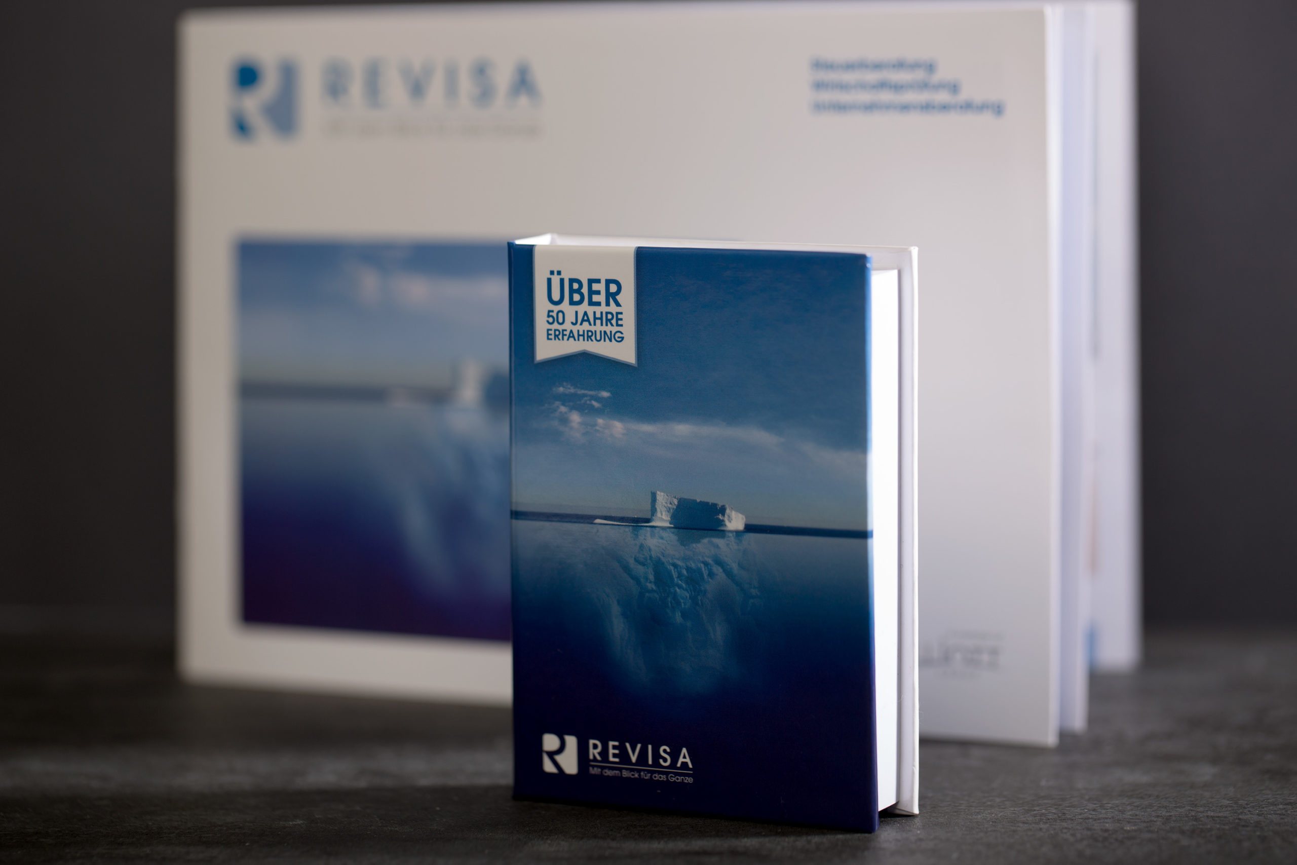 Crossvertise Kontakt Login Registrieren Warenkorb 0 Alle Medien Plakat DOOH Radio Print Online Kino TV Specials Willkommen im Glossar Begriffe aus Werbung und Medien Hier finden Sie eine Erläuterung der wichtigsten Fachbegriffe aus der Medienbranche rund ums Thema Werbung und Medien. crossvertise ist der einzigartige Onlinemarktplatz für Werbemedien aller Art. Entsprechend erwarten Sie hier Begriffserläuterungen aus den Bereichen Plakatwerbung, Außenwerbung, Radiowerbung, Printwerbung, Kinowerbung, Mobilewerbung, Onlinewerbung und TV-Werbung. Download-Tipp Previous Social Media slider-epaper-social-media Außenwerbung slider-epaper-aussenwerbung Radiowerbung slider-epaper-radiowerbung Onlinewerbung slider-epaper-onlinewerbung TV-Werbung slider-epaper-tv-werbung Recruiting slider-epaper-recruiting Mediastrategie slider-epaper-mediastrategie Printwerbung slider-epaper-printwerbung Kinowerbung slider-epaper-kinowerbung Digital OoH slider-epaper-dooh Verkehrsmittel slider-epaper-verkehrsmittelwerbung Display Advertising slider-epaper-display Social Media slider-epaper-social-media Außenwerbung slider-epaper-aussenwerbung Radiowerbung slider-epaper-radiowerbung Onlinewerbung slider-epaper-onlinewerbung TV-Werbung slider-epaper-tv-werbung Recruiting slider-epaper-recruiting Mediastrategie slider-epaper-mediastrategie Printwerbung slider-epaper-printwerbung Kinowerbung slider-epaper-kinowerbung Digital OoH slider-epaper-dooh Verkehrsmittel slider-epaper-verkehrsmittelwerbung Display Advertising slider-epaper-display Social Media slider-epaper-social-media Next A B C D E F G H I J K L M N O P Q R S T U V W X Y Z Zur Listenansicht wechseln A Above-the-Line Medien Above-the-Line Medien beschreiben medienbezogene Kommunikationsmaßnahmen im Sinne der klassischen Kommunikationsmittel, wie Printwerbung, TV-Werbung, Radiowerbung, Plakatwerbung, Kinowerbung und Online-Werbeanzeigen. Sie steht damit im Gegensatz zur Below-the-Line-Werbung. Zurück nach oben Aufenthaltszeit Es ist nicht nur wichtig, wie viele Nutzer auf die Seite kommen, sondern ebenso wie intensiv sie sich mit der Seite beschäftigen. Darüber gibt die Aufenthaltszeit Aufschluss. Ist die Aufenthaltszeit zu gering, kommen entweder Nutzer auf die Seite, die an dem Inhalt gar nicht interessiert sind. Oder die Seite ist nicht spannend genug aufbereitet. Zurück nach oben Abmelderate Bei der Abmelderate wird erfasst, wie viel Prozent der Empfänger einer E-Mail sich anschließend abgemeldet haben. Zurück nach oben Anschnitt Jedes Plakatmotiv wird je nach Format vor dem Plakatieren entweder noch zugeschnitten oder beim Befestigen in sogenannte Plakat-Halterungen eingehängt. Deshalb muss beim Anlegen der Grafik-Datei darauf geachtet werden, zusätzlich zur normalen Datei-Größe immer noch einen umlaufenden Beschnitt von drei Millimetern einzubauen. Dieser stellt sicher, dass später auch alles zu sehen ist, wenn das Plakat hängt. Zurück nach oben Abspannsplit Werbeeinblendungen beim Abspann von Fernsehformaten wie Filmen und Serien. Der emotionale Ausklang eines Formates und die hohe Aufmerksamkeit der Zuschauer machen diese Werbeform interessant. Mehr zu TV-Werbung Zurück nach oben Ad Abkürzung für englisch: "Advertisement"= deutsch: Werbung / Anzeige. Im Internet sind damit auch Pop-ups und Werbebanner gemeint. Mehr zu Onlinewerbung Zurück nach oben Allonge Die Allonge ist werbesprachlich ein Anhang an einen Werbefilm oder einen Radiospot. Ein Beispiel ist die schriftliche oder akustische Aufführung von Händler- oder Bezugsadressen im Anschluss an eine Filmsequenz oder einen Werbespot im Radio. So wird z.B. oft bei Kinowerbung die Produktwerbung für Markenartikel durch die Nennung eines lokalen Händlers und/oder Aufführung eines bekannten Firmenauftritts für den lokalen oder zeitlich begrenzten Einsatz (Diese Woche besonders günstig bei …) angepasst. Zurück nach oben AdClicks AdClicks bezeichnen Klicks auf ein Werbemittel, der i.d.R. zum Angebot des Werbetreibenden führt. Besonders für die Bewertung von Response-Kampagnen ist der Klick eine wichtige Kennzahl, da er die Reaktion der Nutzer direkt wiedergibt. Zur Bewertung von Branding-Kampagnen ist er nur bedingt geeignet. mehr zu Onlinewerbung Zurück nach oben Ambient Media Ambient Media bezeichnet Werbemittel, die im Außenbereich im direkten Umfeld der Zielkunden eingesetzt werden. Beispiele sind Werbeträger in Restaurants, Schwimmbädern oder Fitnessstudios. mehr zu Ambientwerbung Zurück nach oben AdImpression (AI) Anzahl der Einblendungen einer Onlinewerbung. Die Zählung erfolgt, wenn das Werbemittel vollständig eingeblendet wurde. mehr zu Onlinewerbung Zurück nach oben Ambush-Marketing Auch Parasiten- oder Schmarotzer-Marketing genannt. Gezielte Marketingaktivitäten, die die mediale Aufmerksamkeit eines Events ausnutzen ohne selbst Sponsor zu sein. Der Begriff Ambush kommt aus dem Englischen und bedeutet Hinterhalt. mehr zu Mediaplanung Zurück nach oben Antizyklistische Werbung Werbeaktivitäten aus konjunkturellem Anlass. Überproportionale Werbeaufwendung zu einem Zeitpunkt, in dem Nachfrage und Beschäftigung in der Volkswirtschaft rückläufig sind (Rezession) bzw. bei Einschränkung der Werbeaufwendungen in Boomzeiten. Zurück nach oben Adserver Datenbankbasiertes System zur Bereitstellung und Verwaltung von Werbeflächen im Internet, das durch Protokollierung den Werbeerfolg einer Online-Werbeschaltung messbar macht. mehr zu Onlinewerbung Zurück nach oben AE Die Abkürzung steht für "Annoncen Expedition". Damalige Bezeichnung der Vermittler (Vorläufer der Werbeagenturen) zwischen Zeitung und werbetreibenden Unternehmen, die eine Anzeige schalten wollten. mehr zu Printwerbung Zurück nach oben AS Abkürzung für Anzeigenschluss im Printbereich. mehr zu Printwerbung Zurück nach oben Auflage Bezeichnung für die Zahl der auf einmal – in einem Druckvorgang – produzierten Exemplare einer Publikationen im Verlagswesen (Zeitung, Bücher, etc.). Zurück nach oben Affinität Die Affinität bezeichnet, wie hoch der Nutzeranteil einer bestimmten Zielgruppe an der Gesamtbevölkerung ist. Sie wird als Indexwert zur Zielgruppennähe eines Mediums angegeben. Ein Index von 110 bedeutet beispielsweise, dass der Anteil der Sehbeteiligung einer bestimmten Zielgruppe im betreffenden Medium um 10 % höher liegt als der Anteil dieser Zielgruppe an der Gesamtbevölkerung. Formel: (RW in der ZG / RW in der Ges. Bev.) x 100 mehr zu TV Werbung Zurück nach oben Ausgabe Unterscheidung der Aufmachung oder des Inhalts einer Auflage von anderen Auflagen desselben Werkes. Zurück nach oben Affichenpapier Spezielles, nassreißfestes Druckpapier mit blauer Rückseite, um ein Durchscheinen überklebter Plakate zu verhindern. Zurück nach oben Außenwerbeträger Instrument der Außenwerbung, das zur Anbringung eines Außenwerbemittels dient u.a. Allgemeinstelle, City-Light-Poster, Ganzsäule, Großfläche, Litfasssäule. mehr zu Außenwerbung Zurück nach oben Außenwerbung Auch Out-of-Home genannt, umfasst alle Werbeformen, bei denen sich die Werbeträger im öffentlichen Raum befinden. mehr zu Außenwerbung Zurück nach oben ag.ma Eine Abkürzung für die Arbeitsgemeinschaft Media-Analyse e. V.. Als Joint Industry Committee (JIC) forscht der Verein unter Einbeziehung aller im Markt agierenden Verkäufer und Käufer von Medialeistungen. mehr zu Mediaplanung Zurück nach oben AGF Die Arbeitsgemeinschaft Fernsehforschung ist ein Zusammenschluss der Sender ARD, ProSiebenSat1 Media AG, RTL und ZDF zur gemeinsamen Durchführung und Weiterentwicklung der kontinuierlichen quantitativen Fernsehzuschauerforschung in Deutschland. Werbekunden, Media-Agenturen sowie weitere Sender sind in den Arbeitsgremien der AGF ebenfalls vertreten. Durch diese breite Mitgliedsbasis haben sich die von der AGF herausgegebenen Fernsehnutzungsdaten als allgemein anerkannte "Marktwährung" etabliert. mehr zu TV Werbung Zurück nach oben AWA Die Allensbacher Markt- und Werbeträger-Analyse, die die Mediennutzung sowie das Konsumverhalten und die Einstellungen Erwachsener ab 14 Jahre erfasst, wird vom Institut für Demoskopie Allensbach einmal pro Jahr erstellt. Die AWA weist im Vergleich zu MA niedrigere Fallzahlen, ein anderes Verfahren zum Stichprobenziehen von den Befragten sowie weitreichende Fragen zu Lifestyle und Produkt- und Markenverwendung auf. Zurück nach oben AGOF Die Arbeitsgemeinschaft Online-Forschung ist der Zusammenschluss der führenden Online-Vermarkter Deutschlands mit dem Ziel, eine einheitliche Online-Währung zu etablieren. mehr zu Onlinewerbung Zurück nach oben Awareness Die Bekanntheit einer Marke oder eines Anbieters beim Verbraucher. Zurück nach oben AIDA-Modell Der Name ist ein Akronym, welches sich aus den Anfangsbuchstaben der einzelnen Phasen zusammensetzt: Attention (Aufmerksamkeit): Der Kunde wird auf das Produkt aufmerksam. Interest (Interesse): Der Kunde bekundet sein Interesse am Produkt. Desire (Verlangen): Der Kunde will das Produkt besitzen. Action (Handeln): Der Kunde erewirbt das Produkt. Zurück nach oben B Branding Unter Branding versteht man den Aufbau einer Marke, also das Image. Durch ihr Alleinstellungsmerkmal wird die Marke zum Aushängeschild des Unternehmens. Gezielte Marketingmaßnahmen steigern ihren Wiedererkennungswert und führen dazu, dass die Marke lange in den Köpfen der Kunden/Konsumenten bleibt. Zurück nach oben Bounce-Rate (Absprungrate) Die Bounce-Rate bzw. Absprungrate gibt an wie viele Nutzer eine Webseite direkt auf der Einstiegsseite wieder verlassen ohne weitere Klicks bzw. Seitenaufrufe zu tätigen. Finden Nutzer in kurzer Zeit nicht das, wonach sie suchen, verzeichnen Websites oft eine hohe Bounce-Rate. Das kann in erster Linie 2 Gründe haben: Entweder sind die falschen Inhalte auf der Seite oder es werden mit Online-Maßnahmen die falschen Nutzer auf die Seite geholt. Die Bounce-Rate gibt es auch im E-Mail-Marketing. Hier wird mit der Bounce-Rate ermittelt, wie viele E-Mails nicht zugestellt werden konnten. Dabei gibt es die Unterscheidung zwischen Soft-Bounces und Hard-Bounces. Soft-Bounces können nur vorübergehend nicht zugestellt werden, Hard-Bounces dagegen können grundsätzlich nicht mehr zugestellt werden. Zurück nach oben Below-the-Line Medien Als Below-the-Line Medien werden alle „nicht-klassischen“ Werbe- & Kommunikationsmaßnahmen bezeichnet. Im Gegensatz zu den Above-the-line-Maßnahmen gilt Below-the-line-Werbung insgesamt als direkter, persönlicher und zielgruppenspezifischer. Zu den Below-the-Line Medien gehören z. B. Promotion-Teams, Event Marketing, Sponsoring, Direct Marketing oder neue alternative Werbeformen wie Viral Marketing, Guerilla Marketing oder Ambient Medien. Zurück nach oben B-to-B oder B2B Business to Business. Handels- und Kommunikationsbeziehungen zwischen mindestens zwei Unternehmen oder Behörden. Zurück nach oben B-to-C oder B2C Business to Consumer. Handels- und Kommunikationsbeziehungen zwischen Unternehmen und Privatpersonen / Konsumenten. Zurück nach oben Banderole Plastik- oder Papierband, das ein Produkt umschließt. Häufig um Zeitschriften oder Pappbecher zu finden. Zurück nach oben Basisauszählung Der Anteil der Zielgruppe an der Gesamtbevölkerung wird durch eine Basisauszählung bestimmt. Zurück nach oben Basiserhebung Eine Analyse, die nur generelle Einsichten ermittelt. Sie kann Grundlage für Untersuchungen mit bestimmter Zielsetzung sein (z. B. Analyse von Konsumgewohnheiten). Zurück nach oben Behavioral Targeting Behavioral Targeting bedeutet, die Werbeauslieferung davon abhängig zu machen, welche Online-Inhalte die Internet-Nutzer zuvor aufgerufen haben. Somit kann etwa Besuchern von Auto-Seiten auch dann Auto-Werbung eingeblendet werden, wenn sie später auf Finanz-Seiten surfen. mehr zu Onlinewerbung Zurück nach oben Beilage Diese Zustellform der Haushaltswerbung erfolgt als Beilage in einer kostenlosen Wochenzeitung/Anzeigenblatt. Oftmals dürfen bei dieser Zustellform auch Werbeverweigerer mit bedient werden. Zurück nach oben Bekanntheitsgrad Ausmaß, in dem eine bestimmte Marke, ein Name oder Produkt "bekannt" ist. Man unterscheidet dabei nach "aktiver" (Ermittlung mit Unaided Recall / ungestützt) und "passiver" Bekanntheit (Ermittlung mit Aided Recall / gestützt). Der Bekanntheitsgrad kann einen sehr starken Einfluß auf die Ergebnisse von Anzeigen-Tests haben: Je höher der Bekanntheitsgrad einer Marke, um so höher auch die Chance der Wiedererkennung. Zurück nach oben Brand Awareness Engl. für „Markenbekanntheit“. Die Markenbekanntheit bezeichnet einen durch die Befragung von Zielgruppen ermittelten Wert, der angibt, wie viel Prozent der Befragten sich an eine bestimmte Marke erinnern konnten und unter welchen Bedingungen sie sich erinnern. Unter anderem wird dabei untersucht, ob die Befragten die Marke der richtigen Produktkategorie zuordnen können, dieser Marke vertrauen und sie mit positiven bzw. negativen Eigenschaften verknüpfen. Zurück nach oben Briefing Informationsgrundlage für die Werbeagentur, um eine Werbestrategie oder -kampagne zu entwickeln. Ein Briefing wird entweder vom Kunden gestellt oder sinnvollerweise mit der Werbeagentur erarbeitet. Zurück nach oben Budget / Etat Er bezeichnet die finanziellen Mittel, die in einem bestimmten Zeitraum für eine Werbekampagne zur Verfügung stehen. In der Regel entfällt der weitaus größte Teil des gesamten Werbeetats auf den Medieneinsatz. Er bildet die Basis für eine optimale Umsetzung der Aufgabenstellung und für einen erfolgreichen Mediaplan. Zurück nach oben C CTR - Click-Through-Rate Die Click-Through-Rate (dt. Klickrate) gibt es Verhältnis von Klicks auf eine Landeseite zur Anzahl der Anzeigeneinblendungen an. Zurück nach oben CPO - Cost per Order Gibt die Kosten pro Auftrag/Bestellung an. Diese Vergütung ist vor allem im Affiliate-Bereich weit verbreitet. Meist wird ein prozentualer Wert festgelegt, z.B. 10% vom Warenkorb. Es gibt auch die Möglichkeit einer festen Vergütung, z.B. 10,00 € pro Bestellung, unabhängig von der Höhe des Warenkorbs. Zurück nach oben CPL - Cost per Lead CPL gibt die Kosten pro gewonnenem Lead an. Bei diesem Abrechnungsmodell wird zumeist eine Kontaktaufnahme, Teilnahme am Gewinnspiel oder das Ausfüllen eines Formulars vergütet. Zurück nach oben CPA - Cost per Action/ Aquisition Beim CPA-Modell handelt es sich um ein Vergütungssystem, bei dem eine bestimmte Aktion vergütet wird. Diese sehr allgemeine Bezeichnung lässt dabei viele Möglichkeiten zu, z.B. der Download eines Whitepapers, die Anmeldung zu einem Newsletter oder das Registrieren auf einer Webseite. Zurück nach oben CPM - Cost per Mille Bei dieser Abrechnungsmethode werden Vergütungen pro tausend Kontakte abgerechnet. Dieses Modell wird auch als TKP bezeichnet. Zurück nach oben Conversion Als Conversions werden bestimmte Aktionen bezeichnet. Das ist oftmals der Kauf eines Produktes. Es können aber auch Aktionen wie die Anmeldung zu einem Newsletter oder ein PDF-Download sein. Zurück nach oben Conversion-Rate Die Conversion-Rate (CR) gibt dass prozentuale Verhältnis zwischen Bannerviews (oder Bannersicht) und den erreichten Conversions an. Die Steigerung der Conversion-Rate sollte ein erstrebenswertes Ziel sein. Denn damit erreicht man mit dem gleichen Budget-Einsatz mehr Abschlüsse. Zurück nach oben City-Light-Board Verglaste und hinterleuchtete Vitrine in 2,50 m Höhe, in die ein Plakat eingesetzt wird. mehr zu City-Light-Board Zurück nach oben City-Light-Poster Verglaste und hinterleuchtete Vitrine, in die ein Plakat eingesetzt wird. mehr zu City-Light-Poster Zurück nach oben City-Light-Säule Vollverglaste hinterleuchtete Litfaßsäule. mehr zu City-Light-Säule Zurück nach oben Cityplex-Kino Modernes kleineres Kinocenter in der Innenstadt mit 3-6 Leinwänden. In Ausstattung und Komfort vergleichbar mit modernen Großkinos, wegen des kleineren Publikums allerdings nicht den Multiplexkinos zuzuordnen. Häufig in mittelgroßen Städten zu finden. mehr zu Kinowerbung Zurück nach oben Click-Through-Rate Gibt an, wie viele Klicks eine Werbeanzeige pro Seitenaufruf erhält. mehr zu Mobilewerbung Zurück nach oben Cluster Statistische Personengruppe, deren Mitglieder bestimmte gemeinsame Merkmale aufweisen, die sich von allen anderen Teilgruppen einer Grundgesamtheit unterscheiden. Zurück nach oben Content Ad/ Medium Rectangle Die ContentAd bezeichnet ein Werbemittelformat in der Onlinewerbung. Hier wird das Werbemittel direkt im redaktionellen Umfeld platziert, was eine erhöhte Aufmerksamkeit der Nutzer erzeugt. Das Format des Medium Rectangles ist wie der Name sagt ein Rechteck, die Abmessungen betragen üblicherweise 300 x 250 Pixel - aber auch andere Formate sind möglich. Zurück nach oben Contentsplit Fernsehspot, der in einem vorgegebenen Rahmen des Senders ausgestrahlt wird. Dieser Rahmen umfasst Informationen (Wetterdaten, Fußballergebnisse, o.ä.) für den Zuschauer und erhöht dadurch dessen Aufmerksamkeit. Zurück nach oben Cost per GRP Der GRP-Preis ist ein Index zur Wirtschaftlichkeitskontrolle von Kampagnen. Er orientiert sich an den Kosten, die für die Kontaktchance mit 1% der Zielgruppe entstehen. In der TV-Branche berechnet man den Cost per GRP meist auf der Basis des Halb-Minuten-Preises. mehr zu TV-Werbung Zurück nach oben CPC CPC steht für Cost per Click und bezeichnet den Klickpreis. Es ist eine weit verbreitete Abrechnungsmethode vor allem bei den bezahlten Suchanzeigen und gibt die Kosten an, die ein Klick verursacht hat. Zurück nach oben CPV - Cost-per-Visit Steht für Kosten pro Besuch. Der Werbungtreibende zahlt nicht für die Einblendung seiner Anzeige, sondern erst dann, wenn ein Nutzer die Reklame anklickt und die beworbene Website tatsächlich besucht. mehr zu Onlinewerbung Zurück nach oben Crawl Werbeeinblendung im Laufband von Nachrichtensendern wie z.B. n-tv. Ein Laufband ist ein News-Ticker, der am unteren Bildschirmrand die aktuellsten Neuigkeiten wie z.B. Börsenwerte oder Hochrechnungen einblendet. mehr zu TV-Werbung Zurück nach oben Crossmedia Die Kommunikation über mehrere inhaltlich, gestalterisch und redaktionell verknüpfte Kanäle, die den Nutzer zielgerichtet über die verschiedenen Medien führt und auf einen Rückkanal verweist. Zurück nach oben Crossmedia-Werbung Mit Crossmedia-Werbung können Werbetreibende die Synergieeffekte vernetzter Kommunikation nutzen. Die Werbebotschaft wird nicht nur On Air kommuniziert, sondern durch die Einbindung ins Off Air (Events) und Online Programm des Senders integriert. Auf diese Weise werden die spezifischen Stärken der jeweiligen Medien optimal genutzt. mehr zu Radiowerbung mehr zu TV-Werbung mehr zu Onlinewerbung Zurück nach oben Customer Journey Die Customer Journey beschreibt den Weg des Users im Internet – von der Bedarfserkennung bis hin zum Kaufabschluss. Einen Großteil dieses Weges zu kennen, bedeutet für Werbetreibende einen entscheidenden Vorteil: Sie wissen, welche Maßnahmen einzeln oder in Kombination (finanziellen) Erfolg bringen. mehr zu Onlinewerbung Zurück nach oben D Dekade Bezeichnet eine Buchungsperiode im Außenwerbebereich. Das Kalenderjahr besteht insgesamt aus 34 Dekaden. Eine Dekade umfasst dabei abwechselnd 10 bzw. 11 Tage, in dem Plakatstellen gebucht werden können. Jeweils zu Beginn und zum Ende eines Jahres gibt es eine Dekade mit 14 Tagen. Die genauen Termine können dem Dekadenplan entnommen werden. mehr zu Plakatwerbung Zurück nach oben Demographische Merkmale Sie beschreiben wirtschaftliche und - eingeschränkt - soziale Eigenschaften von Personen oder auch Ländern, Gemeinden, Gesellschaften. Zu den typischen und häufig benutzten demographischen Merkmalen gehören Alter, Geschlecht, Familienstand, Schulbildung, Berufstätigkeit, Art der Berufstätigkeit und die Wohnortgröße. Sie sind die Unterscheidungsmerkmale in der Planung und Forschung. Zurück nach oben Digitaldruck Innovatives Druckverfahren, welches sich für die kostengünstige Herstellung von Kleinstauflagen bis ca. 200 Stück eignet. Zurück nach oben Direkt-Mailing Oberbegriff für jede Direkt-Werbesendung, die den Empfänger per Post erreicht. Zurück nach oben Direktverteilung Die Zustellung erfolgt an Privathaushalte im Zustellgebiet durch Einstecken der Prospekte in vorhandene Briefkästen mit Namensschild. Briefkästen mit Werbeverbot dürfen nicht beliefert werden. Zurück nach oben Direktwerbung Direktwerbung umfasst alle Formen der individuellen, nicht persönlichen Kommunikation zwischen Anbieter und ausgewählten Nachfragern, vorrangig Werbebriefe, Prospekte, Kataloge, Warenproben. Sie ist untergeordneter Bestandteil des Direktmarketing innerhalb der Marktkommunikation des Marketings. Zurück nach oben DPI Dots per Inch ist eine Maßeinheit für die Auflösung beim Druck. Zurück nach oben Drive Time Bezeichnet die Hauptsendezeit im Radio, die jeweils für wenige Stunden am Morgen und Abend überwiegend Pendler über das Autoradio erreicht. Zurück nach oben Druckauflage Die Druckauflage umfasst die Anzahl der gedruckten Exemplare eines Printmediums. Zurück nach oben DU Abkürzung für Druckunterlagen im Print-Bereich. mehr zu Printwerbung Zurück nach oben Duftpunkt Auf Anzeigen oder Beilagen kann durch Duftlack ein Geruch angebracht werden, durch den z.B. Gerüche von Parfums angenähert werden. mehr zu Printwerbung Zurück nach oben E Einschaltquoten Die Einschaltquote einer Radio- oder Fernsehsendung ist der prozentuelle Anteil der Empfangshaushalte, die zu einem gegebenen Zeitpunkt die Sendung verfolgten, an der Gesamtmenge aller Empfangshaushalte: Die Prozentzahl lässt somit Rückschlüsse auf die absolute Zuschauerzahl zu. Umgangssprachlich ist manchmal auch diese absolute Zuschaueranzahl die Einschaltquote. Die Erhebung dieser Daten findet über die Gesellschaft für Konsumforschung (GfK) statt. Zurück nach oben Erhebung Sie bezeichnet die systematische Untersuchung, Auszählung oder Beobachtung einer Gesamtheit oder Stichprobe von Elementen. Sie soll die Häufigkeit, Intensität und Beziehung von bestimmten Merkmalen dieser Elemente feststellen. Zurück nach oben Evaluierung Bewertung vorgegebener alternativen Streupläne anhand von bestimmten Bewertungskriterien, wie z. B. Nettoreichweite, Tausendleserpreis, Kontaktverteilung. Zurück nach oben EVT Abkürzung für Erstveröffentlichungstag einer Anzeige im Print-Bereich. mehr zu Printwerbung Zurück nach oben EX Abkürzung für Exemplar im Printbereich. Zurück nach oben Expandables Werbemittel, das sich bei Mouse-Over oder Klick vergrößert. mehr zu Onlinewerbung Zurück nach oben Externe Überschneidung Überschneidung der Nutzerschaft bei Belegung verschiedener Medien. Beispiel: Eine bestimmte Anzahl von Personen hört denselben Werbespot auf verschiedenen Hörfunksendern. Zurück nach oben F Format Form, Art und Weise, z. B. Größe von Papier, Büchern und anderen Druckerzeugnissen. Auch beim Film sowie eine Sendung oder Serie, die im TV ausgestrahlt wird. mehr zu TV Werbung mehr zu Printwerbung Zurück nach oben Frequency Cap Frequency Cap bedeutet, dass ein Online-Werbemittel an einen erreichten Nutzer mit einer vorher definierten maximalen Anzahl ausgeliefert werden darf. Dahinter steckt die Überlegung, dass dieser erreichte Nutzer offensichtlich nicht durch mehrmaligen Werbemittelkontakt zu einer Interaktion, bspw. einen Klick auf das Werbemittel, zu bewegen ist. Die durch die Auslieferung entstehenden Kosten im Falle einer Abrechnung auf TKP-Basis (Tausenderkontaktpreis) können somit bei einem anderen Nutzer sinnvoller eingesetzt werden und es wird außerdem verhindert, dass sich der Nutzer vom aus seiner Sicht penetranten Erscheinen des Werbemittels gestört fühlt. mehr zu Onlinewerbung Zurück nach oben Frequenz Häufigkeit, mit der ein Werbemedium oder Werbemitteln erscheint z. B. Fernsehspot. Zurück nach oben FullBanner/ SuperBanner Dabei handelt es sich um ein Onlinemedium welches sich horizontal in die Werbeträgerseite integriert, meist am oberen Bildrand. mehr zu Onlinewerbung Zurück nach oben G Genre (Gattung) Unterteilung der verschiedenen Formate in bestimmte Gruppen, z.B. bei den Medien: TV, Print, Online etc. Zurück nach oben Geo-Marketing Geo-Marketing legt seinen Fokus auf räumliche (geographische) Aspekte im Marketing und ergänzt somit die Bereiche des klassischen Marketing-Mixes jeweils um die räumliche Sicht. Das Geo-Marketing hat das Ziel den Markt räumlich zu untergliedern und somit auf regionaler Ebene spezifische Werbemaßnahmen durchzuführen. Zurück nach oben Gesellschaft für Konsumforschung (GfK) Eines der größten Marktforschungsunternehmen der Welt. Seine Forschungsangebote sind in drei Sektoren aufgeteilt: Custom Research, Retail und Technology and Media. Zurück nach oben Gewinnspielkooperation Werbeform, bei der ein Unternehmen den Hauptgewinn eines Gewinnspiels, das inhaltlich in eine Sendung eingebunden ist, zur Verfügung stellt. Je nach Kundenwunsch wird das Produkt genannt, gezeigt oder mithilfe eines Spots vorgestellt. Zurück nach oben Give-Away Ein mit Werbeaufdruck versehenes Präsent, welches bei Aktionen zur Verkaufsförderung oder Messen an potentielle Kunden verteilt wird (z.B.: Kugelschreiber, Schlüsselanhänger, Feuerzeuge). Zurück nach oben Google Adwords Marketing Adwords Marketing sind klassische PPC Anzeige (Pay per Click), die den Werbetreibenden die Möglichkeit gibt in Suchmaschinen Textanzeigen zu schalten. Sobald ein Adwords-Konto bei Google eingerichtet ist, erscheinen die gewünschten Textanzeigen rechts und oberhalb der Suchergebnisse. Huckleberry Friends AG ist Google-Professional-Partner und auf den Bereich Adwordsmarketing mit einer hierfür speziell entwickelten Software spezialisiert. mehr zu Onlinewerbung Zurück nach oben Großfläche Umrahmtes und teils beleuchtetes Plakat im Format 18/1 (600 mm x 426 mm ). mehr zu Großflächenwerbung Zurück nach oben Gross Rating Points (GRP) Der GRP gibt die Brutto-Reichweite eines Werbeträgers in Prozent innerhalb eines Zielgruppenpotenzials an. Die Berechnung des GRP: Netto-Reichweite in Prozent multipliziert mit den Durchschnittskontakten. Siehe auch: Share of Voice Zurück nach oben Grundgesamtheit Gesamtheit aller Personen, die an einer Stichprobe beteiligt waren und durch diese repräsentiert werden. Das kann z.B. eine Stichprobe sein die Gesamtbevölkerung ab 18 Jahren repräsentiert. Zurück nach oben H Haushaltswerbung Form der Direktwerbung, bei der gedruckte Werbeträger (üblicherweise Prospekte/Flyer) an private Haushalte unadressiert durch Zustelldienste verteilt werden. Dabei kann der Werbungtreibende zwischen der Streuung an bestimmte Zielgruppen (Festlegung zum Beispiel nach Beruf, Einkommen, Alter usw.) oder flächendeckender Verteilung nach geographischen Gesichtspunkten wählen. Zurück nach oben Haushaltszahlen Über die Ermittlung der Haushaltszahlen wird die zustellbare Auflage für einen Verteilauftrag via Haushaltswerbung ermittelt. Zum einem werden durch die Zustelldienste regelmäßige Zählungen in den Verteilgebieten durchgeführt, zum anderen liefern Datenspezialisten weitere Informationen zu den Haushalten im Verteilgebiet. Man unterscheidet dabei zwischen Haushaltszahlen brutto (alle Haushalte im Verteilgebiet) und Haushaltszahlen netto (Haushalte abzüglich Werbeverweigerer, also die über Werbung erreichbaren Haushalte). Zurück nach oben I Influencer Marketing Beim Influencer Marketing wird der Einfluss und die Reichweite von Influencern genutzt. Diese stellen Produkte oder Dienstleistungen des Unternehmens auf Ihren verschiedenen Social-Media-Kanälen (z.B. Instagram, Youtube, Facebook, Twitter oder eigenen Blogs) nach Absprache vor. Zurück nach oben Image Sie bezeichnet die Gesamtheit aller Vorstellungen und Einstellungen zu einem Produkt, einer Marke, einem Medium usw. Zurück nach oben IMAX-Kinos Kinos, auf deren übergroßen und gekrümmten Leinwänden speziell produzierte Filme in hoher Bild- und Tonqualität vorgeführt werden. mehr zu Kinowerbung Zurück nach oben Individualrabatt außervertraglicher, nicht vorhergesehner Rabatt. Zurück nach oben In-Page Ads Werbung innerhalb von Webseiten. Neben Standard-Werbebannern, deren Formate vom Interactive Advertising Board festgelegt werden, gibt es ebenfalls standardisierte Premiumwerbeformen, die besonders hohe Aufmerksamkeitswerte erzielen. Sonderwerbeformen ermöglichen mehr Kreativität bei der Gestaltung und können an besonderen Stellen auf einer Webseite stehen. Die Einbettung von Werbevideos in Webseiten ist ebenfalls möglich und wird zu den In-Page Ads. Zurück nach oben Insel-Anzeige Eine Anzeige, die an allen Seiten von redaktionellem Inhalt umschlossen ist. mehr zu Printwerbung mehr zu Onlinewerbung Zurück nach oben In-Stream Video Ads In Onlinevideos und Livestreams können Werbevideos an verschiedenen Positionen des Contents eingefügt werden. Diese werden als Linear Video Ads bezeichnet. Non-Linear Video Ads werden parallel zum Content dargestellt, z.B. als Überlagerung oder Einblendung. Zurück nach oben Intermediaselektion Wahl zwischen verschiedenen Werbemedien (TV, Print, Hörfunk). Zurück nach oben Interne Überschneidung Sie bezeichnet die Überschneidungen der Nutzerschaft bei Mehrfachbelegung in ein und demselben Medium. Beispiel: Eine bestimmte Anzahl von Personen kauft jeden Monat die aktuelle Ausgabe einer Zeitschrift, in der die Werbung platziert ist. Zurück nach oben Internetwerbung Internet beinhaltet alle Werbemaßnahmen im World Wide Web. mehr zu Internetwerbung Zurück nach oben Interstitial Interstitials sind der TV-Werbung nachempfunden (Unterbrecherwerbung). Es erscheint bildschirmfüllend innerhalb des Browserfensters und schließt automatisch wieder. mehr zu Onlinewerbung Zurück nach oben Intramediaselektion Wahl zwischen Werbeträgern (Zeitung, Plakatsäulen, Fernsehsendungen) Zurück nach oben Involvement Im Marketing verwendeter Begriff, der aussagt, wie sehr sich ein potentieller Kunde mit einem Produkt oder einer Dienstleistung identifiziert bzw. wie hoch dessen Nutzen für ihn ist. Zurück nach oben ISSN Abkürzung für International Standard Serial Number. Die Internationale Standardseriennummer dient der genauen Identifizierung von Zeitschriften und Zeitschriftenreihen. Zurück nach oben IVW Informationsgemeinschaft zur Feststellung der Verbreitung von Werbeträgern e.V. Funktion ist die Sammlung und Bereitstellung von validen Daten für die Leistungskontrolle von Werbeträgern. Zurück nach oben J J - Keine Einträge. Zurück nach oben K Kontakte per Termin Als Berechnungsgrundlage der Kontakte pro Termin dient der PPS (Plakatseher pro Stelle). Dabei wird mit einer durchschnittlichen Anzahl von 10.5 Tagen pro Termin (=Dekade) kalkuliert. Es handelt sich bei den Angaben um Bruttoreichweiten. Zurück nach oben K1-Wert Der K1-Wert beschreibt die durchschnittliche Leserschaft einer Zeitung oder Zeitschrift. Damit er erhoben werden kann, stellt man ausgewählten Personen des weitesten Leserkreises gewisse Fragen, die auf die Lesehäufigkeit der Leser abzielen. Mit diesen Angaben wird die Kontaktwahrscheinlichkeit eines Printmediums pro Ausgabe ermittelt. In der optimistischen Annahme, dass alle Leser ihr Leseverhalten richtig einschätzen, gibt der K1-Wert die Nettoreichweite eines Printmediums an. mehr zu Printwerbung Zurück nach oben Kampagne Eine Kampagne umfasst alle für ein Produkt in einem bestimmten Zeitraum getroffenen Werbemaßnahmen. Zurück nach oben Kinovermarkter Agentur, die den Kunden berät und Kinowerbung zu Originalpreisen über die jeweiligen Werbeverwaltungen in den gewünschten Kinos platziert. mehr zu Kinowerbung Zurück nach oben Klassische Medien Zu den klassischen Medien werden TV, Kino, Print, Radio und Plakat gezählt. Zurück nach oben Klebeblock Innerhalb des Dekadenplans wird nach Klebeblöcken (A, B und C) unterschieden. Diese Unterscheidung dient zur Organisation der Kleberouten und der gleichmäßigen Auslastung der Plakatkleber, die nach festgelegten Touren arbeiten. In der Außenwerbung wird eine Dekade aus logistischen Gründen in drei Klebeblöcke unterteilt, die jeweils drei bis vier Tage versetzt beginnen und enden. Innerhalb einer Dekade beginnt die Plakatierung in den Klebeblöcken A, B und C, also an unterschiedlichen Tagen. mehr zu Plakatwerbung Zurück nach oben Klickbetrug Betrug bei klickbasierten Abrechnungsmodellen im Onlinebereich. Manuell oder mithilfe von Programmen wird immer wieder auf einen Werbebanner geklickt, um dem Werbetreibenden erhöhte Kosten zu bereiten. Mögliche Motive sind erhöhte Werbeeinahmen oder das Verschaffen eines Wettbewerbsvorteils. mehr zu Onlinewerbung Zurück nach oben Kontaktchance Chance eine Person durch ein Werbemittel oder einen Werbeträger als Zuschauer oder Nutzer eines Mediums zu gewinnen. Zurück nach oben Kontaktdosis Durchschnittskontakte Zurück nach oben Kontaktverteilung Wenn ein Nutzer in unterschiedlicher Häufigkeit Kontakt mit einem Medium hatte, gehört er automatisch mehreren Kontaktklassen an. Durch die Kontaktverteilung bekommt man einen Eindruck davon, wie viele Personen tatsächlich den einzelnen Kontaktklassen zugetragen werden. Diese Werte können zur Beurteilung der Werbewirkung als Maßstab hergenommen werden. Es sollten möglichst viele Nutzer mit einer mittelstarken Kontaktdosis (d.h. zwei bis sechs Mehrfachkontakte) erreicht werden. Zurück nach oben Konterdruck Art der Plakatproduktion für hinterleuchtete Werbeträger (z.B. City-Light-Poster). Zusätzlich zum normalen Motivdruck erfolgt ein seitenverkehrter Rückseitendruck. Dadurch wird die Farbbrillanz der Motive bei einer Hinterleuchtung gestärkt. Zurück nach oben Konvergenz Konvergenz beschreibt die Annäherung bzw. das Zusammenwachsen verschiedener Medien (z.B. TV und Internet zum interaktiven Fernsehen oder Video-on-Demand). Entsprechend nutzen konvergente Kampagnen nicht nur einen Media-Mix sondern vernetzen die Werbeauftritte und verweisen den Nutzer auf zusätzliche Informationen und Interaktionsmöglichkeiten in weiteren Medien. Zurück nach oben Korrelation Statistische Beziehung zwischen zwei oder mehreren Variablen, die in Wechselwirkung zueinander stehen. Zurück nach oben Kumulation Sukzessive Summierung. Im Bereich der Mediaplanung handelt es sich bei einer Kumulation um das Summieren der Einzel-Reichweiten einer Werbekampagne zur Brutto- oder Netto-Reichweite der Gesamtkampagne einer Mediengattung. Der Kumulationsverlauf ist abhängig von Frequenz und Reichweite. Zurück nach oben L Leads Als Lead wird im Onlinemarketing die Gewinnung eines neuen Kontaktes bezeichnet, z.B. die Gewinnung einer E-Mail-Adresse für das E-Mail-Marketing. Zurück nach oben Local Listing Unter Local Listing versteht man Firmeneinträge in Branchenbüchern und Online-Verzeichnissen. Zurück nach oben Landingpage (Landeseite) Eine Landingpage (auch Landeseite) ist die Website, auf die ein potenzieller Kunde über die Eingabe in eine Suchmaschine oder über eine Online-Werbeanzeige geführt wird. Zurück nach oben L-Anzeige Die L-Anzeige ist eine Kombination aus einer horizontalen und einer vertikalen Streifenanzeige. Sie ist an zwei Seiten durch redaktionellen Inhalt eingerahmt und hat eine Alleinstellung auf der Seite, in der sie eingebunden ist. mehr zu Printwerbung Zurück nach oben LAE Leser-Analyse von Entscheidungsträgern in Wirtschaft und Verwaltung. Periodische Markt-Media-Untersuchung der meinungsbildenden Presse und der Wirtschafts-Presse. Zurück nach oben Launch Amerikanische Bezeichnung für die Einführung einer neuen Marke oder eines neuen Produkts, aber auch einer neuen Werbekampagne oder eines Internetauftritts. Zurück nach oben Layer Sind Werbemittel, welche sich über die Werbeträgerseite legen, was hohe Aufmerksamkeit garantiert. Ähnlich wie bei den Pop-Ups ist mäßiger Einsatz ratsam, um Reaktanzen beim User vorzubeugen. mehr zu Bannerwerbung Zurück nach oben Layout Das komplette Erscheinungsbild eines Medienprodukts. Zurück nach oben Link Querverweis, Verbindung zu weiteren Seiten. Zurück nach oben Live Reader Hierbei handelt es sich um eine Radio-Werbeform. Der gewünschte Text wird live von einem Mitglied der Redaktion verlesen. mehr zu Radiowerbung Zurück nach oben Location Based Advertising (LBA) Ortsbezogene Mobile-Werbung wird als Location Based Advertising bezeichnet. Mit LBA ist es möglich, den aktuellen Aufenthaltsort der Mobile-Nutzer zu berücksichtigen, um so zum Beispiel für gewünschte Produkte oder Dienstleistungen das günstigste Angebot oder besondere Aktionen in der Nähe anzuzeigen. mehr zu Mobilewerbung Zurück nach oben LpA Leser pro Ausgabe. Dieser Wert gibt Zahl der Personen an, die im Durchschnitt eine Zeitung oder Zeitschrift lesen. Nutzungswahrscheinlichkeit ("wie viele Ausgaben von ... gelesen") mehr zu Printwerbung Zurück nach oben LpE Leser pro Exemplar. Anzahl der Personen, die durchschnittlich ein und dasselbe Exemplar eines Titels lesen. mehr zu Printwerbung Zurück nach oben LpN Leser pro Nummer im untersuchten Erscheinungsintervall ("gelesen oder durchgeblättert"). mehr zu Printwerbung Zurück nach oben LpS Leser pro Seite. Kontaktchance mit einer durchschnittlichen Seite einer Ausgabe. mehr zu Printwerbung Zurück nach oben M Marketingstrategie Die Marketingstrategie ist der langfristige Plan für die Entwicklung eines Marketing-Mix, der es dem Unternehmen erlaubt, seine Ziele durch Befriedigung der Bedürfnisse des Zielmarktes zu erreichen. Zurück nach oben Marketingziele Definierte Ziele, die dem Unternehmensbereich Marketing gesetzten und durch Marketingmaßnahmen beeinflussbaren Vorgaben (Sollzustände). Diese Marketingmaßnahmen beziehen sich auf Gewinn, Marktanteile, Verkaufsvolumen, Marktentwicklung und Durchdringung. Sie müssen einen Anreiz enthalten, dürfen aber durch ihre Nichterfüllbarkeit auch nicht bremsend und demotivierend wirken. Es wird zwischen qualitativen und quantitativen Zielen unterschieden. Zurück nach oben Marktanalyse Erhebung von relevanten Daten des anvisierten Marktes. Signale des Marktes sollen aufgenommen und identifiziert werden, um Kundenwünsche berücksichtigen zu können. Dazu müssen die erhobenen Daten ausgewertet und aufbereitet werden. Dabei können nur bereits existierende Märkte erforscht werden. Zurück nach oben Marktforschung Eine effektive Mediaplanung setzt eine solide Marktforschung über das jeweilige Marktsegment bzw. die Zielgruppe, die werbewirksam erreicht werden soll, voraus. Marktforschung ist die systematische (kurzzeitige oder kontinuierliche) Analyse des Marktes, um die gegebene Marktstruktur sowie die spezifischen Verhaltensweisen des Konsumenten in diesem Markt aufzuzeigen. Zurück nach oben Markt-Media-Analyse Bei einer Markt-Media-Analyse handelt es sich um eine Untersuchung, bei der Informationen über das Konsumverhalten verschiedener Zielgruppen sowie deren Mediennutzung analysiert werden. Zurück nach oben Marktnische Immer wieder entstehen Lücken im Markt, da sich die Bedürfnisse der Konsumenten dauernd entwickeln und neue Produkte zur Befriedigung gebraucht werden. Man unterscheidet zwischen manifestierter Nische (Marktlücke) und latenter Nische (Versorgungslücke). Zur Eroberung dieser Nischen verfolgt der Hersteller eine sogenannte Nischenstrategie, die ihm wiederum viele Vorteile und Wettbewerbsvorteile bringen kann. Eine Marktnische kann auch durch eine abrupte Nachfrageänderung oder Veränderung der Angebotsstruktur entstehen. Eine Marktnische kann sich zu einem Nischenmarkt weiter entwickeln oder unentwickelt bleiben. Zurück nach oben Marktsegmentierung Die Aufteilung eines Gesamtmarktes in bezüglich ihrer Marktreaktion in sich homogene und untereinander heterogene Untergruppen (Marktsegmente) sowie die Bearbeitung eines oder mehrerer dieser Marktsegmente. Zurück nach oben Massenmedien Sammelbezeichnung für TV, Presse, Radio und Internet. Im weiteren Sinne auch für Bücher, CDs und Videos, also für Mittel (= Medien), mit denen Nachrichten und Unterhaltung in Schrift, Ton und Bild zu einem breiten Publikum gelangen. mehr zu Massenmedien Zurück nach oben Media-Controlling Die laufende Analyse der Media-Aktivitäten (Media-Strategie, -Einkauf, -Planung, -Leistung, -Abrechnung) mit dem Ziel, bei mittelständischen und großen Werbetreibenden Transparenz zu schaffen, Effizienz zu steigern sowie die Effektivität zu kontrollieren, wird als Media-Controlling genannt. mehr zu Mediaplanung Zurück nach oben Media-Einkauf Einkauf von Werbeflächen bzw. Werbezeiten. Er setzt die Ergebnisse der Mediaforschung, Mediaplanung und Mediaberatung um und ist dem kaufmännischen bzw. finanzwirtschaftlichen Arbeitsbereich in einer Werbe- oder Mediaagentur zugeordnet. mehr zu Mediaplanung Zurück nach oben Media-Mix Der Media-Mix bezeichnet die Kombination verschiedener Werbemedien, wie Radio, Print, TV, Kino, Außenwerbung, Mobile und Internet. Zurück nach oben Media-Planung In einer Mediaplanung stellt man den optimalen Mix an Medien und den zugehörigen Werbemitteln und -trägern zusammen. Als Ergebnis entsteht ein Mediaplan, der bei festgelegtem Werbebudget eine optimierte Wirkung erzielt. Zurück nach oben Mediengattungen Print, TV, Radio, Außenwerbung, Kino, Online, Mobile. Zurück nach oben Millimeterpreis Anzeigenpreis bei Zeitungen und Zeitschriften für das Format einer Spalte mit 1 mm Höhe. mehr zu Printwerbung Zurück nach oben Mobile-Außenwerbung Einsatz von Fahrzeugen oder Fahrzeuganhängern zu Werbezwecken. Diese werden dafür speziell gebaut, umgebaut oder dekoriert sowie gezielt platziert oder nehmen am Straßenverkehr teil. mehr zu Mobile-Außenwerbung Zurück nach oben Mobile-Marketing Die Umschreibung von Marketingmaßnahmen unter Verwendung drahtloser Telekommunikation und mobiler Endgeräte mit dem Ziel, Konsumenten möglichst direkt zu erreichen und zu einem bestimmten Verhalten zu führen. mehr zu Mobilewerbung Zurück nach oben Mouseover Lösen beim Mauskontakt (kein Klick) eine Aktion (z. B. Animation oder Vergrößerung des Banners) aus. Zurück nach oben Multiplex-Kino Hochmoderne und komfortable Kinocenter mit über 6 Leinwänden und mehr als 1000 Sitzplätzen. Ein Saal ist besonders repräsentativ und geräumig gestaltet, um Kinopremieren u.ä. Platz zu bieten. Bars, Cafés und Shops runden das Angebot ab. Mehr zu Kinowerbung Zurück nach oben N Nettoreichweite Unter der Nettoreichweite versteht man die Anzahl der Personen in der Zielgruppe, die mit einer Kampagne oder einem Medium mindestens einmal erreicht wird. Die Netto-Reichweite wird in Prozent oder auch in Anzahl Personen angegeben. Netto-Reichweiten können nicht manuell errechnet werden, sondern nur mit Hilfe von Zählprogrammen. Zurück nach oben Netzbelegung Buchungsmodell im Außenwerbebereich, bei dem mehrere Plakatstellen in sog. Netzen zusammengefasst werden und nur zusammen gebucht werden können. mehr zu Außenwerbung Zurück nach oben Newsletter Rundschreiben mit Nachrichten und Informationen, welches per E-Mail an Abonnenten gesendet wird. Zurück nach oben Nielsen-Gebiete Dabei handelt es sich um die von dem amerikanischen A.C. Nielsen Marktforschungsinstitut vorgenommene Einteilung eines Landes in ungefähr gleichgewichtige Gebiete. In Deutschland bestehen folgende Nielsen Gebiete: Gebiet 1: Schleswig-Holstein, Hamburg, Niedersachsen und Bremen Gebiet 2: Nordrhein-Westfalen Gebiet 3a: Hessen, Rheinland-Pfalz, Saarland Gebiet 3b: Baden-Württemberg Gebiet 4: Bayern Gebiet 5: Berlin Gebiet 6: Mecklenburg-Vorpommern, Brandenburg, Sachsen-Anhalt Gebiet 7: Thüringen, Sachsen. Hinzu kommen 13 Nielsen Ballungsräume, das sind Großstädte und Umgebung bzw. Gebiete wie Rhein-Main und Rhein-Neckar. Die Kaufkraft ist in diesen Gebieten wesentlich höher als in ländlichen Gebieten. Zurück nach oben Nielsen-Media-Research Internationales Marktforschungsinstitut, dessen deutsche Tochtergesellschaft mit Sitz in Hamburg monatlich unter anderem die Brutto-Werbeaufwendungen für die wichtigsten Mediengattungen und Werbeträger nach Wirtschaftsbereichen, Firmen und Produkten (Marken) erhebt. Zurück nach oben Nischenmarkt Es stellt das Gegenteil von einem Massenmarkt dar, weil es weder eine starke Nachfrage, noch eine starke Konkurrenz besteht. Dadurch kann Unternehmen hohe Gewinnmargen erzielen, jedoch keine große Umsätze. Ein Nischenmarkt entwickelt sich aus einer Marktnische. Zurück nach oben Nischenstrategie Form der Marketingstrategie, bei der das Produkt bewusst in eine Marktnische hinein platziert wird. Es versteht sich als wirtschaftliche Betätigung eines Unternehmens auf einem Teilmarkt und ist immer dann sinnvoll, wenn ein Unternehmen aufgrund der eigenen Stärken und Schwächen sein Ziel besser auf einem Teilmarkt als auf dem Gesamtmarkt erreichen kann. Der Vorteil ist hierbei, dass man es mit keinem oder nur wenigen Konkurrenzprodukten aufnehmen muss. Außerdem ist der betreffende Markt in der Regel klar eingrenzbar. Sollte der Anbieter der Erstentdecker einer Nische sein, kann sich dies für ihn als Erstanbieter als sehr rentabel erweisen, da er bis zum Erscheinen erster Nachahmungsprodukte quasi ein Monopol besitzt. Zurück nach oben Nutzer Jede Person, die ein Medium nutzt. Zurück nach oben O Öffnungsrate Die Öffnungsrate beschreibt im E-Mail-Marketing die Anzahl der Nutzer, die eine E-Mail geöffnet haben. Zurück nach oben Öffentlich-rechtliche Sender Von den öffentlich-rechtlichen Fernsehsendern wie ARD und ZDF wird sichergestellt, dass die Meinungsvielfalt und die Grundversorgung für die Bevölkerung gewährleistet sind. Sie bieten Programme die umfassend informieren ohne politisch oder wirtschaftlich zu werten. Jeder Haushalt der öffentlich-rechtliche Rundfunk empfangen will, bezahlt dies aus eigener Finanzierung. Dabei spielt es keine Rolle wie oft und lang die Sender genutzt wurden. Rund 5% des Finanzaufkommens werden aus Werbung gedeckt, wobei die Fernsehwerbung höchstens 20 Minuten täglich betragen darf und auf die Zeit werktags bis 20:00 Uhr beschränkt ist. mehr zu TV Zurück nach oben Offsetdruck Druckverfahren, das sich für Auflagen ab ca. 500 Stück eignet. Zurück nach oben Online Vermarkterkreis (OVK) Ist das zentrale Gremium der deutschen Online- Vermarkter Ziel dieser Vereinigung ist Online-Werbung und Online-Marketing kontinuierlich mehr Gewicht zu verleihen. mehr zu Onlinewerbung Zurück nach oben Opinion-Leader Meinungsbildner innerhalb eines bestimmten Bereichs. Damit ist die Person gemeint, die in seiner Umgebung aufgrund seiner guten Reputation zur besseren Verbreitung der Werbebotschaft bzw. der Produkte beiträgt Zurück nach oben OTH Opportunity to hear. Durchschnittliche Anzahl der Kontakte mit einem Werbeträger oder einer Werbeträgerkombination, bezogen auf alle Personen, die insgesamt von dem Werbeträger bzw. der Kombination erreicht werden, also mindestens einen Kontakt gehabt haben. Berechnung: Summe aller Kontakte (Brutto-Kontakte) / Netto-Reichweite absolut = Durchschnittskontakte. Zurück nach oben OTS Opportunity to see. Durchschnittliche Zahl der Kontakte pro erreichte Zielperson. Zurück nach oben Overflow Als Overflow bezeichnet man die Nutzung von Fernsehsendern außerhalb der Landesgrenzen. Zurück nach oben Overkill Übertriebener Mitteleinsatz, bei dem durch Übersteigerung von Kontakten keine Wirkung mehr erzielt wird. Zurück nach oben P Performance Unter Performance versteht man die Handlung, die man beim Kunden hervorrufen möchte, zum Beispiel ein Webseitenbesuch, eine Terminvereinbarung oder den Kauf des Produkts. Zurück nach oben Programmatic Advertising Programmatic Advertising bezeichnet den automatisierten Einkauf von Werbeflächen auf Webseiten. Dabei wird auf Auktionsbasis auf den richtigen User, zur richtigen Zeit und am perfekten Ort geboten. Zurück nach oben PageImpression Page View, sind eine Kenngrösse zur Messung der Werbeträgerleistung; Messung der Seitenaufrufe von Webseiten, bei der Sichtkonktakte beliebiger Benutzer mit einer Seite gezählt werden. Zurück nach oben Panorama-Anzeige Die Panorama-Anzeige wird über den Bundsteg des Printmediums gedruckt. Sie kann entweder blatthoch oder seitenteilig gebucht werden. mehr zu Printwerbung Zurück nach oben Pay-per-Click Hier wird der Affiliate für jeden Klick eines Users auf einen Werbelink bezahlt. Problematisch hierbei ist zum einen, dass keine Aussage über die Qualität des Besucherstroms getroffen werden kann und dass sogenannter Klickbetrug möglich ist. mehr zu Onlinewerbung Zurück nach oben Pay-per-Lead Zu einer Provisionszahlung kommt es, wenn ein User einem Link auf die Seite des Merchants folgt und sich dort anmeldet oder eine Kontaktaufnahme startet. mehr zu Onlinewerbung Zurück nach oben Pay-per-Sale In diesem Modell wird eine Zahlung fällig, wenn der Kunde einem Link folgt und dadurch auf der Seite des Merchants einen Kauf von Waren bzw. Dienstleistungen oder eine Zahlung tätigt. Die Provisionen können dabei entweder einen fixen Wert aufweisen, prozentual an den Umsätzen gemessen oder nach Warengruppen getrennt berechnet werden. Dieses Modell bietet für den Merchant die größte Planungssicherheit. mehr zu Onlinewerbung Zurück nach oben Performance Marketing Leistungsbasiertes digitales Marketing mehr zu Online-Werbeformen Zurück nach oben Pitch Wettbewerbspräsentation einer (Werbe-)Agentur im Kampf um einen Etat bzw. Klienten. Zurück nach oben PL Abkürzung für Preisliste im allgemeinen Medienbereich. Zurück nach oben Plakatseher pro Stelle (PpS) Bezeichnet die Kontaktsumme eines Werbeträgers pro Tag. Zurück nach oben Plankosten (Rangreihen) Erstellung und Optimierung eines Mediaplanes mit verschiedenen Medien / Belegungseinheiten und Frequenzen. mehr zu Mediaplanung Zurück nach oben Point-of-Interest Point of Interest (POI) sind Orte, welche für den Kunden von Bedeutung sein können. Zurück nach oben Point-of-Sale Die Begriffe Point of Sale (POS) und Point of Purchase (POP) sind gleichzusetzen. Wörtlich übersetzt bedeuten sie: Verkaufs- bzw. Einkaufsstelle aus Sicht des Konsumenten bzw. Verkaufsstelle aus der Sicht des Anbieters. Zurück nach oben Pop-up Pop-ups erscheinen in einem neuen Browserfenster und haben ein hohes Aufmerksamkeitspotenzial. Der User kann sich durch solche Werbeformen auch leicht gestört fühlen. mehr zu Onlinewerbung Zurück nach oben Post-Test Untersuchung nach Durchführung einer Kampagne zur Ermittlung der tatsächlich eingetretenen Wirkung. mehr zu Onlinewerbung Zurück nach oben Predictive Behavioral Targeting Das Predictive Behavioral Targeting verarbeitet Angaben zu Soziodemografie, Lebensart und Produktinteressen des Nutzers, die das System mittels Onlinebefragungen erhält. Sowohl die Befragungs- als auch die Nutzungsdaten der einzelnen User werden anonymisiert gespeichert. Mithilfe statistischer Prognoseverfahren erhalten Nutzer fehlende Befragungsdaten von den befragten Nutzern, die ihnen in ihrem Surfverhalten am ähnlichsten sind. mehr zu Onlinewerbung Zurück nach oben Premium Billboard Verglaste und hinterleuchtete Vitrine meist mit Dreifachwechlser, in die ein Plakat eingesetzt wird mehr zu Plakatwerbung Zurück nach oben Pre-Test Untersuchung vor Durchführung einer Kampagne zur Ermittlung der wahrscheinlichen Wirkung. Zurück nach oben Prime Time Bezeichnet die Hauptsendezeit elektronischer Medien. Zurück nach oben Privates Fernsehen Sender, die von privaten Unternehmen finanziert werden. Für die Zuschauer entstehen keine Gebühren. Die Landesmedienanstalten erteilen die Lizenzen zum Betrieb eines Privatsenders. mehr zu TV Werbung Zurück nach oben Product-Placement Platzierung eines Produktes im redaktionellen Teil eines Werbeträgers, meistens eines Films. In Deutschland ist Product Placement seit April 2010 in Filmen und TV-Serien legal. mehr zu TV Werbung Zurück nach oben Programmsplit Fernsehspot, der ohne Werbetrenner in eine laufende Sendung z.B. vor einem dramaturgischen Höhepunkt eingeblendet wird. Ein programmrelevanter Countdown oder ein Fenster zum paralell weiterlaufenden Programm werden neben dem Werbespot eingeblendet und garantieren eine hohe Aufmerksamkeit der Zielgruppe. mehr zu TV Werbung Zurück nach oben Programmsponsoring Ein ganzes Programm wird präsentiert. Die Standardfloskel lautet: "Diese Sendung wird/wurde präsentiert von ...". mehr zu TV Werbung Zurück nach oben Promostory Minisendung über ein Produkt / ein Unternehmen, das auf diese Weise ausführlich und unterhaltsam präsentiert werden kann. Muss im Unterschied zum deutlich längeren Infomercial nicht dauerhaft als Werbesendung gekennzeichnet werden. mehr zu TV Werbung Zurück nach oben Proximity Marketing Als Proximity Marketing bezeichnet man die ortsbezogene Werbung auf mobilen Endgeräten, die auf Bluetooth oder Ortsmessungen per GPS oder Funk basiert. mehr zu Mobilewerbung Zurück nach oben Public Relations (PR) Öffentlichkeitsarbeit zur Pflege der Beziehungen zwischen einem Unternehmen und der Öffentlichkeit. Zurück nach oben Publikumszeitschrift Eine Gattung unter den Zeitschriften, die auf ein breites Publikum gerichtet ist. Unterhaltung und Information ohne fachliche Prägung stehen daher im Mittelpunkt. mehr zu Printwerbung Zurück nach oben Q Q - Keine Einträge. Zurück nach oben R Rangreihen Ausgewählte Medien werden in vorgegebenen Zielgruppen bewertet und in eine numerische Reihenfolge gebracht. Zurück nach oben Rating Branchenüblicher Begriff für Sehbeteiligung bzw. Einschaltquote, die mit dem GfK-Meter ermittelt wird. mehr zu TV Werbung Zurück nach oben Realer Tausend-Kontakt-Preis (rTKP) Preis, den der Kunde am Ende der Kampagne tatsächlich bezahlt – unter Berücksichtigung aller Rabatte und Überlieferungen. Zurück nach oben Recall In der Markt-, Media- und Werbeforschung bezeichnet Erinnerung meist die Fähigkeit, diese Wahrnehmungen und Erlebnisse ohne Gedächtnisstützen aktiv zu reproduzieren, im Gegensatz zur Wiedererkennung oder der gestützten Erinnerung (Recognition), die eine lediglich passive Gedächtnisleistung bezeichnet. Zurück nach oben Recognition-Test Test zur Ermittlung von Anzeigenerinnerung (Werbewirkungsforschung) unter Vorlage von Anzeigen (gestützte Erinnerung). Zurück nach oben Reichweite Anzahl bzw. Anteil von Zielpersonen, die mit einem oder mehreren Werbeträgern / Werbemittel (z. B eine Anzeige in einer Zeitschrift) mit einer oder mehreren Einschaltungen in Kontakt kommen. Zurück nach oben Relaunch Überarbeitung eines etablierten Produktes und Einführung am Markt. Zurück nach oben Remittenden Remittenden sind die vom Handel nicht verkauften Exemplare, die über einen Großhändler an die Verlage zurückgeschickt oder vernichtet werden. Zurück nach oben Response Die Antwort bzw. Reaktion des Empfängers auf Aktionen des Direktmarketings z.B.: Aufträge, Bestellungen, Anmeldungen etc. Zurück nach oben Re-Targeting Bei Abruf einer bestimmten Seite oder bei Auslösen einer bestimmten Aktion wird genau dieser Event mit einem Cookie verbunden. mehr zu Onlinewerbung Zurück nach oben Return on Investment (ROI) Rückfluss an Einnahmen, als Folge der Ausgaben für die Kundengewinnung. Der ROI ist der Faktor, der in nackten Zahlen bemisst, ob sich eine Investition zur Kundengewinnung gelohnt hat. Zurück nach oben RT Abkürzung für Rücktrittstermin in Medienbereich. Zurück nach oben Rubrikensponsoring Das Sponsoring von einzelnen Sendungsteilen wie dem Wetter. Häufig auch bei Magazinsendungen wie Auto- und Lifestylemagazinen. mehr zu Printwerbung Zurück nach oben Run of Site Begriff aus der Onlinewerbung. Bei „Run of Site“-Buchungen (ROS) wird das gebuchte Werbemittel vom Publisher bzw. Vermarkter frei über die gesamte Website verteilt ausgeliefert, bis die gebuchte Anzahl an Werbemittelkontakten erreicht ist. In der Regel erfolgt die Auslieferung der Werbemittel ohne Spezifikationen wie Frequency Caps. Zurück nach oben S Seiten / Visit Gibt die durchschnittliche Anzahl von aufgerufenen Seiten pro Seitenbesuch an. Je höher der Wert, desto intensiver beschäftigt sich ein Nutzer mit der Seite. Zurück nach oben Share of Market Der Share-of-Market (Marktanteil) gibt an, wie viele der gesamt verfügbaren Flächen im ausgewählten Zielgebiet belegt werden. Der Share of Market wird in Prozent angegeben – niedrig (10 %), mittel (15 %), hoch (20 %). Zurück nach oben Schnittmarken Ein Großflächenplakat wird aufgrund seiner Größe von neun Quadratmetern nicht an einem Stück gedruckt und plakatiert, sondern in vier gleich große Teile geschnitten, die dann auf der Plakatfläche zusammengesetzt werden. Das sind die sogenannten Schnitmarken. Zurück nach oben Satzspiegel Wird auch als Layout einer Seite bezeichnet. Der Satzspiegel bestimmt die Positionen der Grafiken und Texte auf einer Seite (Seitenformat) innerhalb der festgelegten Fläche in der auch der Text des Heftes layoutet wird, so dass um ihn herum noch weiße Fläche bis zu den Seitenrändern bleibt. mehr zu Printwerbung Zurück nach oben Schnelldrehende Konsumgüter Konsumgüter wie Zeitungen, Lebensmittel oder Reinigungsmittel, die Konsumenten spontan, schnell und in der Regel routiniert einkaufen. Zurück nach oben SEA Siehe Suchmaschinenwerbung (SEA) Zurück nach oben Segmentation Statistisches Verfahren, das Personen in Bezug auf ein Außenkriterium (zum Beispiel Fernsehnutzung) in Gruppen mit möglichst verschiedenen Merkmalen aufsplittert. Zurück nach oben Sehbeteiligung Die Sehbeteiligung zeigt auf, wie viele Personen ein Programm in einem bestimmten Zeitintervall (z.B. während eines Werbeblocks) gesehen haben. Für die prozentuale Angabe der Sehbeteiligung wird der Quotient aus gemessener Sehdauer aller Personen und möglicher Sehdauer aller Personen gebildet. mehr zu TV Werbung Zurück nach oben Semiometrie Verfahren von TNS Infratest zur qualitativen Beschreibung von Zielgruppen. Die Wertesysteme von Personen werden über die Bewertung von 210 Begriffen ermittelt. Dadurch können Sendungs- und Markenzielgruppen im Hinblick auf ihre Werthaltungen miteinander verglichen werden. Zurück nach oben SEO Siehe Suchmaschinenoptimierung (SEO) Zurück nach oben Service-Patronate Als Patronat bezeichnet man durch den Werbetreibenden präsentierte Serviceangebote. Zurück nach oben Share of Advertising Prozentualer Anteil der Werbeausgaben für ein bestimmtes Produkt an den Gesamtwerbeausgaben für Kokurrenzprodukte aus derselben Kategorie. Oft vergleicht man die Share of Advertising mit dem Marktanteil eines Produkts, um festzustellen, ob Over- oder Underspending vorliegt, d.h. ob das Unternehmen für ein Produkt überproportional viel oder unterdurchschnittlich wenig Werbeaufwand treibt. Zurück nach oben Share of Mind Maß für die durchschnittliche Werbeintensität pro Person. Die Share of Mind wird berechnet als prozentualer Anteil der Werbekontakte eines Produkts an den Werbekontakten der Konkurrenzprodukte. Durch diese Betrachtungsweise integriert der Wert Kontakthäufigkeit und Reichweite. Im Gegensatz zum Marktanteil, der die Breite einer Marktpostition beschreibt, trifft die Share of Mind eine Aussage über deren Tiefe. Zurück nach oben Share of Spending Siehe auch Share of Advertising Zurück nach oben Share of Voice Anteil der Werbekontakte einer Marke an den Werbekontakten aller Konkurrenzmarken. Wenn eine Person 50 mal durch eine Werbekampagne erreicht wurde, entstehen dadurch 50 Werbekontakte. Formel: SoV= (Anzahl der Zielpersonenkontakte durch eigene Werbung) / (Anzahl der Zielpersonenkontakte durch Werbung in der Branche) Siehe auch: Gross Rating Point (GRP) Zurück nach oben Single Spot Ein Fernseh- oder Radiospot, der eine laufendes Programm unterbricht ("nach nur einem Spot geht´s weiter") oder zwischen zwei Programminhalten geschaltet wird. mehr zu TV Werbung mehr zu Radiowerebung Zurück nach oben Sinus-Milieus Modell mit soziologischem Ansatz, bei dem Menschen nach deren Lebensauffassung und Lebensweise gruppiert werden. Im Fernsehpanel der AGF sind die Sinus-Milieus als Zielgruppenmerkmale seit dem 1. Januar 2000 auswertbar und stehen dem Markt in allen TV-Planungs- und Zählsystemen zur Verfügung. mehr zu TV Werbung Zurück nach oben SkyScraper/ Wide SkyScraper Sind bei der Onlinewerbung vertikale Formate, welche meist am rechten Bildrand platziert sind. Zurück nach oben SMV Die Abkürzung steht für Spezialmittlervergütung. Zurück nach oben Social Advertising Kostenfreie Spots, die der Verbesserung der Gesellschaft dienen z.B. Spendenaufrufe oder Aufrufe zum Sozialengagement. Soziale Apelle sind nur erlaubt sofern sie nicht Themen der Politik oder Religion auffassen. Zurück nach oben Sonderwerbeformen Unterschiedliche Arten von Fernsehwerbung, die über die Spotwerbung hinausgehen, wie Dauerwerbesendungen (Infomercial, Telepromotion, Teleshopping und Sponsoring). Dabei unterliegen Infomercial, Telepromotion und Teleshopping zeitlichen Werbebeschränkungen (Werberichtlinien), Sponsoring hingegen nicht. Zurück nach oben Spartenprogramm Hörfunk- bzw. Fernsehprogramm, das sich auf spezielle Themen und Formen konzentriert. Es ist, im Gegensatz zum Vollprogramm, nach Zielgruppen ausgerichtet. mehr zu Radiowerbung mehr zu TV Werbung Zurück nach oben Special-Interest-Zeitschriften Publikumszeitschriften zu speziellen Themenfeldern, wie z.B. PC, Foto, Sport. mehr zu Printwerbung Zurück nach oben Spezialmittler Spezialisierte Agenturen im Außenwerbebereich, die werbetreibende Unternehmen und Mediaagenturen bei Planung und Einkauf von Außenwerbeflächen unterstützen. In der Regel können Spezialmittler auf das Angebot von allen Anbietern und Vermarktern zugreifen und den Kunden daher anbieterunabhängig beraten. Hierfür setzen sie spezialisierte Planungssoftware ein. Oftmals übernimmt ein Spezialmittler auch die Herstellung (z.B. Druck) und Anbringung der Werbemittel. Ein Spezialmittler stellt seine Dienstleistung einem werbetreibenden Unternehmen nicht direkt in Rechnung, sondern erhält für die Vermittlung eine gesonderte Provision vom Außenwerbeanbieter, die sog. Spezialmittlervergütung (SMV). mehr zu Außenwerbung Zurück nach oben Spot Je nach Medium ist es ein kurzer Filmbeitrag oder eine Durchsage, mit dem ein Produkt, eine Marke oder Dienstleistung geworben wird . Ein Spot ist die klassische Werbeform im TV. Übliche Spotlängen: 7, 10, 15, 20, 30, 45 oder 60 Sek. Aber wird auch für Radio, Kino und Internet produziert. Zurück nach oben Stichprobe Eine Untergruppe der gewählten Zielgruppe, die für eine Befragung ausgewählt wurde. Zurück nach oben Streaming Media Darstellung Interaktiver Werbespots in den Standardwerbeformen (ohne Download). Wiedergabe auch bei geringen Bandbreiten durch automatische Bandbreitenerkennung und Größenanpassung. Eignet sich zur Verlängerung einer TV-Kampagne und besonders für Branding-Kampagnen. mehr zu TV Werbung Zurück nach oben Streifenanzeige (auch Leistenanzeige) Die Streifenanzeige ist eine schmale Anzeige, die entweder die ganze Länge oder die ganze Breite einer Seite in einem Titel einnimmt. Geht die Streifenanzeige über alle Spalten, ist sie blattbreit, andernfalls ist sie blatthoch. Meist besitzt die Streifenanzeige auf einer Seite eine Alleinstellung. mehr zu Printwerbung Zurück nach oben Streuplan Ergebnis der Mediaplanung. Der Streuplan schafft einen Überblick über die Verteilung einzelner Werbemaßnahmen innerhalb einer Kampagne. Zeitpunkt und Zeitraum, Frequenz und die Wahl der Werbemittel und Werbeträger werden so geregelt. Zurück nach oben Streuverluste Adressaten, die durch belegte Werbeträger zwar mit einer Werbekampagne erreicht werden, die aber nicht zur definierten Zielgruppe gehören. Dies stellt eine kostenträchtige Fehlstreuung dar und ist zu vermeiden. Zurück nach oben Suchmaschinenmarketing (SEM) Suchmaschinenmarketing (Search Engine Marketing - SEM) ist ein Teilgebiet des Onlinemarketings und umfasst Maßnahmen, die Besucher über Suchmaschinen zu einer Webpräsenz führen sollen. Suchmaschinenmarketing teilt sich dabei in SEO und SEA auf. mehr zu Onlinewerbung Zurück nach oben Suchmaschinenoptimierung (SEO) Als Suchmaschinenoptimierung (SEO) werden Maßnahmen bezeichnet, die dazu führen, dass eine Webseite in den organischen, also unbezahlten und natürlichen Suchergebnissen, eine höhere Position erhält. mehr zu Onlinewerbung Zurück nach oben Suchmaschinenwerbung (SEA) Als Suchmaschinenwerbung (SEA) wird das Schalten von kostenpflichtigen Suchanzeigen bezeichnet, die neben bzw. über den natürlichen Suchergebnissen angezeigt werden. mehr zu Onlinewerbung Zurück nach oben Superstitial Superstitials funktionieren wie Interstitials mit dem Unterschied, dass sie erst dann sichtbar werden, wenn sie im Hintergrund vollständig geladen sind. mehr zu Onlinewerbung Zurück nach oben Supplement Eigenständiges redaktionelles Produkt, das einer Zeitung oder Zeitschrift beiliegt. mehr zu Printwerbung Zurück nach oben T Targeting Durch Targeting ist eine gezielte Zielgruppenansprache möglich. Anhand einer detaillierten Zielgruppendefinition können Sie Ihre Werbung ganz genau aussteuern. Je präziser das Targeting, desto gezielter sprechen Sie Ihre Zielgruppe an. Zurück nach oben Tagesreichweite Alle Personen, die zwischen 5:00 und 24:00 Uhr über einen vorgegebenen Zeitraum (15 Minuten) Radio gehört haben. mehr zu Radiowerbung Zurück nach oben Tandem Spot Ein Tandem Spot besteht aus zwei oder mehr Spots die eine identische oder sich ergänzende Werbebotschaft enthalten. Sie werden kurz aufeinander folgend und innerhalb eines Werbeblocks ausgestrahlt. Das soll die Werbewirkung erhöhen. mehr zu Radiowerbung Zurück nach oben TAP Abkürzung für Tausend-Auflagen-Preis Zurück nach oben Teaser Anreißer, der das Interesse wecken soll. Zurück nach oben Technische Reichweite Wert, der den Anteil der Personen bzw. Haushalte angibt, die einen bestimmten Sender empfangen können. Zurück nach oben Teletext Auch Videotext. Freie Sende-Kapazitäten (Austastlücke) werden von TV-Sendern zur Übertragung von Videotext-Signalen genutzt, welche in Form einer "elektronischen Zeitung" auf dem Bildschirm angezeigt werden. mehr zu TV Werbung Zurück nach oben Testimonial Ein Werbeformat, welches die Produktbotschaft durch persönliche Erfahrungsberichte vermittelt. Dies kann durch Normalverbraucher (Real People Testimonial), oder bekannte und berühmte Persönlichkeiten (Celebrity Testimonial) erfolgen. Zurück nach oben TEX Abkürzung für tausend Exemplare im Printbereich. mehr zu Printwerbung Zurück nach oben Timeslot Unter dem Begriff Timeslot versteht man in der Fernsehbranche eine Sendezeit, in der ein bestimmtes Programm gesendet wird. mehr zu TV Werbung Zurück nach oben Titelkopf-Anzeige Eine Titelkopf-Anzeige ist auf der Titelseite rechts oder links vom Titel platziert. Hier gilt in der Regel ein Festpreis. mehr zu Printwerbung Zurück nach oben Titelsponsoring Beim Titelsponsoring wird der Name des Werbetreibenden direkt in den Titel der Sendung übernommen. Durch die enge Verknüpfung von Sendung und Marke kann das Markenimage sehr gezielt beeinflusst werden. Zurück nach oben TKP Tausend-Kontakt-Preis gibt an, welcher Kosteneinsatz notwendig ist, um tausend Kontakte in der Zielgruppe zu erreichen. Am Beispiel von Bannerwerbung gibt der TKP an, wie viel der Preis für 1.000 Banner-Einblendungen beträgt. Zurück nach oben TNP Tausend-Nutzer-Preis gibt an, welcher Kosteneinsatz notwendig ist, um tausend verschiedene Personen in der Zielgruppe zu erreichen. Zurück nach oben Trailersponsoring Bei jeder Programmankündigung wird die Werbebotschaft des Sponsors gezeigt. Zurück nach oben Tunnelanzeige Die Tunnelanzeige wird über den Bundsteg eines Printmediums gedruckt. Sie ist an drei Seiten durch redaktionellen Inhalt eingerahmt und hat meist eine Alleinstellung auf der Doppelseite, in die sie eingebunden ist. mehr zu Printwerbung Zurück nach oben U Unique Selling Proposition Alleinstellungsmerkmal eines Produktes oder einer Dienstleistung in der Einschätzung des Kunden. Kaufanregender und einzigartiger Vorteil, durch den sich ein Produkt von Konkurrenzprodukten abgrenzt. Zurück nach oben Unique Visit Als Unique Visits bezeichnet man die Seitenaufrufe unterschiedlicher IP-Adressen. Dabei werden nur diejenigen Besucher gezählt, die innerhalb eines bestimmten Zeitraums (international verbreitet: 30 Minuten) eine Seite besuchen. Durch diese Zählweise werden Mehrfachaufrufe eliminiert und genauere Informationen über die Reichweite einer Website gewonnen. mehr zu Onlinewerbung Zurück nach oben Unique Visitor / Unique User Die Besucher einer Website, die durch das System des Unique Visit errechnet werden, nennt man Unique Visitors oder Unique Users Zurück nach oben V Visitors Damit werden alle Besucher einer Seite bezeichnet. Kommt ein bestimmter Besucher in dem ausgewählten Zeitraum mehrmals auf die Seite, wird er auch mehrfach gezählt. Zurück nach oben VA (Verbraucher-Analyse) Von den Verlagen Heinrich Bauer und Axel Springer durchgeführte Markt-Media-Analyse mit dem Ziel, die Mediennutzung und das Konsumverhalten der Erwachsenen ab 14 Jahre darzustellen. Jährliche Erscheinung. Zurück nach oben VDZ Abkürzung für Verband Deutscher Zeitschriftenverleger e.V. Vertreter der Interessen der Zeitschriftenverleger der Publikumszeitschriften, Fachzeitschriften und der konfessionellen Presse. mehr zu Printwerbung Zurück nach oben Verbreitete Auflage Anzahl der Zeitungs- bzw. Zeitschriftenexemplare, die verkauft und anderweitig verteilt werden. mehr zu Printwerbung Zurück nach oben Verkaufte Auflage Anzahl der Zeitungs- bzw. Zeitschriftenexemplare, die tatsächlich verkauft werden. mehr zu Printwerbung Zurück nach oben Verkehrsmittelwerbung Einsatz von Omnibussen, Straßenbahnen, S- und U-Bahnen zur Platzierung von Werbebotschaften. Zurück nach oben Verteilerbefragung Marktforschungsmethode, bei der Fragebögen frei zugänglich aufliegen (z.B. an Rezeptionen / in Läden) oder an zu befragende Personen (z.B. Mitarbeiter / Gäste) verteilt werden. Die selbstständig ausgefüllten Fagebögen werden an Sammelstellen abgegeben. Zurück nach oben Visit Die Anzahl Visits entspricht der Anzahl Besucher, die pro einzeln identifizierbaren User oder Computer innerhalb einer definierten Zeitspanne erfolgen (i. d. R. pro 30 Min.). Ein Besucher (Visitor) kann pro Tag mehrere Besuche (Visits) tätigen Zurück nach oben Visual Transfer Der Begriff steht für die Übertragung und Reaktivierung visueller Eindrücke von einem auf das andere Werbemittel, z.B. können visuell penetrierte Fernsehkampagnen nur durch die akustischen Signale in Erinnerung gerufen werden. mehr zu TV Werbung Zurück nach oben Vollprogramm Klassisches Angebot von Radio und Fernsehen. Spartenprogramme beinhalten im Gegensatz zu Vollprogrammen vielfältige Inhalte. Information, Beratung, Bildung und Unterhaltung bilden einen wesentlichen Teil des Programms. Zurück nach oben VPRT Verband privater Rundfunk und Telekommunikation e.V. in Bonn (Interessenvertretung der privaten Funk- und Fernsehsender). mehr zu TV Werbung mehr zu Radiowerbung Zurück nach oben VuMA Markt-Media-Analyse für elektronische Medien. Ziel ist die Einbeziehung von Konsum-Zielgruppen in die Mediaplanung als Ergänzung zu soziodemographischen Zielgruppen. Zurück nach oben W Wallpaper Ganze Homepages werden im Look-and-Feel des Werbekundens eingefärbt. Sie zeichnen sich durch sehr hohe Aufmerksamkeit aufgrund Alleinstellung und große Fläche aus. Speziell für Branding-Kampagnen eignet sich diese Werbeform hervorragend. mehr zu Bannerwerbung Zurück nach oben Weitester Hörerkreis (WHK) Der weiteste Hörerkreis gibt an, wie viele Personen ein Programm / einen Radiosender in den letzten 14 Tagen mindestens eine Minute lang gehört haben. mehr zu Radiowerbung Zurück nach oben Weitester Kennerkreis (WKK) Der weiteste Kennerkreis eines Mediums umfasst alle Personen, die sich daran erinnern, dieses Medium jemals konsumiert haben. mehr zu Printwerbung Zurück nach oben Weitester Leserkreis (WLK) Der weiteste Leserkreis eines Titels umfasst alle Personen, die eine der letzten 12 Ausgaben des Titels gelesen haben. mehr zu Printwerbung Zurück nach oben Werbeagentur Ein Dienstleistungsunternehmen, das für Unternehmen und andere Auftraggeber die Beratung, Konzeption, Planung, Gestaltung und Realisierung von Werbe- und sonstigen Kommunikationsmaßnahmen übernimmt und durchführt. Zurück nach oben Werbeaufwendung Ausgaben für werbliche Zwecke. Die Bruttowerbeaufwendungen in klassischen Medien werden u.a. von Nielsen S+P ohne Abzug von Rabatten erfasst. Zurück nach oben Werbeblock In Deutschland ist es üblich, dass die elektronischen Medien Funk und Fernsehen die Werbe-Spots ihrer Auftraggeber in Blöcken ausstrahlen. Die Werbezeit der öffentlich-rechtlichen Sender ist per Gesetz auf die Zeit zwischen 17.30 und 20.00 Uhr festgelegt, während die Privaten Werbespots rund um die Uhr senden. Zurück nach oben Werbebotschaft Die Werbebotschaft ist der Kern der Werbung. Mit ihrer Gestaltung (Bild, Schrift, Ton) muss der Empfänger grundsätzlich aktiviert und informiert werden. Zurück nach oben Werbebudget Der Geldbetrag, der zur Verfügung steht, um Werbung zu finanzieren. Zurück nach oben Werbedruck Damit werden die gesamten Werbeaktivitäten eines Produktfeldes bezeichnet. Er unterscheidet sich in Eigen- und Fremddruck. Eigendruck meint die Aktivitäten des jeweils werbenden Unternehmens, der Fremddruck meint die Aktivitäten der Konkurrenzunternehmen. mehr zu Printwerbung Zurück nach oben Werbeflächen Werbeflächen sind bestens geeignet, um an öffentlichen Straßen, Plätzen oder Stellen, die von einem großen Publikum besucht werden, Werbung anzubringen. Besonders geeignet sind dafür z.B. Litfaßsäulen oder Plakatsäulen. mehr zu Außenwerbung Zurück nach oben Werbeintensität Die Werbeintensität benennt das Verhältnis der Netto-Werbeeinnahmen zum nominalen Bruttoinlandsprodukt eines Landes. Zurück nach oben Werbemittel Ein Werbemittel ist ein Element, wie zum Beispiel eine Anzeige, ein Plakat oder ein Hörfunkspot, über das eine Werbebotschaft kommuniziert wird. Man unterscheidet gedruckte, elektronische und sonstige (z. B. Werbegeschenke, Sponsoring) Werbemittel. Nach der Wahl des Werbemittels legt man den Werbeträger fest, in dem die Werbebotschaft vermittelt werden soll. Zurück nach oben Werbeplakate Werbeplakate erzielen an öffentlichen Straßen, Plätzen oder Stellen, die von einem großen Publikum besucht werden, eine hohe Aufmerksamkeit. mehr zu Werbeplakate Zurück nach oben Werbeverweigerer Haushalte, deren Briefkasten mit einem Verbot für das Einlegen von Werbesendungen und/oder kostenlosen Wochenzeitungen gekennzeichnet sind, dürfen nicht bedient werden. Bei der Erfassung der zustellbaren Auflage sind diese Werbeverweigerer in den Haushaltszahlen bereits berücksichtigt. Zurück nach oben Werbeträger Alle Medien, in oder auf denen die Werbemittel transportiert oder "getragen" werden. Zurück nach oben Werbewirkung Allgemeine Bezeichnung dafür, was Werbung bewirkt. Untersuchungen über die Werbewirkung setzen voraus, dass über solche allgemeinen Bezeichnungen hinaus klar definiert wird, was als "Wirkung" vorausgesetzt wird, z. B. Image-Veränderungen, Kauf oder Kaufabsicht usw. Insofern ist die Werbewirkung zu definieren als das Ausmaß, in welchem die Werbebotschaft richtig und vollständig an den Empfänger gelangt (Werbemittelkontakt). In dieser Werbewirkung mischen sich Einflüsse des Werbeträgers und des Werbemittels. Die Analyse dieser Einflussfaktoren ist im Ergebnis immer noch problematisch (Werbe-Erfolgskontrolle Werbedosis). Zurück nach oben Wiedererkennungswert Prozentsatz der Befragten, die beim Durchblättern einer Testzeitschrift eine Anzeige oder einen redaktionellen Beitrag als "in diesem Heft gelesen" wiedererkennen (Impact-Test). mehr zu Printwerbung Zurück nach oben Wildplakatierung Plakate werden häufig „wild", d.h. ohne Genehmigung an verschiedenen Stellen angebracht. Dieser Wildanschlag ist nicht erlaubt. Zurück nach oben X X - Keine Einträge. Zurück nach oben Y Y - Keine Einträge. Zurück nach oben Z ZAS Die Abkürzung steht für Zentrale Anzeigestatistik. Die Einrichtung veröffentlicht in regelmäßigen Abständen aktuelle Daten über das Anzeigegeschäft der deutschen Publikumszeitschriften. mehr zu Printwerbung Zurück nach oben ZAW Der Zentralverband der deutschen Werbewirtschaft e.V. mit Sitz in Berlin ist ein Zusammenschluss von Verbänden. Ihre Mitglieder betreiben Wirtschaftswerbung und führen die Interessen der Werbewirtschaft zusammen. Sie vertreten die ZAW nach außen und stellen jährlich die Werbeinvestitionen (netto) aller Werbeträger und Mediengattungen fest. Dieser Verband widmet sich den Angelegenheiten der Wirtschaftswerbung. Die Intention hierzu ist, staatliche Werberegelungen entbehrlich zu machen. Zurück nach oben Zielgruppe Eine Gruppe nach bestimmten Merkmalen und Kriterien ausgewählter Personen, die als potenzielle Kunden / Abnehmer eines Produkts angesehen werden. Deren genaue Analyse und Definition trägt dazu bei, dass die Werbebotschaft effizient auf die richtigen Personen gerichtet wird, womit auch die Werbekampagne erfolgreich wird. Zurück nach oben Zielgruppensegmentierung Die Aufteilung einer Zielgruppe nach unterschiedlichen Gesichtspunkten wie z.B. Alter, Einkommen, Geschlecht, sozialer Status oder Beruf. Zurück nach oben Zufallsstichprobe Eine Stichprobe, die durch reine Zufallsauswahl der zu befragenden Personen gebildet wird. Dabei muss jedes Element der Grundgesamtheit eine Auswahlchance größer 0 haben, in die Stichprobe zu gelangen. Zurück nach oben Zustellbezirk/Verteilgebiet Der Zustelldienst in der Haushaltswerbung unterteilt sein Gesamtgebiet in sogenannte Zustellbezirke oder Verteilgebiete. In jedem dieser Gebiete ist ein Zusteller für die Verteilung der Sendungen zuständig. Das Verteilgebiet ist die Gesamtheit der Zustellgebiete, die für eine konkrete Verteilung eines Kunden gebucht wurde. Die Auflage im Verteilgebiet wird über die zu erreichenden Haushalte ermittelt. Zurück nach oben Wie bewerten Sie die Informationen auf dieser Seite? 72 Bewertungen: 92.2% Alle Preise zzgl. gesetzlicher Mehrwertsteuer. Änderungen und Irrtümer vorbehalten! Kontakt Kontaktformular Telefonisch Medienkatalog Außenwerbung Radiowerbung Printwerbung Mobilewerbung Onlinewerbung Kinowerbung TV-Werbung Direct-Marketing Services Zahl­methoden Über uns Überblick Team Karriere News Presse Referenzen Kampagnen Kontakt Newsletter Hilfe FAQ Glossar Downloads BLOG Videos Werbeplanung crossadvise crossvertise.adbase Der MediaCompass Mediabriefing Werbung für Recruiting Plakat Planungs-Assistent Online Display Planer Regionaler Werbe-Wegweiser Rechtliches Impressum AGB Datenschutz Besondere Bestimmungen zur Außenwerbung Politische Werbung und Parteienwerbung Cookie Einstellungen Partner Werben Sie in Ihrer Stadt Aachen Augsburg Berlin Bielefeld Bochum Bonn Bottrop Brandenburg Braunschweig Bremen Bremerhaven Chemnitz Cottbus Darmstadt Dessau-Roßlau Dortmund Dresden Duisburg Düsseldorf Erfurt Erlangen Essen Flensburg Frankfurt/Main Frankfurt/Oder Freiburg Fürth Gelsenkirchen Gera Göttingen Hagen Halle Hamburg Hamm Hannover Heidelberg Heilbronn Herne Ingolstadt Jena Kaiserslautern Karlsruhe Kassel Kiel Koblenz Köln Krefeld Leipzig Leverkusen Lübeck Magdeburg Mainz Mannheim Mönchengladbach Mülheim a. d. Ruhr München Münster Neubrandenburg Neuss Nürnberg Oberhausen Offenbach Oldenburg Osnabrück Paderborn Pforzheim Potsdam Recklinghausen Regensburg Remscheid Reutlingen Rostock Saarbrücken Schwerin Solingen Stralsund Stuttgart Trier Ulm Weimar Wiesbaden Wolfsburg Würzburg Zwickau Seiten-Status Social Media Facebook | Instagram | YouTube | LinkedIn | Xing werbeagentur stuttgart