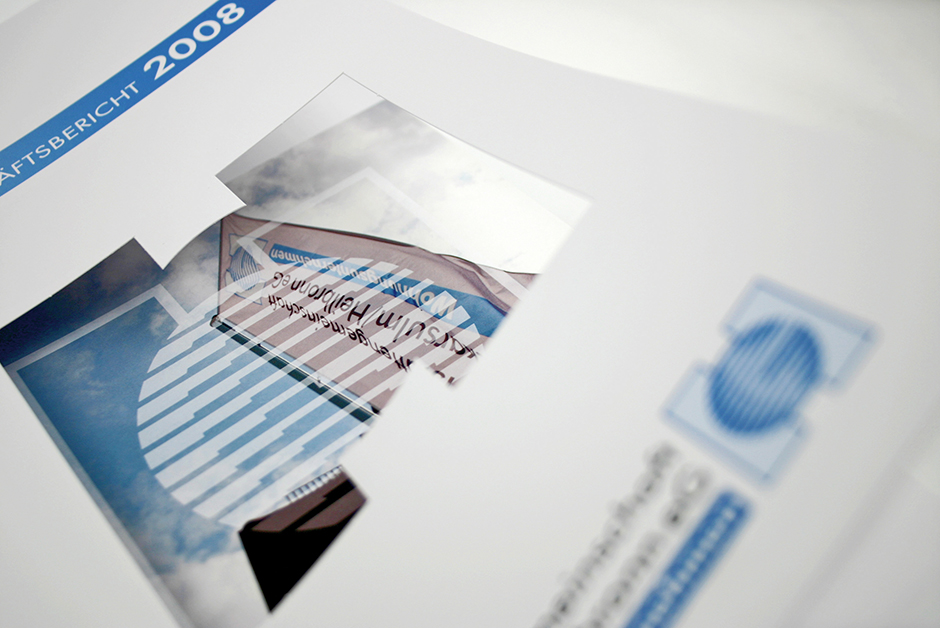 Glossar wichtiger Marketingbegriffe Above the line: Klassische Werbemaßnahmen (im Gegensatz zu below-the-line), insbesondere TV, Zei- tungen, Zeitschriften, Radio, Kino und Plakat als Werbeträger. Absatzhelfer: Rechtlich und wirtschaftlich selbständiger Unternehmer, der Geschäfte auf eigenen Na- men tätigt (vermittelt), aber kein Eigentum an der Ware erwirbt (fremde Rechnung). Beispiele sind Handelsvertreter, Reisebüros und Tankstellen. Absatzmittler: Rechtlich und wirtschaftlich selbständiger Unternehmer, der Geschäfte auf eigenen Na- men und eigene Rechnung tätigt (insb. Händler). Ad Click: Kennzahl der Online-Werbung-Erfolgskontrolle, Zahl der Clicks auf einen Hyperlink. Ad: Abkürzung für Advertisment, z. T. auch als Kürzel für Anzeigen, Banner im Internet u. a. Werbemittel genutzt. Added Value: Zusatznutzen eines Produktes. Adopter: Käufer bzw. Übernehmer einer Innovation. Affiliate-Marketing: Link auf einer Partner-Website, um potenzielle Neukunden auf die eigene Homepa- ge zu bewegen. Unterschied zu Bannerwerbung durch andere Abrechnungsmodelle und stär- kere inhaltliche Integration. Agenda Setting: Kommunikationswissenschaftliche Theorie, die beschreibt, in welcher Form Unterneh- men oder Organisationen versuchen, über die Medien die Tagesaktualität bzw. die Tagesord- nung der öffentlichen (politischen) Diskussion zu prägen. Aided Recall: Gestützte Erinnerung (mittels vorgelegten Markenlogos, Anzeigen o. Ä. abgefragt). Ambush-Marketing: Begriff aus dem Sponsoring für Maßnahmen, bei denen Unternehmen versuchen, an einem Event als Trittbrettfahrer zu partizipieren, ohne als Sponsor zu bezahlen (z. B. durch Werbung in der Nähe des Veranstaltungsortes, mit angelehnten Begriffen usf.). Audit: Begriff für ein systematisches und unabhängiges Kontrollverfahren, besonders häufig in den Berei- chen Wirtschaftsprüfung und Qualitätssicherung genutzt. Auktionen: Gemeinschaftliche Verkaufsveranstaltung, bei der mehrere Akteure Gebote abgeben kön- nen. In unterschiedlicher Form (offen oder verdeckt, Gebote durch Anbieter oder Nachfrager, persönlich oder online usf.) durchführbar. Ausschließlichkeitsbindung: Vertragsklausel, die Händler oder Lieferant in der Wahl der Geschäftspart- ner einengt. Bei Alleinvertriebsverträgen werden Handelsunternehmen bestimmte Gebiete (Gebietsschutz) oder Kundengruppen (Kundenschutz) vorbehalten. Eine Bezugsbindung zwingt 284 einen Händler, ein bestimmtes Produkt bei einem vorgeschriebenen Lieferanten zu beziehen (Konkurrenzausschluss). Awareness: Bekanntheitsgrad einer Marke oder eines Unternehmens. Balanced Scorecard: Planungs- und Controlling-Tool, der neben finanzwirtschaftlichen Größen auch Kunden-, Mitarbeiter- und Prozesskriterien integriert. Banner: Anzeige im Internet mit Hyperlink. Bedarfsberater: Nicht kommerziell orientierte Personen, bei denen der Ratsuchende im Allgemeinen Sachverstand und Uneigennützigkeit erwartet (z. B. Ärzte, Makler, Rechtsanwälte usf.). Below the line: Verkaufsförderungsmaßnahmen (POS-Marketing) und andere nicht klassische Kommuni- kationsmaßnahmen. Blind-Test: Bewertung eines Produktes mit verdecktem Markennamen. Blog: Weblog (auch Blog) ist ein thematischer „Nachrichtendienst“, der online publiziert und ähnlich wie ein Tagebuch („Web-Logbuch“) in regelmäßigen Abständen aktualisiert wird. Blog-Analyse: Marktforschungsmethode zur Auswertung der Kommunikation in Internet-Blogs. Brainstorming: Methode der Ideengenerierung, bei der spontane Einfälle zur Lösung einer Problematik in einer offenen und kritikfreien Diskussionsrunde zusammengetragen werden. Branchenstrukturanalyse: Weitgefasste Analyse der Wettbewerbssituation in einer Branche, die nicht nur aktuelle und potenzielle Konkurrenten sowie mögliche Ersatzprodukte, sondern auch Lieferan- ten und Abnehmer einbezieht. Briefing: Anweisung/Instruktion – prägnante Zusammenfassung alle Informationen durch den Auftrag- geber, die eine Marketingagentur für die Lösung des Kommunikationsproblems benötigt (Aus- gangslage, Ziele, Budget, Zeitplan, Kontrollgrößen usf.). Buzz-Marketing: Maßnahmen der Meinungsführerkommunikation, um Mund-zu-Mund-Kommunikation zwischen den Konsumenten hervorzurufen, die sich über ein neues Produkt austauschen sollen (buzz=brummen, schwirren). Campaigning: Strategisch angelegte Kommunikation, die von einem Positionierungsziel ausgehend ver- sucht, dramaturgisch angelegte Kommunikationsinhalte über verschiedenste Kanäle zu streuen. CAPI: Persönliche Befragung mit Laptop (Computer Assisted Personal Interview) Category Management: Zusammenarbeit zwischen einem führenden Hersteller (Category-Leader) und einem Handelskunden im Bereich des Handels-Marketings. CATI: Telefonische Marktforschung am PC (Computer Assisted Telephone Interview) 285 Click Through Rate: Verhältnis der Clicks auf einen Hyperlink zu den Einblendungen des Links. Clusteranalyse: Multivariates Verfahren, bei dem bestimmte Objekte bzw. Personen zu möglichst homo- genen Gruppen zusammengefasst werden (Beispiel Ernährungscluster zum Selbertesten bei http://ernaehrungsstudio.nestle.de/TippsTools/Checks/Ernaehrungstypentest.htm). Co-Branding: Marken von zwei Unternehmen auf einem Produkt. Communities (virtuelle): Soziale Gemeinschaften im Internet (StudiVZ u. Ä.). Conjointanalyse: Multivariates Verfahren, bei dem aus globalen Urteilen über Stimuli (z.B. Produkte) Nut- zenbeiträge einzelner Merkmale ermittelt werden. Besonders für die Produkt- und Preispolitik geeignet (vgl. das Internet-Forschernetz http://www.conjointanalysis.net/) Convenience Store: Betriebsform des Einzelhandels, praktische Naheinkaufsmöglichkeit (Tankstelle, Kiosk usf.). Copy-Strategie: Kurzgefasste Werbekonzeption, Teil des Briefings, insbesondere Ziel, Produktverspre- chen/Consumer Benefit, Kaufbegründung/Reason Why, USP und Tonality. Copy-Test: Verfahren der Werbeforschung zur Messung der Wirkung von Anzeigen unter Vorlage des gesamten Werbeträgers (z. B. einer Zeitschrift) Corporate Identity: Gestaltung eines geschlossenen Erscheinungsbildes eines Unternehmens in der Öf- fentlichkeit und nach innen. Corporate Social Responsibility: Übernahme sozialer Verantwortung in der Gesellschaft durch ein Unter- nehmen. Country of Origin-Effekt: Wirkung der Herkunftsbezeichnung (des Herstellungslandes) eines Produktes, made in. Cross Selling: Maßnahmen zum Verkauf zusätzlicher Produkte an einen Kunden. Customer Lifetime Value: Ertragspotenzial, wenn der Kunde dem Anbieter lebenslang treu bleibt. Customer Relationship Marketing: Managementkonzept zur Kundenbindung, insbesondere der langfris- tigen und besonders profitablen Abnehmer. Dachmarke: Gemeinsame Marke für alle Produkte eines Unternehmens (Company-Brand). Data Mining: Einsatz verschiedener multivariater statistischer Verfahren im Database Marketing, um in großen Datenbeständen neue Zusammenhänge (z. B. Kundengruppen) zu identifizieren. Database Marketing: Aufbau umfassender Kundendatenbanken und ihre Nutzung für ein Direktmarke- ting. 286 Deckungsbeitrag: Teil des Erlöses, der nach Abzug der einem Erlösobjekt direkt zurechenbaren Kosten (Einzelkosten) oder der variablen Kosten (Grenzkosten) zur Deckung aller anderen Kosten und als Gewinn verbleibt. Delphi-Studie: Mehrstufige Expertenbefragung unter Rückmeldung der Resultate der vorherigen Runde an die Befragten. Deutscher Werberat: Freiwillige Selbstkontrolle der deutschen Werbewirtschaft gegen missbräuchliche Werbung (http://www.werberat.de) Differenzierungsstrategie: Gewinnung eines Wettbewerbsvorteils durch Abhebung von der Konkurrenz. Diffusionsforschung: Forschungsrichtung, die sich mit dem Verbreitungsprozess von Neuerungen be- schäftigt. Direktvertrieb/Direktabsatz: Verkauf von Produkten eines Produzenten an Endverbraucher ohne zwi- schengeschalteten Handel. Discounter: Betriebsform des Lebensmitteleinzelhandels mit schmalem und flachem Sortiment, die auf Kosten- und Preisführerschaft ausgerichtet ist (Aldi, Lidl, Netto usf.). Disintermediation: Ausschaltung einer Wertschöpfungsstufe durch Direktabsatz/-bezug (z. B. Übersprin- gen des Handels durch E-Commerce). Diskriminanzanalyse: Multivariates Verfahren, um die Unterschiede zwischen vorgegebenen Gruppen zu identifizieren. Distributionsquote: Anzahl der das Produkt führenden Geschäfte in Bezug auf alle geeigneten Geschäf- te. Angesichts der unterschiedlichen Größe der Outlets häufig auch auf den Umsatzanteil der Handelsunternehmen bezogen (=gewichtete Distributionsquote). Diversifikation: Ausweitung der Geschäftstätigkeit eines Unternehmens auf neue Produkte in neuen Märkten. Dual-Brand: Zwei Marken eines Unternehmens auf einem Produkt. Economies of scale: Skalenvorteile, weil mit zunehmender Betriebsgröße mehrere Effekte zur Stückkos- tenreduktion beitragen: Verteilung der Fixkosten auf mehrere Einheiten bei nicht teilbaren Anla- gen, effizientere Großanlagen, günstigere Beschaffungspreise für die Rohwaren, Lernvorteile usf. Economies of scope: Verbundvorteile bei der Produktion verschiedener Produkte in einem Unternehmen (z. B. gemeinsame Maschinennutzung). Efficient Consumer Response: Konzept des handelsgerichteten Marketings mit den beiden zentralen Elementen Just-in-Time-Logistik (Supply Chain Management) und Marketing-Kooperation (Ca- tegory Management). Angestrebt wird die vertrauensvolle Kooperation zwischen einem füh- 287 renden Hersteller und einem Handelskunden. Einstellung: Manifeste Meinung zu einer Person oder einem Objekt. In den meisten Fällen anhand der drei Kriterien emotionale Einschätzung, Wissen und Handlungsbereitschaft operationalisiert (=3- Komponenten-Modell). Einzelkosten: Kosten, die ausschließlich durch die Herstellung eines Produktes (einer Produktgruppe) ver- ursacht werden und diesen daher verusachungsgerecht zugerechnet werden können (Gegen- satz: Gemeinkosten). Engelsches Gesetz: Abnehmender Anteil der Ausgaben für Nahrungsmittel an den Gesamtausgaben der Haushalte mit steigender wirtschaftlicher Prosperität eines Landes. Erfahrungsgüter: Diese Qualitätseigenschaft eines Gutes kann beim Ge- oder Verbrauch vom Nachfra- ger eindeutig bewertet werden, jedoch noch nicht vor dem Kauf. Erfahrungskurve: Empirisch gestützte These, dass es i. A. bei einer Verdopplung der kumulierten Pro- duk-tionsmenge durch größere Erfahrung und Skaleneffekte zu einer Reduzierung der realen Stückkosten um ca. 20-30 Prozent kommt. Erfolgsfaktor: (Strategische) Erfolgsfaktoren sind Maßnahmen, die zu einem Erfolg des Unternehmens messbar und nachhaltig beitragen. Die betriebswirtschaftliche Erfolgsfaktorenforschung ver- sucht, solche Strategien (z. B. Marktanteil, Innovationsrate) durch empirische Studien zu identifi- zieren. Experiment: Befragung oder Beobachtung unter kontrollierten Rahmenbedingungen und systemati- scher Versuchsanordnung. Eye-Tracking: Blickaufzeichnungsgerät, mit dessen Hilfe der Blickverlauf von Probanden bei Anzeigen, Werbespots, Homepages u. Ä. gemessen werden kann (Werbewirkungstest) – Beispiel Martini Werbespot http://www.youtube.com/watch?v=v0xG1xQTf9E Fachgeschäft: Betriebsform des Einzelhandels mit schmalem, aber tiefem Sortiment, hoher Serviceinten- sität und höherpreisig. Faktorenanalyse: Multivariates Verfahren, um verschiedene Fragen (Items), die von den Probanden ähnlich beantwortet wurden, zu einer Hintergrunddimension zusammenzufassen. Fast Moving Consumer Goods (FMCG): Schnell drehende Konsumgüter, alle Artikel, die über den Le- bensmitteleinzelhandel vertrieben werden (Lebensmittel, Waschmittel, Drogeriewaren usf.). Fernsehzuschauerforschung: Repräsentative Ermittlung von Einschaltquoten per TV-Panel. Filialunternehmen: Handelsunternehmen, zu dem mindestens fünf Geschäfte gehören. Frame: Interpretationsrahmen/Deutungsrahmen eines Individuums oder der Medien. 288 Franchising: Ein Franchisegeber entwickelt ein System (insb. Gastronomie, Handel) und vergibt gegen eine Eintrittsgebühr und eine umsatzabhängige Gebühr einem Franchisenehmer eine Lizenz zur Nutzung dieses Konzeptes und der dazu gehörenden Waren nach strengen Vorgaben. Fundraising: Spendengewinnung bei Non-Profit-Organisationen. Gatekeeper: Engl. „Türhüter“ oder „Schleusenwärter“. Person oder Organisation, die in einer Geschäfts- beziehung eine bestimmende Rolle einnimmt und über die Weitergabe von Informationen oder Waren entscheidet. Gefangenen-Dilemma: Spieltheoretische Anreizsituation, in der das eigentlich für alle Beteiligten positive kooperative Verhalten aufgrund des Rationalverhaltens der Einzelnen nicht zustande kommt oder labil ist. Gemeinkosten: Kosten, die durch mehrere Produkte oder Produktgruppen gemeinsam hervorgerufen werden und deshalb nicht direkt (verursachungsgerecht) auf diese verteilt werden können (Gegensatz: Einzelkosten). Gemeinschafts-Marketing: Marketingmaßnahmen für eine gesamte Branche oder eine größere Gruppe von Unternehmen, häufig in Form von generischer Werbung (Werbung für eine Produktart, z. B. bestimmte Lebensmittel). Global Sourcing: Betriebliches Beschaffungskonzept, das auf den weltweiten Einkauf der notwendigen Einsatzgüter setzt und dadurch Kostenvorteile erzielen will. GlobalMarketing: Internationalisierungsstrategie, bei der die verschiedenen Ländermärkte (fast) voll- ständig standardisiert bearbeitet werden. Großhandel: Handelsunternehmen mit der (Haupt-)Zielgruppe institutionelle Abnehmer (nicht Endver- braucher, dann Einzelhandel) Grundgesamtheit: Zielgruppe einer Befragung, aus der eine Stichprobe gezogen wird. Gruppendiskussion: Qualitative Marktforschungsmethode, bei der mehrere Personen gleichzeitig durch einen geschulten Moderator zu einem Thema befragt werden, wobei besonders Prozesse der sozialen Meinungsbildung erforscht werden sollen (Synonym: Fokus Group Studie). GWB: Gesetz gegen Wettbewerbsbeschränkungen. Habitualisierung: Gewohnheitsmäßiges (Kauf-)Verhalten. Halo-Effekt: Heiligenschein-Effekt, positive Ausstrahlung einer Eigenschaft, die andere Einschätzungen überdeckt. Handelsmarken: Handelsunternehmen als Markeneigner. Produziert werden sie i.d.R. allerdings durch Hersteller. Nur in Ausnahmefällen tritt der Handel selbst als Produzent auf. 289 Handels-Panel: Erhebung von Wareneingangs- und Ausgangsdaten bei möglichst repräsentativ ausge- wählten Handelsbetrieben, um daraus Marktinformationen für Hersteller zu gewinnen. Beispiel Nielsen, http://de.nielsen.com/products/rms.shtml. Haushalts-Panel: Regelmäßige Erhebung des Kaufverhaltens bei repräsentativ ausgewählten Verbrau- chern, um daraus Marktinformationen für Hersteller zu gewinnen. Beispiel GfK ConsumerScan, http://www.gfkps.com oder Nielsen, http://www.acnielsen.de/products/cps.shtml. Handelsspanne: Differenz zwischen dem Ein- und dem Verkaufspreis eines Handelsunternehmens, bezo- gen auf den Ein- oder Verkaufspreis, in Prozent (als Betrag=Rohertrag). Home-Use-Test: Marktforschungsmethode; Test von Neuprodukten zu Hause in der realistischen Einsatzsi- tuation. Hybrid-Strategie: Wettbewerbsstrategie, die Aspekte der Kostenführerschaft und der Differenzierung kombiniert. Hypothetisches Konstrukt: Bezeichnung der psychologischen Konsumforschung für verschiedene Wahr- nehmungs- und Denkmuster, die sich im Kopf des Nachfragers abspielen und deshalb nicht di- rekt beobachtet werden können. Image: Gesamtheit aller subjektiven Vorstellungen einer Person von einem Objekt oder einer Person, die sich im Laufe der Zeit verdichten und dann eine wichtige Orientierungsfunktion erfüllen. Imagetransfer: Übertragung eines Vorstellungsbildes von einem Objekt auf ein anderes (z. B. Marken- transfer). Informationsökonomie: Teilgebiet der Neuen Institutionenökonomie, die sich mit der Funktionsweise von Marktprozessen bei asymmetrischer Informationsverteilung zwischen den Marktseiten beschäf- tigt. Ingredient Branding: Begleitende Vorproduktmarke. Marke eines Rohstoffs oder Vorproduktes, die auf dem Endprodukt erscheint („Intel Inside“). Inhaltsanalyse: Forschungsmethode in der Öffentlichkeitsarbeit zur (quantitativen oder qualitativen) Er- fassung der Berichterstattung in den Medien. Integrierte Kommunikation: Abstimmung der verschiedenen Kommunikationsinstrumente. Investor Relations: Teilgebiet der Öffentlichkeitsarbeit mit der Zielgruppe Kapitalgeber. Involvement: Bezeichnung für das situative oder produktbezogene Kaufengagement einer Person, d.h. für das Interesse, die Bereitschaft zur Informationsaufnahme und das emotionale Engagement. Irradiationseffekt: Ausstrahlung einer Eigenschaft auf die Bewertung anderer. 290 Issues-Management: Teilgebiet der Öffentlichkeitsarbeit zur gezielten und frühzeitigen Analyse und Be- einflussung von öffentlich diskutierten Themen. IVW: Informationsgemeinschaft zur Feststellung der Verbreitung von Werbeträgern, ermittelt Auflage und Verbreitungsdaten verschiedener Werbeträger (Zeitschriften, Zeitungen, Plakate, Kino) (http://www.ivw.de). Joint Ventures: Gemeinschaftsgründung eines neuen Unternehmens durch mindestens zwei Unterneh- men. Just-in-time: Logistisches Prinzip, nach dem die Anlieferung von Werkstoffen (Bauteile, Rohstoffe, etc.) genau dann erfolgen soll, wenn sie im Unternehmen benötigt werden. Kartell: Zusammenarbeit von rechtlich selbständig bleibenden Unternehmen, die konkurrierende Leis- tungen anbieten und den Wettbewerb beschränken wollen. Durch das Gesetz gegen Wettbe- werbsbeschränkung i. A. untersagt. Kaufentscheidungsprozess, extensiv: Ausgiebige Informationssuche und Alternativenbewertung beim Einkauf. Kaufentscheidungsprozess, habitualisiert: Gewohnheitsmäßiges Einkaufen. Kaufentscheidungsprozess, impulsiv: Einkaufen ohne vorherige Planung, spontan. Kaufentscheidungsprozess, limitational: Begrenzte Informationssuche und Alternativenbewertung beim Einkauf. Käufermärkte: Märkte, auf denen das Angebot die Nachfrage übertrifft, so dass Nachfrager (Käufer) in der günstigeren Situation sind und entsprechend umworben werden. Die Nachfrage bildet ei- nen Engpassfaktor zur Steigerung der Umsätze (Gegenteil: Verkäufermärkte). Kaufrisiko: Wahrgenommene Unsicherheit beim Einkauf, die häufig risikoreduzierende Verhaltensweisen auslöst (z. B. Vertrauen auf bekannte Marke, Nutzung eines Gütesiegels). Key Account Management: Organisationsform im Vertrieb. Person oder Team, zuständig für die komplet- te Absatzbetreuung eines Großkunden (Schlüsselkundenmanagement). Kognitive Dissonanz: Psychologisches Motiv, sich widersprechende Einstellungen und Wahrnehmungen miteinander in Einklang zu bringen, z. B. durch Verdrängung, neue Informationssuche, Verhal- tensänderung usf. Konsumerismus: Gesellschaftliche Bewegung, die aus der Kritik am Marketing und dessen ggf. verbrau- cherschädigenden Verhaltensweisen entstanden ist. Kontakter: Mitarbeiter einer Kommunikationsagentur, die als Bindeglied zwischen Kunde und Agentur arbeiten und für die konzeptionelle Seite der Betreuung zuständig sind. 291 Kooperation: Zusammenarbeit zwischen Unternehmen, bei denen diese rechtlich und wirtschaftlich selbständig bleiben. Im Gegensatz zur Konzentration, bei der diese Selbständigkeit aufgegeben wird. Wirtschaftlich selbständig heißt aber nicht wirtschaftlich unabhängig. Korrelationsanalyse: Bivariates Verfahren, um den Zusammenhang zwischen zwei intervallskalierten bzw. metrischen Variablen miteinander zu vergleichen Korrelationswert: Gibt die Wechselbeziehung zwischen zwei sich verändernden Größen an. Der Korrela- tionswert kann zwischen 0 (kein Zusammenhang) und 1 bzw. -1 (vollständiger positiver oder ne- gativer Zusammenhang) liegen. Kosten, fixe: Kosten, die unabhängig von der produzierten Menge anfallen, also auch dann, wenn die Produktion kurzfristig eingestellt wird. Kosten, variable: Kosten, die abhängig von der Ausbringungsmenge sind. Kosten, versunkene (sunk costs): Irreversible Kosten, die in Form von Geld oder Zeit in Projekte eingeflos- sen sind und nicht zurückgeholt werden können, unabhängig von einer heutigen Entscheidung. Kreativitätstechniken: Instrumente des Innovationsmanagements zur Findung von neuen Ideen. Kreuzpreiselastizität: Änderung der nachgefragten Menge eines Gutes bei Preisänderung eines ande- ren Gutes; positiver Wert zeigt Substitution, negativer Wert Komplementarität. Kreuztabelle: Bivariates Verfahren, um den Zusammenhang zwischen zwei nominalen bzw. ordinalen Variablen zu vergleichen. Krisen-PR: Teilgebiet der Öffentlichkeitsarbeit mit dem Ziel, sich systematisch auf evtl. Gefährdungen der öffentlichen Reputation vorzubereiten. Laddering-Analyse: Qualitatives Marktforschungsverfahren, bei der durch eine Reihe von „Warum- Fragen“ versucht wird, von den konkreten Eigenschaften, die ein Produkt für einen Probanden erfüllen soll, auf die dahinter stehenden Nutzenkomponenten und Werthaltungen zu schließen. Launch: Einführung eines neuen Produktes oder einer neuen Werbekampagne. Layer Ad: Werbeanzeigen im Internet, die sich über eine Website oder Teile davon schieben. Leapfrogging: Verhaltensweise der Kunden, bei denen diese bewusst eine technologische Generation überspringen und auf die nächste technologisch leistungsfähigere Produktgeneration setzen. Lebensstil: Relativ dauerhafte Verhaltens- und Selbstdarstellungsmuster, nach denen Gruppen von Men- schen ihr Alltagsleben organisieren, d.h. wie sie ihre Zeit verbringen und welche Interessen und Einstellungen sie haben (verbreitet: AIO-Modell=activities, interest, opionion). Leitfadengespräch: Marktforschungsmethode, bei der Probanden auf Basis eines Interviewleitfadens qualitativ befragt werden. 292 Leitmedien: Wichtige Medien, die über Teilöffentlichkeiten hinausgreifen und das Agenda Setting be- sonders prägen, weil sich andere Medien in ihrer Themenwahl an ihnen orientieren (zum Beispiel die Tagesthemen, der Spiegel). Leser-Blatt-Bindung: Kriterium der Mediaplanung, Verbundenheit der Leser mit einer Zeitschrift. Likert-Skala: Frageform, bei der ein Statement befürwortet oder abgelehnt werden kann. Listbroking: Verkauf bzw. Vermietung von Personendaten zum Direktmarketing. Litigation-PR: Form der PR während eines juristischen Verfahrens, um die Reputation des Mandanten in der Öffentlichkeit und bei Gericht zu verbessern. Lobbying (Lobbyismus): Gezielte Beeinflussung des politischen Entscheidungsprozesses durch Organisa- tionen bzw. Interessengruppen. Logfile: Protokolldatei eines Servers, Basis für die Auswertung des Internet-Marketings. Mailing: Direktwerbung per Post. Markenartikel: Marke mit hohem Bekanntheitsgrad, i. d. R. auf Herstellermarken bezogen. Markenerweiterung: Übertragung einer Marke auf eine neue Produktgruppe (brand extension). Markenfamilie: Gemeinsame Marke für verschiedene verwandte Einzelprodukte (Marken-Range). Markenlizensierung: Inhaber eines Markenrechts räumt einem anderen Unternehmen das Nutzungs- recht an der Marke in einer anderen Warengruppe ein. Markentreue: Wiederholungskäufe der Nachfrager, geringe Wechselbereitschaft. Markenwert: Ökonomischer Wert einer Marke, i. d. R. nicht bilanzierungsfähig (auch: Brand Equity). Market-based View: Theorierichtung der Wettbewerbsforschung, nach der die Marktbedingungen (die Branchenstruktur) die Auswahl der geeigneten Strategie bestimmt. Marketingführerschaft: Unternehmen mit einer dominierenden Rolle in der Wertschöpfungskette (im Ver- tikalwettbewerb). Marketing-Mix: Abstimmung der verschiedenen Marketinginstrumente. Marktforschung: Marktforschung umfasst die zielgerichtete Erhebung und entscheidungsbezogene Ver- dichtung von managementrelevanten Informationen. Sie kann sich auf bereits vorliegende Da- ten beziehen (Sekundärforschung) oder durch Beobachtung bzw. Befragung eigene Informa- tionen erheben (Primärforschung). Marktführerschaft: Unternehmen mit einer dominierenden Rolle (dem größten Marktanteil) im Vergleich 293 zu den Konkurrenten (Horizontalwettbewerb). Marktsegment: Teilbereich eines Marktes, der sich durch eine homogene Zielgruppe auszeichnet. Die Zielgruppe sollte sich möglichst deutlich von anderen Kundengruppen abheben und gezielt mit einem spezifischen Marketing-Mix angesprochen werden können. Marktsegmentierung: Gezielte Ansprache von Zielgruppen, die auf Basis von soziodemographischen, psychographischen und/oder verhaltensorientierten Merkmalen abgegrenzt sind. Mäzen: Wohlhabender Förderer, insbesondere Kunstfreund und Geldgeber für kulturelle Zwecke; be- nannt nach dem Römer Gaius Cilnius Maecenas (69 - 8 v. Chr.). Mediadaten: Von Verlagen in regelmäßigen Abständen herausgegeben Informationen zu ihren Publika- tionen (Erscheinungsweise, Verbreitungsgebiet, Reichweite, Leserschaft, Anzeigenpreise, redak- tionelle Themenpläne usf.). Median: Univariates Verfahren; Zentralwert, d. h. derjenige Wert, der bei einer Variable, die der Größe nach geordnet wird, in der Mitte liegt. Medienresonanzanalyse: Controllingmethode, bei der die Erfolge der Öffentlichkeitsarbeit durch Aus- wertung der Medien (Anzahl und Inhalt der Berichte) ausgewertet wird. Mehrkanal-Strategie: Nutzung unterschiedlicher Absatzwege (Absatzkanäle) für ein Produkt parallel. Mehrmarken-Strategie: Nutzung unterschiedlicher Marken für verschiedene Markt- bzw. Preissegmente. Meinungsführer (Opinion Leader): Personen im sozialen Umfeld mit Fachkompetenz und Kommunikati- onsstärke, die bei bestimmten Themen auf die Einstellungen ihres Umfeldes Einfluss nehmen (Vi- deocast zu Meinungsführermarketing: http://www.connectedmarketing.de/cm/ 2007/05/next07_mein_vor.html) Mischkalkulation: Einige Produkte werden besonders günstig angeboten (Sonderangebote, Lockvogel- angebote), um gleichzeitig andere - besser kalkulierte – mit verkaufen zu können. Mittelwert: Univariates Verfahren; Summe der Einzelwerte bei einer Variablen, geteilt durch die Anzahl der Befragten (arithmetisches Mittel). Mittelwertvergleich: Bivariates Verfahren, um die Mittelwerte mehrerer Gruppen miteinander zu verglei- chen. Mobile-Marketing: Maßnahmen unter Nutzung mobiler Endgeräte, insb. des Handys. Modus: Univariates Verfahren; derjenige Wert, der bei einer Variable am häufigsten vorkommt. Mono-Marke: Einzelmarke, d. h. Nutzung einer Marke für einen einzelnen Artikel. 294 Moskito-Marketing: Low-Budget-Kommunikation von kleineren Unternehmen, um mit unüblichen Maß- nahmen trotz geringen Werbeetats Aufmerksamkeit zu erringen, z. B. durch unübliche Kommu- nikationsformen wie Kreidebeschriftung auf der Straße. Mystery-Shopping: Verdeckte Testkäufe im Handel zur Überprüfung der Serviceorientierung des Ver- kaufspersonals. Nachfragemacht: Machtübergewicht der abnehmenden Seite in einer Wertschöpfungskette. Nachrichtenwertfaktoren: Kriterien, nach denen sich Journalisten bei der Auswahl der ihnen publikati- onswürdig erscheinenden Meldungen aus der erheblich größeren Menge aller Ereignisse leiten lassen. Neoklassisches Gut: Ware, deren Qualität in irgendeiner Form standardisiert und damit vollständig transparent ist. Neue Institutionenökonomie: Ökonomische Theorierichtung als Weiterentwicklung der Neoklassik. Die NIÖ gibt die neoklassischen Prämissen der vollständigen Markttransparenz, ehrlicher Akteure, unendlich schneller Reaktionsgeschwindigkeit und homogener Produkte auf und analysiert stattdessen Märkte mit asymmetrischer Wissensverteilung, opportunistischen Akteuren und Trans-aktionskosten. Neue Politische Ökonomie: Theorierichtung der Ökonomie, die sich mit dem Verhalten von politischen Entscheidungsträgern beschäftigt und versucht, deren Handlungen als Stimmenmaximierungs- verhalten auf dem Markt für Wählerstimmen zu erklären. Neuro-Marketing: Nutzung apparativer medizinischer Verfahren zur Messung von Hirnleistungen mit dem Ziel, Reaktionen auf Marketingmaßnahmen sichtbar zu machen (MRT, EEG usf.). Nielsen-Gebiete: Einteilung Deutschlands in sieben Gebiete als Grundlage der Distributionsplanung, in der Praxis sehr verbreitet, http://www.acnielsen.de/company/images/Nielsen-Gebiete5.jpg. Non-Business-Marketing: Übertragung der unternehmensbezogenen Marketing-Lehre auf nicht- kommerzielle Institutionen. Öko-Marketing: Marktorientierter Ansatz der Unternehmensführung, der betriebswirtschaftliche und öko- logische Ziele zugleich zu erreichen sucht. Omnibus-Umfrage: Regelmäßige Mehrthemenfrage eines Marktforschungsunternehmens, bei der sich jeweils mehrere Kunden mit einigen eigenen Fragen beteiligen können. Outsourcing: Auslagerung von Tätigkeiten auf Lieferanten, Absatzmittler oder Absatzhelfer zur Konzent- ration auf die Kernkompetenz der Unternehmung. Page Impressions: Kennzahl der Internet-Werbe-Erfolgskontrolle: Sichtkontakte mit einer Website. Panel, geschultes: 10 bis 12 im Hinblick auf ihre sensorischen Fähigkeiten geschulte Verbraucher, die 295 Produkte vergleichend sensorisch beschreiben und bewerten. Panel: Wiederkehrende Befragung derselben Probanden zum selben Thema mit identischen Methoden. Panel-Effekt: Nicht gewünschte Verhaltensänderung, wenn Probanden immer wieder befragt werden und daraufhin ihr Verhalten verändern. Panel-Sterblichkeit: Ausfall von Teilnehmern eines laufenden Panels. Penetration Policy: Niedrigpreiseinführung eines Neuproduktes mit dem Ziel, schnell eine hohe Markt- durchdringung zu erreichen. Pitch: Wettbewerbspräsentation von Agenturen (Werbung, PR usf.) um einen Kunden (einen Auftrag). Polaritätenprofil: Graphische Imagedarstellung auf Basis eines semantischen Differentials. Portfolio-Analyse: Simultane Analyse eines Entscheidungsobjektes unter Ertrags- und Risikogesichtspunk- ten. Potemkin-Gut: Nicht nur die Nachfrager, sondern alle externen Beobachter können unter den gegebe- nen Bedingungen – auch bei noch so hohen Transaktionskosten – keine Qualitätseinschätzung dieses Produktes (einer Produkteigenschaft) vornehmen. Preisagenten: Online-Suchmaschinen, die das günstigste Angebot im Internet herausfinden (z.B. www.billiger.de). Preisbündelung: Kombiniertes Angebot von mehreren Produkten/Dienstleistungen in einem Gesamtpa- ket (Bündel). Preisdifferenzierung: Preisbezogene Marktsegmentierung: Unterschiedlicher Preis für ein Produkt, je nach Kaufzeitpunkt, Käufer, Ort, Verwendungszweck oder Abnahmemenge. Preiselastizität: Änderung der nachgefragten Menge bei einer Preisänderung dieses Gutes (Eigenpreis- elastizität). Preisschwelle: Preis, bei dessen Über- oder Unterschreitung es zu einer sprunghaft veränderten Kunden- bewertung kommt. Pressekonferenz: Einladung von Medienvertretern zu einem Termin, an dem eine Institution ein aus ihrer Sicht berichtenswertes Ereignis vorstellt und auf Fragen von Journalisten antwortet. Pressemitteilung: An Medien und Nachrichtenagenturen verschickte Darstellung aktueller Informationen mit dem Ziel, das diese in möglichst wenig veränderter Form von den Journalisten in ihre Be- richterstattung übernommen wird. Pretest: Überprüfung eines Fragebogens auf Formulierungsschwächen und andere Schwächen. Produktionsprogramm: Alle Produkte eines Herstellers. 296 Produktlebenszyklus: Entwicklung eines Produktes von der ersten Produktidee bis zur Markteinführung (= Entstehungszyklus) sowie von der Markteinführung bis zur Herausnahme aus dem Markt und der Entsorgung (= Marktzyklus). Produktlinienerweiterung: Einführung neuer ähnlicher Produkte unter der bereits bekannten Marke (Mar- kentransfer) in einer Produktkategorie (Product Line Extension). Produkt-Management: Organisationsform im Marketing: Person oder Team, zuständig für die komplette Betreuung eines wichtigen Produktes, einer Produktgruppe (Category-Management) oder einer Marke (Brand-Management). Produkt-Markt-Matrix: 4-Felder-Matrix (Produkte: alt-neu; Märkte alt-neu), die die Wachstumsmöglichkei- ten eines Unternehmens verdeutlicht. Während Produktinnovationen noch eng an den bisheri- gen Kernkompetenzen ansetzen, wird der Zusammenhang bei Marktentwicklung und speziell bei Diversifikation zunehmend loser (Z-Strategie). Produkt-Ökobilanz (LCA): Zusammenstellung und Beurteilung der Input- und Outputflüsse und der po- tenziellen Umweltwirkungen eines Produktsystems im Verlauf seines Lebenswegs (ISO 14 040). Die Ökobilanz, englisch Life Cycle Analysis (LCA), dient dem möglichst umfassenden Vergleich der Umweltauswirkungen zweier oder mehrerer unterschiedlicher Produkte, Systeme, Verfahren oder Verhaltensweisen. Produkt-Placement: Einbindung von Markenartikeln als Requisiten in Filmhandlungen. Produktpositionierung: Bewertung von Produkten oder Marken hinsichtlich der zentralen kaufrelevanten Eigenschaften durch die Nachfrager. Das Angebot soll möglichst den Idealvorstellungen der Nachfrager (bzw. eines Abnehmerclusters) angepasst werden (Idealimage) und sich möglichst weit von den Positionen der Wettbewerber entfernen. Ziel ist ein eigenständiges Profil (USP). Produktvariation: Neue Varianten eines bereits bestehenden Produktes ohne größeren Innovationsgrad. Public Affairs: Teilgebiet der Öffentlichkeitsarbeit mit dem Ziel, auf öffentliche Themen und insbesondere politische Entscheidungen Einfluss zu nehmen. Qualitative Marktforschung: Marktforschung, die durch Interpretation ausgewertet wird. Viele Hinweise hierzu unter http://www.qualitative-research.net Quantitative Marktforschung: Standardisierte Marktforschung, die statistisch ausgewertet wird. Quota-Stichprobe: Verfahren zur Auswahl von Befragten in der Marktforschung nach bestimmten Struk- turvorgaben der Grundgesamtheit (z. B. Anteil Altersgruppen, Geschlecht, Ausbildungsformen usf.). In der Stichprobe sollen sich diese Merkmale in der gleichen Verteilung wiederfinden. Random-Stichprobe: Verfahren zur Auswahl von Befragten in der Marktforschung, bei der jedes Indivi- duum der Grundgesamtheit die statistisch gleiche Wahrscheinlichkeit der Teilnahme hat (Zufalls- stichprobe). 297 Rangordnungs-Skala: Frageform, bei der eine Rangreihung von Alternativen vorgenommen wird. Rating-Skala: Frageform, bei der eine Bewertung vorgenommen wird. Rational Choice Modelle: Erweiterte ökonomische Perspektive, die auch Transaktions- und Opportuni- tätskosten zur Erklärung des Verhaltens einbezieht. Reaktanz: Psychologisches Motiv, Widerstand gegen Einschränkungen der eigenen Handlungsfreiheit zu leisten. Reason Why: Begründung des Produktversprechens in der Werbung. Regressionsanalyse: Bi- bzw. multivariates Verfahren, um den Einfluss von einer bzw. mehreren unab- hängigen Variablen auf eine abhängige (zu erklärende) Größe zu messen. Reichweite: Diese Werbekennziffer gibt an, wie viel Prozent der Bevölkerung ein Medium wahrnehmen. Die Reichweite eines Printmediums wird in Lesern pro Ausgabe (LpA) angegeben. Relationship View: Theorierichtung der Wettbewerbsforschung, nach der die Geschäftsbeziehungen (die Geschäftspartner) die Auswahl der geeigneten Strategie bestimmen. Relaunch: Grundlegende Überarbeitung eines etablierten Produktes. Relevant Set: Marken, die ein Verbraucher in die engere Auswahl zieht. Repräsentativität: Stichprobe, bei der die Struktur im Wesentlichen der Grundgesamtheit entspricht. Resource-based View: Theorierichtung der Wettbewerbsforschung, nach der die unternehmensinternen Stärken und Schwächen (die Kernkompetenzen) die Auswahl der geeigneten Strategie be- stimmen. Risikokommunikation: Kommunikationswissenschaftliche Forschungsrichtung, die sich mit der gesell- schaftlichen Auseinandersetzung um kontroverse Technologien beschäftigt (Kernenergie, Gen- technik usf.). Robinson-Liste: Liste beim Direktwerbeverband: Haushalte, die keine Direktwerbung erhalten wollen (http://www.robinsonliste.de). Sample: Stichprobe, d. h. Auswahl aus der Grundgesamtheit. SB-Warenhaus: Betriebsform des Lebensmitteleinzelhandels mit sehr breitem und tiefem Sortiment, gro- ßer Verkaufsfläche (> 4.000 qm), größerem Non-Food-Anteil, Autokundenorientiert und hoher Sonderangebotsintensität (z. B. Real, Kaufland) Semantisches Differential: Frageform, bei der die Probanden ein Image anhand von gegensätzlichen Eigenschaftspaaren bewerten. Wird zumeist als Polaritätenprofil dargestellt. 298 Sensitivitätsanalyse: Quantitative oder qualitative Überprüfung der Auswirkungen von Änderungen von Planungsgrundlagen auf das Planungsergebnis. Überprüft wird die Stabilität des Ergebnisses bei veränderten Parametern. Shareholder Value: Konsequente Orientierung der Unternehmensführung an der Steigerung des Unter- nehmenswertes aus Sicht der Anteilseigner (des Kapitalmarktes). Shareholder: Anteilseigner eines Unternehmens, Aktionär. Signifikanzniveau: Sicherheit, mit der sich die Ergebnisse einer Stichprobe auf die Grundgesamtheit übertragen lassen. Skalenniveau: Genauigkeitsgrad einer Antwort im statistischen Sinne: metrisch=gleiche Abstände mit 0- Punkt, intervall=gleiche Abstände, ordinal=Rangordnung, nominal=Angabe ohne Richtung. Skimming Policy: Hochpreiseinführung eines Neuproduktes mit dem Ziel, die Preisbereitschaft der inno- vativen Kunden abzuschöpfen. Social-Marketing: Übertragung der unternehmensbezogenen Marketing-Lehre auf die Vermarktung so- zialer Ideen bzw. gesellschaftlicher Anliegen. Sortiment: Alle Artikel eines Händlers. Sortimentsbreite: Anzahl der verschiedenen Warengruppen, die ein Händler führt. Sortimentstiefe: Anzahl der verschiedenen Artikel bzw. Sorten in einer Warengruppe, die ein Händler führt. Soziales Milieu: Einteilung der Bevölkerung in bestimmte Gruppen auf Basis ihrer Schichtenzugehörigkeit und ihrer Wertorientierung. Das Konzept wurde in Deutschland vom Sinus-Marktforschungsinstitut entwickelt (http://www.sociovision.de/loesungen/sinus-milieus.html). Spannweite: Differenz zwischen dem kleinsten und dem größten Messwert bei einer Variablen. Spieltheorie: (Wirtschafts-)Wissenschaftliche Theorie, die auf Basis rationalen Verhaltens interaktive Ent- scheidungssituationen analysiert. Sponsoring: Materielle Förderung, die auf immaterielle Gegenleistungen, beispielsweise in Form von Im- ageaufwertung, angelegt ist. Stakeholder: Jede Person oder Institution, die ein spezielles Interesse an den Handlungen eines Unter- nehmens hat. Standardabweichung: Quadratwurzel aus der Varianz, d. h. der Summe aller quadrierten Abweichun- gen der Messwerte vom Mittelwert, geteilt durch die Anzahl der Messwerte. Store Check: Erhebung im Einzelhandel, um Sortiment, Platzierung von Artikeln u. Ä. zu überprüfen. 299 Strategische Allianz: Langfristig angelegte Zusammenarbeit (Kooperation) zwischen zwei oder mehreren Unternehmen mit ähnlich starker Ausgangsposition (z. B. Joint Venture). Strategisches Geschäftsfeld: Teileinheiten eines Unternehmens, für die sich separate Strategien entwi- ckeln lassen. Diese Einheiten können ggf. auch organisatorisch zusammengefasst werden. Strategisches Netzwerk: Langfristig angelegte Zusammenarbeit (Kooperation) zwischen einem führen- den (fokalen) Unternehmen und mehreren weiteren Unternehmen (z. B. Franchising). Suchgut: Die Qualität dieses Produktes kann ohne nennenswerte Schwierigkeiten direkt beim Kauf über- prüft werden. SWOT-Analyse: Akronym für die Verknüpfung unternehmensinterner Stärken (strengths) und Schwächen (weaknesses) mit den unternehmensexternen Chancen (opportunities) und Risiken (threats). Szenario-Analyse: Breit angelegte Zukunftsstudie, in der extrem positive wie negative Entwicklungen so- wie ein wahrscheinlicher Entwicklungspfad analysiert werden. Tachistoskop: Gerät, mit dem ein Objekt sehr kurzzeitig gezeigt werden kann, um die Wirkung einer flüchtigen Betrachtung zu messen, heute erfolgt dies computergestützt (Werbetest, Produkttest, Verpackungstest usf.). Tagcloud: Begriffsanordnung auf einer Website, bei der häufig aufgerufene Begriffe größer dargestellt werden. Target-Costing bzw. -Pricing: Zielkostenanalyse, bei der die Produktentwicklung von dem am Markt er- zielbaren Preis geleitet wird. Tausend-Kontakte Preis: Werbekosten, um 1.000 Werbekontakte zu erzielen. Tausend-Leser Preis: Werbekosten, um 1.000 Leser mit einer Anzeige zu erreichen (vergleichbar: Tau- send-Hörer-Preis, Tausend-Seher-Preis). Testimonial: Bekannte Persönlichkeit, die in der Werbung ein Produkt empfiehlt. Testmarkt: Möglichst abgeschlossener Teilmarkt, in dem ein neues Produkt auf seinen Markterfolg vor der Gesamteinführung getestet wird (spezieller Supermarkt/Store Test, elektronischer Mini-Testmarkt). Themenlebenszyklus: Ansatz aus der PR-Forschung: Übertragung des klassischen Produktlebenszyklus auf gesellschaftliche Diskussionen, die auch typische Entstehungs-, Wachstums-, Reife- und Degene- rationsprozesse durchlaufen. Tiefeninterview: Qualitative Marktforschungsmethode, bei der psychologisch geschulte Interviewer ver- suchen, unbewusste, verdrängte oder schwer zugängliche Motive zu ergründen. Tonality: Grundton (Atmosphäre, Stil) einer Werbebotschaft. 300 Trade-Marketing: Handelsgerichtetes Marketing von Herstellern. Transaktionskosten: Kosten, die bei der Übertragung von Verfügungsrechten entstehen. Transnationales Unternehmen: Strategie des internationalen Marketings, auf Basis einer Netzwerkstruktur und durch Modularisierung die Vorteile nationaler Anpassungen und des Global Marketing zu kombinieren. Umweltbewusstsein: Einstellung gegenüber Umweltproblemen. Unaided Recall: Ungestützte Erinnerung an eine Werbeanzeige, Marke o. Ä. Usability: Benutzerfreundlichkeit einer Website. USP (Unique Selling Proposition, einzigartiges Produktversprechen): Bezeichnung für den zentralen Leis- tungsvorteil eines Produktes aus Sicht der Nachfrager, der es unverwechselbar und schwer imi- tierbar macht sowie dauerhaft verteidigt werden kann. UWG: Gesetz gegen den unlauteren Wettbewerb. Verbrauchermarkt: Betriebsform des Lebensmitteleinzelhandels mit breitem und tiefem Sortiment, Ver- kaufsfläche zwischen 1.500 und 4.000 qm, hoher Aktionsanteil (Rewe, Combi, Tegut usf.) Verbraucherschutz: (Staatliche) Maßnahmen zur Verbraucherinformation, zum rechtlichen Schutz oder zur Verbesserung des Wettbewerbs mit dem Ziel, Verbraucher vor Ausbeutung durch Anbieter zu bewahren. Vertragshändler: Selbständiger Gewerbetreibender, der aufgrund eines Vertrages ständig damit be- auftragt ist, im eigenen Namen und auf eigene Rechnung Waren nach den Vorgaben eines Herstellers zu vertreiben. Die Übernahme der Marketing-Konzeption des Herstellers bedeutet ei- ne deutliche Einschränkung der wirtschaftlichen Entscheidungsfreiheit des Händlers (Beispiel: Automobilvertragshändler). Vertrauensgut: Die Qualität dieses Produktes (dieser Eigenschaft) kann von den einzelnen Nachfragern weder vor noch nach dem Kauf überprüft werden, sie kann jedoch von Drittinstitutionen wie dem Staat oder der Stiftung Warentest bewertet werden. Vertriebsbindung: Vertragliche Klausel, die einen Händler in der Wahl seiner Kunden einschränkt. Virales Marketing: Versuch, Mund-zu-Mund-Werbung durch die Kunden zu stimulieren. Web 2.0: Bezeichnung für interaktive Web-Inhalte (Wikis, Communities, Kundenbewertungen usf.). Werbemittel: Die Erscheinungsform der Werbung, d. h. die Anzeige, der Spot, die Website usf. Werbeträger: Medium, über das Werbemittel an den Kunden gestreut werden (Tageszeitung, TV, Kino usf.). 301 Wertschöpfungskette: Gesamtheit aller Stufen der Produktion und Distribution eines Produktes von der Rohstoffgewinnung bis zum Endverbraucher. Wertschöpfungstiefe: Anteil des vom eigenen Unternehmen erzeugten Wertschöpfungsanteils am Um- satz. Werturteilsproblem: Bereits lange währender wissenschaftlicher Streit, ob die Forschung Werturteile fällen darf bzw. ob es eine wissenschaftliche Forschung ohne explizite oder implizite Werturteile geben kann. Wettbewerbsvorteil: Wettbewerbsvorteile sind Merkmale, die für die Kunden wichtig sind, von diesen wahrgenommen werden und die sich durch eine gewisse Dauerhaftigkeit (geringe Imitations- gefahr) und einen Konkurrenzvorsprung auszeichnen. Window of opportunity: Gelegenheitsfenster – Zeitspanne, in der ein Ereignis/eine Debatte noch unter- schiedliche Verläufe nehmen kann und besonders gut beeinflusst werden kann. Win-win-Situation: Spieltheoretische Bezeichnung für eine Ausgangslage, die eine Besserstellung aller Be- teiligten zulässt (im Gegensatz z. B. zu Konstantsummenspielen, bei denen der Gewinn der einen Seite zu Verlusten der anderen führt). WKZ: Werbekostenzuschüsse, die die Industrie an den Handel bezahlt. Yield-Management: Ertragsmanagement, bei dem Preise und Kapazitätsauslastung in fixkostenintensi- ven Branchen simultan optimiert werden (Beispiel Billigfluglinien, bei denen für einen bestimm- ten Flug sehr unterschiedliche Preise in Abhängigkeit von Zeitpunkt und Auslastung verlangt werden). ZAW: Zentralverband der deutschen Werbewirtschaft (http://www.zaw.de). Zeitreihenanalyse: Statistische Analyse von im Zeitablauf entstandenen Daten. Im Marketing häufig zur Trendanalyse und Prognose (z. B. mittels Regressionsrechnung) genutzt. Zertifizierung: Kontrolle eines Unternehmens durch eine neutrale Kontrollorganisation auf Basis eines anerkannten Standards. Zweitplatzierung: Zusatzplatzierung einer Marke im Handel außerhalb des Stammregalplatzes (im Gang, an der Kasse usf.). Weitere empfehlenswerte Glossars unter: http://www.marketing.ch/lexikon.asp (Glossar einer Schweizer Unternehmensberatung mit über 2.000 Stichworten, sehr ausführlich) http://www.marketinginstitut.biz/glossar.asp?marketingglossar (Deutsches Marketing-Institut) http://www.harvardbusinessmanager.de/extra/glossar/a-599776.html (Harvard Business Manager, noch im Aufbau) 302 keck + keck werbeagentur stuttgart