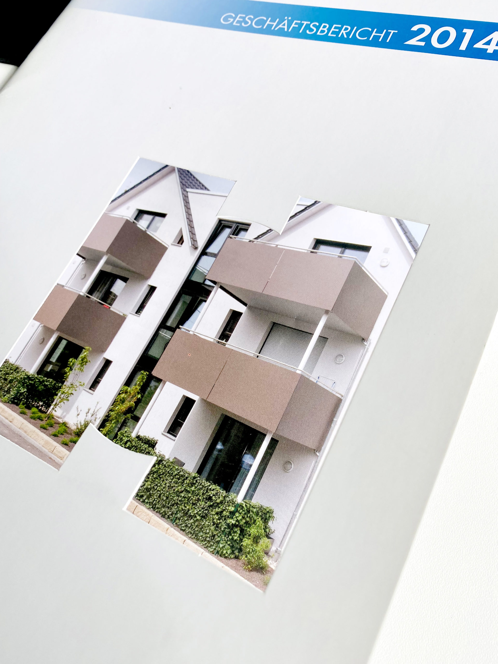 Glossar wichtiger Marketingbegriffe Above the line: Klassische Werbemaßnahmen (im Gegensatz zu below-the-line), insbesondere TV, Zei- tungen, Zeitschriften, Radio, Kino und Plakat als Werbeträger. Absatzhelfer: Rechtlich und wirtschaftlich selbständiger Unternehmer, der Geschäfte auf eigenen Na- men tätigt (vermittelt), aber kein Eigentum an der Ware erwirbt (fremde Rechnung). Beispiele sind Handelsvertreter, Reisebüros und Tankstellen. Absatzmittler: Rechtlich und wirtschaftlich selbständiger Unternehmer, der Geschäfte auf eigenen Na- men und eigene Rechnung tätigt (insb. Händler). Ad Click: Kennzahl der Online-Werbung-Erfolgskontrolle, Zahl der Clicks auf einen Hyperlink. Ad: Abkürzung für Advertisment, z. T. auch als Kürzel für Anzeigen, Banner im Internet u. a. Werbemittel genutzt. Added Value: Zusatznutzen eines Produktes. Adopter: Käufer bzw. Übernehmer einer Innovation. Affiliate-Marketing: Link auf einer Partner-Website, um potenzielle Neukunden auf die eigene Homepa- ge zu bewegen. Unterschied zu Bannerwerbung durch andere Abrechnungsmodelle und stär- kere inhaltliche Integration. Agenda Setting: Kommunikationswissenschaftliche Theorie, die beschreibt, in welcher Form Unterneh- men oder Organisationen versuchen, über die Medien die Tagesaktualität bzw. die Tagesord- nung der öffentlichen (politischen) Diskussion zu prägen. Aided Recall: Gestützte Erinnerung (mittels vorgelegten Markenlogos, Anzeigen o. Ä. abgefragt). Ambush-Marketing: Begriff aus dem Sponsoring für Maßnahmen, bei denen Unternehmen versuchen, an einem Event als Trittbrettfahrer zu partizipieren, ohne als Sponsor zu bezahlen (z. B. durch Werbung in der Nähe des Veranstaltungsortes, mit angelehnten Begriffen usf.). Audit: Begriff für ein systematisches und unabhängiges Kontrollverfahren, besonders häufig in den Berei- chen Wirtschaftsprüfung und Qualitätssicherung genutzt. Auktionen: Gemeinschaftliche Verkaufsveranstaltung, bei der mehrere Akteure Gebote abgeben kön- nen. In unterschiedlicher Form (offen oder verdeckt, Gebote durch Anbieter oder Nachfrager, persönlich oder online usf.) durchführbar. Ausschließlichkeitsbindung: Vertragsklausel, die Händler oder Lieferant in der Wahl der Geschäftspart- ner einengt. Bei Alleinvertriebsverträgen werden Handelsunternehmen bestimmte Gebiete (Gebietsschutz) oder Kundengruppen (Kundenschutz) vorbehalten. Eine Bezugsbindung zwingt 284 einen Händler, ein bestimmtes Produkt bei einem vorgeschriebenen Lieferanten zu beziehen (Konkurrenzausschluss). Awareness: Bekanntheitsgrad einer Marke oder eines Unternehmens. Balanced Scorecard: Planungs- und Controlling-Tool, der neben finanzwirtschaftlichen Größen auch Kunden-, Mitarbeiter- und Prozesskriterien integriert. Banner: Anzeige im Internet mit Hyperlink. Bedarfsberater: Nicht kommerziell orientierte Personen, bei denen der Ratsuchende im Allgemeinen Sachverstand und Uneigennützigkeit erwartet (z. B. Ärzte, Makler, Rechtsanwälte usf.). Below the line: Verkaufsförderungsmaßnahmen (POS-Marketing) und andere nicht klassische Kommuni- kationsmaßnahmen. Blind-Test: Bewertung eines Produktes mit verdecktem Markennamen. Blog: Weblog (auch Blog) ist ein thematischer „Nachrichtendienst“, der online publiziert und ähnlich wie ein Tagebuch („Web-Logbuch“) in regelmäßigen Abständen aktualisiert wird. Blog-Analyse: Marktforschungsmethode zur Auswertung der Kommunikation in Internet-Blogs. Brainstorming: Methode der Ideengenerierung, bei der spontane Einfälle zur Lösung einer Problematik in einer offenen und kritikfreien Diskussionsrunde zusammengetragen werden. Branchenstrukturanalyse: Weitgefasste Analyse der Wettbewerbssituation in einer Branche, die nicht nur aktuelle und potenzielle Konkurrenten sowie mögliche Ersatzprodukte, sondern auch Lieferan- ten und Abnehmer einbezieht. Briefing: Anweisung/Instruktion – prägnante Zusammenfassung alle Informationen durch den Auftrag- geber, die eine Marketingagentur für die Lösung des Kommunikationsproblems benötigt (Aus- gangslage, Ziele, Budget, Zeitplan, Kontrollgrößen usf.). Buzz-Marketing: Maßnahmen der Meinungsführerkommunikation, um Mund-zu-Mund-Kommunikation zwischen den Konsumenten hervorzurufen, die sich über ein neues Produkt austauschen sollen (buzz=brummen, schwirren). Campaigning: Strategisch angelegte Kommunikation, die von einem Positionierungsziel ausgehend ver- sucht, dramaturgisch angelegte Kommunikationsinhalte über verschiedenste Kanäle zu streuen. CAPI: Persönliche Befragung mit Laptop (Computer Assisted Personal Interview) Category Management: Zusammenarbeit zwischen einem führenden Hersteller (Category-Leader) und einem Handelskunden im Bereich des Handels-Marketings. CATI: Telefonische Marktforschung am PC (Computer Assisted Telephone Interview) 285 Click Through Rate: Verhältnis der Clicks auf einen Hyperlink zu den Einblendungen des Links. Clusteranalyse: Multivariates Verfahren, bei dem bestimmte Objekte bzw. Personen zu möglichst homo- genen Gruppen zusammengefasst werden (Beispiel Ernährungscluster zum Selbertesten bei http://ernaehrungsstudio.nestle.de/TippsTools/Checks/Ernaehrungstypentest.htm). Co-Branding: Marken von zwei Unternehmen auf einem Produkt. Communities (virtuelle): Soziale Gemeinschaften im Internet (StudiVZ u. Ä.). Conjointanalyse: Multivariates Verfahren, bei dem aus globalen Urteilen über Stimuli (z.B. Produkte) Nut- zenbeiträge einzelner Merkmale ermittelt werden. Besonders für die Produkt- und Preispolitik geeignet (vgl. das Internet-Forschernetz http://www.conjointanalysis.net/) Convenience Store: Betriebsform des Einzelhandels, praktische Naheinkaufsmöglichkeit (Tankstelle, Kiosk usf.). Copy-Strategie: Kurzgefasste Werbekonzeption, Teil des Briefings, insbesondere Ziel, Produktverspre- chen/Consumer Benefit, Kaufbegründung/Reason Why, USP und Tonality. Copy-Test: Verfahren der Werbeforschung zur Messung der Wirkung von Anzeigen unter Vorlage des gesamten Werbeträgers (z. B. einer Zeitschrift) Corporate Identity: Gestaltung eines geschlossenen Erscheinungsbildes eines Unternehmens in der Öf- fentlichkeit und nach innen. Corporate Social Responsibility: Übernahme sozialer Verantwortung in der Gesellschaft durch ein Unter- nehmen. Country of Origin-Effekt: Wirkung der Herkunftsbezeichnung (des Herstellungslandes) eines Produktes, made in. Cross Selling: Maßnahmen zum Verkauf zusätzlicher Produkte an einen Kunden. Customer Lifetime Value: Ertragspotenzial, wenn der Kunde dem Anbieter lebenslang treu bleibt. Customer Relationship Marketing: Managementkonzept zur Kundenbindung, insbesondere der langfris- tigen und besonders profitablen Abnehmer. Dachmarke: Gemeinsame Marke für alle Produkte eines Unternehmens (Company-Brand). Data Mining: Einsatz verschiedener multivariater statistischer Verfahren im Database Marketing, um in großen Datenbeständen neue Zusammenhänge (z. B. Kundengruppen) zu identifizieren. Database Marketing: Aufbau umfassender Kundendatenbanken und ihre Nutzung für ein Direktmarke- ting. 286 Deckungsbeitrag: Teil des Erlöses, der nach Abzug der einem Erlösobjekt direkt zurechenbaren Kosten (Einzelkosten) oder der variablen Kosten (Grenzkosten) zur Deckung aller anderen Kosten und als Gewinn verbleibt. Delphi-Studie: Mehrstufige Expertenbefragung unter Rückmeldung der Resultate der vorherigen Runde an die Befragten. Deutscher Werberat: Freiwillige Selbstkontrolle der deutschen Werbewirtschaft gegen missbräuchliche Werbung (http://www.werberat.de) Differenzierungsstrategie: Gewinnung eines Wettbewerbsvorteils durch Abhebung von der Konkurrenz. Diffusionsforschung: Forschungsrichtung, die sich mit dem Verbreitungsprozess von Neuerungen be- schäftigt. Direktvertrieb/Direktabsatz: Verkauf von Produkten eines Produzenten an Endverbraucher ohne zwi- schengeschalteten Handel. Discounter: Betriebsform des Lebensmitteleinzelhandels mit schmalem und flachem Sortiment, die auf Kosten- und Preisführerschaft ausgerichtet ist (Aldi, Lidl, Netto usf.). Disintermediation: Ausschaltung einer Wertschöpfungsstufe durch Direktabsatz/-bezug (z. B. Übersprin- gen des Handels durch E-Commerce). Diskriminanzanalyse: Multivariates Verfahren, um die Unterschiede zwischen vorgegebenen Gruppen zu identifizieren. Distributionsquote: Anzahl der das Produkt führenden Geschäfte in Bezug auf alle geeigneten Geschäf- te. Angesichts der unterschiedlichen Größe der Outlets häufig auch auf den Umsatzanteil der Handelsunternehmen bezogen (=gewichtete Distributionsquote). Diversifikation: Ausweitung der Geschäftstätigkeit eines Unternehmens auf neue Produkte in neuen Märkten. Dual-Brand: Zwei Marken eines Unternehmens auf einem Produkt. Economies of scale: Skalenvorteile, weil mit zunehmender Betriebsgröße mehrere Effekte zur Stückkos- tenreduktion beitragen: Verteilung der Fixkosten auf mehrere Einheiten bei nicht teilbaren Anla- gen, effizientere Großanlagen, günstigere Beschaffungspreise für die Rohwaren, Lernvorteile usf. Economies of scope: Verbundvorteile bei der Produktion verschiedener Produkte in einem Unternehmen (z. B. gemeinsame Maschinennutzung). Efficient Consumer Response: Konzept des handelsgerichteten Marketings mit den beiden zentralen Elementen Just-in-Time-Logistik (Supply Chain Management) und Marketing-Kooperation (Ca- tegory Management). Angestrebt wird die vertrauensvolle Kooperation zwischen einem füh- 287 renden Hersteller und einem Handelskunden. Einstellung: Manifeste Meinung zu einer Person oder einem Objekt. In den meisten Fällen anhand der drei Kriterien emotionale Einschätzung, Wissen und Handlungsbereitschaft operationalisiert (=3- Komponenten-Modell). Einzelkosten: Kosten, die ausschließlich durch die Herstellung eines Produktes (einer Produktgruppe) ver- ursacht werden und diesen daher verusachungsgerecht zugerechnet werden können (Gegen- satz: Gemeinkosten). Engelsches Gesetz: Abnehmender Anteil der Ausgaben für Nahrungsmittel an den Gesamtausgaben der Haushalte mit steigender wirtschaftlicher Prosperität eines Landes. Erfahrungsgüter: Diese Qualitätseigenschaft eines Gutes kann beim Ge- oder Verbrauch vom Nachfra- ger eindeutig bewertet werden, jedoch noch nicht vor dem Kauf. Erfahrungskurve: Empirisch gestützte These, dass es i. A. bei einer Verdopplung der kumulierten Pro- duk-tionsmenge durch größere Erfahrung und Skaleneffekte zu einer Reduzierung der realen Stückkosten um ca. 20-30 Prozent kommt. Erfolgsfaktor: (Strategische) Erfolgsfaktoren sind Maßnahmen, die zu einem Erfolg des Unternehmens messbar und nachhaltig beitragen. Die betriebswirtschaftliche Erfolgsfaktorenforschung ver- sucht, solche Strategien (z. B. Marktanteil, Innovationsrate) durch empirische Studien zu identifi- zieren. Experiment: Befragung oder Beobachtung unter kontrollierten Rahmenbedingungen und systemati- scher Versuchsanordnung. Eye-Tracking: Blickaufzeichnungsgerät, mit dessen Hilfe der Blickverlauf von Probanden bei Anzeigen, Werbespots, Homepages u. Ä. gemessen werden kann (Werbewirkungstest) – Beispiel Martini Werbespot http://www.youtube.com/watch?v=v0xG1xQTf9E Fachgeschäft: Betriebsform des Einzelhandels mit schmalem, aber tiefem Sortiment, hoher Serviceinten- sität und höherpreisig. Faktorenanalyse: Multivariates Verfahren, um verschiedene Fragen (Items), die von den Probanden ähnlich beantwortet wurden, zu einer Hintergrunddimension zusammenzufassen. Fast Moving Consumer Goods (FMCG): Schnell drehende Konsumgüter, alle Artikel, die über den Le- bensmitteleinzelhandel vertrieben werden (Lebensmittel, Waschmittel, Drogeriewaren usf.). Fernsehzuschauerforschung: Repräsentative Ermittlung von Einschaltquoten per TV-Panel. Filialunternehmen: Handelsunternehmen, zu dem mindestens fünf Geschäfte gehören. Frame: Interpretationsrahmen/Deutungsrahmen eines Individuums oder der Medien. 288 Franchising: Ein Franchisegeber entwickelt ein System (insb. Gastronomie, Handel) und vergibt gegen eine Eintrittsgebühr und eine umsatzabhängige Gebühr einem Franchisenehmer eine Lizenz zur Nutzung dieses Konzeptes und der dazu gehörenden Waren nach strengen Vorgaben. Fundraising: Spendengewinnung bei Non-Profit-Organisationen. Gatekeeper: Engl. „Türhüter“ oder „Schleusenwärter“. Person oder Organisation, die in einer Geschäfts- beziehung eine bestimmende Rolle einnimmt und über die Weitergabe von Informationen oder Waren entscheidet. Gefangenen-Dilemma: Spieltheoretische Anreizsituation, in der das eigentlich für alle Beteiligten positive kooperative Verhalten aufgrund des Rationalverhaltens der Einzelnen nicht zustande kommt oder labil ist. Gemeinkosten: Kosten, die durch mehrere Produkte oder Produktgruppen gemeinsam hervorgerufen werden und deshalb nicht direkt (verursachungsgerecht) auf diese verteilt werden können (Gegensatz: Einzelkosten). Gemeinschafts-Marketing: Marketingmaßnahmen für eine gesamte Branche oder eine größere Gruppe von Unternehmen, häufig in Form von generischer Werbung (Werbung für eine Produktart, z. B. bestimmte Lebensmittel). Global Sourcing: Betriebliches Beschaffungskonzept, das auf den weltweiten Einkauf der notwendigen Einsatzgüter setzt und dadurch Kostenvorteile erzielen will. GlobalMarketing: Internationalisierungsstrategie, bei der die verschiedenen Ländermärkte (fast) voll- ständig standardisiert bearbeitet werden. Großhandel: Handelsunternehmen mit der (Haupt-)Zielgruppe institutionelle Abnehmer (nicht Endver- braucher, dann Einzelhandel) Grundgesamtheit: Zielgruppe einer Befragung, aus der eine Stichprobe gezogen wird. Gruppendiskussion: Qualitative Marktforschungsmethode, bei der mehrere Personen gleichzeitig durch einen geschulten Moderator zu einem Thema befragt werden, wobei besonders Prozesse der sozialen Meinungsbildung erforscht werden sollen (Synonym: Fokus Group Studie). GWB: Gesetz gegen Wettbewerbsbeschränkungen. Habitualisierung: Gewohnheitsmäßiges (Kauf-)Verhalten. Halo-Effekt: Heiligenschein-Effekt, positive Ausstrahlung einer Eigenschaft, die andere Einschätzungen überdeckt. Handelsmarken: Handelsunternehmen als Markeneigner. Produziert werden sie i.d.R. allerdings durch Hersteller. Nur in Ausnahmefällen tritt der Handel selbst als Produzent auf. 289 Handels-Panel: Erhebung von Wareneingangs- und Ausgangsdaten bei möglichst repräsentativ ausge- wählten Handelsbetrieben, um daraus Marktinformationen für Hersteller zu gewinnen. Beispiel Nielsen, http://de.nielsen.com/products/rms.shtml. Haushalts-Panel: Regelmäßige Erhebung des Kaufverhaltens bei repräsentativ ausgewählten Verbrau- chern, um daraus Marktinformationen für Hersteller zu gewinnen. Beispiel GfK ConsumerScan, http://www.gfkps.com oder Nielsen, http://www.acnielsen.de/products/cps.shtml. Handelsspanne: Differenz zwischen dem Ein- und dem Verkaufspreis eines Handelsunternehmens, bezo- gen auf den Ein- oder Verkaufspreis, in Prozent (als Betrag=Rohertrag). Home-Use-Test: Marktforschungsmethode; Test von Neuprodukten zu Hause in der realistischen Einsatzsi- tuation. Hybrid-Strategie: Wettbewerbsstrategie, die Aspekte der Kostenführerschaft und der Differenzierung kombiniert. Hypothetisches Konstrukt: Bezeichnung der psychologischen Konsumforschung für verschiedene Wahr- nehmungs- und Denkmuster, die sich im Kopf des Nachfragers abspielen und deshalb nicht di- rekt beobachtet werden können. Image: Gesamtheit aller subjektiven Vorstellungen einer Person von einem Objekt oder einer Person, die sich im Laufe der Zeit verdichten und dann eine wichtige Orientierungsfunktion erfüllen. Imagetransfer: Übertragung eines Vorstellungsbildes von einem Objekt auf ein anderes (z. B. Marken- transfer). Informationsökonomie: Teilgebiet der Neuen Institutionenökonomie, die sich mit der Funktionsweise von Marktprozessen bei asymmetrischer Informationsverteilung zwischen den Marktseiten beschäf- tigt. Ingredient Branding: Begleitende Vorproduktmarke. Marke eines Rohstoffs oder Vorproduktes, die auf dem Endprodukt erscheint („Intel Inside“). Inhaltsanalyse: Forschungsmethode in der Öffentlichkeitsarbeit zur (quantitativen oder qualitativen) Er- fassung der Berichterstattung in den Medien. Integrierte Kommunikation: Abstimmung der verschiedenen Kommunikationsinstrumente. Investor Relations: Teilgebiet der Öffentlichkeitsarbeit mit der Zielgruppe Kapitalgeber. Involvement: Bezeichnung für das situative oder produktbezogene Kaufengagement einer Person, d.h. für das Interesse, die Bereitschaft zur Informationsaufnahme und das emotionale Engagement. Irradiationseffekt: Ausstrahlung einer Eigenschaft auf die Bewertung anderer. 290 Issues-Management: Teilgebiet der Öffentlichkeitsarbeit zur gezielten und frühzeitigen Analyse und Be- einflussung von öffentlich diskutierten Themen. IVW: Informationsgemeinschaft zur Feststellung der Verbreitung von Werbeträgern, ermittelt Auflage und Verbreitungsdaten verschiedener Werbeträger (Zeitschriften, Zeitungen, Plakate, Kino) (http://www.ivw.de). Joint Ventures: Gemeinschaftsgründung eines neuen Unternehmens durch mindestens zwei Unterneh- men. Just-in-time: Logistisches Prinzip, nach dem die Anlieferung von Werkstoffen (Bauteile, Rohstoffe, etc.) genau dann erfolgen soll, wenn sie im Unternehmen benötigt werden. Kartell: Zusammenarbeit von rechtlich selbständig bleibenden Unternehmen, die konkurrierende Leis- tungen anbieten und den Wettbewerb beschränken wollen. Durch das Gesetz gegen Wettbe- werbsbeschränkung i. A. untersagt. Kaufentscheidungsprozess, extensiv: Ausgiebige Informationssuche und Alternativenbewertung beim Einkauf. Kaufentscheidungsprozess, habitualisiert: Gewohnheitsmäßiges Einkaufen. Kaufentscheidungsprozess, impulsiv: Einkaufen ohne vorherige Planung, spontan. Kaufentscheidungsprozess, limitational: Begrenzte Informationssuche und Alternativenbewertung beim Einkauf. Käufermärkte: Märkte, auf denen das Angebot die Nachfrage übertrifft, so dass Nachfrager (Käufer) in der günstigeren Situation sind und entsprechend umworben werden. Die Nachfrage bildet ei- nen Engpassfaktor zur Steigerung der Umsätze (Gegenteil: Verkäufermärkte). Kaufrisiko: Wahrgenommene Unsicherheit beim Einkauf, die häufig risikoreduzierende Verhaltensweisen auslöst (z. B. Vertrauen auf bekannte Marke, Nutzung eines Gütesiegels). Key Account Management: Organisationsform im Vertrieb. Person oder Team, zuständig für die komplet- te Absatzbetreuung eines Großkunden (Schlüsselkundenmanagement). Kognitive Dissonanz: Psychologisches Motiv, sich widersprechende Einstellungen und Wahrnehmungen miteinander in Einklang zu bringen, z. B. durch Verdrängung, neue Informationssuche, Verhal- tensänderung usf. Konsumerismus: Gesellschaftliche Bewegung, die aus der Kritik am Marketing und dessen ggf. verbrau- cherschädigenden Verhaltensweisen entstanden ist. Kontakter: Mitarbeiter einer Kommunikationsagentur, die als Bindeglied zwischen Kunde und Agentur arbeiten und für die konzeptionelle Seite der Betreuung zuständig sind. 291 Kooperation: Zusammenarbeit zwischen Unternehmen, bei denen diese rechtlich und wirtschaftlich selbständig bleiben. Im Gegensatz zur Konzentration, bei der diese Selbständigkeit aufgegeben wird. Wirtschaftlich selbständig heißt aber nicht wirtschaftlich unabhängig. Korrelationsanalyse: Bivariates Verfahren, um den Zusammenhang zwischen zwei intervallskalierten bzw. metrischen Variablen miteinander zu vergleichen Korrelationswert: Gibt die Wechselbeziehung zwischen zwei sich verändernden Größen an. Der Korrela- tionswert kann zwischen 0 (kein Zusammenhang) und 1 bzw. -1 (vollständiger positiver oder ne- gativer Zusammenhang) liegen. Kosten, fixe: Kosten, die unabhängig von der produzierten Menge anfallen, also auch dann, wenn die Produktion kurzfristig eingestellt wird. Kosten, variable: Kosten, die abhängig von der Ausbringungsmenge sind. Kosten, versunkene (sunk costs): Irreversible Kosten, die in Form von Geld oder Zeit in Projekte eingeflos- sen sind und nicht zurückgeholt werden können, unabhängig von einer heutigen Entscheidung. Kreativitätstechniken: Instrumente des Innovationsmanagements zur Findung von neuen Ideen. Kreuzpreiselastizität: Änderung der nachgefragten Menge eines Gutes bei Preisänderung eines ande- ren Gutes; positiver Wert zeigt Substitution, negativer Wert Komplementarität. Kreuztabelle: Bivariates Verfahren, um den Zusammenhang zwischen zwei nominalen bzw. ordinalen Variablen zu vergleichen. Krisen-PR: Teilgebiet der Öffentlichkeitsarbeit mit dem Ziel, sich systematisch auf evtl. Gefährdungen der öffentlichen Reputation vorzubereiten. Laddering-Analyse: Qualitatives Marktforschungsverfahren, bei der durch eine Reihe von „Warum- Fragen“ versucht wird, von den konkreten Eigenschaften, die ein Produkt für einen Probanden erfüllen soll, auf die dahinter stehenden Nutzenkomponenten und Werthaltungen zu schließen. Launch: Einführung eines neuen Produktes oder einer neuen Werbekampagne. Layer Ad: Werbeanzeigen im Internet, die sich über eine Website oder Teile davon schieben. Leapfrogging: Verhaltensweise der Kunden, bei denen diese bewusst eine technologische Generation überspringen und auf die nächste technologisch leistungsfähigere Produktgeneration setzen. Lebensstil: Relativ dauerhafte Verhaltens- und Selbstdarstellungsmuster, nach denen Gruppen von Men- schen ihr Alltagsleben organisieren, d.h. wie sie ihre Zeit verbringen und welche Interessen und Einstellungen sie haben (verbreitet: AIO-Modell=activities, interest, opionion). Leitfadengespräch: Marktforschungsmethode, bei der Probanden auf Basis eines Interviewleitfadens qualitativ befragt werden. 292 Leitmedien: Wichtige Medien, die über Teilöffentlichkeiten hinausgreifen und das Agenda Setting be- sonders prägen, weil sich andere Medien in ihrer Themenwahl an ihnen orientieren (zum Beispiel die Tagesthemen, der Spiegel). Leser-Blatt-Bindung: Kriterium der Mediaplanung, Verbundenheit der Leser mit einer Zeitschrift. Likert-Skala: Frageform, bei der ein Statement befürwortet oder abgelehnt werden kann. Listbroking: Verkauf bzw. Vermietung von Personendaten zum Direktmarketing. Litigation-PR: Form der PR während eines juristischen Verfahrens, um die Reputation des Mandanten in der Öffentlichkeit und bei Gericht zu verbessern. Lobbying (Lobbyismus): Gezielte Beeinflussung des politischen Entscheidungsprozesses durch Organisa- tionen bzw. Interessengruppen. Logfile: Protokolldatei eines Servers, Basis für die Auswertung des Internet-Marketings. Mailing: Direktwerbung per Post. Markenartikel: Marke mit hohem Bekanntheitsgrad, i. d. R. auf Herstellermarken bezogen. Markenerweiterung: Übertragung einer Marke auf eine neue Produktgruppe (brand extension). Markenfamilie: Gemeinsame Marke für verschiedene verwandte Einzelprodukte (Marken-Range). Markenlizensierung: Inhaber eines Markenrechts räumt einem anderen Unternehmen das Nutzungs- recht an der Marke in einer anderen Warengruppe ein. Markentreue: Wiederholungskäufe der Nachfrager, geringe Wechselbereitschaft. Markenwert: Ökonomischer Wert einer Marke, i. d. R. nicht bilanzierungsfähig (auch: Brand Equity). Market-based View: Theorierichtung der Wettbewerbsforschung, nach der die Marktbedingungen (die Branchenstruktur) die Auswahl der geeigneten Strategie bestimmt. Marketingführerschaft: Unternehmen mit einer dominierenden Rolle in der Wertschöpfungskette (im Ver- tikalwettbewerb). Marketing-Mix: Abstimmung der verschiedenen Marketinginstrumente. Marktforschung: Marktforschung umfasst die zielgerichtete Erhebung und entscheidungsbezogene Ver- dichtung von managementrelevanten Informationen. Sie kann sich auf bereits vorliegende Da- ten beziehen (Sekundärforschung) oder durch Beobachtung bzw. Befragung eigene Informa- tionen erheben (Primärforschung). Marktführerschaft: Unternehmen mit einer dominierenden Rolle (dem größten Marktanteil) im Vergleich 293 zu den Konkurrenten (Horizontalwettbewerb). Marktsegment: Teilbereich eines Marktes, der sich durch eine homogene Zielgruppe auszeichnet. Die Zielgruppe sollte sich möglichst deutlich von anderen Kundengruppen abheben und gezielt mit einem spezifischen Marketing-Mix angesprochen werden können. Marktsegmentierung: Gezielte Ansprache von Zielgruppen, die auf Basis von soziodemographischen, psychographischen und/oder verhaltensorientierten Merkmalen abgegrenzt sind. Mäzen: Wohlhabender Förderer, insbesondere Kunstfreund und Geldgeber für kulturelle Zwecke; be- nannt nach dem Römer Gaius Cilnius Maecenas (69 - 8 v. Chr.). Mediadaten: Von Verlagen in regelmäßigen Abständen herausgegeben Informationen zu ihren Publika- tionen (Erscheinungsweise, Verbreitungsgebiet, Reichweite, Leserschaft, Anzeigenpreise, redak- tionelle Themenpläne usf.). Median: Univariates Verfahren; Zentralwert, d. h. derjenige Wert, der bei einer Variable, die der Größe nach geordnet wird, in der Mitte liegt. Medienresonanzanalyse: Controllingmethode, bei der die Erfolge der Öffentlichkeitsarbeit durch Aus- wertung der Medien (Anzahl und Inhalt der Berichte) ausgewertet wird. Mehrkanal-Strategie: Nutzung unterschiedlicher Absatzwege (Absatzkanäle) für ein Produkt parallel. Mehrmarken-Strategie: Nutzung unterschiedlicher Marken für verschiedene Markt- bzw. Preissegmente. Meinungsführer (Opinion Leader): Personen im sozialen Umfeld mit Fachkompetenz und Kommunikati- onsstärke, die bei bestimmten Themen auf die Einstellungen ihres Umfeldes Einfluss nehmen (Vi- deocast zu Meinungsführermarketing: http://www.connectedmarketing.de/cm/ 2007/05/next07_mein_vor.html) Mischkalkulation: Einige Produkte werden besonders günstig angeboten (Sonderangebote, Lockvogel- angebote), um gleichzeitig andere - besser kalkulierte – mit verkaufen zu können. Mittelwert: Univariates Verfahren; Summe der Einzelwerte bei einer Variablen, geteilt durch die Anzahl der Befragten (arithmetisches Mittel). Mittelwertvergleich: Bivariates Verfahren, um die Mittelwerte mehrerer Gruppen miteinander zu verglei- chen. Mobile-Marketing: Maßnahmen unter Nutzung mobiler Endgeräte, insb. des Handys. Modus: Univariates Verfahren; derjenige Wert, der bei einer Variable am häufigsten vorkommt. Mono-Marke: Einzelmarke, d. h. Nutzung einer Marke für einen einzelnen Artikel. 294 Moskito-Marketing: Low-Budget-Kommunikation von kleineren Unternehmen, um mit unüblichen Maß- nahmen trotz geringen Werbeetats Aufmerksamkeit zu erringen, z. B. durch unübliche Kommu- nikationsformen wie Kreidebeschriftung auf der Straße. Mystery-Shopping: Verdeckte Testkäufe im Handel zur Überprüfung der Serviceorientierung des Ver- kaufspersonals. Nachfragemacht: Machtübergewicht der abnehmenden Seite in einer Wertschöpfungskette. Nachrichtenwertfaktoren: Kriterien, nach denen sich Journalisten bei der Auswahl der ihnen publikati- onswürdig erscheinenden Meldungen aus der erheblich größeren Menge aller Ereignisse leiten lassen. Neoklassisches Gut: Ware, deren Qualität in irgendeiner Form standardisiert und damit vollständig transparent ist. Neue Institutionenökonomie: Ökonomische Theorierichtung als Weiterentwicklung der Neoklassik. Die NIÖ gibt die neoklassischen Prämissen der vollständigen Markttransparenz, ehrlicher Akteure, unendlich schneller Reaktionsgeschwindigkeit und homogener Produkte auf und analysiert stattdessen Märkte mit asymmetrischer Wissensverteilung, opportunistischen Akteuren und Trans-aktionskosten. Neue Politische Ökonomie: Theorierichtung der Ökonomie, die sich mit dem Verhalten von politischen Entscheidungsträgern beschäftigt und versucht, deren Handlungen als Stimmenmaximierungs- verhalten auf dem Markt für Wählerstimmen zu erklären. Neuro-Marketing: Nutzung apparativer medizinischer Verfahren zur Messung von Hirnleistungen mit dem Ziel, Reaktionen auf Marketingmaßnahmen sichtbar zu machen (MRT, EEG usf.). Nielsen-Gebiete: Einteilung Deutschlands in sieben Gebiete als Grundlage der Distributionsplanung, in der Praxis sehr verbreitet, http://www.acnielsen.de/company/images/Nielsen-Gebiete5.jpg. Non-Business-Marketing: Übertragung der unternehmensbezogenen Marketing-Lehre auf nicht- kommerzielle Institutionen. Öko-Marketing: Marktorientierter Ansatz der Unternehmensführung, der betriebswirtschaftliche und öko- logische Ziele zugleich zu erreichen sucht. Omnibus-Umfrage: Regelmäßige Mehrthemenfrage eines Marktforschungsunternehmens, bei der sich jeweils mehrere Kunden mit einigen eigenen Fragen beteiligen können. Outsourcing: Auslagerung von Tätigkeiten auf Lieferanten, Absatzmittler oder Absatzhelfer zur Konzent- ration auf die Kernkompetenz der Unternehmung. Page Impressions: Kennzahl der Internet-Werbe-Erfolgskontrolle: Sichtkontakte mit einer Website. Panel, geschultes: 10 bis 12 im Hinblick auf ihre sensorischen Fähigkeiten geschulte Verbraucher, die 295 Produkte vergleichend sensorisch beschreiben und bewerten. Panel: Wiederkehrende Befragung derselben Probanden zum selben Thema mit identischen Methoden. Panel-Effekt: Nicht gewünschte Verhaltensänderung, wenn Probanden immer wieder befragt werden und daraufhin ihr Verhalten verändern. Panel-Sterblichkeit: Ausfall von Teilnehmern eines laufenden Panels. Penetration Policy: Niedrigpreiseinführung eines Neuproduktes mit dem Ziel, schnell eine hohe Markt- durchdringung zu erreichen. Pitch: Wettbewerbspräsentation von Agenturen (Werbung, PR usf.) um einen Kunden (einen Auftrag). Polaritätenprofil: Graphische Imagedarstellung auf Basis eines semantischen Differentials. Portfolio-Analyse: Simultane Analyse eines Entscheidungsobjektes unter Ertrags- und Risikogesichtspunk- ten. Potemkin-Gut: Nicht nur die Nachfrager, sondern alle externen Beobachter können unter den gegebe- nen Bedingungen – auch bei noch so hohen Transaktionskosten – keine Qualitätseinschätzung dieses Produktes (einer Produkteigenschaft) vornehmen. Preisagenten: Online-Suchmaschinen, die das günstigste Angebot im Internet herausfinden (z.B. www.billiger.de). Preisbündelung: Kombiniertes Angebot von mehreren Produkten/Dienstleistungen in einem Gesamtpa- ket (Bündel). Preisdifferenzierung: Preisbezogene Marktsegmentierung: Unterschiedlicher Preis für ein Produkt, je nach Kaufzeitpunkt, Käufer, Ort, Verwendungszweck oder Abnahmemenge. Preiselastizität: Änderung der nachgefragten Menge bei einer Preisänderung dieses Gutes (Eigenpreis- elastizität). Preisschwelle: Preis, bei dessen Über- oder Unterschreitung es zu einer sprunghaft veränderten Kunden- bewertung kommt. Pressekonferenz: Einladung von Medienvertretern zu einem Termin, an dem eine Institution ein aus ihrer Sicht berichtenswertes Ereignis vorstellt und auf Fragen von Journalisten antwortet. Pressemitteilung: An Medien und Nachrichtenagenturen verschickte Darstellung aktueller Informationen mit dem Ziel, das diese in möglichst wenig veränderter Form von den Journalisten in ihre Be- richterstattung übernommen wird. Pretest: Überprüfung eines Fragebogens auf Formulierungsschwächen und andere Schwächen. Produktionsprogramm: Alle Produkte eines Herstellers. 296 Produktlebenszyklus: Entwicklung eines Produktes von der ersten Produktidee bis zur Markteinführung (= Entstehungszyklus) sowie von der Markteinführung bis zur Herausnahme aus dem Markt und der Entsorgung (= Marktzyklus). Produktlinienerweiterung: Einführung neuer ähnlicher Produkte unter der bereits bekannten Marke (Mar- kentransfer) in einer Produktkategorie (Product Line Extension). Produkt-Management: Organisationsform im Marketing: Person oder Team, zuständig für die komplette Betreuung eines wichtigen Produktes, einer Produktgruppe (Category-Management) oder einer Marke (Brand-Management). Produkt-Markt-Matrix: 4-Felder-Matrix (Produkte: alt-neu; Märkte alt-neu), die die Wachstumsmöglichkei- ten eines Unternehmens verdeutlicht. Während Produktinnovationen noch eng an den bisheri- gen Kernkompetenzen ansetzen, wird der Zusammenhang bei Marktentwicklung und speziell bei Diversifikation zunehmend loser (Z-Strategie). Produkt-Ökobilanz (LCA): Zusammenstellung und Beurteilung der Input- und Outputflüsse und der po- tenziellen Umweltwirkungen eines Produktsystems im Verlauf seines Lebenswegs (ISO 14 040). Die Ökobilanz, englisch Life Cycle Analysis (LCA), dient dem möglichst umfassenden Vergleich der Umweltauswirkungen zweier oder mehrerer unterschiedlicher Produkte, Systeme, Verfahren oder Verhaltensweisen. Produkt-Placement: Einbindung von Markenartikeln als Requisiten in Filmhandlungen. Produktpositionierung: Bewertung von Produkten oder Marken hinsichtlich der zentralen kaufrelevanten Eigenschaften durch die Nachfrager. Das Angebot soll möglichst den Idealvorstellungen der Nachfrager (bzw. eines Abnehmerclusters) angepasst werden (Idealimage) und sich möglichst weit von den Positionen der Wettbewerber entfernen. Ziel ist ein eigenständiges Profil (USP). Produktvariation: Neue Varianten eines bereits bestehenden Produktes ohne größeren Innovationsgrad. Public Affairs: Teilgebiet der Öffentlichkeitsarbeit mit dem Ziel, auf öffentliche Themen und insbesondere politische Entscheidungen Einfluss zu nehmen. Qualitative Marktforschung: Marktforschung, die durch Interpretation ausgewertet wird. Viele Hinweise hierzu unter http://www.qualitative-research.net Quantitative Marktforschung: Standardisierte Marktforschung, die statistisch ausgewertet wird. Quota-Stichprobe: Verfahren zur Auswahl von Befragten in der Marktforschung nach bestimmten Struk- turvorgaben der Grundgesamtheit (z. B. Anteil Altersgruppen, Geschlecht, Ausbildungsformen usf.). In der Stichprobe sollen sich diese Merkmale in der gleichen Verteilung wiederfinden. Random-Stichprobe: Verfahren zur Auswahl von Befragten in der Marktforschung, bei der jedes Indivi- duum der Grundgesamtheit die statistisch gleiche Wahrscheinlichkeit der Teilnahme hat (Zufalls- stichprobe). 297 Rangordnungs-Skala: Frageform, bei der eine Rangreihung von Alternativen vorgenommen wird. Rating-Skala: Frageform, bei der eine Bewertung vorgenommen wird. Rational Choice Modelle: Erweiterte ökonomische Perspektive, die auch Transaktions- und Opportuni- tätskosten zur Erklärung des Verhaltens einbezieht. Reaktanz: Psychologisches Motiv, Widerstand gegen Einschränkungen der eigenen Handlungsfreiheit zu leisten. Reason Why: Begründung des Produktversprechens in der Werbung. Regressionsanalyse: Bi- bzw. multivariates Verfahren, um den Einfluss von einer bzw. mehreren unab- hängigen Variablen auf eine abhängige (zu erklärende) Größe zu messen. Reichweite: Diese Werbekennziffer gibt an, wie viel Prozent der Bevölkerung ein Medium wahrnehmen. Die Reichweite eines Printmediums wird in Lesern pro Ausgabe (LpA) angegeben. Relationship View: Theorierichtung der Wettbewerbsforschung, nach der die Geschäftsbeziehungen (die Geschäftspartner) die Auswahl der geeigneten Strategie bestimmen. Relaunch: Grundlegende Überarbeitung eines etablierten Produktes. Relevant Set: Marken, die ein Verbraucher in die engere Auswahl zieht. Repräsentativität: Stichprobe, bei der die Struktur im Wesentlichen der Grundgesamtheit entspricht. Resource-based View: Theorierichtung der Wettbewerbsforschung, nach der die unternehmensinternen Stärken und Schwächen (die Kernkompetenzen) die Auswahl der geeigneten Strategie be- stimmen. Risikokommunikation: Kommunikationswissenschaftliche Forschungsrichtung, die sich mit der gesell- schaftlichen Auseinandersetzung um kontroverse Technologien beschäftigt (Kernenergie, Gen- technik usf.). Robinson-Liste: Liste beim Direktwerbeverband: Haushalte, die keine Direktwerbung erhalten wollen (http://www.robinsonliste.de). Sample: Stichprobe, d. h. Auswahl aus der Grundgesamtheit. SB-Warenhaus: Betriebsform des Lebensmitteleinzelhandels mit sehr breitem und tiefem Sortiment, gro- ßer Verkaufsfläche (> 4.000 qm), größerem Non-Food-Anteil, Autokundenorientiert und hoher Sonderangebotsintensität (z. B. Real, Kaufland) Semantisches Differential: Frageform, bei der die Probanden ein Image anhand von gegensätzlichen Eigenschaftspaaren bewerten. Wird zumeist als Polaritätenprofil dargestellt. 298 Sensitivitätsanalyse: Quantitative oder qualitative Überprüfung der Auswirkungen von Änderungen von Planungsgrundlagen auf das Planungsergebnis. Überprüft wird die Stabilität des Ergebnisses bei veränderten Parametern. Shareholder Value: Konsequente Orientierung der Unternehmensführung an der Steigerung des Unter- nehmenswertes aus Sicht der Anteilseigner (des Kapitalmarktes). Shareholder: Anteilseigner eines Unternehmens, Aktionär. Signifikanzniveau: Sicherheit, mit der sich die Ergebnisse einer Stichprobe auf die Grundgesamtheit übertragen lassen. Skalenniveau: Genauigkeitsgrad einer Antwort im statistischen Sinne: metrisch=gleiche Abstände mit 0- Punkt, intervall=gleiche Abstände, ordinal=Rangordnung, nominal=Angabe ohne Richtung. Skimming Policy: Hochpreiseinführung eines Neuproduktes mit dem Ziel, die Preisbereitschaft der inno- vativen Kunden abzuschöpfen. Social-Marketing: Übertragung der unternehmensbezogenen Marketing-Lehre auf die Vermarktung so- zialer Ideen bzw. gesellschaftlicher Anliegen. Sortiment: Alle Artikel eines Händlers. Sortimentsbreite: Anzahl der verschiedenen Warengruppen, die ein Händler führt. Sortimentstiefe: Anzahl der verschiedenen Artikel bzw. Sorten in einer Warengruppe, die ein Händler führt. Soziales Milieu: Einteilung der Bevölkerung in bestimmte Gruppen auf Basis ihrer Schichtenzugehörigkeit und ihrer Wertorientierung. Das Konzept wurde in Deutschland vom Sinus-Marktforschungsinstitut entwickelt (http://www.sociovision.de/loesungen/sinus-milieus.html). Spannweite: Differenz zwischen dem kleinsten und dem größten Messwert bei einer Variablen. Spieltheorie: (Wirtschafts-)Wissenschaftliche Theorie, die auf Basis rationalen Verhaltens interaktive Ent- scheidungssituationen analysiert. Sponsoring: Materielle Förderung, die auf immaterielle Gegenleistungen, beispielsweise in Form von Im- ageaufwertung, angelegt ist. Stakeholder: Jede Person oder Institution, die ein spezielles Interesse an den Handlungen eines Unter- nehmens hat. Standardabweichung: Quadratwurzel aus der Varianz, d. h. der Summe aller quadrierten Abweichun- gen der Messwerte vom Mittelwert, geteilt durch die Anzahl der Messwerte. Store Check: Erhebung im Einzelhandel, um Sortiment, Platzierung von Artikeln u. Ä. zu überprüfen. 299 Strategische Allianz: Langfristig angelegte Zusammenarbeit (Kooperation) zwischen zwei oder mehreren Unternehmen mit ähnlich starker Ausgangsposition (z. B. Joint Venture). Strategisches Geschäftsfeld: Teileinheiten eines Unternehmens, für die sich separate Strategien entwi- ckeln lassen. Diese Einheiten können ggf. auch organisatorisch zusammengefasst werden. Strategisches Netzwerk: Langfristig angelegte Zusammenarbeit (Kooperation) zwischen einem führen- den (fokalen) Unternehmen und mehreren weiteren Unternehmen (z. B. Franchising). Suchgut: Die Qualität dieses Produktes kann ohne nennenswerte Schwierigkeiten direkt beim Kauf über- prüft werden. SWOT-Analyse: Akronym für die Verknüpfung unternehmensinterner Stärken (strengths) und Schwächen (weaknesses) mit den unternehmensexternen Chancen (opportunities) und Risiken (threats). Szenario-Analyse: Breit angelegte Zukunftsstudie, in der extrem positive wie negative Entwicklungen so- wie ein wahrscheinlicher Entwicklungspfad analysiert werden. Tachistoskop: Gerät, mit dem ein Objekt sehr kurzzeitig gezeigt werden kann, um die Wirkung einer flüchtigen Betrachtung zu messen, heute erfolgt dies computergestützt (Werbetest, Produkttest, Verpackungstest usf.). Tagcloud: Begriffsanordnung auf einer Website, bei der häufig aufgerufene Begriffe größer dargestellt werden. Target-Costing bzw. -Pricing: Zielkostenanalyse, bei der die Produktentwicklung von dem am Markt er- zielbaren Preis geleitet wird. Tausend-Kontakte Preis: Werbekosten, um 1.000 Werbekontakte zu erzielen. Tausend-Leser Preis: Werbekosten, um 1.000 Leser mit einer Anzeige zu erreichen (vergleichbar: Tau- send-Hörer-Preis, Tausend-Seher-Preis). Testimonial: Bekannte Persönlichkeit, die in der Werbung ein Produkt empfiehlt. Testmarkt: Möglichst abgeschlossener Teilmarkt, in dem ein neues Produkt auf seinen Markterfolg vor der Gesamteinführung getestet wird (spezieller Supermarkt/Store Test, elektronischer Mini-Testmarkt). Themenlebenszyklus: Ansatz aus der PR-Forschung: Übertragung des klassischen Produktlebenszyklus auf gesellschaftliche Diskussionen, die auch typische Entstehungs-, Wachstums-, Reife- und Degene- rationsprozesse durchlaufen. Tiefeninterview: Qualitative Marktforschungsmethode, bei der psychologisch geschulte Interviewer ver- suchen, unbewusste, verdrängte oder schwer zugängliche Motive zu ergründen. Tonality: Grundton (Atmosphäre, Stil) einer Werbebotschaft. 300 Trade-Marketing: Handelsgerichtetes Marketing von Herstellern. Transaktionskosten: Kosten, die bei der Übertragung von Verfügungsrechten entstehen. Transnationales Unternehmen: Strategie des internationalen Marketings, auf Basis einer Netzwerkstruktur und durch Modularisierung die Vorteile nationaler Anpassungen und des Global Marketing zu kombinieren. Umweltbewusstsein: Einstellung gegenüber Umweltproblemen. Unaided Recall: Ungestützte Erinnerung an eine Werbeanzeige, Marke o. Ä. Usability: Benutzerfreundlichkeit einer Website. USP (Unique Selling Proposition, einzigartiges Produktversprechen): Bezeichnung für den zentralen Leis- tungsvorteil eines Produktes aus Sicht der Nachfrager, der es unverwechselbar und schwer imi- tierbar macht sowie dauerhaft verteidigt werden kann. UWG: Gesetz gegen den unlauteren Wettbewerb. Verbrauchermarkt: Betriebsform des Lebensmitteleinzelhandels mit breitem und tiefem Sortiment, Ver- kaufsfläche zwischen 1.500 und 4.000 qm, hoher Aktionsanteil (Rewe, Combi, Tegut usf.) Verbraucherschutz: (Staatliche) Maßnahmen zur Verbraucherinformation, zum rechtlichen Schutz oder zur Verbesserung des Wettbewerbs mit dem Ziel, Verbraucher vor Ausbeutung durch Anbieter zu bewahren. Vertragshändler: Selbständiger Gewerbetreibender, der aufgrund eines Vertrages ständig damit be- auftragt ist, im eigenen Namen und auf eigene Rechnung Waren nach den Vorgaben eines Herstellers zu vertreiben. Die Übernahme der Marketing-Konzeption des Herstellers bedeutet ei- ne deutliche Einschränkung der wirtschaftlichen Entscheidungsfreiheit des Händlers (Beispiel: Automobilvertragshändler). Vertrauensgut: Die Qualität dieses Produktes (dieser Eigenschaft) kann von den einzelnen Nachfragern weder vor noch nach dem Kauf überprüft werden, sie kann jedoch von Drittinstitutionen wie dem Staat oder der Stiftung Warentest bewertet werden. Vertriebsbindung: Vertragliche Klausel, die einen Händler in der Wahl seiner Kunden einschränkt. Virales Marketing: Versuch, Mund-zu-Mund-Werbung durch die Kunden zu stimulieren. Web 2.0: Bezeichnung für interaktive Web-Inhalte (Wikis, Communities, Kundenbewertungen usf.). Werbemittel: Die Erscheinungsform der Werbung, d. h. die Anzeige, der Spot, die Website usf. Werbeträger: Medium, über das Werbemittel an den Kunden gestreut werden (Tageszeitung, TV, Kino usf.). 301 Wertschöpfungskette: Gesamtheit aller Stufen der Produktion und Distribution eines Produktes von der Rohstoffgewinnung bis zum Endverbraucher. Wertschöpfungstiefe: Anteil des vom eigenen Unternehmen erzeugten Wertschöpfungsanteils am Um- satz. Werturteilsproblem: Bereits lange währender wissenschaftlicher Streit, ob die Forschung Werturteile fällen darf bzw. ob es eine wissenschaftliche Forschung ohne explizite oder implizite Werturteile geben kann. Wettbewerbsvorteil: Wettbewerbsvorteile sind Merkmale, die für die Kunden wichtig sind, von diesen wahrgenommen werden und die sich durch eine gewisse Dauerhaftigkeit (geringe Imitations- gefahr) und einen Konkurrenzvorsprung auszeichnen. Window of opportunity: Gelegenheitsfenster – Zeitspanne, in der ein Ereignis/eine Debatte noch unter- schiedliche Verläufe nehmen kann und besonders gut beeinflusst werden kann. Win-win-Situation: Spieltheoretische Bezeichnung für eine Ausgangslage, die eine Besserstellung aller Be- teiligten zulässt (im Gegensatz z. B. zu Konstantsummenspielen, bei denen der Gewinn der einen Seite zu Verlusten der anderen führt). WKZ: Werbekostenzuschüsse, die die Industrie an den Handel bezahlt. Yield-Management: Ertragsmanagement, bei dem Preise und Kapazitätsauslastung in fixkostenintensi- ven Branchen simultan optimiert werden (Beispiel Billigfluglinien, bei denen für einen bestimm- ten Flug sehr unterschiedliche Preise in Abhängigkeit von Zeitpunkt und Auslastung verlangt werden). ZAW: Zentralverband der deutschen Werbewirtschaft (http://www.zaw.de). Zeitreihenanalyse: Statistische Analyse von im Zeitablauf entstandenen Daten. Im Marketing häufig zur Trendanalyse und Prognose (z. B. mittels Regressionsrechnung) genutzt. Zertifizierung: Kontrolle eines Unternehmens durch eine neutrale Kontrollorganisation auf Basis eines anerkannten Standards. Zweitplatzierung: Zusatzplatzierung einer Marke im Handel außerhalb des Stammregalplatzes (im Gang, an der Kasse usf.). Weitere empfehlenswerte Glossars unter: http://www.marketing.ch/lexikon.asp (Glossar einer Schweizer Unternehmensberatung mit über 2.000 Stichworten, sehr ausführlich) http://www.marketinginstitut.biz/glossar.asp?marketingglossar (Deutsches Marketing-Institut) http://www.harvardbusinessmanager.de/extra/glossar/a-599776.html (Harvard Business Manager, noch im Aufbau) 302 keck + keck werbeagentur stuttgart