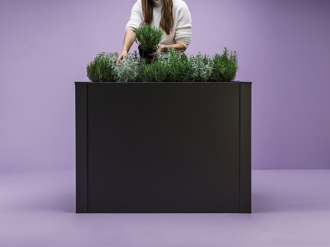 Die Koordinaten in unserem Logo weisen nach Stuttgart. Von hier aus entwickeln wir mit 90 Mitarbeiter*innen erfolgreiche Kommunikation für tolle Marken und führen Sie sicher durch eine sich stets verändernde Kommunikationslandschaft. Das macht uns zu einer „Lead Agency“ im besten Sinne. Als Full Service Werbeagentur helfen wir Ihnen, Ihre Ziele zu erreichen – von Strategie und Kreation bis zur KPI-Analyse. Ob Single-, Multi-, Omnichannel, ob B2B oder B2C: Wir führen Marken mit viel Neugier und noch mehr Expertise.