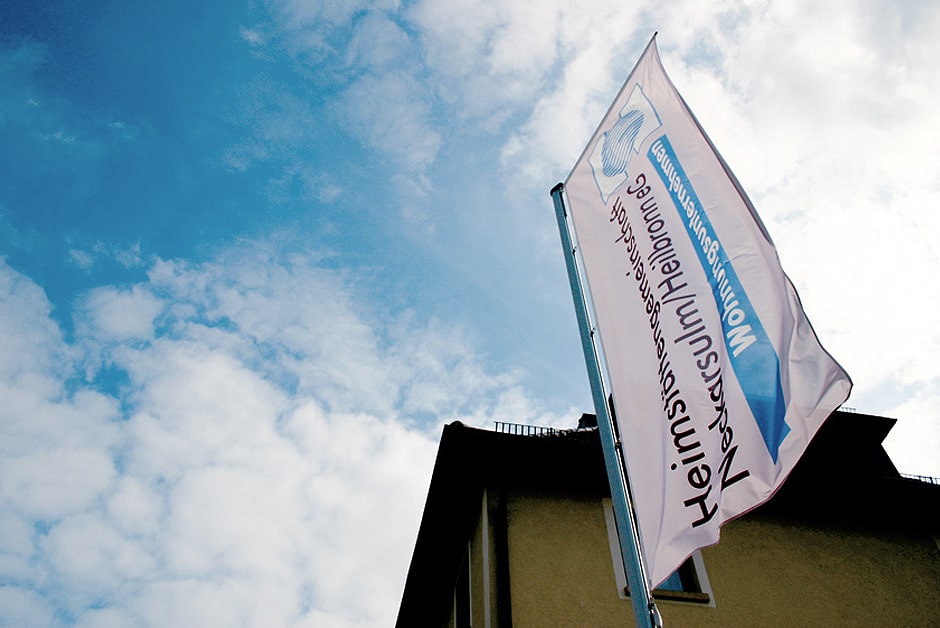 Glossar wichtiger Marketingbegriffe Above the line: Klassische Werbemaßnahmen (im Gegensatz zu below-the-line), insbesondere TV, Zei- tungen, Zeitschriften, Radio, Kino und Plakat als Werbeträger. Absatzhelfer: Rechtlich und wirtschaftlich selbständiger Unternehmer, der Geschäfte auf eigenen Na- men tätigt (vermittelt), aber kein Eigentum an der Ware erwirbt (fremde Rechnung). Beispiele sind Handelsvertreter, Reisebüros und Tankstellen. Absatzmittler: Rechtlich und wirtschaftlich selbständiger Unternehmer, der Geschäfte auf eigenen Na- men und eigene Rechnung tätigt (insb. Händler). Ad Click: Kennzahl der Online-Werbung-Erfolgskontrolle, Zahl der Clicks auf einen Hyperlink. Ad: Abkürzung für Advertisment, z. T. auch als Kürzel für Anzeigen, Banner im Internet u. a. Werbemittel genutzt. Added Value: Zusatznutzen eines Produktes. Adopter: Käufer bzw. Übernehmer einer Innovation. Affiliate-Marketing: Link auf einer Partner-Website, um potenzielle Neukunden auf die eigene Homepa- ge zu bewegen. Unterschied zu Bannerwerbung durch andere Abrechnungsmodelle und stär- kere inhaltliche Integration. Agenda Setting: Kommunikationswissenschaftliche Theorie, die beschreibt, in welcher Form Unterneh- men oder Organisationen versuchen, über die Medien die Tagesaktualität bzw. die Tagesord- nung der öffentlichen (politischen) Diskussion zu prägen. Aided Recall: Gestützte Erinnerung (mittels vorgelegten Markenlogos, Anzeigen o. Ä. abgefragt). Ambush-Marketing: Begriff aus dem Sponsoring für Maßnahmen, bei denen Unternehmen versuchen, an einem Event als Trittbrettfahrer zu partizipieren, ohne als Sponsor zu bezahlen (z. B. durch Werbung in der Nähe des Veranstaltungsortes, mit angelehnten Begriffen usf.). Audit: Begriff für ein systematisches und unabhängiges Kontrollverfahren, besonders häufig in den Berei- chen Wirtschaftsprüfung und Qualitätssicherung genutzt. Auktionen: Gemeinschaftliche Verkaufsveranstaltung, bei der mehrere Akteure Gebote abgeben kön- nen. In unterschiedlicher Form (offen oder verdeckt, Gebote durch Anbieter oder Nachfrager, persönlich oder online usf.) durchführbar. Ausschließlichkeitsbindung: Vertragsklausel, die Händler oder Lieferant in der Wahl der Geschäftspart- ner einengt. Bei Alleinvertriebsverträgen werden Handelsunternehmen bestimmte Gebiete (Gebietsschutz) oder Kundengruppen (Kundenschutz) vorbehalten. Eine Bezugsbindung zwingt 284 einen Händler, ein bestimmtes Produkt bei einem vorgeschriebenen Lieferanten zu beziehen (Konkurrenzausschluss). Awareness: Bekanntheitsgrad einer Marke oder eines Unternehmens. Balanced Scorecard: Planungs- und Controlling-Tool, der neben finanzwirtschaftlichen Größen auch Kunden-, Mitarbeiter- und Prozesskriterien integriert. Banner: Anzeige im Internet mit Hyperlink. Bedarfsberater: Nicht kommerziell orientierte Personen, bei denen der Ratsuchende im Allgemeinen Sachverstand und Uneigennützigkeit erwartet (z. B. Ärzte, Makler, Rechtsanwälte usf.). Below the line: Verkaufsförderungsmaßnahmen (POS-Marketing) und andere nicht klassische Kommuni- kationsmaßnahmen. Blind-Test: Bewertung eines Produktes mit verdecktem Markennamen. Blog: Weblog (auch Blog) ist ein thematischer „Nachrichtendienst“, der online publiziert und ähnlich wie ein Tagebuch („Web-Logbuch“) in regelmäßigen Abständen aktualisiert wird. Blog-Analyse: Marktforschungsmethode zur Auswertung der Kommunikation in Internet-Blogs. Brainstorming: Methode der Ideengenerierung, bei der spontane Einfälle zur Lösung einer Problematik in einer offenen und kritikfreien Diskussionsrunde zusammengetragen werden. Branchenstrukturanalyse: Weitgefasste Analyse der Wettbewerbssituation in einer Branche, die nicht nur aktuelle und potenzielle Konkurrenten sowie mögliche Ersatzprodukte, sondern auch Lieferan- ten und Abnehmer einbezieht. Briefing: Anweisung/Instruktion – prägnante Zusammenfassung alle Informationen durch den Auftrag- geber, die eine Marketingagentur für die Lösung des Kommunikationsproblems benötigt (Aus- gangslage, Ziele, Budget, Zeitplan, Kontrollgrößen usf.). Buzz-Marketing: Maßnahmen der Meinungsführerkommunikation, um Mund-zu-Mund-Kommunikation zwischen den Konsumenten hervorzurufen, die sich über ein neues Produkt austauschen sollen (buzz=brummen, schwirren). Campaigning: Strategisch angelegte Kommunikation, die von einem Positionierungsziel ausgehend ver- sucht, dramaturgisch angelegte Kommunikationsinhalte über verschiedenste Kanäle zu streuen. CAPI: Persönliche Befragung mit Laptop (Computer Assisted Personal Interview) Category Management: Zusammenarbeit zwischen einem führenden Hersteller (Category-Leader) und einem Handelskunden im Bereich des Handels-Marketings. CATI: Telefonische Marktforschung am PC (Computer Assisted Telephone Interview) 285 Click Through Rate: Verhältnis der Clicks auf einen Hyperlink zu den Einblendungen des Links. Clusteranalyse: Multivariates Verfahren, bei dem bestimmte Objekte bzw. Personen zu möglichst homo- genen Gruppen zusammengefasst werden (Beispiel Ernährungscluster zum Selbertesten bei http://ernaehrungsstudio.nestle.de/TippsTools/Checks/Ernaehrungstypentest.htm). Co-Branding: Marken von zwei Unternehmen auf einem Produkt. Communities (virtuelle): Soziale Gemeinschaften im Internet (StudiVZ u. Ä.). Conjointanalyse: Multivariates Verfahren, bei dem aus globalen Urteilen über Stimuli (z.B. Produkte) Nut- zenbeiträge einzelner Merkmale ermittelt werden. Besonders für die Produkt- und Preispolitik geeignet (vgl. das Internet-Forschernetz http://www.conjointanalysis.net/) Convenience Store: Betriebsform des Einzelhandels, praktische Naheinkaufsmöglichkeit (Tankstelle, Kiosk usf.). Copy-Strategie: Kurzgefasste Werbekonzeption, Teil des Briefings, insbesondere Ziel, Produktverspre- chen/Consumer Benefit, Kaufbegründung/Reason Why, USP und Tonality. Copy-Test: Verfahren der Werbeforschung zur Messung der Wirkung von Anzeigen unter Vorlage des gesamten Werbeträgers (z. B. einer Zeitschrift) Corporate Identity: Gestaltung eines geschlossenen Erscheinungsbildes eines Unternehmens in der Öf- fentlichkeit und nach innen. Corporate Social Responsibility: Übernahme sozialer Verantwortung in der Gesellschaft durch ein Unter- nehmen. Country of Origin-Effekt: Wirkung der Herkunftsbezeichnung (des Herstellungslandes) eines Produktes, made in. Cross Selling: Maßnahmen zum Verkauf zusätzlicher Produkte an einen Kunden. Customer Lifetime Value: Ertragspotenzial, wenn der Kunde dem Anbieter lebenslang treu bleibt. Customer Relationship Marketing: Managementkonzept zur Kundenbindung, insbesondere der langfris- tigen und besonders profitablen Abnehmer. Dachmarke: Gemeinsame Marke für alle Produkte eines Unternehmens (Company-Brand). Data Mining: Einsatz verschiedener multivariater statistischer Verfahren im Database Marketing, um in großen Datenbeständen neue Zusammenhänge (z. B. Kundengruppen) zu identifizieren. Database Marketing: Aufbau umfassender Kundendatenbanken und ihre Nutzung für ein Direktmarke- ting. 286 Deckungsbeitrag: Teil des Erlöses, der nach Abzug der einem Erlösobjekt direkt zurechenbaren Kosten (Einzelkosten) oder der variablen Kosten (Grenzkosten) zur Deckung aller anderen Kosten und als Gewinn verbleibt. Delphi-Studie: Mehrstufige Expertenbefragung unter Rückmeldung der Resultate der vorherigen Runde an die Befragten. Deutscher Werberat: Freiwillige Selbstkontrolle der deutschen Werbewirtschaft gegen missbräuchliche Werbung (http://www.werberat.de) Differenzierungsstrategie: Gewinnung eines Wettbewerbsvorteils durch Abhebung von der Konkurrenz. Diffusionsforschung: Forschungsrichtung, die sich mit dem Verbreitungsprozess von Neuerungen be- schäftigt. Direktvertrieb/Direktabsatz: Verkauf von Produkten eines Produzenten an Endverbraucher ohne zwi- schengeschalteten Handel. Discounter: Betriebsform des Lebensmitteleinzelhandels mit schmalem und flachem Sortiment, die auf Kosten- und Preisführerschaft ausgerichtet ist (Aldi, Lidl, Netto usf.). Disintermediation: Ausschaltung einer Wertschöpfungsstufe durch Direktabsatz/-bezug (z. B. Übersprin- gen des Handels durch E-Commerce). Diskriminanzanalyse: Multivariates Verfahren, um die Unterschiede zwischen vorgegebenen Gruppen zu identifizieren. Distributionsquote: Anzahl der das Produkt führenden Geschäfte in Bezug auf alle geeigneten Geschäf- te. Angesichts der unterschiedlichen Größe der Outlets häufig auch auf den Umsatzanteil der Handelsunternehmen bezogen (=gewichtete Distributionsquote). Diversifikation: Ausweitung der Geschäftstätigkeit eines Unternehmens auf neue Produkte in neuen Märkten. Dual-Brand: Zwei Marken eines Unternehmens auf einem Produkt. Economies of scale: Skalenvorteile, weil mit zunehmender Betriebsgröße mehrere Effekte zur Stückkos- tenreduktion beitragen: Verteilung der Fixkosten auf mehrere Einheiten bei nicht teilbaren Anla- gen, effizientere Großanlagen, günstigere Beschaffungspreise für die Rohwaren, Lernvorteile usf. Economies of scope: Verbundvorteile bei der Produktion verschiedener Produkte in einem Unternehmen (z. B. gemeinsame Maschinennutzung). Efficient Consumer Response: Konzept des handelsgerichteten Marketings mit den beiden zentralen Elementen Just-in-Time-Logistik (Supply Chain Management) und Marketing-Kooperation (Ca- tegory Management). Angestrebt wird die vertrauensvolle Kooperation zwischen einem füh- 287 renden Hersteller und einem Handelskunden. Einstellung: Manifeste Meinung zu einer Person oder einem Objekt. In den meisten Fällen anhand der drei Kriterien emotionale Einschätzung, Wissen und Handlungsbereitschaft operationalisiert (=3- Komponenten-Modell). Einzelkosten: Kosten, die ausschließlich durch die Herstellung eines Produktes (einer Produktgruppe) ver- ursacht werden und diesen daher verusachungsgerecht zugerechnet werden können (Gegen- satz: Gemeinkosten). Engelsches Gesetz: Abnehmender Anteil der Ausgaben für Nahrungsmittel an den Gesamtausgaben der Haushalte mit steigender wirtschaftlicher Prosperität eines Landes. Erfahrungsgüter: Diese Qualitätseigenschaft eines Gutes kann beim Ge- oder Verbrauch vom Nachfra- ger eindeutig bewertet werden, jedoch noch nicht vor dem Kauf. Erfahrungskurve: Empirisch gestützte These, dass es i. A. bei einer Verdopplung der kumulierten Pro- duk-tionsmenge durch größere Erfahrung und Skaleneffekte zu einer Reduzierung der realen Stückkosten um ca. 20-30 Prozent kommt. Erfolgsfaktor: (Strategische) Erfolgsfaktoren sind Maßnahmen, die zu einem Erfolg des Unternehmens messbar und nachhaltig beitragen. Die betriebswirtschaftliche Erfolgsfaktorenforschung ver- sucht, solche Strategien (z. B. Marktanteil, Innovationsrate) durch empirische Studien zu identifi- zieren. Experiment: Befragung oder Beobachtung unter kontrollierten Rahmenbedingungen und systemati- scher Versuchsanordnung. Eye-Tracking: Blickaufzeichnungsgerät, mit dessen Hilfe der Blickverlauf von Probanden bei Anzeigen, Werbespots, Homepages u. Ä. gemessen werden kann (Werbewirkungstest) – Beispiel Martini Werbespot http://www.youtube.com/watch?v=v0xG1xQTf9E Fachgeschäft: Betriebsform des Einzelhandels mit schmalem, aber tiefem Sortiment, hoher Serviceinten- sität und höherpreisig. Faktorenanalyse: Multivariates Verfahren, um verschiedene Fragen (Items), die von den Probanden ähnlich beantwortet wurden, zu einer Hintergrunddimension zusammenzufassen. Fast Moving Consumer Goods (FMCG): Schnell drehende Konsumgüter, alle Artikel, die über den Le- bensmitteleinzelhandel vertrieben werden (Lebensmittel, Waschmittel, Drogeriewaren usf.). Fernsehzuschauerforschung: Repräsentative Ermittlung von Einschaltquoten per TV-Panel. Filialunternehmen: Handelsunternehmen, zu dem mindestens fünf Geschäfte gehören. Frame: Interpretationsrahmen/Deutungsrahmen eines Individuums oder der Medien. 288 Franchising: Ein Franchisegeber entwickelt ein System (insb. Gastronomie, Handel) und vergibt gegen eine Eintrittsgebühr und eine umsatzabhängige Gebühr einem Franchisenehmer eine Lizenz zur Nutzung dieses Konzeptes und der dazu gehörenden Waren nach strengen Vorgaben. Fundraising: Spendengewinnung bei Non-Profit-Organisationen. Gatekeeper: Engl. „Türhüter“ oder „Schleusenwärter“. Person oder Organisation, die in einer Geschäfts- beziehung eine bestimmende Rolle einnimmt und über die Weitergabe von Informationen oder Waren entscheidet. Gefangenen-Dilemma: Spieltheoretische Anreizsituation, in der das eigentlich für alle Beteiligten positive kooperative Verhalten aufgrund des Rationalverhaltens der Einzelnen nicht zustande kommt oder labil ist. Gemeinkosten: Kosten, die durch mehrere Produkte oder Produktgruppen gemeinsam hervorgerufen werden und deshalb nicht direkt (verursachungsgerecht) auf diese verteilt werden können (Gegensatz: Einzelkosten). Gemeinschafts-Marketing: Marketingmaßnahmen für eine gesamte Branche oder eine größere Gruppe von Unternehmen, häufig in Form von generischer Werbung (Werbung für eine Produktart, z. B. bestimmte Lebensmittel). Global Sourcing: Betriebliches Beschaffungskonzept, das auf den weltweiten Einkauf der notwendigen Einsatzgüter setzt und dadurch Kostenvorteile erzielen will. GlobalMarketing: Internationalisierungsstrategie, bei der die verschiedenen Ländermärkte (fast) voll- ständig standardisiert bearbeitet werden. Großhandel: Handelsunternehmen mit der (Haupt-)Zielgruppe institutionelle Abnehmer (nicht Endver- braucher, dann Einzelhandel) Grundgesamtheit: Zielgruppe einer Befragung, aus der eine Stichprobe gezogen wird. Gruppendiskussion: Qualitative Marktforschungsmethode, bei der mehrere Personen gleichzeitig durch einen geschulten Moderator zu einem Thema befragt werden, wobei besonders Prozesse der sozialen Meinungsbildung erforscht werden sollen (Synonym: Fokus Group Studie). GWB: Gesetz gegen Wettbewerbsbeschränkungen. Habitualisierung: Gewohnheitsmäßiges (Kauf-)Verhalten. Halo-Effekt: Heiligenschein-Effekt, positive Ausstrahlung einer Eigenschaft, die andere Einschätzungen überdeckt. Handelsmarken: Handelsunternehmen als Markeneigner. Produziert werden sie i.d.R. allerdings durch Hersteller. Nur in Ausnahmefällen tritt der Handel selbst als Produzent auf. 289 Handels-Panel: Erhebung von Wareneingangs- und Ausgangsdaten bei möglichst repräsentativ ausge- wählten Handelsbetrieben, um daraus Marktinformationen für Hersteller zu gewinnen. Beispiel Nielsen, http://de.nielsen.com/products/rms.shtml. Haushalts-Panel: Regelmäßige Erhebung des Kaufverhaltens bei repräsentativ ausgewählten Verbrau- chern, um daraus Marktinformationen für Hersteller zu gewinnen. Beispiel GfK ConsumerScan, http://www.gfkps.com oder Nielsen, http://www.acnielsen.de/products/cps.shtml. Handelsspanne: Differenz zwischen dem Ein- und dem Verkaufspreis eines Handelsunternehmens, bezo- gen auf den Ein- oder Verkaufspreis, in Prozent (als Betrag=Rohertrag). Home-Use-Test: Marktforschungsmethode; Test von Neuprodukten zu Hause in der realistischen Einsatzsi- tuation. Hybrid-Strategie: Wettbewerbsstrategie, die Aspekte der Kostenführerschaft und der Differenzierung kombiniert. Hypothetisches Konstrukt: Bezeichnung der psychologischen Konsumforschung für verschiedene Wahr- nehmungs- und Denkmuster, die sich im Kopf des Nachfragers abspielen und deshalb nicht di- rekt beobachtet werden können. Image: Gesamtheit aller subjektiven Vorstellungen einer Person von einem Objekt oder einer Person, die sich im Laufe der Zeit verdichten und dann eine wichtige Orientierungsfunktion erfüllen. Imagetransfer: Übertragung eines Vorstellungsbildes von einem Objekt auf ein anderes (z. B. Marken- transfer). Informationsökonomie: Teilgebiet der Neuen Institutionenökonomie, die sich mit der Funktionsweise von Marktprozessen bei asymmetrischer Informationsverteilung zwischen den Marktseiten beschäf- tigt. Ingredient Branding: Begleitende Vorproduktmarke. Marke eines Rohstoffs oder Vorproduktes, die auf dem Endprodukt erscheint („Intel Inside“). Inhaltsanalyse: Forschungsmethode in der Öffentlichkeitsarbeit zur (quantitativen oder qualitativen) Er- fassung der Berichterstattung in den Medien. Integrierte Kommunikation: Abstimmung der verschiedenen Kommunikationsinstrumente. Investor Relations: Teilgebiet der Öffentlichkeitsarbeit mit der Zielgruppe Kapitalgeber. Involvement: Bezeichnung für das situative oder produktbezogene Kaufengagement einer Person, d.h. für das Interesse, die Bereitschaft zur Informationsaufnahme und das emotionale Engagement. Irradiationseffekt: Ausstrahlung einer Eigenschaft auf die Bewertung anderer. 290 Issues-Management: Teilgebiet der Öffentlichkeitsarbeit zur gezielten und frühzeitigen Analyse und Be- einflussung von öffentlich diskutierten Themen. IVW: Informationsgemeinschaft zur Feststellung der Verbreitung von Werbeträgern, ermittelt Auflage und Verbreitungsdaten verschiedener Werbeträger (Zeitschriften, Zeitungen, Plakate, Kino) (http://www.ivw.de). Joint Ventures: Gemeinschaftsgründung eines neuen Unternehmens durch mindestens zwei Unterneh- men. Just-in-time: Logistisches Prinzip, nach dem die Anlieferung von Werkstoffen (Bauteile, Rohstoffe, etc.) genau dann erfolgen soll, wenn sie im Unternehmen benötigt werden. Kartell: Zusammenarbeit von rechtlich selbständig bleibenden Unternehmen, die konkurrierende Leis- tungen anbieten und den Wettbewerb beschränken wollen. Durch das Gesetz gegen Wettbe- werbsbeschränkung i. A. untersagt. Kaufentscheidungsprozess, extensiv: Ausgiebige Informationssuche und Alternativenbewertung beim Einkauf. Kaufentscheidungsprozess, habitualisiert: Gewohnheitsmäßiges Einkaufen. Kaufentscheidungsprozess, impulsiv: Einkaufen ohne vorherige Planung, spontan. Kaufentscheidungsprozess, limitational: Begrenzte Informationssuche und Alternativenbewertung beim Einkauf. Käufermärkte: Märkte, auf denen das Angebot die Nachfrage übertrifft, so dass Nachfrager (Käufer) in der günstigeren Situation sind und entsprechend umworben werden. Die Nachfrage bildet ei- nen Engpassfaktor zur Steigerung der Umsätze (Gegenteil: Verkäufermärkte). Kaufrisiko: Wahrgenommene Unsicherheit beim Einkauf, die häufig risikoreduzierende Verhaltensweisen auslöst (z. B. Vertrauen auf bekannte Marke, Nutzung eines Gütesiegels). Key Account Management: Organisationsform im Vertrieb. Person oder Team, zuständig für die komplet- te Absatzbetreuung eines Großkunden (Schlüsselkundenmanagement). Kognitive Dissonanz: Psychologisches Motiv, sich widersprechende Einstellungen und Wahrnehmungen miteinander in Einklang zu bringen, z. B. durch Verdrängung, neue Informationssuche, Verhal- tensänderung usf. Konsumerismus: Gesellschaftliche Bewegung, die aus der Kritik am Marketing und dessen ggf. verbrau- cherschädigenden Verhaltensweisen entstanden ist. Kontakter: Mitarbeiter einer Kommunikationsagentur, die als Bindeglied zwischen Kunde und Agentur arbeiten und für die konzeptionelle Seite der Betreuung zuständig sind. 291 Kooperation: Zusammenarbeit zwischen Unternehmen, bei denen diese rechtlich und wirtschaftlich selbständig bleiben. Im Gegensatz zur Konzentration, bei der diese Selbständigkeit aufgegeben wird. Wirtschaftlich selbständig heißt aber nicht wirtschaftlich unabhängig. Korrelationsanalyse: Bivariates Verfahren, um den Zusammenhang zwischen zwei intervallskalierten bzw. metrischen Variablen miteinander zu vergleichen Korrelationswert: Gibt die Wechselbeziehung zwischen zwei sich verändernden Größen an. Der Korrela- tionswert kann zwischen 0 (kein Zusammenhang) und 1 bzw. -1 (vollständiger positiver oder ne- gativer Zusammenhang) liegen. Kosten, fixe: Kosten, die unabhängig von der produzierten Menge anfallen, also auch dann, wenn die Produktion kurzfristig eingestellt wird. Kosten, variable: Kosten, die abhängig von der Ausbringungsmenge sind. Kosten, versunkene (sunk costs): Irreversible Kosten, die in Form von Geld oder Zeit in Projekte eingeflos- sen sind und nicht zurückgeholt werden können, unabhängig von einer heutigen Entscheidung. Kreativitätstechniken: Instrumente des Innovationsmanagements zur Findung von neuen Ideen. Kreuzpreiselastizität: Änderung der nachgefragten Menge eines Gutes bei Preisänderung eines ande- ren Gutes; positiver Wert zeigt Substitution, negativer Wert Komplementarität. Kreuztabelle: Bivariates Verfahren, um den Zusammenhang zwischen zwei nominalen bzw. ordinalen Variablen zu vergleichen. Krisen-PR: Teilgebiet der Öffentlichkeitsarbeit mit dem Ziel, sich systematisch auf evtl. Gefährdungen der öffentlichen Reputation vorzubereiten. Laddering-Analyse: Qualitatives Marktforschungsverfahren, bei der durch eine Reihe von „Warum- Fragen“ versucht wird, von den konkreten Eigenschaften, die ein Produkt für einen Probanden erfüllen soll, auf die dahinter stehenden Nutzenkomponenten und Werthaltungen zu schließen. Launch: Einführung eines neuen Produktes oder einer neuen Werbekampagne. Layer Ad: Werbeanzeigen im Internet, die sich über eine Website oder Teile davon schieben. Leapfrogging: Verhaltensweise der Kunden, bei denen diese bewusst eine technologische Generation überspringen und auf die nächste technologisch leistungsfähigere Produktgeneration setzen. Lebensstil: Relativ dauerhafte Verhaltens- und Selbstdarstellungsmuster, nach denen Gruppen von Men- schen ihr Alltagsleben organisieren, d.h. wie sie ihre Zeit verbringen und welche Interessen und Einstellungen sie haben (verbreitet: AIO-Modell=activities, interest, opionion). Leitfadengespräch: Marktforschungsmethode, bei der Probanden auf Basis eines Interviewleitfadens qualitativ befragt werden. 292 Leitmedien: Wichtige Medien, die über Teilöffentlichkeiten hinausgreifen und das Agenda Setting be- sonders prägen, weil sich andere Medien in ihrer Themenwahl an ihnen orientieren (zum Beispiel die Tagesthemen, der Spiegel). Leser-Blatt-Bindung: Kriterium der Mediaplanung, Verbundenheit der Leser mit einer Zeitschrift. Likert-Skala: Frageform, bei der ein Statement befürwortet oder abgelehnt werden kann. Listbroking: Verkauf bzw. Vermietung von Personendaten zum Direktmarketing. Litigation-PR: Form der PR während eines juristischen Verfahrens, um die Reputation des Mandanten in der Öffentlichkeit und bei Gericht zu verbessern. Lobbying (Lobbyismus): Gezielte Beeinflussung des politischen Entscheidungsprozesses durch Organisa- tionen bzw. Interessengruppen. Logfile: Protokolldatei eines Servers, Basis für die Auswertung des Internet-Marketings. Mailing: Direktwerbung per Post. Markenartikel: Marke mit hohem Bekanntheitsgrad, i. d. R. auf Herstellermarken bezogen. Markenerweiterung: Übertragung einer Marke auf eine neue Produktgruppe (brand extension). Markenfamilie: Gemeinsame Marke für verschiedene verwandte Einzelprodukte (Marken-Range). Markenlizensierung: Inhaber eines Markenrechts räumt einem anderen Unternehmen das Nutzungs- recht an der Marke in einer anderen Warengruppe ein. Markentreue: Wiederholungskäufe der Nachfrager, geringe Wechselbereitschaft. Markenwert: Ökonomischer Wert einer Marke, i. d. R. nicht bilanzierungsfähig (auch: Brand Equity). Market-based View: Theorierichtung der Wettbewerbsforschung, nach der die Marktbedingungen (die Branchenstruktur) die Auswahl der geeigneten Strategie bestimmt. Marketingführerschaft: Unternehmen mit einer dominierenden Rolle in der Wertschöpfungskette (im Ver- tikalwettbewerb). Marketing-Mix: Abstimmung der verschiedenen Marketinginstrumente. Marktforschung: Marktforschung umfasst die zielgerichtete Erhebung und entscheidungsbezogene Ver- dichtung von managementrelevanten Informationen. Sie kann sich auf bereits vorliegende Da- ten beziehen (Sekundärforschung) oder durch Beobachtung bzw. Befragung eigene Informa- tionen erheben (Primärforschung). Marktführerschaft: Unternehmen mit einer dominierenden Rolle (dem größten Marktanteil) im Vergleich 293 zu den Konkurrenten (Horizontalwettbewerb). Marktsegment: Teilbereich eines Marktes, der sich durch eine homogene Zielgruppe auszeichnet. Die Zielgruppe sollte sich möglichst deutlich von anderen Kundengruppen abheben und gezielt mit einem spezifischen Marketing-Mix angesprochen werden können. Marktsegmentierung: Gezielte Ansprache von Zielgruppen, die auf Basis von soziodemographischen, psychographischen und/oder verhaltensorientierten Merkmalen abgegrenzt sind. Mäzen: Wohlhabender Förderer, insbesondere Kunstfreund und Geldgeber für kulturelle Zwecke; be- nannt nach dem Römer Gaius Cilnius Maecenas (69 - 8 v. Chr.). Mediadaten: Von Verlagen in regelmäßigen Abständen herausgegeben Informationen zu ihren Publika- tionen (Erscheinungsweise, Verbreitungsgebiet, Reichweite, Leserschaft, Anzeigenpreise, redak- tionelle Themenpläne usf.). Median: Univariates Verfahren; Zentralwert, d. h. derjenige Wert, der bei einer Variable, die der Größe nach geordnet wird, in der Mitte liegt. Medienresonanzanalyse: Controllingmethode, bei der die Erfolge der Öffentlichkeitsarbeit durch Aus- wertung der Medien (Anzahl und Inhalt der Berichte) ausgewertet wird. Mehrkanal-Strategie: Nutzung unterschiedlicher Absatzwege (Absatzkanäle) für ein Produkt parallel. Mehrmarken-Strategie: Nutzung unterschiedlicher Marken für verschiedene Markt- bzw. Preissegmente. Meinungsführer (Opinion Leader): Personen im sozialen Umfeld mit Fachkompetenz und Kommunikati- onsstärke, die bei bestimmten Themen auf die Einstellungen ihres Umfeldes Einfluss nehmen (Vi- deocast zu Meinungsführermarketing: http://www.connectedmarketing.de/cm/ 2007/05/next07_mein_vor.html) Mischkalkulation: Einige Produkte werden besonders günstig angeboten (Sonderangebote, Lockvogel- angebote), um gleichzeitig andere - besser kalkulierte – mit verkaufen zu können. Mittelwert: Univariates Verfahren; Summe der Einzelwerte bei einer Variablen, geteilt durch die Anzahl der Befragten (arithmetisches Mittel). Mittelwertvergleich: Bivariates Verfahren, um die Mittelwerte mehrerer Gruppen miteinander zu verglei- chen. Mobile-Marketing: Maßnahmen unter Nutzung mobiler Endgeräte, insb. des Handys. Modus: Univariates Verfahren; derjenige Wert, der bei einer Variable am häufigsten vorkommt. Mono-Marke: Einzelmarke, d. h. Nutzung einer Marke für einen einzelnen Artikel. 294 Moskito-Marketing: Low-Budget-Kommunikation von kleineren Unternehmen, um mit unüblichen Maß- nahmen trotz geringen Werbeetats Aufmerksamkeit zu erringen, z. B. durch unübliche Kommu- nikationsformen wie Kreidebeschriftung auf der Straße. Mystery-Shopping: Verdeckte Testkäufe im Handel zur Überprüfung der Serviceorientierung des Ver- kaufspersonals. Nachfragemacht: Machtübergewicht der abnehmenden Seite in einer Wertschöpfungskette. Nachrichtenwertfaktoren: Kriterien, nach denen sich Journalisten bei der Auswahl der ihnen publikati- onswürdig erscheinenden Meldungen aus der erheblich größeren Menge aller Ereignisse leiten lassen. Neoklassisches Gut: Ware, deren Qualität in irgendeiner Form standardisiert und damit vollständig transparent ist. Neue Institutionenökonomie: Ökonomische Theorierichtung als Weiterentwicklung der Neoklassik. Die NIÖ gibt die neoklassischen Prämissen der vollständigen Markttransparenz, ehrlicher Akteure, unendlich schneller Reaktionsgeschwindigkeit und homogener Produkte auf und analysiert stattdessen Märkte mit asymmetrischer Wissensverteilung, opportunistischen Akteuren und Trans-aktionskosten. Neue Politische Ökonomie: Theorierichtung der Ökonomie, die sich mit dem Verhalten von politischen Entscheidungsträgern beschäftigt und versucht, deren Handlungen als Stimmenmaximierungs- verhalten auf dem Markt für Wählerstimmen zu erklären. Neuro-Marketing: Nutzung apparativer medizinischer Verfahren zur Messung von Hirnleistungen mit dem Ziel, Reaktionen auf Marketingmaßnahmen sichtbar zu machen (MRT, EEG usf.). Nielsen-Gebiete: Einteilung Deutschlands in sieben Gebiete als Grundlage der Distributionsplanung, in der Praxis sehr verbreitet, http://www.acnielsen.de/company/images/Nielsen-Gebiete5.jpg. Non-Business-Marketing: Übertragung der unternehmensbezogenen Marketing-Lehre auf nicht- kommerzielle Institutionen. Öko-Marketing: Marktorientierter Ansatz der Unternehmensführung, der betriebswirtschaftliche und öko- logische Ziele zugleich zu erreichen sucht. Omnibus-Umfrage: Regelmäßige Mehrthemenfrage eines Marktforschungsunternehmens, bei der sich jeweils mehrere Kunden mit einigen eigenen Fragen beteiligen können. Outsourcing: Auslagerung von Tätigkeiten auf Lieferanten, Absatzmittler oder Absatzhelfer zur Konzent- ration auf die Kernkompetenz der Unternehmung. Page Impressions: Kennzahl der Internet-Werbe-Erfolgskontrolle: Sichtkontakte mit einer Website. Panel, geschultes: 10 bis 12 im Hinblick auf ihre sensorischen Fähigkeiten geschulte Verbraucher, die 295 Produkte vergleichend sensorisch beschreiben und bewerten. Panel: Wiederkehrende Befragung derselben Probanden zum selben Thema mit identischen Methoden. Panel-Effekt: Nicht gewünschte Verhaltensänderung, wenn Probanden immer wieder befragt werden und daraufhin ihr Verhalten verändern. Panel-Sterblichkeit: Ausfall von Teilnehmern eines laufenden Panels. Penetration Policy: Niedrigpreiseinführung eines Neuproduktes mit dem Ziel, schnell eine hohe Markt- durchdringung zu erreichen. Pitch: Wettbewerbspräsentation von Agenturen (Werbung, PR usf.) um einen Kunden (einen Auftrag). Polaritätenprofil: Graphische Imagedarstellung auf Basis eines semantischen Differentials. Portfolio-Analyse: Simultane Analyse eines Entscheidungsobjektes unter Ertrags- und Risikogesichtspunk- ten. Potemkin-Gut: Nicht nur die Nachfrager, sondern alle externen Beobachter können unter den gegebe- nen Bedingungen – auch bei noch so hohen Transaktionskosten – keine Qualitätseinschätzung dieses Produktes (einer Produkteigenschaft) vornehmen. Preisagenten: Online-Suchmaschinen, die das günstigste Angebot im Internet herausfinden (z.B. www.billiger.de). Preisbündelung: Kombiniertes Angebot von mehreren Produkten/Dienstleistungen in einem Gesamtpa- ket (Bündel). Preisdifferenzierung: Preisbezogene Marktsegmentierung: Unterschiedlicher Preis für ein Produkt, je nach Kaufzeitpunkt, Käufer, Ort, Verwendungszweck oder Abnahmemenge. Preiselastizität: Änderung der nachgefragten Menge bei einer Preisänderung dieses Gutes (Eigenpreis- elastizität). Preisschwelle: Preis, bei dessen Über- oder Unterschreitung es zu einer sprunghaft veränderten Kunden- bewertung kommt. Pressekonferenz: Einladung von Medienvertretern zu einem Termin, an dem eine Institution ein aus ihrer Sicht berichtenswertes Ereignis vorstellt und auf Fragen von Journalisten antwortet. Pressemitteilung: An Medien und Nachrichtenagenturen verschickte Darstellung aktueller Informationen mit dem Ziel, das diese in möglichst wenig veränderter Form von den Journalisten in ihre Be- richterstattung übernommen wird. Pretest: Überprüfung eines Fragebogens auf Formulierungsschwächen und andere Schwächen. Produktionsprogramm: Alle Produkte eines Herstellers. 296 Produktlebenszyklus: Entwicklung eines Produktes von der ersten Produktidee bis zur Markteinführung (= Entstehungszyklus) sowie von der Markteinführung bis zur Herausnahme aus dem Markt und der Entsorgung (= Marktzyklus). Produktlinienerweiterung: Einführung neuer ähnlicher Produkte unter der bereits bekannten Marke (Mar- kentransfer) in einer Produktkategorie (Product Line Extension). Produkt-Management: Organisationsform im Marketing: Person oder Team, zuständig für die komplette Betreuung eines wichtigen Produktes, einer Produktgruppe (Category-Management) oder einer Marke (Brand-Management). Produkt-Markt-Matrix: 4-Felder-Matrix (Produkte: alt-neu; Märkte alt-neu), die die Wachstumsmöglichkei- ten eines Unternehmens verdeutlicht. Während Produktinnovationen noch eng an den bisheri- gen Kernkompetenzen ansetzen, wird der Zusammenhang bei Marktentwicklung und speziell bei Diversifikation zunehmend loser (Z-Strategie). Produkt-Ökobilanz (LCA): Zusammenstellung und Beurteilung der Input- und Outputflüsse und der po- tenziellen Umweltwirkungen eines Produktsystems im Verlauf seines Lebenswegs (ISO 14 040). Die Ökobilanz, englisch Life Cycle Analysis (LCA), dient dem möglichst umfassenden Vergleich der Umweltauswirkungen zweier oder mehrerer unterschiedlicher Produkte, Systeme, Verfahren oder Verhaltensweisen. Produkt-Placement: Einbindung von Markenartikeln als Requisiten in Filmhandlungen. Produktpositionierung: Bewertung von Produkten oder Marken hinsichtlich der zentralen kaufrelevanten Eigenschaften durch die Nachfrager. Das Angebot soll möglichst den Idealvorstellungen der Nachfrager (bzw. eines Abnehmerclusters) angepasst werden (Idealimage) und sich möglichst weit von den Positionen der Wettbewerber entfernen. Ziel ist ein eigenständiges Profil (USP). Produktvariation: Neue Varianten eines bereits bestehenden Produktes ohne größeren Innovationsgrad. Public Affairs: Teilgebiet der Öffentlichkeitsarbeit mit dem Ziel, auf öffentliche Themen und insbesondere politische Entscheidungen Einfluss zu nehmen. Qualitative Marktforschung: Marktforschung, die durch Interpretation ausgewertet wird. Viele Hinweise hierzu unter http://www.qualitative-research.net Quantitative Marktforschung: Standardisierte Marktforschung, die statistisch ausgewertet wird. Quota-Stichprobe: Verfahren zur Auswahl von Befragten in der Marktforschung nach bestimmten Struk- turvorgaben der Grundgesamtheit (z. B. Anteil Altersgruppen, Geschlecht, Ausbildungsformen usf.). In der Stichprobe sollen sich diese Merkmale in der gleichen Verteilung wiederfinden. Random-Stichprobe: Verfahren zur Auswahl von Befragten in der Marktforschung, bei der jedes Indivi- duum der Grundgesamtheit die statistisch gleiche Wahrscheinlichkeit der Teilnahme hat (Zufalls- stichprobe). 297 Rangordnungs-Skala: Frageform, bei der eine Rangreihung von Alternativen vorgenommen wird. Rating-Skala: Frageform, bei der eine Bewertung vorgenommen wird. Rational Choice Modelle: Erweiterte ökonomische Perspektive, die auch Transaktions- und Opportuni- tätskosten zur Erklärung des Verhaltens einbezieht. Reaktanz: Psychologisches Motiv, Widerstand gegen Einschränkungen der eigenen Handlungsfreiheit zu leisten. Reason Why: Begründung des Produktversprechens in der Werbung. Regressionsanalyse: Bi- bzw. multivariates Verfahren, um den Einfluss von einer bzw. mehreren unab- hängigen Variablen auf eine abhängige (zu erklärende) Größe zu messen. Reichweite: Diese Werbekennziffer gibt an, wie viel Prozent der Bevölkerung ein Medium wahrnehmen. Die Reichweite eines Printmediums wird in Lesern pro Ausgabe (LpA) angegeben. Relationship View: Theorierichtung der Wettbewerbsforschung, nach der die Geschäftsbeziehungen (die Geschäftspartner) die Auswahl der geeigneten Strategie bestimmen. Relaunch: Grundlegende Überarbeitung eines etablierten Produktes. Relevant Set: Marken, die ein Verbraucher in die engere Auswahl zieht. Repräsentativität: Stichprobe, bei der die Struktur im Wesentlichen der Grundgesamtheit entspricht. Resource-based View: Theorierichtung der Wettbewerbsforschung, nach der die unternehmensinternen Stärken und Schwächen (die Kernkompetenzen) die Auswahl der geeigneten Strategie be- stimmen. Risikokommunikation: Kommunikationswissenschaftliche Forschungsrichtung, die sich mit der gesell- schaftlichen Auseinandersetzung um kontroverse Technologien beschäftigt (Kernenergie, Gen- technik usf.). Robinson-Liste: Liste beim Direktwerbeverband: Haushalte, die keine Direktwerbung erhalten wollen (http://www.robinsonliste.de). Sample: Stichprobe, d. h. Auswahl aus der Grundgesamtheit. SB-Warenhaus: Betriebsform des Lebensmitteleinzelhandels mit sehr breitem und tiefem Sortiment, gro- ßer Verkaufsfläche (> 4.000 qm), größerem Non-Food-Anteil, Autokundenorientiert und hoher Sonderangebotsintensität (z. B. Real, Kaufland) Semantisches Differential: Frageform, bei der die Probanden ein Image anhand von gegensätzlichen Eigenschaftspaaren bewerten. Wird zumeist als Polaritätenprofil dargestellt. 298 Sensitivitätsanalyse: Quantitative oder qualitative Überprüfung der Auswirkungen von Änderungen von Planungsgrundlagen auf das Planungsergebnis. Überprüft wird die Stabilität des Ergebnisses bei veränderten Parametern. Shareholder Value: Konsequente Orientierung der Unternehmensführung an der Steigerung des Unter- nehmenswertes aus Sicht der Anteilseigner (des Kapitalmarktes). Shareholder: Anteilseigner eines Unternehmens, Aktionär. Signifikanzniveau: Sicherheit, mit der sich die Ergebnisse einer Stichprobe auf die Grundgesamtheit übertragen lassen. Skalenniveau: Genauigkeitsgrad einer Antwort im statistischen Sinne: metrisch=gleiche Abstände mit 0- Punkt, intervall=gleiche Abstände, ordinal=Rangordnung, nominal=Angabe ohne Richtung. Skimming Policy: Hochpreiseinführung eines Neuproduktes mit dem Ziel, die Preisbereitschaft der inno- vativen Kunden abzuschöpfen. Social-Marketing: Übertragung der unternehmensbezogenen Marketing-Lehre auf die Vermarktung so- zialer Ideen bzw. gesellschaftlicher Anliegen. Sortiment: Alle Artikel eines Händlers. Sortimentsbreite: Anzahl der verschiedenen Warengruppen, die ein Händler führt. Sortimentstiefe: Anzahl der verschiedenen Artikel bzw. Sorten in einer Warengruppe, die ein Händler führt. Soziales Milieu: Einteilung der Bevölkerung in bestimmte Gruppen auf Basis ihrer Schichtenzugehörigkeit und ihrer Wertorientierung. Das Konzept wurde in Deutschland vom Sinus-Marktforschungsinstitut entwickelt (http://www.sociovision.de/loesungen/sinus-milieus.html). Spannweite: Differenz zwischen dem kleinsten und dem größten Messwert bei einer Variablen. Spieltheorie: (Wirtschafts-)Wissenschaftliche Theorie, die auf Basis rationalen Verhaltens interaktive Ent- scheidungssituationen analysiert. Sponsoring: Materielle Förderung, die auf immaterielle Gegenleistungen, beispielsweise in Form von Im- ageaufwertung, angelegt ist. Stakeholder: Jede Person oder Institution, die ein spezielles Interesse an den Handlungen eines Unter- nehmens hat. Standardabweichung: Quadratwurzel aus der Varianz, d. h. der Summe aller quadrierten Abweichun- gen der Messwerte vom Mittelwert, geteilt durch die Anzahl der Messwerte. Store Check: Erhebung im Einzelhandel, um Sortiment, Platzierung von Artikeln u. Ä. zu überprüfen. 299 Strategische Allianz: Langfristig angelegte Zusammenarbeit (Kooperation) zwischen zwei oder mehreren Unternehmen mit ähnlich starker Ausgangsposition (z. B. Joint Venture). Strategisches Geschäftsfeld: Teileinheiten eines Unternehmens, für die sich separate Strategien entwi- ckeln lassen. Diese Einheiten können ggf. auch organisatorisch zusammengefasst werden. Strategisches Netzwerk: Langfristig angelegte Zusammenarbeit (Kooperation) zwischen einem führen- den (fokalen) Unternehmen und mehreren weiteren Unternehmen (z. B. Franchising). Suchgut: Die Qualität dieses Produktes kann ohne nennenswerte Schwierigkeiten direkt beim Kauf über- prüft werden. SWOT-Analyse: Akronym für die Verknüpfung unternehmensinterner Stärken (strengths) und Schwächen (weaknesses) mit den unternehmensexternen Chancen (opportunities) und Risiken (threats). Szenario-Analyse: Breit angelegte Zukunftsstudie, in der extrem positive wie negative Entwicklungen so- wie ein wahrscheinlicher Entwicklungspfad analysiert werden. Tachistoskop: Gerät, mit dem ein Objekt sehr kurzzeitig gezeigt werden kann, um die Wirkung einer flüchtigen Betrachtung zu messen, heute erfolgt dies computergestützt (Werbetest, Produkttest, Verpackungstest usf.). Tagcloud: Begriffsanordnung auf einer Website, bei der häufig aufgerufene Begriffe größer dargestellt werden. Target-Costing bzw. -Pricing: Zielkostenanalyse, bei der die Produktentwicklung von dem am Markt er- zielbaren Preis geleitet wird. Tausend-Kontakte Preis: Werbekosten, um 1.000 Werbekontakte zu erzielen. Tausend-Leser Preis: Werbekosten, um 1.000 Leser mit einer Anzeige zu erreichen (vergleichbar: Tau- send-Hörer-Preis, Tausend-Seher-Preis). Testimonial: Bekannte Persönlichkeit, die in der Werbung ein Produkt empfiehlt. Testmarkt: Möglichst abgeschlossener Teilmarkt, in dem ein neues Produkt auf seinen Markterfolg vor der Gesamteinführung getestet wird (spezieller Supermarkt/Store Test, elektronischer Mini-Testmarkt). Themenlebenszyklus: Ansatz aus der PR-Forschung: Übertragung des klassischen Produktlebenszyklus auf gesellschaftliche Diskussionen, die auch typische Entstehungs-, Wachstums-, Reife- und Degene- rationsprozesse durchlaufen. Tiefeninterview: Qualitative Marktforschungsmethode, bei der psychologisch geschulte Interviewer ver- suchen, unbewusste, verdrängte oder schwer zugängliche Motive zu ergründen. Tonality: Grundton (Atmosphäre, Stil) einer Werbebotschaft. 300 Trade-Marketing: Handelsgerichtetes Marketing von Herstellern. Transaktionskosten: Kosten, die bei der Übertragung von Verfügungsrechten entstehen. Transnationales Unternehmen: Strategie des internationalen Marketings, auf Basis einer Netzwerkstruktur und durch Modularisierung die Vorteile nationaler Anpassungen und des Global Marketing zu kombinieren. Umweltbewusstsein: Einstellung gegenüber Umweltproblemen. Unaided Recall: Ungestützte Erinnerung an eine Werbeanzeige, Marke o. Ä. Usability: Benutzerfreundlichkeit einer Website. USP (Unique Selling Proposition, einzigartiges Produktversprechen): Bezeichnung für den zentralen Leis- tungsvorteil eines Produktes aus Sicht der Nachfrager, der es unverwechselbar und schwer imi- tierbar macht sowie dauerhaft verteidigt werden kann. UWG: Gesetz gegen den unlauteren Wettbewerb. Verbrauchermarkt: Betriebsform des Lebensmitteleinzelhandels mit breitem und tiefem Sortiment, Ver- kaufsfläche zwischen 1.500 und 4.000 qm, hoher Aktionsanteil (Rewe, Combi, Tegut usf.) Verbraucherschutz: (Staatliche) Maßnahmen zur Verbraucherinformation, zum rechtlichen Schutz oder zur Verbesserung des Wettbewerbs mit dem Ziel, Verbraucher vor Ausbeutung durch Anbieter zu bewahren. Vertragshändler: Selbständiger Gewerbetreibender, der aufgrund eines Vertrages ständig damit be- auftragt ist, im eigenen Namen und auf eigene Rechnung Waren nach den Vorgaben eines Herstellers zu vertreiben. Die Übernahme der Marketing-Konzeption des Herstellers bedeutet ei- ne deutliche Einschränkung der wirtschaftlichen Entscheidungsfreiheit des Händlers (Beispiel: Automobilvertragshändler). Vertrauensgut: Die Qualität dieses Produktes (dieser Eigenschaft) kann von den einzelnen Nachfragern weder vor noch nach dem Kauf überprüft werden, sie kann jedoch von Drittinstitutionen wie dem Staat oder der Stiftung Warentest bewertet werden. Vertriebsbindung: Vertragliche Klausel, die einen Händler in der Wahl seiner Kunden einschränkt. Virales Marketing: Versuch, Mund-zu-Mund-Werbung durch die Kunden zu stimulieren. Web 2.0: Bezeichnung für interaktive Web-Inhalte (Wikis, Communities, Kundenbewertungen usf.). Werbemittel: Die Erscheinungsform der Werbung, d. h. die Anzeige, der Spot, die Website usf. Werbeträger: Medium, über das Werbemittel an den Kunden gestreut werden (Tageszeitung, TV, Kino usf.). 301 Wertschöpfungskette: Gesamtheit aller Stufen der Produktion und Distribution eines Produktes von der Rohstoffgewinnung bis zum Endverbraucher. Wertschöpfungstiefe: Anteil des vom eigenen Unternehmen erzeugten Wertschöpfungsanteils am Um- satz. Werturteilsproblem: Bereits lange währender wissenschaftlicher Streit, ob die Forschung Werturteile fällen darf bzw. ob es eine wissenschaftliche Forschung ohne explizite oder implizite Werturteile geben kann. Wettbewerbsvorteil: Wettbewerbsvorteile sind Merkmale, die für die Kunden wichtig sind, von diesen wahrgenommen werden und die sich durch eine gewisse Dauerhaftigkeit (geringe Imitations- gefahr) und einen Konkurrenzvorsprung auszeichnen. Window of opportunity: Gelegenheitsfenster – Zeitspanne, in der ein Ereignis/eine Debatte noch unter- schiedliche Verläufe nehmen kann und besonders gut beeinflusst werden kann. Win-win-Situation: Spieltheoretische Bezeichnung für eine Ausgangslage, die eine Besserstellung aller Be- teiligten zulässt (im Gegensatz z. B. zu Konstantsummenspielen, bei denen der Gewinn der einen Seite zu Verlusten der anderen führt). WKZ: Werbekostenzuschüsse, die die Industrie an den Handel bezahlt. Yield-Management: Ertragsmanagement, bei dem Preise und Kapazitätsauslastung in fixkostenintensi- ven Branchen simultan optimiert werden (Beispiel Billigfluglinien, bei denen für einen bestimm- ten Flug sehr unterschiedliche Preise in Abhängigkeit von Zeitpunkt und Auslastung verlangt werden). ZAW: Zentralverband der deutschen Werbewirtschaft (http://www.zaw.de). Zeitreihenanalyse: Statistische Analyse von im Zeitablauf entstandenen Daten. Im Marketing häufig zur Trendanalyse und Prognose (z. B. mittels Regressionsrechnung) genutzt. Zertifizierung: Kontrolle eines Unternehmens durch eine neutrale Kontrollorganisation auf Basis eines anerkannten Standards. Zweitplatzierung: Zusatzplatzierung einer Marke im Handel außerhalb des Stammregalplatzes (im Gang, an der Kasse usf.). Weitere empfehlenswerte Glossars unter: http://www.marketing.ch/lexikon.asp (Glossar einer Schweizer Unternehmensberatung mit über 2.000 Stichworten, sehr ausführlich) http://www.marketinginstitut.biz/glossar.asp?marketingglossar (Deutsches Marketing-Institut) http://www.harvardbusinessmanager.de/extra/glossar/a-599776.html (Harvard Business Manager, noch im Aufbau) 302 keck + keck werbeagentur stuttgart