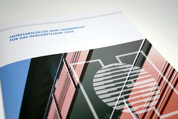 Glossar wichtiger Marketingbegriffe Above the line: Klassische Werbemaßnahmen (im Gegensatz zu below-the-line), insbesondere TV, Zei- tungen, Zeitschriften, Radio, Kino und Plakat als Werbeträger. Absatzhelfer: Rechtlich und wirtschaftlich selbständiger Unternehmer, der Geschäfte auf eigenen Na- men tätigt (vermittelt), aber kein Eigentum an der Ware erwirbt (fremde Rechnung). Beispiele sind Handelsvertreter, Reisebüros und Tankstellen. Absatzmittler: Rechtlich und wirtschaftlich selbständiger Unternehmer, der Geschäfte auf eigenen Na- men und eigene Rechnung tätigt (insb. Händler). Ad Click: Kennzahl der Online-Werbung-Erfolgskontrolle, Zahl der Clicks auf einen Hyperlink. Ad: Abkürzung für Advertisment, z. T. auch als Kürzel für Anzeigen, Banner im Internet u. a. Werbemittel genutzt. Added Value: Zusatznutzen eines Produktes. Adopter: Käufer bzw. Übernehmer einer Innovation. Affiliate-Marketing: Link auf einer Partner-Website, um potenzielle Neukunden auf die eigene Homepa- ge zu bewegen. Unterschied zu Bannerwerbung durch andere Abrechnungsmodelle und stär- kere inhaltliche Integration. Agenda Setting: Kommunikationswissenschaftliche Theorie, die beschreibt, in welcher Form Unterneh- men oder Organisationen versuchen, über die Medien die Tagesaktualität bzw. die Tagesord- nung der öffentlichen (politischen) Diskussion zu prägen. Aided Recall: Gestützte Erinnerung (mittels vorgelegten Markenlogos, Anzeigen o. Ä. abgefragt). Ambush-Marketing: Begriff aus dem Sponsoring für Maßnahmen, bei denen Unternehmen versuchen, an einem Event als Trittbrettfahrer zu partizipieren, ohne als Sponsor zu bezahlen (z. B. durch Werbung in der Nähe des Veranstaltungsortes, mit angelehnten Begriffen usf.). Audit: Begriff für ein systematisches und unabhängiges Kontrollverfahren, besonders häufig in den Berei- chen Wirtschaftsprüfung und Qualitätssicherung genutzt. Auktionen: Gemeinschaftliche Verkaufsveranstaltung, bei der mehrere Akteure Gebote abgeben kön- nen. In unterschiedlicher Form (offen oder verdeckt, Gebote durch Anbieter oder Nachfrager, persönlich oder online usf.) durchführbar. Ausschließlichkeitsbindung: Vertragsklausel, die Händler oder Lieferant in der Wahl der Geschäftspart- ner einengt. Bei Alleinvertriebsverträgen werden Handelsunternehmen bestimmte Gebiete (Gebietsschutz) oder Kundengruppen (Kundenschutz) vorbehalten. Eine Bezugsbindung zwingt 284 einen Händler, ein bestimmtes Produkt bei einem vorgeschriebenen Lieferanten zu beziehen (Konkurrenzausschluss). Awareness: Bekanntheitsgrad einer Marke oder eines Unternehmens. Balanced Scorecard: Planungs- und Controlling-Tool, der neben finanzwirtschaftlichen Größen auch Kunden-, Mitarbeiter- und Prozesskriterien integriert. Banner: Anzeige im Internet mit Hyperlink. Bedarfsberater: Nicht kommerziell orientierte Personen, bei denen der Ratsuchende im Allgemeinen Sachverstand und Uneigennützigkeit erwartet (z. B. Ärzte, Makler, Rechtsanwälte usf.). Below the line: Verkaufsförderungsmaßnahmen (POS-Marketing) und andere nicht klassische Kommuni- kationsmaßnahmen. Blind-Test: Bewertung eines Produktes mit verdecktem Markennamen. Blog: Weblog (auch Blog) ist ein thematischer „Nachrichtendienst“, der online publiziert und ähnlich wie ein Tagebuch („Web-Logbuch“) in regelmäßigen Abständen aktualisiert wird. Blog-Analyse: Marktforschungsmethode zur Auswertung der Kommunikation in Internet-Blogs. Brainstorming: Methode der Ideengenerierung, bei der spontane Einfälle zur Lösung einer Problematik in einer offenen und kritikfreien Diskussionsrunde zusammengetragen werden. Branchenstrukturanalyse: Weitgefasste Analyse der Wettbewerbssituation in einer Branche, die nicht nur aktuelle und potenzielle Konkurrenten sowie mögliche Ersatzprodukte, sondern auch Lieferan- ten und Abnehmer einbezieht. Briefing: Anweisung/Instruktion – prägnante Zusammenfassung alle Informationen durch den Auftrag- geber, die eine Marketingagentur für die Lösung des Kommunikationsproblems benötigt (Aus- gangslage, Ziele, Budget, Zeitplan, Kontrollgrößen usf.). Buzz-Marketing: Maßnahmen der Meinungsführerkommunikation, um Mund-zu-Mund-Kommunikation zwischen den Konsumenten hervorzurufen, die sich über ein neues Produkt austauschen sollen (buzz=brummen, schwirren). Campaigning: Strategisch angelegte Kommunikation, die von einem Positionierungsziel ausgehend ver- sucht, dramaturgisch angelegte Kommunikationsinhalte über verschiedenste Kanäle zu streuen. CAPI: Persönliche Befragung mit Laptop (Computer Assisted Personal Interview) Category Management: Zusammenarbeit zwischen einem führenden Hersteller (Category-Leader) und einem Handelskunden im Bereich des Handels-Marketings. CATI: Telefonische Marktforschung am PC (Computer Assisted Telephone Interview) 285 Click Through Rate: Verhältnis der Clicks auf einen Hyperlink zu den Einblendungen des Links. Clusteranalyse: Multivariates Verfahren, bei dem bestimmte Objekte bzw. Personen zu möglichst homo- genen Gruppen zusammengefasst werden (Beispiel Ernährungscluster zum Selbertesten bei http://ernaehrungsstudio.nestle.de/TippsTools/Checks/Ernaehrungstypentest.htm). Co-Branding: Marken von zwei Unternehmen auf einem Produkt. Communities (virtuelle): Soziale Gemeinschaften im Internet (StudiVZ u. Ä.). Conjointanalyse: Multivariates Verfahren, bei dem aus globalen Urteilen über Stimuli (z.B. Produkte) Nut- zenbeiträge einzelner Merkmale ermittelt werden. Besonders für die Produkt- und Preispolitik geeignet (vgl. das Internet-Forschernetz http://www.conjointanalysis.net/) Convenience Store: Betriebsform des Einzelhandels, praktische Naheinkaufsmöglichkeit (Tankstelle, Kiosk usf.). Copy-Strategie: Kurzgefasste Werbekonzeption, Teil des Briefings, insbesondere Ziel, Produktverspre- chen/Consumer Benefit, Kaufbegründung/Reason Why, USP und Tonality. Copy-Test: Verfahren der Werbeforschung zur Messung der Wirkung von Anzeigen unter Vorlage des gesamten Werbeträgers (z. B. einer Zeitschrift) Corporate Identity: Gestaltung eines geschlossenen Erscheinungsbildes eines Unternehmens in der Öf- fentlichkeit und nach innen. Corporate Social Responsibility: Übernahme sozialer Verantwortung in der Gesellschaft durch ein Unter- nehmen. Country of Origin-Effekt: Wirkung der Herkunftsbezeichnung (des Herstellungslandes) eines Produktes, made in. Cross Selling: Maßnahmen zum Verkauf zusätzlicher Produkte an einen Kunden. Customer Lifetime Value: Ertragspotenzial, wenn der Kunde dem Anbieter lebenslang treu bleibt. Customer Relationship Marketing: Managementkonzept zur Kundenbindung, insbesondere der langfris- tigen und besonders profitablen Abnehmer. Dachmarke: Gemeinsame Marke für alle Produkte eines Unternehmens (Company-Brand). Data Mining: Einsatz verschiedener multivariater statistischer Verfahren im Database Marketing, um in großen Datenbeständen neue Zusammenhänge (z. B. Kundengruppen) zu identifizieren. Database Marketing: Aufbau umfassender Kundendatenbanken und ihre Nutzung für ein Direktmarke- ting. 286 Deckungsbeitrag: Teil des Erlöses, der nach Abzug der einem Erlösobjekt direkt zurechenbaren Kosten (Einzelkosten) oder der variablen Kosten (Grenzkosten) zur Deckung aller anderen Kosten und als Gewinn verbleibt. Delphi-Studie: Mehrstufige Expertenbefragung unter Rückmeldung der Resultate der vorherigen Runde an die Befragten. Deutscher Werberat: Freiwillige Selbstkontrolle der deutschen Werbewirtschaft gegen missbräuchliche Werbung (http://www.werberat.de) Differenzierungsstrategie: Gewinnung eines Wettbewerbsvorteils durch Abhebung von der Konkurrenz. Diffusionsforschung: Forschungsrichtung, die sich mit dem Verbreitungsprozess von Neuerungen be- schäftigt. Direktvertrieb/Direktabsatz: Verkauf von Produkten eines Produzenten an Endverbraucher ohne zwi- schengeschalteten Handel. Discounter: Betriebsform des Lebensmitteleinzelhandels mit schmalem und flachem Sortiment, die auf Kosten- und Preisführerschaft ausgerichtet ist (Aldi, Lidl, Netto usf.). Disintermediation: Ausschaltung einer Wertschöpfungsstufe durch Direktabsatz/-bezug (z. B. Übersprin- gen des Handels durch E-Commerce). Diskriminanzanalyse: Multivariates Verfahren, um die Unterschiede zwischen vorgegebenen Gruppen zu identifizieren. Distributionsquote: Anzahl der das Produkt führenden Geschäfte in Bezug auf alle geeigneten Geschäf- te. Angesichts der unterschiedlichen Größe der Outlets häufig auch auf den Umsatzanteil der Handelsunternehmen bezogen (=gewichtete Distributionsquote). Diversifikation: Ausweitung der Geschäftstätigkeit eines Unternehmens auf neue Produkte in neuen Märkten. Dual-Brand: Zwei Marken eines Unternehmens auf einem Produkt. Economies of scale: Skalenvorteile, weil mit zunehmender Betriebsgröße mehrere Effekte zur Stückkos- tenreduktion beitragen: Verteilung der Fixkosten auf mehrere Einheiten bei nicht teilbaren Anla- gen, effizientere Großanlagen, günstigere Beschaffungspreise für die Rohwaren, Lernvorteile usf. Economies of scope: Verbundvorteile bei der Produktion verschiedener Produkte in einem Unternehmen (z. B. gemeinsame Maschinennutzung). Efficient Consumer Response: Konzept des handelsgerichteten Marketings mit den beiden zentralen Elementen Just-in-Time-Logistik (Supply Chain Management) und Marketing-Kooperation (Ca- tegory Management). Angestrebt wird die vertrauensvolle Kooperation zwischen einem füh- 287 renden Hersteller und einem Handelskunden. Einstellung: Manifeste Meinung zu einer Person oder einem Objekt. In den meisten Fällen anhand der drei Kriterien emotionale Einschätzung, Wissen und Handlungsbereitschaft operationalisiert (=3- Komponenten-Modell). Einzelkosten: Kosten, die ausschließlich durch die Herstellung eines Produktes (einer Produktgruppe) ver- ursacht werden und diesen daher verusachungsgerecht zugerechnet werden können (Gegen- satz: Gemeinkosten). Engelsches Gesetz: Abnehmender Anteil der Ausgaben für Nahrungsmittel an den Gesamtausgaben der Haushalte mit steigender wirtschaftlicher Prosperität eines Landes. Erfahrungsgüter: Diese Qualitätseigenschaft eines Gutes kann beim Ge- oder Verbrauch vom Nachfra- ger eindeutig bewertet werden, jedoch noch nicht vor dem Kauf. Erfahrungskurve: Empirisch gestützte These, dass es i. A. bei einer Verdopplung der kumulierten Pro- duk-tionsmenge durch größere Erfahrung und Skaleneffekte zu einer Reduzierung der realen Stückkosten um ca. 20-30 Prozent kommt. Erfolgsfaktor: (Strategische) Erfolgsfaktoren sind Maßnahmen, die zu einem Erfolg des Unternehmens messbar und nachhaltig beitragen. Die betriebswirtschaftliche Erfolgsfaktorenforschung ver- sucht, solche Strategien (z. B. Marktanteil, Innovationsrate) durch empirische Studien zu identifi- zieren. Experiment: Befragung oder Beobachtung unter kontrollierten Rahmenbedingungen und systemati- scher Versuchsanordnung. Eye-Tracking: Blickaufzeichnungsgerät, mit dessen Hilfe der Blickverlauf von Probanden bei Anzeigen, Werbespots, Homepages u. Ä. gemessen werden kann (Werbewirkungstest) – Beispiel Martini Werbespot http://www.youtube.com/watch?v=v0xG1xQTf9E Fachgeschäft: Betriebsform des Einzelhandels mit schmalem, aber tiefem Sortiment, hoher Serviceinten- sität und höherpreisig. Faktorenanalyse: Multivariates Verfahren, um verschiedene Fragen (Items), die von den Probanden ähnlich beantwortet wurden, zu einer Hintergrunddimension zusammenzufassen. Fast Moving Consumer Goods (FMCG): Schnell drehende Konsumgüter, alle Artikel, die über den Le- bensmitteleinzelhandel vertrieben werden (Lebensmittel, Waschmittel, Drogeriewaren usf.). Fernsehzuschauerforschung: Repräsentative Ermittlung von Einschaltquoten per TV-Panel. Filialunternehmen: Handelsunternehmen, zu dem mindestens fünf Geschäfte gehören. Frame: Interpretationsrahmen/Deutungsrahmen eines Individuums oder der Medien. 288 Franchising: Ein Franchisegeber entwickelt ein System (insb. Gastronomie, Handel) und vergibt gegen eine Eintrittsgebühr und eine umsatzabhängige Gebühr einem Franchisenehmer eine Lizenz zur Nutzung dieses Konzeptes und der dazu gehörenden Waren nach strengen Vorgaben. Fundraising: Spendengewinnung bei Non-Profit-Organisationen. Gatekeeper: Engl. „Türhüter“ oder „Schleusenwärter“. Person oder Organisation, die in einer Geschäfts- beziehung eine bestimmende Rolle einnimmt und über die Weitergabe von Informationen oder Waren entscheidet. Gefangenen-Dilemma: Spieltheoretische Anreizsituation, in der das eigentlich für alle Beteiligten positive kooperative Verhalten aufgrund des Rationalverhaltens der Einzelnen nicht zustande kommt oder labil ist. Gemeinkosten: Kosten, die durch mehrere Produkte oder Produktgruppen gemeinsam hervorgerufen werden und deshalb nicht direkt (verursachungsgerecht) auf diese verteilt werden können (Gegensatz: Einzelkosten). Gemeinschafts-Marketing: Marketingmaßnahmen für eine gesamte Branche oder eine größere Gruppe von Unternehmen, häufig in Form von generischer Werbung (Werbung für eine Produktart, z. B. bestimmte Lebensmittel). Global Sourcing: Betriebliches Beschaffungskonzept, das auf den weltweiten Einkauf der notwendigen Einsatzgüter setzt und dadurch Kostenvorteile erzielen will. GlobalMarketing: Internationalisierungsstrategie, bei der die verschiedenen Ländermärkte (fast) voll- ständig standardisiert bearbeitet werden. Großhandel: Handelsunternehmen mit der (Haupt-)Zielgruppe institutionelle Abnehmer (nicht Endver- braucher, dann Einzelhandel) Grundgesamtheit: Zielgruppe einer Befragung, aus der eine Stichprobe gezogen wird. Gruppendiskussion: Qualitative Marktforschungsmethode, bei der mehrere Personen gleichzeitig durch einen geschulten Moderator zu einem Thema befragt werden, wobei besonders Prozesse der sozialen Meinungsbildung erforscht werden sollen (Synonym: Fokus Group Studie). GWB: Gesetz gegen Wettbewerbsbeschränkungen. Habitualisierung: Gewohnheitsmäßiges (Kauf-)Verhalten. Halo-Effekt: Heiligenschein-Effekt, positive Ausstrahlung einer Eigenschaft, die andere Einschätzungen überdeckt. Handelsmarken: Handelsunternehmen als Markeneigner. Produziert werden sie i.d.R. allerdings durch Hersteller. Nur in Ausnahmefällen tritt der Handel selbst als Produzent auf. 289 Handels-Panel: Erhebung von Wareneingangs- und Ausgangsdaten bei möglichst repräsentativ ausge- wählten Handelsbetrieben, um daraus Marktinformationen für Hersteller zu gewinnen. Beispiel Nielsen, http://de.nielsen.com/products/rms.shtml. Haushalts-Panel: Regelmäßige Erhebung des Kaufverhaltens bei repräsentativ ausgewählten Verbrau- chern, um daraus Marktinformationen für Hersteller zu gewinnen. Beispiel GfK ConsumerScan, http://www.gfkps.com oder Nielsen, http://www.acnielsen.de/products/cps.shtml. Handelsspanne: Differenz zwischen dem Ein- und dem Verkaufspreis eines Handelsunternehmens, bezo- gen auf den Ein- oder Verkaufspreis, in Prozent (als Betrag=Rohertrag). Home-Use-Test: Marktforschungsmethode; Test von Neuprodukten zu Hause in der realistischen Einsatzsi- tuation. Hybrid-Strategie: Wettbewerbsstrategie, die Aspekte der Kostenführerschaft und der Differenzierung kombiniert. Hypothetisches Konstrukt: Bezeichnung der psychologischen Konsumforschung für verschiedene Wahr- nehmungs- und Denkmuster, die sich im Kopf des Nachfragers abspielen und deshalb nicht di- rekt beobachtet werden können. Image: Gesamtheit aller subjektiven Vorstellungen einer Person von einem Objekt oder einer Person, die sich im Laufe der Zeit verdichten und dann eine wichtige Orientierungsfunktion erfüllen. Imagetransfer: Übertragung eines Vorstellungsbildes von einem Objekt auf ein anderes (z. B. Marken- transfer). Informationsökonomie: Teilgebiet der Neuen Institutionenökonomie, die sich mit der Funktionsweise von Marktprozessen bei asymmetrischer Informationsverteilung zwischen den Marktseiten beschäf- tigt. Ingredient Branding: Begleitende Vorproduktmarke. Marke eines Rohstoffs oder Vorproduktes, die auf dem Endprodukt erscheint („Intel Inside“). Inhaltsanalyse: Forschungsmethode in der Öffentlichkeitsarbeit zur (quantitativen oder qualitativen) Er- fassung der Berichterstattung in den Medien. Integrierte Kommunikation: Abstimmung der verschiedenen Kommunikationsinstrumente. Investor Relations: Teilgebiet der Öffentlichkeitsarbeit mit der Zielgruppe Kapitalgeber. Involvement: Bezeichnung für das situative oder produktbezogene Kaufengagement einer Person, d.h. für das Interesse, die Bereitschaft zur Informationsaufnahme und das emotionale Engagement. Irradiationseffekt: Ausstrahlung einer Eigenschaft auf die Bewertung anderer. 290 Issues-Management: Teilgebiet der Öffentlichkeitsarbeit zur gezielten und frühzeitigen Analyse und Be- einflussung von öffentlich diskutierten Themen. IVW: Informationsgemeinschaft zur Feststellung der Verbreitung von Werbeträgern, ermittelt Auflage und Verbreitungsdaten verschiedener Werbeträger (Zeitschriften, Zeitungen, Plakate, Kino) (http://www.ivw.de). Joint Ventures: Gemeinschaftsgründung eines neuen Unternehmens durch mindestens zwei Unterneh- men. Just-in-time: Logistisches Prinzip, nach dem die Anlieferung von Werkstoffen (Bauteile, Rohstoffe, etc.) genau dann erfolgen soll, wenn sie im Unternehmen benötigt werden. Kartell: Zusammenarbeit von rechtlich selbständig bleibenden Unternehmen, die konkurrierende Leis- tungen anbieten und den Wettbewerb beschränken wollen. Durch das Gesetz gegen Wettbe- werbsbeschränkung i. A. untersagt. Kaufentscheidungsprozess, extensiv: Ausgiebige Informationssuche und Alternativenbewertung beim Einkauf. Kaufentscheidungsprozess, habitualisiert: Gewohnheitsmäßiges Einkaufen. Kaufentscheidungsprozess, impulsiv: Einkaufen ohne vorherige Planung, spontan. Kaufentscheidungsprozess, limitational: Begrenzte Informationssuche und Alternativenbewertung beim Einkauf. Käufermärkte: Märkte, auf denen das Angebot die Nachfrage übertrifft, so dass Nachfrager (Käufer) in der günstigeren Situation sind und entsprechend umworben werden. Die Nachfrage bildet ei- nen Engpassfaktor zur Steigerung der Umsätze (Gegenteil: Verkäufermärkte). Kaufrisiko: Wahrgenommene Unsicherheit beim Einkauf, die häufig risikoreduzierende Verhaltensweisen auslöst (z. B. Vertrauen auf bekannte Marke, Nutzung eines Gütesiegels). Key Account Management: Organisationsform im Vertrieb. Person oder Team, zuständig für die komplet- te Absatzbetreuung eines Großkunden (Schlüsselkundenmanagement). Kognitive Dissonanz: Psychologisches Motiv, sich widersprechende Einstellungen und Wahrnehmungen miteinander in Einklang zu bringen, z. B. durch Verdrängung, neue Informationssuche, Verhal- tensänderung usf. Konsumerismus: Gesellschaftliche Bewegung, die aus der Kritik am Marketing und dessen ggf. verbrau- cherschädigenden Verhaltensweisen entstanden ist. Kontakter: Mitarbeiter einer Kommunikationsagentur, die als Bindeglied zwischen Kunde und Agentur arbeiten und für die konzeptionelle Seite der Betreuung zuständig sind. 291 Kooperation: Zusammenarbeit zwischen Unternehmen, bei denen diese rechtlich und wirtschaftlich selbständig bleiben. Im Gegensatz zur Konzentration, bei der diese Selbständigkeit aufgegeben wird. Wirtschaftlich selbständig heißt aber nicht wirtschaftlich unabhängig. Korrelationsanalyse: Bivariates Verfahren, um den Zusammenhang zwischen zwei intervallskalierten bzw. metrischen Variablen miteinander zu vergleichen Korrelationswert: Gibt die Wechselbeziehung zwischen zwei sich verändernden Größen an. Der Korrela- tionswert kann zwischen 0 (kein Zusammenhang) und 1 bzw. -1 (vollständiger positiver oder ne- gativer Zusammenhang) liegen. Kosten, fixe: Kosten, die unabhängig von der produzierten Menge anfallen, also auch dann, wenn die Produktion kurzfristig eingestellt wird. Kosten, variable: Kosten, die abhängig von der Ausbringungsmenge sind. Kosten, versunkene (sunk costs): Irreversible Kosten, die in Form von Geld oder Zeit in Projekte eingeflos- sen sind und nicht zurückgeholt werden können, unabhängig von einer heutigen Entscheidung. Kreativitätstechniken: Instrumente des Innovationsmanagements zur Findung von neuen Ideen. Kreuzpreiselastizität: Änderung der nachgefragten Menge eines Gutes bei Preisänderung eines ande- ren Gutes; positiver Wert zeigt Substitution, negativer Wert Komplementarität. Kreuztabelle: Bivariates Verfahren, um den Zusammenhang zwischen zwei nominalen bzw. ordinalen Variablen zu vergleichen. Krisen-PR: Teilgebiet der Öffentlichkeitsarbeit mit dem Ziel, sich systematisch auf evtl. Gefährdungen der öffentlichen Reputation vorzubereiten. Laddering-Analyse: Qualitatives Marktforschungsverfahren, bei der durch eine Reihe von „Warum- Fragen“ versucht wird, von den konkreten Eigenschaften, die ein Produkt für einen Probanden erfüllen soll, auf die dahinter stehenden Nutzenkomponenten und Werthaltungen zu schließen. Launch: Einführung eines neuen Produktes oder einer neuen Werbekampagne. Layer Ad: Werbeanzeigen im Internet, die sich über eine Website oder Teile davon schieben. Leapfrogging: Verhaltensweise der Kunden, bei denen diese bewusst eine technologische Generation überspringen und auf die nächste technologisch leistungsfähigere Produktgeneration setzen. Lebensstil: Relativ dauerhafte Verhaltens- und Selbstdarstellungsmuster, nach denen Gruppen von Men- schen ihr Alltagsleben organisieren, d.h. wie sie ihre Zeit verbringen und welche Interessen und Einstellungen sie haben (verbreitet: AIO-Modell=activities, interest, opionion). Leitfadengespräch: Marktforschungsmethode, bei der Probanden auf Basis eines Interviewleitfadens qualitativ befragt werden. 292 Leitmedien: Wichtige Medien, die über Teilöffentlichkeiten hinausgreifen und das Agenda Setting be- sonders prägen, weil sich andere Medien in ihrer Themenwahl an ihnen orientieren (zum Beispiel die Tagesthemen, der Spiegel). Leser-Blatt-Bindung: Kriterium der Mediaplanung, Verbundenheit der Leser mit einer Zeitschrift. Likert-Skala: Frageform, bei der ein Statement befürwortet oder abgelehnt werden kann. Listbroking: Verkauf bzw. Vermietung von Personendaten zum Direktmarketing. Litigation-PR: Form der PR während eines juristischen Verfahrens, um die Reputation des Mandanten in der Öffentlichkeit und bei Gericht zu verbessern. Lobbying (Lobbyismus): Gezielte Beeinflussung des politischen Entscheidungsprozesses durch Organisa- tionen bzw. Interessengruppen. Logfile: Protokolldatei eines Servers, Basis für die Auswertung des Internet-Marketings. Mailing: Direktwerbung per Post. Markenartikel: Marke mit hohem Bekanntheitsgrad, i. d. R. auf Herstellermarken bezogen. Markenerweiterung: Übertragung einer Marke auf eine neue Produktgruppe (brand extension). Markenfamilie: Gemeinsame Marke für verschiedene verwandte Einzelprodukte (Marken-Range). Markenlizensierung: Inhaber eines Markenrechts räumt einem anderen Unternehmen das Nutzungs- recht an der Marke in einer anderen Warengruppe ein. Markentreue: Wiederholungskäufe der Nachfrager, geringe Wechselbereitschaft. Markenwert: Ökonomischer Wert einer Marke, i. d. R. nicht bilanzierungsfähig (auch: Brand Equity). Market-based View: Theorierichtung der Wettbewerbsforschung, nach der die Marktbedingungen (die Branchenstruktur) die Auswahl der geeigneten Strategie bestimmt. Marketingführerschaft: Unternehmen mit einer dominierenden Rolle in der Wertschöpfungskette (im Ver- tikalwettbewerb). Marketing-Mix: Abstimmung der verschiedenen Marketinginstrumente. Marktforschung: Marktforschung umfasst die zielgerichtete Erhebung und entscheidungsbezogene Ver- dichtung von managementrelevanten Informationen. Sie kann sich auf bereits vorliegende Da- ten beziehen (Sekundärforschung) oder durch Beobachtung bzw. Befragung eigene Informa- tionen erheben (Primärforschung). Marktführerschaft: Unternehmen mit einer dominierenden Rolle (dem größten Marktanteil) im Vergleich 293 zu den Konkurrenten (Horizontalwettbewerb). Marktsegment: Teilbereich eines Marktes, der sich durch eine homogene Zielgruppe auszeichnet. Die Zielgruppe sollte sich möglichst deutlich von anderen Kundengruppen abheben und gezielt mit einem spezifischen Marketing-Mix angesprochen werden können. Marktsegmentierung: Gezielte Ansprache von Zielgruppen, die auf Basis von soziodemographischen, psychographischen und/oder verhaltensorientierten Merkmalen abgegrenzt sind. Mäzen: Wohlhabender Förderer, insbesondere Kunstfreund und Geldgeber für kulturelle Zwecke; be- nannt nach dem Römer Gaius Cilnius Maecenas (69 - 8 v. Chr.). Mediadaten: Von Verlagen in regelmäßigen Abständen herausgegeben Informationen zu ihren Publika- tionen (Erscheinungsweise, Verbreitungsgebiet, Reichweite, Leserschaft, Anzeigenpreise, redak- tionelle Themenpläne usf.). Median: Univariates Verfahren; Zentralwert, d. h. derjenige Wert, der bei einer Variable, die der Größe nach geordnet wird, in der Mitte liegt. Medienresonanzanalyse: Controllingmethode, bei der die Erfolge der Öffentlichkeitsarbeit durch Aus- wertung der Medien (Anzahl und Inhalt der Berichte) ausgewertet wird. Mehrkanal-Strategie: Nutzung unterschiedlicher Absatzwege (Absatzkanäle) für ein Produkt parallel. Mehrmarken-Strategie: Nutzung unterschiedlicher Marken für verschiedene Markt- bzw. Preissegmente. Meinungsführer (Opinion Leader): Personen im sozialen Umfeld mit Fachkompetenz und Kommunikati- onsstärke, die bei bestimmten Themen auf die Einstellungen ihres Umfeldes Einfluss nehmen (Vi- deocast zu Meinungsführermarketing: http://www.connectedmarketing.de/cm/ 2007/05/next07_mein_vor.html) Mischkalkulation: Einige Produkte werden besonders günstig angeboten (Sonderangebote, Lockvogel- angebote), um gleichzeitig andere - besser kalkulierte – mit verkaufen zu können. Mittelwert: Univariates Verfahren; Summe der Einzelwerte bei einer Variablen, geteilt durch die Anzahl der Befragten (arithmetisches Mittel). Mittelwertvergleich: Bivariates Verfahren, um die Mittelwerte mehrerer Gruppen miteinander zu verglei- chen. Mobile-Marketing: Maßnahmen unter Nutzung mobiler Endgeräte, insb. des Handys. Modus: Univariates Verfahren; derjenige Wert, der bei einer Variable am häufigsten vorkommt. Mono-Marke: Einzelmarke, d. h. Nutzung einer Marke für einen einzelnen Artikel. 294 Moskito-Marketing: Low-Budget-Kommunikation von kleineren Unternehmen, um mit unüblichen Maß- nahmen trotz geringen Werbeetats Aufmerksamkeit zu erringen, z. B. durch unübliche Kommu- nikationsformen wie Kreidebeschriftung auf der Straße. Mystery-Shopping: Verdeckte Testkäufe im Handel zur Überprüfung der Serviceorientierung des Ver- kaufspersonals. Nachfragemacht: Machtübergewicht der abnehmenden Seite in einer Wertschöpfungskette. Nachrichtenwertfaktoren: Kriterien, nach denen sich Journalisten bei der Auswahl der ihnen publikati- onswürdig erscheinenden Meldungen aus der erheblich größeren Menge aller Ereignisse leiten lassen. Neoklassisches Gut: Ware, deren Qualität in irgendeiner Form standardisiert und damit vollständig transparent ist. Neue Institutionenökonomie: Ökonomische Theorierichtung als Weiterentwicklung der Neoklassik. Die NIÖ gibt die neoklassischen Prämissen der vollständigen Markttransparenz, ehrlicher Akteure, unendlich schneller Reaktionsgeschwindigkeit und homogener Produkte auf und analysiert stattdessen Märkte mit asymmetrischer Wissensverteilung, opportunistischen Akteuren und Trans-aktionskosten. Neue Politische Ökonomie: Theorierichtung der Ökonomie, die sich mit dem Verhalten von politischen Entscheidungsträgern beschäftigt und versucht, deren Handlungen als Stimmenmaximierungs- verhalten auf dem Markt für Wählerstimmen zu erklären. Neuro-Marketing: Nutzung apparativer medizinischer Verfahren zur Messung von Hirnleistungen mit dem Ziel, Reaktionen auf Marketingmaßnahmen sichtbar zu machen (MRT, EEG usf.). Nielsen-Gebiete: Einteilung Deutschlands in sieben Gebiete als Grundlage der Distributionsplanung, in der Praxis sehr verbreitet, http://www.acnielsen.de/company/images/Nielsen-Gebiete5.jpg. Non-Business-Marketing: Übertragung der unternehmensbezogenen Marketing-Lehre auf nicht- kommerzielle Institutionen. Öko-Marketing: Marktorientierter Ansatz der Unternehmensführung, der betriebswirtschaftliche und öko- logische Ziele zugleich zu erreichen sucht. Omnibus-Umfrage: Regelmäßige Mehrthemenfrage eines Marktforschungsunternehmens, bei der sich jeweils mehrere Kunden mit einigen eigenen Fragen beteiligen können. Outsourcing: Auslagerung von Tätigkeiten auf Lieferanten, Absatzmittler oder Absatzhelfer zur Konzent- ration auf die Kernkompetenz der Unternehmung. Page Impressions: Kennzahl der Internet-Werbe-Erfolgskontrolle: Sichtkontakte mit einer Website. Panel, geschultes: 10 bis 12 im Hinblick auf ihre sensorischen Fähigkeiten geschulte Verbraucher, die 295 Produkte vergleichend sensorisch beschreiben und bewerten. Panel: Wiederkehrende Befragung derselben Probanden zum selben Thema mit identischen Methoden. Panel-Effekt: Nicht gewünschte Verhaltensänderung, wenn Probanden immer wieder befragt werden und daraufhin ihr Verhalten verändern. Panel-Sterblichkeit: Ausfall von Teilnehmern eines laufenden Panels. Penetration Policy: Niedrigpreiseinführung eines Neuproduktes mit dem Ziel, schnell eine hohe Markt- durchdringung zu erreichen. Pitch: Wettbewerbspräsentation von Agenturen (Werbung, PR usf.) um einen Kunden (einen Auftrag). Polaritätenprofil: Graphische Imagedarstellung auf Basis eines semantischen Differentials. Portfolio-Analyse: Simultane Analyse eines Entscheidungsobjektes unter Ertrags- und Risikogesichtspunk- ten. Potemkin-Gut: Nicht nur die Nachfrager, sondern alle externen Beobachter können unter den gegebe- nen Bedingungen – auch bei noch so hohen Transaktionskosten – keine Qualitätseinschätzung dieses Produktes (einer Produkteigenschaft) vornehmen. Preisagenten: Online-Suchmaschinen, die das günstigste Angebot im Internet herausfinden (z.B. www.billiger.de). Preisbündelung: Kombiniertes Angebot von mehreren Produkten/Dienstleistungen in einem Gesamtpa- ket (Bündel). Preisdifferenzierung: Preisbezogene Marktsegmentierung: Unterschiedlicher Preis für ein Produkt, je nach Kaufzeitpunkt, Käufer, Ort, Verwendungszweck oder Abnahmemenge. Preiselastizität: Änderung der nachgefragten Menge bei einer Preisänderung dieses Gutes (Eigenpreis- elastizität). Preisschwelle: Preis, bei dessen Über- oder Unterschreitung es zu einer sprunghaft veränderten Kunden- bewertung kommt. Pressekonferenz: Einladung von Medienvertretern zu einem Termin, an dem eine Institution ein aus ihrer Sicht berichtenswertes Ereignis vorstellt und auf Fragen von Journalisten antwortet. Pressemitteilung: An Medien und Nachrichtenagenturen verschickte Darstellung aktueller Informationen mit dem Ziel, das diese in möglichst wenig veränderter Form von den Journalisten in ihre Be- richterstattung übernommen wird. Pretest: Überprüfung eines Fragebogens auf Formulierungsschwächen und andere Schwächen. Produktionsprogramm: Alle Produkte eines Herstellers. 296 Produktlebenszyklus: Entwicklung eines Produktes von der ersten Produktidee bis zur Markteinführung (= Entstehungszyklus) sowie von der Markteinführung bis zur Herausnahme aus dem Markt und der Entsorgung (= Marktzyklus). Produktlinienerweiterung: Einführung neuer ähnlicher Produkte unter der bereits bekannten Marke (Mar- kentransfer) in einer Produktkategorie (Product Line Extension). Produkt-Management: Organisationsform im Marketing: Person oder Team, zuständig für die komplette Betreuung eines wichtigen Produktes, einer Produktgruppe (Category-Management) oder einer Marke (Brand-Management). Produkt-Markt-Matrix: 4-Felder-Matrix (Produkte: alt-neu; Märkte alt-neu), die die Wachstumsmöglichkei- ten eines Unternehmens verdeutlicht. Während Produktinnovationen noch eng an den bisheri- gen Kernkompetenzen ansetzen, wird der Zusammenhang bei Marktentwicklung und speziell bei Diversifikation zunehmend loser (Z-Strategie). Produkt-Ökobilanz (LCA): Zusammenstellung und Beurteilung der Input- und Outputflüsse und der po- tenziellen Umweltwirkungen eines Produktsystems im Verlauf seines Lebenswegs (ISO 14 040). Die Ökobilanz, englisch Life Cycle Analysis (LCA), dient dem möglichst umfassenden Vergleich der Umweltauswirkungen zweier oder mehrerer unterschiedlicher Produkte, Systeme, Verfahren oder Verhaltensweisen. Produkt-Placement: Einbindung von Markenartikeln als Requisiten in Filmhandlungen. Produktpositionierung: Bewertung von Produkten oder Marken hinsichtlich der zentralen kaufrelevanten Eigenschaften durch die Nachfrager. Das Angebot soll möglichst den Idealvorstellungen der Nachfrager (bzw. eines Abnehmerclusters) angepasst werden (Idealimage) und sich möglichst weit von den Positionen der Wettbewerber entfernen. Ziel ist ein eigenständiges Profil (USP). Produktvariation: Neue Varianten eines bereits bestehenden Produktes ohne größeren Innovationsgrad. Public Affairs: Teilgebiet der Öffentlichkeitsarbeit mit dem Ziel, auf öffentliche Themen und insbesondere politische Entscheidungen Einfluss zu nehmen. Qualitative Marktforschung: Marktforschung, die durch Interpretation ausgewertet wird. Viele Hinweise hierzu unter http://www.qualitative-research.net Quantitative Marktforschung: Standardisierte Marktforschung, die statistisch ausgewertet wird. Quota-Stichprobe: Verfahren zur Auswahl von Befragten in der Marktforschung nach bestimmten Struk- turvorgaben der Grundgesamtheit (z. B. Anteil Altersgruppen, Geschlecht, Ausbildungsformen usf.). In der Stichprobe sollen sich diese Merkmale in der gleichen Verteilung wiederfinden. Random-Stichprobe: Verfahren zur Auswahl von Befragten in der Marktforschung, bei der jedes Indivi- duum der Grundgesamtheit die statistisch gleiche Wahrscheinlichkeit der Teilnahme hat (Zufalls- stichprobe). 297 Rangordnungs-Skala: Frageform, bei der eine Rangreihung von Alternativen vorgenommen wird. Rating-Skala: Frageform, bei der eine Bewertung vorgenommen wird. Rational Choice Modelle: Erweiterte ökonomische Perspektive, die auch Transaktions- und Opportuni- tätskosten zur Erklärung des Verhaltens einbezieht. Reaktanz: Psychologisches Motiv, Widerstand gegen Einschränkungen der eigenen Handlungsfreiheit zu leisten. Reason Why: Begründung des Produktversprechens in der Werbung. Regressionsanalyse: Bi- bzw. multivariates Verfahren, um den Einfluss von einer bzw. mehreren unab- hängigen Variablen auf eine abhängige (zu erklärende) Größe zu messen. Reichweite: Diese Werbekennziffer gibt an, wie viel Prozent der Bevölkerung ein Medium wahrnehmen. Die Reichweite eines Printmediums wird in Lesern pro Ausgabe (LpA) angegeben. Relationship View: Theorierichtung der Wettbewerbsforschung, nach der die Geschäftsbeziehungen (die Geschäftspartner) die Auswahl der geeigneten Strategie bestimmen. Relaunch: Grundlegende Überarbeitung eines etablierten Produktes. Relevant Set: Marken, die ein Verbraucher in die engere Auswahl zieht. Repräsentativität: Stichprobe, bei der die Struktur im Wesentlichen der Grundgesamtheit entspricht. Resource-based View: Theorierichtung der Wettbewerbsforschung, nach der die unternehmensinternen Stärken und Schwächen (die Kernkompetenzen) die Auswahl der geeigneten Strategie be- stimmen. Risikokommunikation: Kommunikationswissenschaftliche Forschungsrichtung, die sich mit der gesell- schaftlichen Auseinandersetzung um kontroverse Technologien beschäftigt (Kernenergie, Gen- technik usf.). Robinson-Liste: Liste beim Direktwerbeverband: Haushalte, die keine Direktwerbung erhalten wollen (http://www.robinsonliste.de). Sample: Stichprobe, d. h. Auswahl aus der Grundgesamtheit. SB-Warenhaus: Betriebsform des Lebensmitteleinzelhandels mit sehr breitem und tiefem Sortiment, gro- ßer Verkaufsfläche (> 4.000 qm), größerem Non-Food-Anteil, Autokundenorientiert und hoher Sonderangebotsintensität (z. B. Real, Kaufland) Semantisches Differential: Frageform, bei der die Probanden ein Image anhand von gegensätzlichen Eigenschaftspaaren bewerten. Wird zumeist als Polaritätenprofil dargestellt. 298 Sensitivitätsanalyse: Quantitative oder qualitative Überprüfung der Auswirkungen von Änderungen von Planungsgrundlagen auf das Planungsergebnis. Überprüft wird die Stabilität des Ergebnisses bei veränderten Parametern. Shareholder Value: Konsequente Orientierung der Unternehmensführung an der Steigerung des Unter- nehmenswertes aus Sicht der Anteilseigner (des Kapitalmarktes). Shareholder: Anteilseigner eines Unternehmens, Aktionär. Signifikanzniveau: Sicherheit, mit der sich die Ergebnisse einer Stichprobe auf die Grundgesamtheit übertragen lassen. Skalenniveau: Genauigkeitsgrad einer Antwort im statistischen Sinne: metrisch=gleiche Abstände mit 0- Punkt, intervall=gleiche Abstände, ordinal=Rangordnung, nominal=Angabe ohne Richtung. Skimming Policy: Hochpreiseinführung eines Neuproduktes mit dem Ziel, die Preisbereitschaft der inno- vativen Kunden abzuschöpfen. Social-Marketing: Übertragung der unternehmensbezogenen Marketing-Lehre auf die Vermarktung so- zialer Ideen bzw. gesellschaftlicher Anliegen. Sortiment: Alle Artikel eines Händlers. Sortimentsbreite: Anzahl der verschiedenen Warengruppen, die ein Händler führt. Sortimentstiefe: Anzahl der verschiedenen Artikel bzw. Sorten in einer Warengruppe, die ein Händler führt. Soziales Milieu: Einteilung der Bevölkerung in bestimmte Gruppen auf Basis ihrer Schichtenzugehörigkeit und ihrer Wertorientierung. Das Konzept wurde in Deutschland vom Sinus-Marktforschungsinstitut entwickelt (http://www.sociovision.de/loesungen/sinus-milieus.html). Spannweite: Differenz zwischen dem kleinsten und dem größten Messwert bei einer Variablen. Spieltheorie: (Wirtschafts-)Wissenschaftliche Theorie, die auf Basis rationalen Verhaltens interaktive Ent- scheidungssituationen analysiert. Sponsoring: Materielle Förderung, die auf immaterielle Gegenleistungen, beispielsweise in Form von Im- ageaufwertung, angelegt ist. Stakeholder: Jede Person oder Institution, die ein spezielles Interesse an den Handlungen eines Unter- nehmens hat. Standardabweichung: Quadratwurzel aus der Varianz, d. h. der Summe aller quadrierten Abweichun- gen der Messwerte vom Mittelwert, geteilt durch die Anzahl der Messwerte. Store Check: Erhebung im Einzelhandel, um Sortiment, Platzierung von Artikeln u. Ä. zu überprüfen. 299 Strategische Allianz: Langfristig angelegte Zusammenarbeit (Kooperation) zwischen zwei oder mehreren Unternehmen mit ähnlich starker Ausgangsposition (z. B. Joint Venture). Strategisches Geschäftsfeld: Teileinheiten eines Unternehmens, für die sich separate Strategien entwi- ckeln lassen. Diese Einheiten können ggf. auch organisatorisch zusammengefasst werden. Strategisches Netzwerk: Langfristig angelegte Zusammenarbeit (Kooperation) zwischen einem führen- den (fokalen) Unternehmen und mehreren weiteren Unternehmen (z. B. Franchising). Suchgut: Die Qualität dieses Produktes kann ohne nennenswerte Schwierigkeiten direkt beim Kauf über- prüft werden. SWOT-Analyse: Akronym für die Verknüpfung unternehmensinterner Stärken (strengths) und Schwächen (weaknesses) mit den unternehmensexternen Chancen (opportunities) und Risiken (threats). Szenario-Analyse: Breit angelegte Zukunftsstudie, in der extrem positive wie negative Entwicklungen so- wie ein wahrscheinlicher Entwicklungspfad analysiert werden. Tachistoskop: Gerät, mit dem ein Objekt sehr kurzzeitig gezeigt werden kann, um die Wirkung einer flüchtigen Betrachtung zu messen, heute erfolgt dies computergestützt (Werbetest, Produkttest, Verpackungstest usf.). Tagcloud: Begriffsanordnung auf einer Website, bei der häufig aufgerufene Begriffe größer dargestellt werden. Target-Costing bzw. -Pricing: Zielkostenanalyse, bei der die Produktentwicklung von dem am Markt er- zielbaren Preis geleitet wird. Tausend-Kontakte Preis: Werbekosten, um 1.000 Werbekontakte zu erzielen. Tausend-Leser Preis: Werbekosten, um 1.000 Leser mit einer Anzeige zu erreichen (vergleichbar: Tau- send-Hörer-Preis, Tausend-Seher-Preis). Testimonial: Bekannte Persönlichkeit, die in der Werbung ein Produkt empfiehlt. Testmarkt: Möglichst abgeschlossener Teilmarkt, in dem ein neues Produkt auf seinen Markterfolg vor der Gesamteinführung getestet wird (spezieller Supermarkt/Store Test, elektronischer Mini-Testmarkt). Themenlebenszyklus: Ansatz aus der PR-Forschung: Übertragung des klassischen Produktlebenszyklus auf gesellschaftliche Diskussionen, die auch typische Entstehungs-, Wachstums-, Reife- und Degene- rationsprozesse durchlaufen. Tiefeninterview: Qualitative Marktforschungsmethode, bei der psychologisch geschulte Interviewer ver- suchen, unbewusste, verdrängte oder schwer zugängliche Motive zu ergründen. Tonality: Grundton (Atmosphäre, Stil) einer Werbebotschaft. 300 Trade-Marketing: Handelsgerichtetes Marketing von Herstellern. Transaktionskosten: Kosten, die bei der Übertragung von Verfügungsrechten entstehen. Transnationales Unternehmen: Strategie des internationalen Marketings, auf Basis einer Netzwerkstruktur und durch Modularisierung die Vorteile nationaler Anpassungen und des Global Marketing zu kombinieren. Umweltbewusstsein: Einstellung gegenüber Umweltproblemen. Unaided Recall: Ungestützte Erinnerung an eine Werbeanzeige, Marke o. Ä. Usability: Benutzerfreundlichkeit einer Website. USP (Unique Selling Proposition, einzigartiges Produktversprechen): Bezeichnung für den zentralen Leis- tungsvorteil eines Produktes aus Sicht der Nachfrager, der es unverwechselbar und schwer imi- tierbar macht sowie dauerhaft verteidigt werden kann. UWG: Gesetz gegen den unlauteren Wettbewerb. Verbrauchermarkt: Betriebsform des Lebensmitteleinzelhandels mit breitem und tiefem Sortiment, Ver- kaufsfläche zwischen 1.500 und 4.000 qm, hoher Aktionsanteil (Rewe, Combi, Tegut usf.) Verbraucherschutz: (Staatliche) Maßnahmen zur Verbraucherinformation, zum rechtlichen Schutz oder zur Verbesserung des Wettbewerbs mit dem Ziel, Verbraucher vor Ausbeutung durch Anbieter zu bewahren. Vertragshändler: Selbständiger Gewerbetreibender, der aufgrund eines Vertrages ständig damit be- auftragt ist, im eigenen Namen und auf eigene Rechnung Waren nach den Vorgaben eines Herstellers zu vertreiben. Die Übernahme der Marketing-Konzeption des Herstellers bedeutet ei- ne deutliche Einschränkung der wirtschaftlichen Entscheidungsfreiheit des Händlers (Beispiel: Automobilvertragshändler). Vertrauensgut: Die Qualität dieses Produktes (dieser Eigenschaft) kann von den einzelnen Nachfragern weder vor noch nach dem Kauf überprüft werden, sie kann jedoch von Drittinstitutionen wie dem Staat oder der Stiftung Warentest bewertet werden. Vertriebsbindung: Vertragliche Klausel, die einen Händler in der Wahl seiner Kunden einschränkt. Virales Marketing: Versuch, Mund-zu-Mund-Werbung durch die Kunden zu stimulieren. Web 2.0: Bezeichnung für interaktive Web-Inhalte (Wikis, Communities, Kundenbewertungen usf.). Werbemittel: Die Erscheinungsform der Werbung, d. h. die Anzeige, der Spot, die Website usf. Werbeträger: Medium, über das Werbemittel an den Kunden gestreut werden (Tageszeitung, TV, Kino usf.). 301 Wertschöpfungskette: Gesamtheit aller Stufen der Produktion und Distribution eines Produktes von der Rohstoffgewinnung bis zum Endverbraucher. Wertschöpfungstiefe: Anteil des vom eigenen Unternehmen erzeugten Wertschöpfungsanteils am Um- satz. Werturteilsproblem: Bereits lange währender wissenschaftlicher Streit, ob die Forschung Werturteile fällen darf bzw. ob es eine wissenschaftliche Forschung ohne explizite oder implizite Werturteile geben kann. Wettbewerbsvorteil: Wettbewerbsvorteile sind Merkmale, die für die Kunden wichtig sind, von diesen wahrgenommen werden und die sich durch eine gewisse Dauerhaftigkeit (geringe Imitations- gefahr) und einen Konkurrenzvorsprung auszeichnen. Window of opportunity: Gelegenheitsfenster – Zeitspanne, in der ein Ereignis/eine Debatte noch unter- schiedliche Verläufe nehmen kann und besonders gut beeinflusst werden kann. Win-win-Situation: Spieltheoretische Bezeichnung für eine Ausgangslage, die eine Besserstellung aller Be- teiligten zulässt (im Gegensatz z. B. zu Konstantsummenspielen, bei denen der Gewinn der einen Seite zu Verlusten der anderen führt). WKZ: Werbekostenzuschüsse, die die Industrie an den Handel bezahlt. Yield-Management: Ertragsmanagement, bei dem Preise und Kapazitätsauslastung in fixkostenintensi- ven Branchen simultan optimiert werden (Beispiel Billigfluglinien, bei denen für einen bestimm- ten Flug sehr unterschiedliche Preise in Abhängigkeit von Zeitpunkt und Auslastung verlangt werden). ZAW: Zentralverband der deutschen Werbewirtschaft (http://www.zaw.de). Zeitreihenanalyse: Statistische Analyse von im Zeitablauf entstandenen Daten. Im Marketing häufig zur Trendanalyse und Prognose (z. B. mittels Regressionsrechnung) genutzt. Zertifizierung: Kontrolle eines Unternehmens durch eine neutrale Kontrollorganisation auf Basis eines anerkannten Standards. Zweitplatzierung: Zusatzplatzierung einer Marke im Handel außerhalb des Stammregalplatzes (im Gang, an der Kasse usf.). Weitere empfehlenswerte Glossars unter: http://www.marketing.ch/lexikon.asp (Glossar einer Schweizer Unternehmensberatung mit über 2.000 Stichworten, sehr ausführlich) http://www.marketinginstitut.biz/glossar.asp?marketingglossar (Deutsches Marketing-Institut) http://www.harvardbusinessmanager.de/extra/glossar/a-599776.html (Harvard Business Manager, noch im Aufbau) 302 keck + keck werbeagentur stuttgart