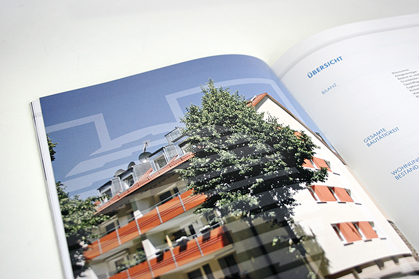 Glossar wichtiger Marketingbegriffe Above the line: Klassische Werbemaßnahmen (im Gegensatz zu below-the-line), insbesondere TV, Zei- tungen, Zeitschriften, Radio, Kino und Plakat als Werbeträger. Absatzhelfer: Rechtlich und wirtschaftlich selbständiger Unternehmer, der Geschäfte auf eigenen Na- men tätigt (vermittelt), aber kein Eigentum an der Ware erwirbt (fremde Rechnung). Beispiele sind Handelsvertreter, Reisebüros und Tankstellen. Absatzmittler: Rechtlich und wirtschaftlich selbständiger Unternehmer, der Geschäfte auf eigenen Na- men und eigene Rechnung tätigt (insb. Händler). Ad Click: Kennzahl der Online-Werbung-Erfolgskontrolle, Zahl der Clicks auf einen Hyperlink. Ad: Abkürzung für Advertisment, z. T. auch als Kürzel für Anzeigen, Banner im Internet u. a. Werbemittel genutzt. Added Value: Zusatznutzen eines Produktes. Adopter: Käufer bzw. Übernehmer einer Innovation. Affiliate-Marketing: Link auf einer Partner-Website, um potenzielle Neukunden auf die eigene Homepa- ge zu bewegen. Unterschied zu Bannerwerbung durch andere Abrechnungsmodelle und stär- kere inhaltliche Integration. Agenda Setting: Kommunikationswissenschaftliche Theorie, die beschreibt, in welcher Form Unterneh- men oder Organisationen versuchen, über die Medien die Tagesaktualität bzw. die Tagesord- nung der öffentlichen (politischen) Diskussion zu prägen. Aided Recall: Gestützte Erinnerung (mittels vorgelegten Markenlogos, Anzeigen o. Ä. abgefragt). Ambush-Marketing: Begriff aus dem Sponsoring für Maßnahmen, bei denen Unternehmen versuchen, an einem Event als Trittbrettfahrer zu partizipieren, ohne als Sponsor zu bezahlen (z. B. durch Werbung in der Nähe des Veranstaltungsortes, mit angelehnten Begriffen usf.). Audit: Begriff für ein systematisches und unabhängiges Kontrollverfahren, besonders häufig in den Berei- chen Wirtschaftsprüfung und Qualitätssicherung genutzt. Auktionen: Gemeinschaftliche Verkaufsveranstaltung, bei der mehrere Akteure Gebote abgeben kön- nen. In unterschiedlicher Form (offen oder verdeckt, Gebote durch Anbieter oder Nachfrager, persönlich oder online usf.) durchführbar. Ausschließlichkeitsbindung: Vertragsklausel, die Händler oder Lieferant in der Wahl der Geschäftspart- ner einengt. Bei Alleinvertriebsverträgen werden Handelsunternehmen bestimmte Gebiete (Gebietsschutz) oder Kundengruppen (Kundenschutz) vorbehalten. Eine Bezugsbindung zwingt 284 einen Händler, ein bestimmtes Produkt bei einem vorgeschriebenen Lieferanten zu beziehen (Konkurrenzausschluss). Awareness: Bekanntheitsgrad einer Marke oder eines Unternehmens. Balanced Scorecard: Planungs- und Controlling-Tool, der neben finanzwirtschaftlichen Größen auch Kunden-, Mitarbeiter- und Prozesskriterien integriert. Banner: Anzeige im Internet mit Hyperlink. Bedarfsberater: Nicht kommerziell orientierte Personen, bei denen der Ratsuchende im Allgemeinen Sachverstand und Uneigennützigkeit erwartet (z. B. Ärzte, Makler, Rechtsanwälte usf.). Below the line: Verkaufsförderungsmaßnahmen (POS-Marketing) und andere nicht klassische Kommuni- kationsmaßnahmen. Blind-Test: Bewertung eines Produktes mit verdecktem Markennamen. Blog: Weblog (auch Blog) ist ein thematischer „Nachrichtendienst“, der online publiziert und ähnlich wie ein Tagebuch („Web-Logbuch“) in regelmäßigen Abständen aktualisiert wird. Blog-Analyse: Marktforschungsmethode zur Auswertung der Kommunikation in Internet-Blogs. Brainstorming: Methode der Ideengenerierung, bei der spontane Einfälle zur Lösung einer Problematik in einer offenen und kritikfreien Diskussionsrunde zusammengetragen werden. Branchenstrukturanalyse: Weitgefasste Analyse der Wettbewerbssituation in einer Branche, die nicht nur aktuelle und potenzielle Konkurrenten sowie mögliche Ersatzprodukte, sondern auch Lieferan- ten und Abnehmer einbezieht. Briefing: Anweisung/Instruktion – prägnante Zusammenfassung alle Informationen durch den Auftrag- geber, die eine Marketingagentur für die Lösung des Kommunikationsproblems benötigt (Aus- gangslage, Ziele, Budget, Zeitplan, Kontrollgrößen usf.). Buzz-Marketing: Maßnahmen der Meinungsführerkommunikation, um Mund-zu-Mund-Kommunikation zwischen den Konsumenten hervorzurufen, die sich über ein neues Produkt austauschen sollen (buzz=brummen, schwirren). Campaigning: Strategisch angelegte Kommunikation, die von einem Positionierungsziel ausgehend ver- sucht, dramaturgisch angelegte Kommunikationsinhalte über verschiedenste Kanäle zu streuen. CAPI: Persönliche Befragung mit Laptop (Computer Assisted Personal Interview) Category Management: Zusammenarbeit zwischen einem führenden Hersteller (Category-Leader) und einem Handelskunden im Bereich des Handels-Marketings. CATI: Telefonische Marktforschung am PC (Computer Assisted Telephone Interview) 285 Click Through Rate: Verhältnis der Clicks auf einen Hyperlink zu den Einblendungen des Links. Clusteranalyse: Multivariates Verfahren, bei dem bestimmte Objekte bzw. Personen zu möglichst homo- genen Gruppen zusammengefasst werden (Beispiel Ernährungscluster zum Selbertesten bei http://ernaehrungsstudio.nestle.de/TippsTools/Checks/Ernaehrungstypentest.htm). Co-Branding: Marken von zwei Unternehmen auf einem Produkt. Communities (virtuelle): Soziale Gemeinschaften im Internet (StudiVZ u. Ä.). Conjointanalyse: Multivariates Verfahren, bei dem aus globalen Urteilen über Stimuli (z.B. Produkte) Nut- zenbeiträge einzelner Merkmale ermittelt werden. Besonders für die Produkt- und Preispolitik geeignet (vgl. das Internet-Forschernetz http://www.conjointanalysis.net/) Convenience Store: Betriebsform des Einzelhandels, praktische Naheinkaufsmöglichkeit (Tankstelle, Kiosk usf.). Copy-Strategie: Kurzgefasste Werbekonzeption, Teil des Briefings, insbesondere Ziel, Produktverspre- chen/Consumer Benefit, Kaufbegründung/Reason Why, USP und Tonality. Copy-Test: Verfahren der Werbeforschung zur Messung der Wirkung von Anzeigen unter Vorlage des gesamten Werbeträgers (z. B. einer Zeitschrift) Corporate Identity: Gestaltung eines geschlossenen Erscheinungsbildes eines Unternehmens in der Öf- fentlichkeit und nach innen. Corporate Social Responsibility: Übernahme sozialer Verantwortung in der Gesellschaft durch ein Unter- nehmen. Country of Origin-Effekt: Wirkung der Herkunftsbezeichnung (des Herstellungslandes) eines Produktes, made in. Cross Selling: Maßnahmen zum Verkauf zusätzlicher Produkte an einen Kunden. Customer Lifetime Value: Ertragspotenzial, wenn der Kunde dem Anbieter lebenslang treu bleibt. Customer Relationship Marketing: Managementkonzept zur Kundenbindung, insbesondere der langfris- tigen und besonders profitablen Abnehmer. Dachmarke: Gemeinsame Marke für alle Produkte eines Unternehmens (Company-Brand). Data Mining: Einsatz verschiedener multivariater statistischer Verfahren im Database Marketing, um in großen Datenbeständen neue Zusammenhänge (z. B. Kundengruppen) zu identifizieren. Database Marketing: Aufbau umfassender Kundendatenbanken und ihre Nutzung für ein Direktmarke- ting. 286 Deckungsbeitrag: Teil des Erlöses, der nach Abzug der einem Erlösobjekt direkt zurechenbaren Kosten (Einzelkosten) oder der variablen Kosten (Grenzkosten) zur Deckung aller anderen Kosten und als Gewinn verbleibt. Delphi-Studie: Mehrstufige Expertenbefragung unter Rückmeldung der Resultate der vorherigen Runde an die Befragten. Deutscher Werberat: Freiwillige Selbstkontrolle der deutschen Werbewirtschaft gegen missbräuchliche Werbung (http://www.werberat.de) Differenzierungsstrategie: Gewinnung eines Wettbewerbsvorteils durch Abhebung von der Konkurrenz. Diffusionsforschung: Forschungsrichtung, die sich mit dem Verbreitungsprozess von Neuerungen be- schäftigt. Direktvertrieb/Direktabsatz: Verkauf von Produkten eines Produzenten an Endverbraucher ohne zwi- schengeschalteten Handel. Discounter: Betriebsform des Lebensmitteleinzelhandels mit schmalem und flachem Sortiment, die auf Kosten- und Preisführerschaft ausgerichtet ist (Aldi, Lidl, Netto usf.). Disintermediation: Ausschaltung einer Wertschöpfungsstufe durch Direktabsatz/-bezug (z. B. Übersprin- gen des Handels durch E-Commerce). Diskriminanzanalyse: Multivariates Verfahren, um die Unterschiede zwischen vorgegebenen Gruppen zu identifizieren. Distributionsquote: Anzahl der das Produkt führenden Geschäfte in Bezug auf alle geeigneten Geschäf- te. Angesichts der unterschiedlichen Größe der Outlets häufig auch auf den Umsatzanteil der Handelsunternehmen bezogen (=gewichtete Distributionsquote). Diversifikation: Ausweitung der Geschäftstätigkeit eines Unternehmens auf neue Produkte in neuen Märkten. Dual-Brand: Zwei Marken eines Unternehmens auf einem Produkt. Economies of scale: Skalenvorteile, weil mit zunehmender Betriebsgröße mehrere Effekte zur Stückkos- tenreduktion beitragen: Verteilung der Fixkosten auf mehrere Einheiten bei nicht teilbaren Anla- gen, effizientere Großanlagen, günstigere Beschaffungspreise für die Rohwaren, Lernvorteile usf. Economies of scope: Verbundvorteile bei der Produktion verschiedener Produkte in einem Unternehmen (z. B. gemeinsame Maschinennutzung). Efficient Consumer Response: Konzept des handelsgerichteten Marketings mit den beiden zentralen Elementen Just-in-Time-Logistik (Supply Chain Management) und Marketing-Kooperation (Ca- tegory Management). Angestrebt wird die vertrauensvolle Kooperation zwischen einem füh- 287 renden Hersteller und einem Handelskunden. Einstellung: Manifeste Meinung zu einer Person oder einem Objekt. In den meisten Fällen anhand der drei Kriterien emotionale Einschätzung, Wissen und Handlungsbereitschaft operationalisiert (=3- Komponenten-Modell). Einzelkosten: Kosten, die ausschließlich durch die Herstellung eines Produktes (einer Produktgruppe) ver- ursacht werden und diesen daher verusachungsgerecht zugerechnet werden können (Gegen- satz: Gemeinkosten). Engelsches Gesetz: Abnehmender Anteil der Ausgaben für Nahrungsmittel an den Gesamtausgaben der Haushalte mit steigender wirtschaftlicher Prosperität eines Landes. Erfahrungsgüter: Diese Qualitätseigenschaft eines Gutes kann beim Ge- oder Verbrauch vom Nachfra- ger eindeutig bewertet werden, jedoch noch nicht vor dem Kauf. Erfahrungskurve: Empirisch gestützte These, dass es i. A. bei einer Verdopplung der kumulierten Pro- duk-tionsmenge durch größere Erfahrung und Skaleneffekte zu einer Reduzierung der realen Stückkosten um ca. 20-30 Prozent kommt. Erfolgsfaktor: (Strategische) Erfolgsfaktoren sind Maßnahmen, die zu einem Erfolg des Unternehmens messbar und nachhaltig beitragen. Die betriebswirtschaftliche Erfolgsfaktorenforschung ver- sucht, solche Strategien (z. B. Marktanteil, Innovationsrate) durch empirische Studien zu identifi- zieren. Experiment: Befragung oder Beobachtung unter kontrollierten Rahmenbedingungen und systemati- scher Versuchsanordnung. Eye-Tracking: Blickaufzeichnungsgerät, mit dessen Hilfe der Blickverlauf von Probanden bei Anzeigen, Werbespots, Homepages u. Ä. gemessen werden kann (Werbewirkungstest) – Beispiel Martini Werbespot http://www.youtube.com/watch?v=v0xG1xQTf9E Fachgeschäft: Betriebsform des Einzelhandels mit schmalem, aber tiefem Sortiment, hoher Serviceinten- sität und höherpreisig. Faktorenanalyse: Multivariates Verfahren, um verschiedene Fragen (Items), die von den Probanden ähnlich beantwortet wurden, zu einer Hintergrunddimension zusammenzufassen. Fast Moving Consumer Goods (FMCG): Schnell drehende Konsumgüter, alle Artikel, die über den Le- bensmitteleinzelhandel vertrieben werden (Lebensmittel, Waschmittel, Drogeriewaren usf.). Fernsehzuschauerforschung: Repräsentative Ermittlung von Einschaltquoten per TV-Panel. Filialunternehmen: Handelsunternehmen, zu dem mindestens fünf Geschäfte gehören. Frame: Interpretationsrahmen/Deutungsrahmen eines Individuums oder der Medien. 288 Franchising: Ein Franchisegeber entwickelt ein System (insb. Gastronomie, Handel) und vergibt gegen eine Eintrittsgebühr und eine umsatzabhängige Gebühr einem Franchisenehmer eine Lizenz zur Nutzung dieses Konzeptes und der dazu gehörenden Waren nach strengen Vorgaben. Fundraising: Spendengewinnung bei Non-Profit-Organisationen. Gatekeeper: Engl. „Türhüter“ oder „Schleusenwärter“. Person oder Organisation, die in einer Geschäfts- beziehung eine bestimmende Rolle einnimmt und über die Weitergabe von Informationen oder Waren entscheidet. Gefangenen-Dilemma: Spieltheoretische Anreizsituation, in der das eigentlich für alle Beteiligten positive kooperative Verhalten aufgrund des Rationalverhaltens der Einzelnen nicht zustande kommt oder labil ist. Gemeinkosten: Kosten, die durch mehrere Produkte oder Produktgruppen gemeinsam hervorgerufen werden und deshalb nicht direkt (verursachungsgerecht) auf diese verteilt werden können (Gegensatz: Einzelkosten). Gemeinschafts-Marketing: Marketingmaßnahmen für eine gesamte Branche oder eine größere Gruppe von Unternehmen, häufig in Form von generischer Werbung (Werbung für eine Produktart, z. B. bestimmte Lebensmittel). Global Sourcing: Betriebliches Beschaffungskonzept, das auf den weltweiten Einkauf der notwendigen Einsatzgüter setzt und dadurch Kostenvorteile erzielen will. GlobalMarketing: Internationalisierungsstrategie, bei der die verschiedenen Ländermärkte (fast) voll- ständig standardisiert bearbeitet werden. Großhandel: Handelsunternehmen mit der (Haupt-)Zielgruppe institutionelle Abnehmer (nicht Endver- braucher, dann Einzelhandel) Grundgesamtheit: Zielgruppe einer Befragung, aus der eine Stichprobe gezogen wird. Gruppendiskussion: Qualitative Marktforschungsmethode, bei der mehrere Personen gleichzeitig durch einen geschulten Moderator zu einem Thema befragt werden, wobei besonders Prozesse der sozialen Meinungsbildung erforscht werden sollen (Synonym: Fokus Group Studie). GWB: Gesetz gegen Wettbewerbsbeschränkungen. Habitualisierung: Gewohnheitsmäßiges (Kauf-)Verhalten. Halo-Effekt: Heiligenschein-Effekt, positive Ausstrahlung einer Eigenschaft, die andere Einschätzungen überdeckt. Handelsmarken: Handelsunternehmen als Markeneigner. Produziert werden sie i.d.R. allerdings durch Hersteller. Nur in Ausnahmefällen tritt der Handel selbst als Produzent auf. 289 Handels-Panel: Erhebung von Wareneingangs- und Ausgangsdaten bei möglichst repräsentativ ausge- wählten Handelsbetrieben, um daraus Marktinformationen für Hersteller zu gewinnen. Beispiel Nielsen, http://de.nielsen.com/products/rms.shtml. Haushalts-Panel: Regelmäßige Erhebung des Kaufverhaltens bei repräsentativ ausgewählten Verbrau- chern, um daraus Marktinformationen für Hersteller zu gewinnen. Beispiel GfK ConsumerScan, http://www.gfkps.com oder Nielsen, http://www.acnielsen.de/products/cps.shtml. Handelsspanne: Differenz zwischen dem Ein- und dem Verkaufspreis eines Handelsunternehmens, bezo- gen auf den Ein- oder Verkaufspreis, in Prozent (als Betrag=Rohertrag). Home-Use-Test: Marktforschungsmethode; Test von Neuprodukten zu Hause in der realistischen Einsatzsi- tuation. Hybrid-Strategie: Wettbewerbsstrategie, die Aspekte der Kostenführerschaft und der Differenzierung kombiniert. Hypothetisches Konstrukt: Bezeichnung der psychologischen Konsumforschung für verschiedene Wahr- nehmungs- und Denkmuster, die sich im Kopf des Nachfragers abspielen und deshalb nicht di- rekt beobachtet werden können. Image: Gesamtheit aller subjektiven Vorstellungen einer Person von einem Objekt oder einer Person, die sich im Laufe der Zeit verdichten und dann eine wichtige Orientierungsfunktion erfüllen. Imagetransfer: Übertragung eines Vorstellungsbildes von einem Objekt auf ein anderes (z. B. Marken- transfer). Informationsökonomie: Teilgebiet der Neuen Institutionenökonomie, die sich mit der Funktionsweise von Marktprozessen bei asymmetrischer Informationsverteilung zwischen den Marktseiten beschäf- tigt. Ingredient Branding: Begleitende Vorproduktmarke. Marke eines Rohstoffs oder Vorproduktes, die auf dem Endprodukt erscheint („Intel Inside“). Inhaltsanalyse: Forschungsmethode in der Öffentlichkeitsarbeit zur (quantitativen oder qualitativen) Er- fassung der Berichterstattung in den Medien. Integrierte Kommunikation: Abstimmung der verschiedenen Kommunikationsinstrumente. Investor Relations: Teilgebiet der Öffentlichkeitsarbeit mit der Zielgruppe Kapitalgeber. Involvement: Bezeichnung für das situative oder produktbezogene Kaufengagement einer Person, d.h. für das Interesse, die Bereitschaft zur Informationsaufnahme und das emotionale Engagement. Irradiationseffekt: Ausstrahlung einer Eigenschaft auf die Bewertung anderer. 290 Issues-Management: Teilgebiet der Öffentlichkeitsarbeit zur gezielten und frühzeitigen Analyse und Be- einflussung von öffentlich diskutierten Themen. IVW: Informationsgemeinschaft zur Feststellung der Verbreitung von Werbeträgern, ermittelt Auflage und Verbreitungsdaten verschiedener Werbeträger (Zeitschriften, Zeitungen, Plakate, Kino) (http://www.ivw.de). Joint Ventures: Gemeinschaftsgründung eines neuen Unternehmens durch mindestens zwei Unterneh- men. Just-in-time: Logistisches Prinzip, nach dem die Anlieferung von Werkstoffen (Bauteile, Rohstoffe, etc.) genau dann erfolgen soll, wenn sie im Unternehmen benötigt werden. Kartell: Zusammenarbeit von rechtlich selbständig bleibenden Unternehmen, die konkurrierende Leis- tungen anbieten und den Wettbewerb beschränken wollen. Durch das Gesetz gegen Wettbe- werbsbeschränkung i. A. untersagt. Kaufentscheidungsprozess, extensiv: Ausgiebige Informationssuche und Alternativenbewertung beim Einkauf. Kaufentscheidungsprozess, habitualisiert: Gewohnheitsmäßiges Einkaufen. Kaufentscheidungsprozess, impulsiv: Einkaufen ohne vorherige Planung, spontan. Kaufentscheidungsprozess, limitational: Begrenzte Informationssuche und Alternativenbewertung beim Einkauf. Käufermärkte: Märkte, auf denen das Angebot die Nachfrage übertrifft, so dass Nachfrager (Käufer) in der günstigeren Situation sind und entsprechend umworben werden. Die Nachfrage bildet ei- nen Engpassfaktor zur Steigerung der Umsätze (Gegenteil: Verkäufermärkte). Kaufrisiko: Wahrgenommene Unsicherheit beim Einkauf, die häufig risikoreduzierende Verhaltensweisen auslöst (z. B. Vertrauen auf bekannte Marke, Nutzung eines Gütesiegels). Key Account Management: Organisationsform im Vertrieb. Person oder Team, zuständig für die komplet- te Absatzbetreuung eines Großkunden (Schlüsselkundenmanagement). Kognitive Dissonanz: Psychologisches Motiv, sich widersprechende Einstellungen und Wahrnehmungen miteinander in Einklang zu bringen, z. B. durch Verdrängung, neue Informationssuche, Verhal- tensänderung usf. Konsumerismus: Gesellschaftliche Bewegung, die aus der Kritik am Marketing und dessen ggf. verbrau- cherschädigenden Verhaltensweisen entstanden ist. Kontakter: Mitarbeiter einer Kommunikationsagentur, die als Bindeglied zwischen Kunde und Agentur arbeiten und für die konzeptionelle Seite der Betreuung zuständig sind. 291 Kooperation: Zusammenarbeit zwischen Unternehmen, bei denen diese rechtlich und wirtschaftlich selbständig bleiben. Im Gegensatz zur Konzentration, bei der diese Selbständigkeit aufgegeben wird. Wirtschaftlich selbständig heißt aber nicht wirtschaftlich unabhängig. Korrelationsanalyse: Bivariates Verfahren, um den Zusammenhang zwischen zwei intervallskalierten bzw. metrischen Variablen miteinander zu vergleichen Korrelationswert: Gibt die Wechselbeziehung zwischen zwei sich verändernden Größen an. Der Korrela- tionswert kann zwischen 0 (kein Zusammenhang) und 1 bzw. -1 (vollständiger positiver oder ne- gativer Zusammenhang) liegen. Kosten, fixe: Kosten, die unabhängig von der produzierten Menge anfallen, also auch dann, wenn die Produktion kurzfristig eingestellt wird. Kosten, variable: Kosten, die abhängig von der Ausbringungsmenge sind. Kosten, versunkene (sunk costs): Irreversible Kosten, die in Form von Geld oder Zeit in Projekte eingeflos- sen sind und nicht zurückgeholt werden können, unabhängig von einer heutigen Entscheidung. Kreativitätstechniken: Instrumente des Innovationsmanagements zur Findung von neuen Ideen. Kreuzpreiselastizität: Änderung der nachgefragten Menge eines Gutes bei Preisänderung eines ande- ren Gutes; positiver Wert zeigt Substitution, negativer Wert Komplementarität. Kreuztabelle: Bivariates Verfahren, um den Zusammenhang zwischen zwei nominalen bzw. ordinalen Variablen zu vergleichen. Krisen-PR: Teilgebiet der Öffentlichkeitsarbeit mit dem Ziel, sich systematisch auf evtl. Gefährdungen der öffentlichen Reputation vorzubereiten. Laddering-Analyse: Qualitatives Marktforschungsverfahren, bei der durch eine Reihe von „Warum- Fragen“ versucht wird, von den konkreten Eigenschaften, die ein Produkt für einen Probanden erfüllen soll, auf die dahinter stehenden Nutzenkomponenten und Werthaltungen zu schließen. Launch: Einführung eines neuen Produktes oder einer neuen Werbekampagne. Layer Ad: Werbeanzeigen im Internet, die sich über eine Website oder Teile davon schieben. Leapfrogging: Verhaltensweise der Kunden, bei denen diese bewusst eine technologische Generation überspringen und auf die nächste technologisch leistungsfähigere Produktgeneration setzen. Lebensstil: Relativ dauerhafte Verhaltens- und Selbstdarstellungsmuster, nach denen Gruppen von Men- schen ihr Alltagsleben organisieren, d.h. wie sie ihre Zeit verbringen und welche Interessen und Einstellungen sie haben (verbreitet: AIO-Modell=activities, interest, opionion). Leitfadengespräch: Marktforschungsmethode, bei der Probanden auf Basis eines Interviewleitfadens qualitativ befragt werden. 292 Leitmedien: Wichtige Medien, die über Teilöffentlichkeiten hinausgreifen und das Agenda Setting be- sonders prägen, weil sich andere Medien in ihrer Themenwahl an ihnen orientieren (zum Beispiel die Tagesthemen, der Spiegel). Leser-Blatt-Bindung: Kriterium der Mediaplanung, Verbundenheit der Leser mit einer Zeitschrift. Likert-Skala: Frageform, bei der ein Statement befürwortet oder abgelehnt werden kann. Listbroking: Verkauf bzw. Vermietung von Personendaten zum Direktmarketing. Litigation-PR: Form der PR während eines juristischen Verfahrens, um die Reputation des Mandanten in der Öffentlichkeit und bei Gericht zu verbessern. Lobbying (Lobbyismus): Gezielte Beeinflussung des politischen Entscheidungsprozesses durch Organisa- tionen bzw. Interessengruppen. Logfile: Protokolldatei eines Servers, Basis für die Auswertung des Internet-Marketings. Mailing: Direktwerbung per Post. Markenartikel: Marke mit hohem Bekanntheitsgrad, i. d. R. auf Herstellermarken bezogen. Markenerweiterung: Übertragung einer Marke auf eine neue Produktgruppe (brand extension). Markenfamilie: Gemeinsame Marke für verschiedene verwandte Einzelprodukte (Marken-Range). Markenlizensierung: Inhaber eines Markenrechts räumt einem anderen Unternehmen das Nutzungs- recht an der Marke in einer anderen Warengruppe ein. Markentreue: Wiederholungskäufe der Nachfrager, geringe Wechselbereitschaft. Markenwert: Ökonomischer Wert einer Marke, i. d. R. nicht bilanzierungsfähig (auch: Brand Equity). Market-based View: Theorierichtung der Wettbewerbsforschung, nach der die Marktbedingungen (die Branchenstruktur) die Auswahl der geeigneten Strategie bestimmt. Marketingführerschaft: Unternehmen mit einer dominierenden Rolle in der Wertschöpfungskette (im Ver- tikalwettbewerb). Marketing-Mix: Abstimmung der verschiedenen Marketinginstrumente. Marktforschung: Marktforschung umfasst die zielgerichtete Erhebung und entscheidungsbezogene Ver- dichtung von managementrelevanten Informationen. Sie kann sich auf bereits vorliegende Da- ten beziehen (Sekundärforschung) oder durch Beobachtung bzw. Befragung eigene Informa- tionen erheben (Primärforschung). Marktführerschaft: Unternehmen mit einer dominierenden Rolle (dem größten Marktanteil) im Vergleich 293 zu den Konkurrenten (Horizontalwettbewerb). Marktsegment: Teilbereich eines Marktes, der sich durch eine homogene Zielgruppe auszeichnet. Die Zielgruppe sollte sich möglichst deutlich von anderen Kundengruppen abheben und gezielt mit einem spezifischen Marketing-Mix angesprochen werden können. Marktsegmentierung: Gezielte Ansprache von Zielgruppen, die auf Basis von soziodemographischen, psychographischen und/oder verhaltensorientierten Merkmalen abgegrenzt sind. Mäzen: Wohlhabender Förderer, insbesondere Kunstfreund und Geldgeber für kulturelle Zwecke; be- nannt nach dem Römer Gaius Cilnius Maecenas (69 - 8 v. Chr.). Mediadaten: Von Verlagen in regelmäßigen Abständen herausgegeben Informationen zu ihren Publika- tionen (Erscheinungsweise, Verbreitungsgebiet, Reichweite, Leserschaft, Anzeigenpreise, redak- tionelle Themenpläne usf.). Median: Univariates Verfahren; Zentralwert, d. h. derjenige Wert, der bei einer Variable, die der Größe nach geordnet wird, in der Mitte liegt. Medienresonanzanalyse: Controllingmethode, bei der die Erfolge der Öffentlichkeitsarbeit durch Aus- wertung der Medien (Anzahl und Inhalt der Berichte) ausgewertet wird. Mehrkanal-Strategie: Nutzung unterschiedlicher Absatzwege (Absatzkanäle) für ein Produkt parallel. Mehrmarken-Strategie: Nutzung unterschiedlicher Marken für verschiedene Markt- bzw. Preissegmente. Meinungsführer (Opinion Leader): Personen im sozialen Umfeld mit Fachkompetenz und Kommunikati- onsstärke, die bei bestimmten Themen auf die Einstellungen ihres Umfeldes Einfluss nehmen (Vi- deocast zu Meinungsführermarketing: http://www.connectedmarketing.de/cm/ 2007/05/next07_mein_vor.html) Mischkalkulation: Einige Produkte werden besonders günstig angeboten (Sonderangebote, Lockvogel- angebote), um gleichzeitig andere - besser kalkulierte – mit verkaufen zu können. Mittelwert: Univariates Verfahren; Summe der Einzelwerte bei einer Variablen, geteilt durch die Anzahl der Befragten (arithmetisches Mittel). Mittelwertvergleich: Bivariates Verfahren, um die Mittelwerte mehrerer Gruppen miteinander zu verglei- chen. Mobile-Marketing: Maßnahmen unter Nutzung mobiler Endgeräte, insb. des Handys. Modus: Univariates Verfahren; derjenige Wert, der bei einer Variable am häufigsten vorkommt. Mono-Marke: Einzelmarke, d. h. Nutzung einer Marke für einen einzelnen Artikel. 294 Moskito-Marketing: Low-Budget-Kommunikation von kleineren Unternehmen, um mit unüblichen Maß- nahmen trotz geringen Werbeetats Aufmerksamkeit zu erringen, z. B. durch unübliche Kommu- nikationsformen wie Kreidebeschriftung auf der Straße. Mystery-Shopping: Verdeckte Testkäufe im Handel zur Überprüfung der Serviceorientierung des Ver- kaufspersonals. Nachfragemacht: Machtübergewicht der abnehmenden Seite in einer Wertschöpfungskette. Nachrichtenwertfaktoren: Kriterien, nach denen sich Journalisten bei der Auswahl der ihnen publikati- onswürdig erscheinenden Meldungen aus der erheblich größeren Menge aller Ereignisse leiten lassen. Neoklassisches Gut: Ware, deren Qualität in irgendeiner Form standardisiert und damit vollständig transparent ist. Neue Institutionenökonomie: Ökonomische Theorierichtung als Weiterentwicklung der Neoklassik. Die NIÖ gibt die neoklassischen Prämissen der vollständigen Markttransparenz, ehrlicher Akteure, unendlich schneller Reaktionsgeschwindigkeit und homogener Produkte auf und analysiert stattdessen Märkte mit asymmetrischer Wissensverteilung, opportunistischen Akteuren und Trans-aktionskosten. Neue Politische Ökonomie: Theorierichtung der Ökonomie, die sich mit dem Verhalten von politischen Entscheidungsträgern beschäftigt und versucht, deren Handlungen als Stimmenmaximierungs- verhalten auf dem Markt für Wählerstimmen zu erklären. Neuro-Marketing: Nutzung apparativer medizinischer Verfahren zur Messung von Hirnleistungen mit dem Ziel, Reaktionen auf Marketingmaßnahmen sichtbar zu machen (MRT, EEG usf.). Nielsen-Gebiete: Einteilung Deutschlands in sieben Gebiete als Grundlage der Distributionsplanung, in der Praxis sehr verbreitet, http://www.acnielsen.de/company/images/Nielsen-Gebiete5.jpg. Non-Business-Marketing: Übertragung der unternehmensbezogenen Marketing-Lehre auf nicht- kommerzielle Institutionen. Öko-Marketing: Marktorientierter Ansatz der Unternehmensführung, der betriebswirtschaftliche und öko- logische Ziele zugleich zu erreichen sucht. Omnibus-Umfrage: Regelmäßige Mehrthemenfrage eines Marktforschungsunternehmens, bei der sich jeweils mehrere Kunden mit einigen eigenen Fragen beteiligen können. Outsourcing: Auslagerung von Tätigkeiten auf Lieferanten, Absatzmittler oder Absatzhelfer zur Konzent- ration auf die Kernkompetenz der Unternehmung. Page Impressions: Kennzahl der Internet-Werbe-Erfolgskontrolle: Sichtkontakte mit einer Website. Panel, geschultes: 10 bis 12 im Hinblick auf ihre sensorischen Fähigkeiten geschulte Verbraucher, die 295 Produkte vergleichend sensorisch beschreiben und bewerten. Panel: Wiederkehrende Befragung derselben Probanden zum selben Thema mit identischen Methoden. Panel-Effekt: Nicht gewünschte Verhaltensänderung, wenn Probanden immer wieder befragt werden und daraufhin ihr Verhalten verändern. Panel-Sterblichkeit: Ausfall von Teilnehmern eines laufenden Panels. Penetration Policy: Niedrigpreiseinführung eines Neuproduktes mit dem Ziel, schnell eine hohe Markt- durchdringung zu erreichen. Pitch: Wettbewerbspräsentation von Agenturen (Werbung, PR usf.) um einen Kunden (einen Auftrag). Polaritätenprofil: Graphische Imagedarstellung auf Basis eines semantischen Differentials. Portfolio-Analyse: Simultane Analyse eines Entscheidungsobjektes unter Ertrags- und Risikogesichtspunk- ten. Potemkin-Gut: Nicht nur die Nachfrager, sondern alle externen Beobachter können unter den gegebe- nen Bedingungen – auch bei noch so hohen Transaktionskosten – keine Qualitätseinschätzung dieses Produktes (einer Produkteigenschaft) vornehmen. Preisagenten: Online-Suchmaschinen, die das günstigste Angebot im Internet herausfinden (z.B. www.billiger.de). Preisbündelung: Kombiniertes Angebot von mehreren Produkten/Dienstleistungen in einem Gesamtpa- ket (Bündel). Preisdifferenzierung: Preisbezogene Marktsegmentierung: Unterschiedlicher Preis für ein Produkt, je nach Kaufzeitpunkt, Käufer, Ort, Verwendungszweck oder Abnahmemenge. Preiselastizität: Änderung der nachgefragten Menge bei einer Preisänderung dieses Gutes (Eigenpreis- elastizität). Preisschwelle: Preis, bei dessen Über- oder Unterschreitung es zu einer sprunghaft veränderten Kunden- bewertung kommt. Pressekonferenz: Einladung von Medienvertretern zu einem Termin, an dem eine Institution ein aus ihrer Sicht berichtenswertes Ereignis vorstellt und auf Fragen von Journalisten antwortet. Pressemitteilung: An Medien und Nachrichtenagenturen verschickte Darstellung aktueller Informationen mit dem Ziel, das diese in möglichst wenig veränderter Form von den Journalisten in ihre Be- richterstattung übernommen wird. Pretest: Überprüfung eines Fragebogens auf Formulierungsschwächen und andere Schwächen. Produktionsprogramm: Alle Produkte eines Herstellers. 296 Produktlebenszyklus: Entwicklung eines Produktes von der ersten Produktidee bis zur Markteinführung (= Entstehungszyklus) sowie von der Markteinführung bis zur Herausnahme aus dem Markt und der Entsorgung (= Marktzyklus). Produktlinienerweiterung: Einführung neuer ähnlicher Produkte unter der bereits bekannten Marke (Mar- kentransfer) in einer Produktkategorie (Product Line Extension). Produkt-Management: Organisationsform im Marketing: Person oder Team, zuständig für die komplette Betreuung eines wichtigen Produktes, einer Produktgruppe (Category-Management) oder einer Marke (Brand-Management). Produkt-Markt-Matrix: 4-Felder-Matrix (Produkte: alt-neu; Märkte alt-neu), die die Wachstumsmöglichkei- ten eines Unternehmens verdeutlicht. Während Produktinnovationen noch eng an den bisheri- gen Kernkompetenzen ansetzen, wird der Zusammenhang bei Marktentwicklung und speziell bei Diversifikation zunehmend loser (Z-Strategie). Produkt-Ökobilanz (LCA): Zusammenstellung und Beurteilung der Input- und Outputflüsse und der po- tenziellen Umweltwirkungen eines Produktsystems im Verlauf seines Lebenswegs (ISO 14 040). Die Ökobilanz, englisch Life Cycle Analysis (LCA), dient dem möglichst umfassenden Vergleich der Umweltauswirkungen zweier oder mehrerer unterschiedlicher Produkte, Systeme, Verfahren oder Verhaltensweisen. Produkt-Placement: Einbindung von Markenartikeln als Requisiten in Filmhandlungen. Produktpositionierung: Bewertung von Produkten oder Marken hinsichtlich der zentralen kaufrelevanten Eigenschaften durch die Nachfrager. Das Angebot soll möglichst den Idealvorstellungen der Nachfrager (bzw. eines Abnehmerclusters) angepasst werden (Idealimage) und sich möglichst weit von den Positionen der Wettbewerber entfernen. Ziel ist ein eigenständiges Profil (USP). Produktvariation: Neue Varianten eines bereits bestehenden Produktes ohne größeren Innovationsgrad. Public Affairs: Teilgebiet der Öffentlichkeitsarbeit mit dem Ziel, auf öffentliche Themen und insbesondere politische Entscheidungen Einfluss zu nehmen. Qualitative Marktforschung: Marktforschung, die durch Interpretation ausgewertet wird. Viele Hinweise hierzu unter http://www.qualitative-research.net Quantitative Marktforschung: Standardisierte Marktforschung, die statistisch ausgewertet wird. Quota-Stichprobe: Verfahren zur Auswahl von Befragten in der Marktforschung nach bestimmten Struk- turvorgaben der Grundgesamtheit (z. B. Anteil Altersgruppen, Geschlecht, Ausbildungsformen usf.). In der Stichprobe sollen sich diese Merkmale in der gleichen Verteilung wiederfinden. Random-Stichprobe: Verfahren zur Auswahl von Befragten in der Marktforschung, bei der jedes Indivi- duum der Grundgesamtheit die statistisch gleiche Wahrscheinlichkeit der Teilnahme hat (Zufalls- stichprobe). 297 Rangordnungs-Skala: Frageform, bei der eine Rangreihung von Alternativen vorgenommen wird. Rating-Skala: Frageform, bei der eine Bewertung vorgenommen wird. Rational Choice Modelle: Erweiterte ökonomische Perspektive, die auch Transaktions- und Opportuni- tätskosten zur Erklärung des Verhaltens einbezieht. Reaktanz: Psychologisches Motiv, Widerstand gegen Einschränkungen der eigenen Handlungsfreiheit zu leisten. Reason Why: Begründung des Produktversprechens in der Werbung. Regressionsanalyse: Bi- bzw. multivariates Verfahren, um den Einfluss von einer bzw. mehreren unab- hängigen Variablen auf eine abhängige (zu erklärende) Größe zu messen. Reichweite: Diese Werbekennziffer gibt an, wie viel Prozent der Bevölkerung ein Medium wahrnehmen. Die Reichweite eines Printmediums wird in Lesern pro Ausgabe (LpA) angegeben. Relationship View: Theorierichtung der Wettbewerbsforschung, nach der die Geschäftsbeziehungen (die Geschäftspartner) die Auswahl der geeigneten Strategie bestimmen. Relaunch: Grundlegende Überarbeitung eines etablierten Produktes. Relevant Set: Marken, die ein Verbraucher in die engere Auswahl zieht. Repräsentativität: Stichprobe, bei der die Struktur im Wesentlichen der Grundgesamtheit entspricht. Resource-based View: Theorierichtung der Wettbewerbsforschung, nach der die unternehmensinternen Stärken und Schwächen (die Kernkompetenzen) die Auswahl der geeigneten Strategie be- stimmen. Risikokommunikation: Kommunikationswissenschaftliche Forschungsrichtung, die sich mit der gesell- schaftlichen Auseinandersetzung um kontroverse Technologien beschäftigt (Kernenergie, Gen- technik usf.). Robinson-Liste: Liste beim Direktwerbeverband: Haushalte, die keine Direktwerbung erhalten wollen (http://www.robinsonliste.de). Sample: Stichprobe, d. h. Auswahl aus der Grundgesamtheit. SB-Warenhaus: Betriebsform des Lebensmitteleinzelhandels mit sehr breitem und tiefem Sortiment, gro- ßer Verkaufsfläche (> 4.000 qm), größerem Non-Food-Anteil, Autokundenorientiert und hoher Sonderangebotsintensität (z. B. Real, Kaufland) Semantisches Differential: Frageform, bei der die Probanden ein Image anhand von gegensätzlichen Eigenschaftspaaren bewerten. Wird zumeist als Polaritätenprofil dargestellt. 298 Sensitivitätsanalyse: Quantitative oder qualitative Überprüfung der Auswirkungen von Änderungen von Planungsgrundlagen auf das Planungsergebnis. Überprüft wird die Stabilität des Ergebnisses bei veränderten Parametern. Shareholder Value: Konsequente Orientierung der Unternehmensführung an der Steigerung des Unter- nehmenswertes aus Sicht der Anteilseigner (des Kapitalmarktes). Shareholder: Anteilseigner eines Unternehmens, Aktionär. Signifikanzniveau: Sicherheit, mit der sich die Ergebnisse einer Stichprobe auf die Grundgesamtheit übertragen lassen. Skalenniveau: Genauigkeitsgrad einer Antwort im statistischen Sinne: metrisch=gleiche Abstände mit 0- Punkt, intervall=gleiche Abstände, ordinal=Rangordnung, nominal=Angabe ohne Richtung. Skimming Policy: Hochpreiseinführung eines Neuproduktes mit dem Ziel, die Preisbereitschaft der inno- vativen Kunden abzuschöpfen. Social-Marketing: Übertragung der unternehmensbezogenen Marketing-Lehre auf die Vermarktung so- zialer Ideen bzw. gesellschaftlicher Anliegen. Sortiment: Alle Artikel eines Händlers. Sortimentsbreite: Anzahl der verschiedenen Warengruppen, die ein Händler führt. Sortimentstiefe: Anzahl der verschiedenen Artikel bzw. Sorten in einer Warengruppe, die ein Händler führt. Soziales Milieu: Einteilung der Bevölkerung in bestimmte Gruppen auf Basis ihrer Schichtenzugehörigkeit und ihrer Wertorientierung. Das Konzept wurde in Deutschland vom Sinus-Marktforschungsinstitut entwickelt (http://www.sociovision.de/loesungen/sinus-milieus.html). Spannweite: Differenz zwischen dem kleinsten und dem größten Messwert bei einer Variablen. Spieltheorie: (Wirtschafts-)Wissenschaftliche Theorie, die auf Basis rationalen Verhaltens interaktive Ent- scheidungssituationen analysiert. Sponsoring: Materielle Förderung, die auf immaterielle Gegenleistungen, beispielsweise in Form von Im- ageaufwertung, angelegt ist. Stakeholder: Jede Person oder Institution, die ein spezielles Interesse an den Handlungen eines Unter- nehmens hat. Standardabweichung: Quadratwurzel aus der Varianz, d. h. der Summe aller quadrierten Abweichun- gen der Messwerte vom Mittelwert, geteilt durch die Anzahl der Messwerte. Store Check: Erhebung im Einzelhandel, um Sortiment, Platzierung von Artikeln u. Ä. zu überprüfen. 299 Strategische Allianz: Langfristig angelegte Zusammenarbeit (Kooperation) zwischen zwei oder mehreren Unternehmen mit ähnlich starker Ausgangsposition (z. B. Joint Venture). Strategisches Geschäftsfeld: Teileinheiten eines Unternehmens, für die sich separate Strategien entwi- ckeln lassen. Diese Einheiten können ggf. auch organisatorisch zusammengefasst werden. Strategisches Netzwerk: Langfristig angelegte Zusammenarbeit (Kooperation) zwischen einem führen- den (fokalen) Unternehmen und mehreren weiteren Unternehmen (z. B. Franchising). Suchgut: Die Qualität dieses Produktes kann ohne nennenswerte Schwierigkeiten direkt beim Kauf über- prüft werden. SWOT-Analyse: Akronym für die Verknüpfung unternehmensinterner Stärken (strengths) und Schwächen (weaknesses) mit den unternehmensexternen Chancen (opportunities) und Risiken (threats). Szenario-Analyse: Breit angelegte Zukunftsstudie, in der extrem positive wie negative Entwicklungen so- wie ein wahrscheinlicher Entwicklungspfad analysiert werden. Tachistoskop: Gerät, mit dem ein Objekt sehr kurzzeitig gezeigt werden kann, um die Wirkung einer flüchtigen Betrachtung zu messen, heute erfolgt dies computergestützt (Werbetest, Produkttest, Verpackungstest usf.). Tagcloud: Begriffsanordnung auf einer Website, bei der häufig aufgerufene Begriffe größer dargestellt werden. Target-Costing bzw. -Pricing: Zielkostenanalyse, bei der die Produktentwicklung von dem am Markt er- zielbaren Preis geleitet wird. Tausend-Kontakte Preis: Werbekosten, um 1.000 Werbekontakte zu erzielen. Tausend-Leser Preis: Werbekosten, um 1.000 Leser mit einer Anzeige zu erreichen (vergleichbar: Tau- send-Hörer-Preis, Tausend-Seher-Preis). Testimonial: Bekannte Persönlichkeit, die in der Werbung ein Produkt empfiehlt. Testmarkt: Möglichst abgeschlossener Teilmarkt, in dem ein neues Produkt auf seinen Markterfolg vor der Gesamteinführung getestet wird (spezieller Supermarkt/Store Test, elektronischer Mini-Testmarkt). Themenlebenszyklus: Ansatz aus der PR-Forschung: Übertragung des klassischen Produktlebenszyklus auf gesellschaftliche Diskussionen, die auch typische Entstehungs-, Wachstums-, Reife- und Degene- rationsprozesse durchlaufen. Tiefeninterview: Qualitative Marktforschungsmethode, bei der psychologisch geschulte Interviewer ver- suchen, unbewusste, verdrängte oder schwer zugängliche Motive zu ergründen. Tonality: Grundton (Atmosphäre, Stil) einer Werbebotschaft. 300 Trade-Marketing: Handelsgerichtetes Marketing von Herstellern. Transaktionskosten: Kosten, die bei der Übertragung von Verfügungsrechten entstehen. Transnationales Unternehmen: Strategie des internationalen Marketings, auf Basis einer Netzwerkstruktur und durch Modularisierung die Vorteile nationaler Anpassungen und des Global Marketing zu kombinieren. Umweltbewusstsein: Einstellung gegenüber Umweltproblemen. Unaided Recall: Ungestützte Erinnerung an eine Werbeanzeige, Marke o. Ä. Usability: Benutzerfreundlichkeit einer Website. USP (Unique Selling Proposition, einzigartiges Produktversprechen): Bezeichnung für den zentralen Leis- tungsvorteil eines Produktes aus Sicht der Nachfrager, der es unverwechselbar und schwer imi- tierbar macht sowie dauerhaft verteidigt werden kann. UWG: Gesetz gegen den unlauteren Wettbewerb. Verbrauchermarkt: Betriebsform des Lebensmitteleinzelhandels mit breitem und tiefem Sortiment, Ver- kaufsfläche zwischen 1.500 und 4.000 qm, hoher Aktionsanteil (Rewe, Combi, Tegut usf.) Verbraucherschutz: (Staatliche) Maßnahmen zur Verbraucherinformation, zum rechtlichen Schutz oder zur Verbesserung des Wettbewerbs mit dem Ziel, Verbraucher vor Ausbeutung durch Anbieter zu bewahren. Vertragshändler: Selbständiger Gewerbetreibender, der aufgrund eines Vertrages ständig damit be- auftragt ist, im eigenen Namen und auf eigene Rechnung Waren nach den Vorgaben eines Herstellers zu vertreiben. Die Übernahme der Marketing-Konzeption des Herstellers bedeutet ei- ne deutliche Einschränkung der wirtschaftlichen Entscheidungsfreiheit des Händlers (Beispiel: Automobilvertragshändler). Vertrauensgut: Die Qualität dieses Produktes (dieser Eigenschaft) kann von den einzelnen Nachfragern weder vor noch nach dem Kauf überprüft werden, sie kann jedoch von Drittinstitutionen wie dem Staat oder der Stiftung Warentest bewertet werden. Vertriebsbindung: Vertragliche Klausel, die einen Händler in der Wahl seiner Kunden einschränkt. Virales Marketing: Versuch, Mund-zu-Mund-Werbung durch die Kunden zu stimulieren. Web 2.0: Bezeichnung für interaktive Web-Inhalte (Wikis, Communities, Kundenbewertungen usf.). Werbemittel: Die Erscheinungsform der Werbung, d. h. die Anzeige, der Spot, die Website usf. Werbeträger: Medium, über das Werbemittel an den Kunden gestreut werden (Tageszeitung, TV, Kino usf.). 301 Wertschöpfungskette: Gesamtheit aller Stufen der Produktion und Distribution eines Produktes von der Rohstoffgewinnung bis zum Endverbraucher. Wertschöpfungstiefe: Anteil des vom eigenen Unternehmen erzeugten Wertschöpfungsanteils am Um- satz. Werturteilsproblem: Bereits lange währender wissenschaftlicher Streit, ob die Forschung Werturteile fällen darf bzw. ob es eine wissenschaftliche Forschung ohne explizite oder implizite Werturteile geben kann. Wettbewerbsvorteil: Wettbewerbsvorteile sind Merkmale, die für die Kunden wichtig sind, von diesen wahrgenommen werden und die sich durch eine gewisse Dauerhaftigkeit (geringe Imitations- gefahr) und einen Konkurrenzvorsprung auszeichnen. Window of opportunity: Gelegenheitsfenster – Zeitspanne, in der ein Ereignis/eine Debatte noch unter- schiedliche Verläufe nehmen kann und besonders gut beeinflusst werden kann. Win-win-Situation: Spieltheoretische Bezeichnung für eine Ausgangslage, die eine Besserstellung aller Be- teiligten zulässt (im Gegensatz z. B. zu Konstantsummenspielen, bei denen der Gewinn der einen Seite zu Verlusten der anderen führt). WKZ: Werbekostenzuschüsse, die die Industrie an den Handel bezahlt. Yield-Management: Ertragsmanagement, bei dem Preise und Kapazitätsauslastung in fixkostenintensi- ven Branchen simultan optimiert werden (Beispiel Billigfluglinien, bei denen für einen bestimm- ten Flug sehr unterschiedliche Preise in Abhängigkeit von Zeitpunkt und Auslastung verlangt werden). ZAW: Zentralverband der deutschen Werbewirtschaft (http://www.zaw.de). Zeitreihenanalyse: Statistische Analyse von im Zeitablauf entstandenen Daten. Im Marketing häufig zur Trendanalyse und Prognose (z. B. mittels Regressionsrechnung) genutzt. Zertifizierung: Kontrolle eines Unternehmens durch eine neutrale Kontrollorganisation auf Basis eines anerkannten Standards. Zweitplatzierung: Zusatzplatzierung einer Marke im Handel außerhalb des Stammregalplatzes (im Gang, an der Kasse usf.). Weitere empfehlenswerte Glossars unter: http://www.marketing.ch/lexikon.asp (Glossar einer Schweizer Unternehmensberatung mit über 2.000 Stichworten, sehr ausführlich) http://www.marketinginstitut.biz/glossar.asp?marketingglossar (Deutsches Marketing-Institut) http://www.harvardbusinessmanager.de/extra/glossar/a-599776.html (Harvard Business Manager, noch im Aufbau) 302 keck + keck werbeagentur stuttgart