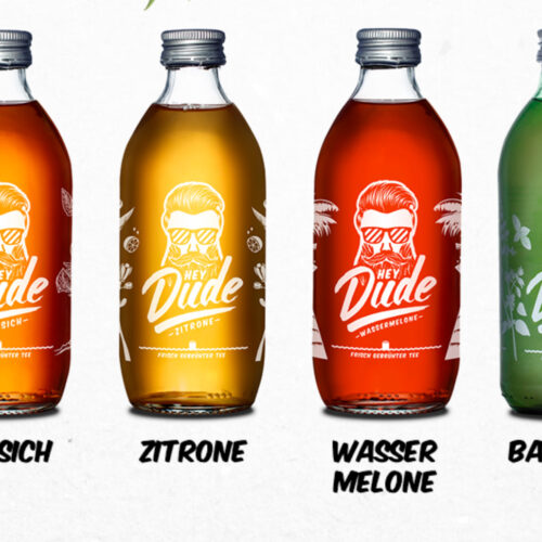 Kreation by markenkarma Automation by markenautomat Produktion by markenalarm Publikationen Jobs Toolbox Glossar Werbeagentur Was macht eine Werbeagentur? Eine Werbeagentur ist ein Dienstleistungsunternehmen, dessen Schwerpunkte die Beratung zu und die Planung von Werbekampagnen sowie deren Gestaltung und Umsetzung sind. Dazu gehören Aufgaben wie die Erkundung und Analyse des Marktes und des Bedarfs der Öffentlichkeit. Auf der Basis dieser Erkenntnisse entwickeln Werbeagenturen Strategien und Konzepte, die die Grundlage für das weitere Vorgehen bilden. Die optische wie inhaltliche Gestaltung von Werbemitteln fällt dabei ebenso in den Aufgabenbereich einer Werbeagentur wie die Organisation deren technischer Umsetzung durch spezialisierte Dienstleister und die Platzierung der Werbemittel. Das Spektrum der Werbemittel ist enorm breit und damit auch die Bandbreite der Spezialisten, die eine Werbeagentur steuern muss. Damit gliedert sich das Aufgabenspektrum einer Werbeagentur in Analyse, Strategie, Beratung, Kreation und Organisation. Die zum Einsatz kommenden Werbemittel können sowohl analog als auch digital sein, massenhaft produziert und ausgespielt werden oder aber Einzelanfertigungen sein. Die Werbeagentur fungiert dabei immer als Mittler zwischen ihrem Kunden, dem Anbieter eines Werbeträgers und der anvisierten Zielgruppe. Werbeagenturen können sich inhaltlich spezialisieren oder als Generalisten auftreten. Je nach Ausrichtung und Größe arbeiten in einer Werbeagentur Vertreter unterschiedlicher Berufe. Die Zugänge sind dabei vielfältig, da es nur wenige Ausbildungsberufe oder Studiengänge gibt, die explizit auf die Arbeit in einer Werbeagentur zugeschnitten sind. Grafiker oder Designer mit unterschiedlichen Spezialisierungen finden sich oft im Bereich der visuellen Kreation, im Textbereich arbeiten oft Geisteswissenschaftler, in der Beratung und in der Konzeption Menschen mit einem wirtschaftswissenschaftlichen Hintergrund. Letztendlich bieten aber viele Ausbildungen und Studiengänge die Möglichkeit eines Einstiegs in eine Werbeagentur – immer auch abhängig von den Tätigkeitsschwerpunkten der jeweiligen Agentur. Die einzelnen Leistungen einer Werbeagentur können auch von Spezialanbietern übernommen werden, etwa Marktforschung, Strategie- oder Markenberatung, Webdesign, Mediaplanung, Content-Marketing oder Produktion. zurück Drop us a line Frankfurt Cologne Trier +49 69 25 73 75 134 ​​​​​​​+49 221 93 72 97 815 ​​​​​​​+49 651 9363 0​​​​​​​ mut@markenmut.de Facebook LinkedIn Instagram X Youtube Thurn-und-Taxis-Platz 6 . 60313 Frankfurt Lindenallee 24 . 50968 Köln Herzogenbuscher Straße 14 . 54292 Trier © 2023 markenmut AG CO2 Neutral seit 2019 Datenschutz Impressum AGB Credential DE Credential EN Wir brauchen Ihre Zustimmung! Denn wir nutzen eine Kombination aus Cookies, Tracking durch Drittanbieter und Browser Fingerprinting, damit unsere Sites zuverlässig angezeigt werden und wir erfahren, wer sich bei uns für was interessiert und wem wir welche relevanten Inhalte und individuellen Angebote servieren dürfen. Wenn Sie „Akzeptieren“ sagen, sind Sie damit einverstanden und erlauben uns, diese Daten zu erheben und an unsere MarTech Partner weiterzugeben. Weitere Details und Optionen finden Sie in den „Einstellungen“. Sie können diese auch später jederzeit anpassen. Weitere Informationen zu unseren eingesetzten Marketing Technologien erhalten Sie in unserer Datenschutzerklärung aufgeführt Akzeptieren Einstellungen. werbeagentur stuttgart